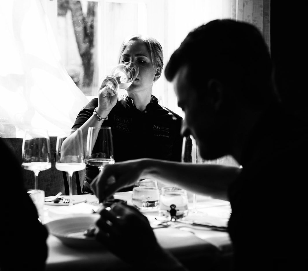 wein, weinsorte, rotwein, weißwein, roséwein, weingut, sommelier, sommellerie, weinprobe, weinverkostung, weinbewertung, weinwissen, weinbeschreibung, weincharakter, weinaromen, weinempfehlung, weinberatung, weintipp, weinpairing, foodpairing, weinbegleitung, wein und essen, wein zum fisch, wein zum steak, wein zu käse, wein zu pasta, wein zum dessert, weinmenü, fine dining, gastronomie, restaurantwein, haubenrestaurant, michelin, delice stuttgart, weinliste, weinkarte, weinauswahl, servicekultur, servicekunst, gastgeber, sommelierschule, sommelierschein, sommelierschulung, sensorik, weinsensorik, aromarad, geschmacksprofil, terroir, weinbau, weinrebe, rebsorte, weinberg, weinregion, herkunft, weinland, weinbaugebiet, deutschlandwein, italienwein, französischer wein, spanischer wein, österreichwein, schweizer wein, südafrika wein, kalifornien wein, napa valley, bordeaux, burgund, chianti, rioja, ribera del duero, moselwein, pfalzwein, rheingau, rheinhessen, frankenwein, badenwein, sachsenwein, saale-unstrut, elsasswein, piemontwein, barolo, barbaresco, brunello, amarone, valpolicella, prosecco, franciacorta, champagne, cremants, sekt, deutscher sekt, schaumwein, stillwein, natural wine, orange wine, biodynamischer wein, biowein, veganer wein, nachhaltiger wein, weinherstellung, kelterung, gärung, malolaktische gärung, ausbau, barrique, holzfass, edelstahltank, flaschenreife, dekantieren, karaffieren, weinservice, trinktemperatur, weinglas, zieher vision, zieher glass, burgunderglas, rieslingglas, universalglas, rotweinglas, weißweinglas, glasform, aromaentfaltung, glasempfehlung, weinlagerung, weinkeller, weinklimaschrank, weintemperierung, korken, schraubverschluss, naturkork, glasverschluss, korkfehler, oxidation, belüftung, sediment, depot, weinflecken, weinstein, weinfehler, schwefel, säure, restzucker, trocken, halbtrocken, feinherb, lieblich, süßwein, dessertwein, eiswein, beerenauslese, trockenbeerenauslese, spätlese, auslese, kabinett, pradikatswein, qualitätswein, tafelwein, landwein, weingesetz, appellation, docg, aoc, d.o., vdp, grosses gewächs, erste lage, weinbewertungssystem, parker punkte, falstaff punkte, vinum, wein plus, tasting note, verkostungsnotiz, farbe, bukett, duft, mundgefühl, struktur, körper, tannin, abgang, länge, komplexität, balance, mineralität, frucht, würze, florale noten, kräuter, vanille, toast, mokka, leder, erde, stein, graphite, salz, kalk, kirsche, pflaume, himbeere, brombeere, apfel, birne, zitrus, limette, grapefruit, ananas, mango, pfirsich, marille, honig, haselnuss, mandel, butter, karamell, rauch, pfeffer, balsamico, eukalyptus, menthol, kräuterwürze, kräuterduft, rosennote, veilchen, lavendel, wacholder, muskat, zimt, nelke, kumin, schokolade, kaffeebohne, toastbrot, hefe, brioche, kreide, mineralisch, floral, würzig, fruchtig, elegant, kräftig, rund, harmonisch, frisch, kühl, linear, lang, dicht, filigran, stoffig, samtig, cremig, lebendig, fein, komplex, tief, delikat, zart, salzig, kalkig, rauchig, reif, jugendlich, balanciert, animierend, expressiv, subtil, konzentriert, trinkreif, lagerfähig, jahrgang, jahrgangstiefe, jahrgangsvergleich, klimawandel, hitzejahrgang, weinqualität, erntezeitpunkt, handlese, selektion, weinlese, mostgewicht, oechsle, weinsäure, weinzucker, weinalkohol, alkoholgehalt, restzuckeranalyse, ph-wert, schwefelung, filtrierung, unfiltriert, weinbereitung, cuvée, reinsortig, assemblage, blend, fassprobe, bottling, degorgieren, dégorgement, dosage, brut, extra brut, sec, demi sec, doux, reserve, vintage, non vintage, jahrgangssekt, prestige cuvée, grand cru, premier cru, village, cru classé, estate, domaine, tenuta, bodega, château, weingutsführung, weinverkauf, weinhandlung, onlineweinhandel, weinshop, vinothek, weinmesse, weinevent, weinfestival, weingala, weinreise, weintourismus, tasting flight, masterclass, sommelierschule, weinakademie, weinseminar, sensoriktraining, degustation, blindverkostung, vergleichsprobe, horizontale verkostung, vertikale verkostung, weinbeschreibung schreiben, tasting note vorlage, aroma erkennen, wein bewerten, wein empfehlen, best wine germany, best sommeliers, deutscher sommelierverband, wset, court of master sommeliers, weinexperte, weinkritiker, weinjournalismus, weinblog, weinpodcast, weinmagazin, weinwissen online, gastrokultur, kulinarik, gourmet, fine dining szene, sterneküche, haubenküche, pairing idee, menübegleitung, amuse bouche, wein zum käse, wein zum dessert, aperitif, digestif, wein und sake, sakepairing, champagnerpairing, rosétrends, naturalwine trend, orange wine trend, zero dosage, low intervention, slow wine, nachhaltigkeit im weinbau, regenerative weinwirtschaft, biodynamik, demeter, ecovin, fair’n green, klimaneutraler wein, co2 bilanz wein, glas vs bag in box, wein innovation, alkoholfreier wein, entalkoholisierter wein, wein ohne alkohol, wein mit wenig alkohol, leichte weine, sommerwein, winterwein, festtagswein, weihnachtswein, osterwein, grillwein, terrassewein, picknickwein, aperitifwein, brunchwein, valentinstag wein, muttertag wein, geschenkwein, weingeschenk, firmengeschenk, personalisiertes etikett, flaschenetikett, etikettendesign, korkenzieher, sommeliermesser, dekantierkaraffe, weinausgießer, weinthermometer, flaschenverschluss, weinaccessoires, weinreinigung, glasreinigung, weinglaspolitur, weingläser kaufen, zieher gläser, zieher vision balance, zieher vision intense, zieher vision fresh, zieher vision straight, zieher vision graceful, zieher vision rich, zieher vision delicate, glastest, aromaentwicklung, gläservergleich, weinservice im restaurant, serviceprotokoll, mise en place wein, gastansprache, storytelling am tisch, weinphilosophie, emotion im service, gastzufriedenheit, feinsinn, wein und kultur, wein und kunst, wein und musik, wein und literatur, wein und reisen, weinregion italien, weinregion frankreich, weinregion deutschland, region stuttgart, wein aus württemberg, neckartal wein, remstal, heilbronner weinstraße, wein aus der pfalz, wein aus baden, wein aus franken, wein aus der mosel, rheingau riesling, pfälzer chardonnay, deutscher pinot noir, spätburgunder, grauburgunder, weissburgunder, silvaner, riesling, sauvignon blanc, muskateller, scheurebe, gewürztraminer, chardonnay, pinot blanc, pinot gris, pinot noir, nebbiolo, sangiovese, tempranillo, cabernet sauvignon, merlot, syrah, grenache, carignan, malbec, zinfandel, shiraz, touriga nacional, albariño, vermentino, verdejo, grüner veltliner, blaufränkisch, zweigelt, saint laurent, tannat, barbera, dolcetto, aglianico, nero d’avola, cortese, garganega, viognier, marsanne, roussanne, chenin blanc, rieslaner, muscadet, viura, clairette, semillon, weintrend, sommelierszene, weinkultur deutschland, europäische weinkultur, neue weinwelt, alte welt wein, moderne weininterpretation, weinphilosophie, serviceleidenschaft, gastgeberschaft, sinneswahrnehmung, geschmackstraining, feine aromatik, elegance im glas, balance im wein, weincharme, weinleidenschaft, genusskultur, lebensfreude, genussmoment, stilvoll trinken, wein erleben, wein entdecken, wein verstehen, wein teilen, wein genießen, wein erleben podcast, sommelier interview, evangelos pattas, delice restaurant, stuttgart fine dining, silvio nitzsche podcast, sommeliers erzählen, weinwissen teilen, deutsche sommellerie, weinleidenschaft deutschland, kultur des genusses, wein und leben, kunst des servierens, stille eleganz, wein als beziehung, genuss im glas, handwerk im service, achtsamkeit im wein, feine noten, große momente, leben mit wein, service und seele, wein als sprache, die kunst des pairings.