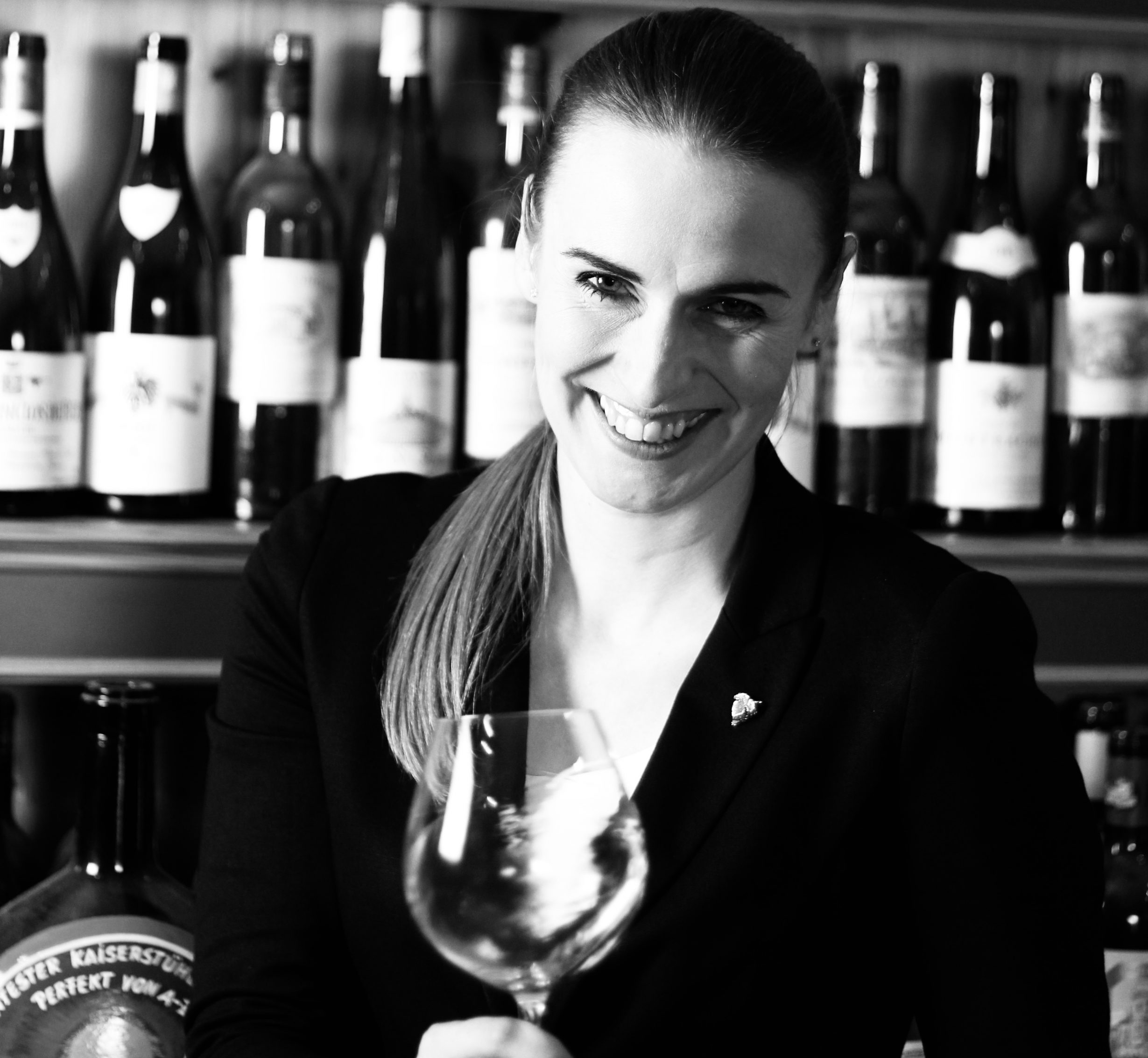 wein, weinsorte, rotwein, weißwein, roséwein, weingut, sommelier, sommellerie, weinprobe, weinverkostung, weinbewertung, weinwissen, weinbeschreibung, weincharakter, weinaromen, weinempfehlung, weinberatung, weintipp, weinpairing, foodpairing, weinbegleitung, wein und essen, wein zum fisch, wein zum steak, wein zu käse, wein zu pasta, wein zum dessert, weinmenü, fine dining, gastronomie, restaurantwein, haubenrestaurant, michelin, delice stuttgart, weinliste, weinkarte, weinauswahl, servicekultur, servicekunst, gastgeber, sommelierschule, sommelierschein, sommelierschulung, sensorik, weinsensorik, aromarad, geschmacksprofil, terroir, weinbau, weinrebe, rebsorte, weinberg, weinregion, herkunft, weinland, weinbaugebiet, deutschlandwein, italienwein, französischer wein, spanischer wein, österreichwein, schweizer wein, südafrika wein, kalifornien wein, napa valley, bordeaux, burgund, chianti, rioja, ribera del duero, moselwein, pfalzwein, rheingau, rheinhessen, frankenwein, badenwein, sachsenwein, saale-unstrut, elsasswein, piemontwein, barolo, barbaresco, brunello, amarone, valpolicella, prosecco, franciacorta, champagne, cremants, sekt, deutscher sekt, schaumwein, stillwein, natural wine, orange wine, biodynamischer wein, biowein, veganer wein, nachhaltiger wein, weinherstellung, kelterung, gärung, malolaktische gärung, ausbau, barrique, holzfass, edelstahltank, flaschenreife, dekantieren, karaffieren, weinservice, trinktemperatur, weinglas, zieher vision, zieher glass, burgunderglas, rieslingglas, universalglas, rotweinglas, weißweinglas, glasform, aromaentfaltung, glasempfehlung, weinlagerung, weinkeller, weinklimaschrank, weintemperierung, korken, schraubverschluss, naturkork, glasverschluss, korkfehler, oxidation, belüftung, sediment, depot, weinflecken, weinstein, weinfehler, schwefel, säure, restzucker, trocken, halbtrocken, feinherb, lieblich, süßwein, dessertwein, eiswein, beerenauslese, trockenbeerenauslese, spätlese, auslese, kabinett, pradikatswein, qualitätswein, tafelwein, landwein, weingesetz, appellation, docg, aoc, d.o., vdp, grosses gewächs, erste lage, weinbewertungssystem, parker punkte, falstaff punkte, vinum, wein plus, tasting note, verkostungsnotiz, farbe, bukett, duft, mundgefühl, struktur, körper, tannin, abgang, länge, komplexität, balance, mineralität, frucht, würze, florale noten, kräuter, vanille, toast, mokka, leder, erde, stein, graphite, salz, kalk, kirsche, pflaume, himbeere, brombeere, apfel, birne, zitrus, limette, grapefruit, ananas, mango, pfirsich, marille, honig, haselnuss, mandel, butter, karamell, rauch, pfeffer, balsamico, eukalyptus, menthol, kräuterwürze, kräuterduft, rosennote, veilchen, lavendel, wacholder, muskat, zimt, nelke, kumin, schokolade, kaffeebohne, toastbrot, hefe, brioche, kreide, mineralisch, floral, würzig, fruchtig, elegant, kräftig, rund, harmonisch, frisch, kühl, linear, lang, dicht, filigran, stoffig, samtig, cremig, lebendig, fein, komplex, tief, delikat, zart, salzig, kalkig, rauchig, reif, jugendlich, balanciert, animierend, expressiv, subtil, konzentriert, trinkreif, lagerfähig, jahrgang, jahrgangstiefe, jahrgangsvergleich, klimawandel, hitzejahrgang, weinqualität, erntezeitpunkt, handlese, selektion, weinlese, mostgewicht, oechsle, weinsäure, weinzucker, weinalkohol, alkoholgehalt, restzuckeranalyse, ph-wert, schwefelung, filtrierung, unfiltriert, weinbereitung, cuvée, reinsortig, assemblage, blend, fassprobe, bottling, degorgieren, dégorgement, dosage, brut, extra brut, sec, demi sec, doux, reserve, vintage, non vintage, jahrgangssekt, prestige cuvée, grand cru, premier cru, village, cru classé, estate, domaine, tenuta, bodega, château, weingutsführung, weinverkauf, weinhandlung, onlineweinhandel, weinshop, vinothek, weinmesse, weinevent, weinfestival, weingala, weinreise, weintourismus, tasting flight, masterclass, sommelierschule, weinakademie, weinseminar, sensoriktraining, degustation, blindverkostung, vergleichsprobe, horizontale verkostung, vertikale verkostung, weinbeschreibung schreiben, tasting note vorlage, aroma erkennen, wein bewerten, wein empfehlen, best wine germany, best sommeliers, deutscher sommelierverband, wset, court of master sommeliers, weinexperte, weinkritiker, weinjournalismus, weinblog, weinpodcast, weinmagazin, weinwissen online, gastrokultur, kulinarik, gourmet, fine dining szene, sterneküche, haubenküche, pairing idee, menübegleitung, amuse bouche, wein zum käse, wein zum dessert, aperitif, digestif, wein und sake, sakepairing, champagnerpairing, rosétrends, naturalwine trend, orange wine trend, zero dosage, low intervention, slow wine, nachhaltigkeit im weinbau, regenerative weinwirtschaft, biodynamik, demeter, ecovin, fair’n green, klimaneutraler wein, co2 bilanz wein, glas vs bag in box, wein innovation, alkoholfreier wein, entalkoholisierter wein, wein ohne alkohol, wein mit wenig alkohol, leichte weine, sommerwein, winterwein, festtagswein, weihnachtswein, osterwein, grillwein, terrassewein, picknickwein, aperitifwein, brunchwein, valentinstag wein, muttertag wein, geschenkwein, weingeschenk, firmengeschenk, personalisiertes etikett, flaschenetikett, etikettendesign, korkenzieher, sommeliermesser, dekantierkaraffe, weinausgießer, weinthermometer, flaschenverschluss, weinaccessoires, weinreinigung, glasreinigung, weinglaspolitur, weingläser kaufen, zieher gläser, zieher vision balance, zieher vision intense, zieher vision fresh, zieher vision straight, zieher vision graceful, zieher vision rich, zieher vision delicate, glastest, aromaentwicklung, gläservergleich, weinservice im restaurant, serviceprotokoll, mise en place wein, gastansprache, storytelling am tisch, weinphilosophie, emotion im service, gastzufriedenheit, feinsinn, wein und kultur, wein und kunst, wein und musik, wein und literatur, wein und reisen, weinregion italien, weinregion frankreich, weinregion deutschland, region stuttgart, wein aus württemberg, neckartal wein, remstal, heilbronner weinstraße, wein aus der pfalz, wein aus baden, wein aus franken, wein aus der mosel, rheingau riesling, pfälzer chardonnay, deutscher pinot noir, spätburgunder, grauburgunder, weissburgunder, silvaner, riesling, sauvignon blanc, muskateller, scheurebe, gewürztraminer, chardonnay, pinot blanc, pinot gris, pinot noir, nebbiolo, sangiovese, tempranillo, cabernet sauvignon, merlot, syrah, grenache, carignan, malbec, zinfandel, shiraz, touriga nacional, albariño, vermentino, verdejo, grüner veltliner, blaufränkisch, zweigelt, saint laurent, tannat, barbera, dolcetto, aglianico, nero d’avola, cortese, garganega, viognier, marsanne, roussanne, chenin blanc, rieslaner, muscadet, viura, clairette, semillon, weintrend, sommelierszene, weinkultur deutschland, europäische weinkultur, neue weinwelt, alte welt wein, moderne weininterpretation, weinphilosophie, serviceleidenschaft, gastgeberschaft, sinneswahrnehmung, geschmackstraining, feine aromatik, elegance im glas, balance im wein, weincharme, weinleidenschaft, genusskultur, lebensfreude, genussmoment, stilvoll trinken, wein erleben, wein entdecken, wein verstehen, wein teilen, wein genießen, wein erleben podcast, sommelier interview, evangelos pattas, delice restaurant, stuttgart fine dining, silvio nitzsche podcast, sommeliers erzählen, weinwissen teilen, deutsche sommellerie, weinleidenschaft deutschland, kultur des genusses, wein und leben, kunst des servierens, stille eleganz, wein als beziehung, genuss im glas, handwerk im service, achtsamkeit im wein, feine noten, große momente, leben mit wein, service und seele, wein als sprache, die kunst des pairings.