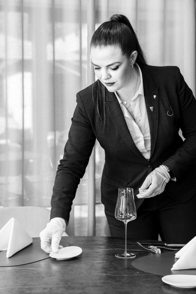 wein, weinsorte, rotwein, weißwein, roséwein, weingut, sommelier, sommellerie, weinprobe, weinverkostung, weinbewertung, weinwissen, weinbeschreibung, weincharakter, weinaromen, weinempfehlung, weinberatung, weintipp, weinpairing, foodpairing, weinbegleitung, wein und essen, wein zum fisch, wein zum steak, wein zu käse, wein zu pasta, wein zum dessert, weinmenü, fine dining, gastronomie, restaurantwein, haubenrestaurant, michelin, delice stuttgart, weinliste, weinkarte, weinauswahl, servicekultur, servicekunst, gastgeber, sommelierschule, sommelierschein, sommelierschulung, sensorik, weinsensorik, aromarad, geschmacksprofil, terroir, weinbau, weinrebe, rebsorte, weinberg, weinregion, herkunft, weinland, weinbaugebiet, deutschlandwein, italienwein, französischer wein, spanischer wein, österreichwein, schweizer wein, südafrika wein, kalifornien wein, napa valley, bordeaux, burgund, chianti, rioja, ribera del duero, moselwein, pfalzwein, rheingau, rheinhessen, frankenwein, badenwein, sachsenwein, saale-unstrut, elsasswein, piemontwein, barolo, barbaresco, brunello, amarone, valpolicella, prosecco, franciacorta, champagne, cremants, sekt, deutscher sekt, schaumwein, stillwein, natural wine, orange wine, biodynamischer wein, biowein, veganer wein, nachhaltiger wein, weinherstellung, kelterung, gärung, malolaktische gärung, ausbau, barrique, holzfass, edelstahltank, flaschenreife, dekantieren, karaffieren, weinservice, trinktemperatur, weinglas, zieher vision, zieher glass, burgunderglas, rieslingglas, universalglas, rotweinglas, weißweinglas, glasform, aromaentfaltung, glasempfehlung, weinlagerung, weinkeller, weinklimaschrank, weintemperierung, korken, schraubverschluss, naturkork, glasverschluss, korkfehler, oxidation, belüftung, sediment, depot, weinflecken, weinstein, weinfehler, schwefel, säure, restzucker, trocken, halbtrocken, feinherb, lieblich, süßwein, dessertwein, eiswein, beerenauslese, trockenbeerenauslese, spätlese, auslese, kabinett, pradikatswein, qualitätswein, tafelwein, landwein, weingesetz, appellation, docg, aoc, d.o., vdp, grosses gewächs, erste lage, weinbewertungssystem, parker punkte, falstaff punkte, vinum, wein plus, tasting note, verkostungsnotiz, farbe, bukett, duft, mundgefühl, struktur, körper, tannin, abgang, länge, komplexität, balance, mineralität, frucht, würze, florale noten, kräuter, vanille, toast, mokka, leder, erde, stein, graphite, salz, kalk, kirsche, pflaume, himbeere, brombeere, apfel, birne, zitrus, limette, grapefruit, ananas, mango, pfirsich, marille, honig, haselnuss, mandel, butter, karamell, rauch, pfeffer, balsamico, eukalyptus, menthol, kräuterwürze, kräuterduft, rosennote, veilchen, lavendel, wacholder, muskat, zimt, nelke, kumin, schokolade, kaffeebohne, toastbrot, hefe, brioche, kreide, mineralisch, floral, würzig, fruchtig, elegant, kräftig, rund, harmonisch, frisch, kühl, linear, lang, dicht, filigran, stoffig, samtig, cremig, lebendig, fein, komplex, tief, delikat, zart, salzig, kalkig, rauchig, reif, jugendlich, balanciert, animierend, expressiv, subtil, konzentriert, trinkreif, lagerfähig, jahrgang, jahrgangstiefe, jahrgangsvergleich, klimawandel, hitzejahrgang, weinqualität, erntezeitpunkt, handlese, selektion, weinlese, mostgewicht, oechsle, weinsäure, weinzucker, weinalkohol, alkoholgehalt, restzuckeranalyse, ph-wert, schwefelung, filtrierung, unfiltriert, weinbereitung, cuvée, reinsortig, assemblage, blend, fassprobe, bottling, degorgieren, dégorgement, dosage, brut, extra brut, sec, demi sec, doux, reserve, vintage, non vintage, jahrgangssekt, prestige cuvée, grand cru, premier cru, village, cru classé, estate, domaine, tenuta, bodega, château, weingutsführung, weinverkauf, weinhandlung, onlineweinhandel, weinshop, vinothek, weinmesse, weinevent, weinfestival, weingala, weinreise, weintourismus, tasting flight, masterclass, sommelierschule, weinakademie, weinseminar, sensoriktraining, degustation, blindverkostung, vergleichsprobe, horizontale verkostung, vertikale verkostung, weinbeschreibung schreiben, tasting note vorlage, aroma erkennen, wein bewerten, wein empfehlen, best wine germany, best sommeliers, deutscher sommelierverband, wset, court of master sommeliers, weinexperte, weinkritiker, weinjournalismus, weinblog, weinpodcast, weinmagazin, weinwissen online, gastrokultur, kulinarik, gourmet, fine dining szene, sterneküche, haubenküche, pairing idee, menübegleitung, amuse bouche, wein zum käse, wein zum dessert, aperitif, digestif, wein und sake, sakepairing, champagnerpairing, rosétrends, naturalwine trend, orange wine trend, zero dosage, low intervention, slow wine, nachhaltigkeit im weinbau, regenerative weinwirtschaft, biodynamik, demeter, ecovin, fair’n green, klimaneutraler wein, co2 bilanz wein, glas vs bag in box, wein innovation, alkoholfreier wein, entalkoholisierter wein, wein ohne alkohol, wein mit wenig alkohol, leichte weine, sommerwein, winterwein, festtagswein, weihnachtswein, osterwein, grillwein, terrassewein, picknickwein, aperitifwein, brunchwein, valentinstag wein, muttertag wein, geschenkwein, weingeschenk, firmengeschenk, personalisiertes etikett, flaschenetikett, etikettendesign, korkenzieher, sommeliermesser, dekantierkaraffe, weinausgießer, weinthermometer, flaschenverschluss, weinaccessoires, weinreinigung, glasreinigung, weinglaspolitur, weingläser kaufen, zieher gläser, zieher vision balance, zieher vision intense, zieher vision fresh, zieher vision straight, zieher vision graceful, zieher vision rich, zieher vision delicate, glastest, aromaentwicklung, gläservergleich, weinservice im restaurant, serviceprotokoll, mise en place wein, gastansprache, storytelling am tisch, weinphilosophie, emotion im service, gastzufriedenheit, feinsinn, wein und kultur, wein und kunst, wein und musik, wein und literatur, wein und reisen, weinregion italien, weinregion frankreich, weinregion deutschland, region stuttgart, wein aus württemberg, neckartal wein, remstal, heilbronner weinstraße, wein aus der pfalz, wein aus baden, wein aus franken, wein aus der mosel, rheingau riesling, pfälzer chardonnay, deutscher pinot noir, spätburgunder, grauburgunder, weissburgunder, silvaner, riesling, sauvignon blanc, muskateller, scheurebe, gewürztraminer, chardonnay, pinot blanc, pinot gris, pinot noir, nebbiolo, sangiovese, tempranillo, cabernet sauvignon, merlot, syrah, grenache, carignan, malbec, zinfandel, shiraz, touriga nacional, albariño, vermentino, verdejo, grüner veltliner, blaufränkisch, zweigelt, saint laurent, tannat, barbera, dolcetto, aglianico, nero d’avola, cortese, garganega, viognier, marsanne, roussanne, chenin blanc, rieslaner, muscadet, viura, clairette, semillon, weintrend, sommelierszene, weinkultur deutschland, europäische weinkultur, neue weinwelt, alte welt wein, moderne weininterpretation, weinphilosophie, serviceleidenschaft, gastgeberschaft, sinneswahrnehmung, geschmackstraining, feine aromatik, elegance im glas, balance im wein, weincharme, weinleidenschaft, genusskultur, lebensfreude, genussmoment, stilvoll trinken, wein erleben, wein entdecken, wein verstehen, wein teilen, wein genießen, wein erleben podcast, sommelier interview, evangelos pattas, delice restaurant, stuttgart fine dining, silvio nitzsche podcast, sommeliers erzählen, weinwissen teilen, deutsche sommellerie, weinleidenschaft deutschland, kultur des genusses, wein und leben, kunst des servierens, stille eleganz, wein als beziehung, genuss im glas, handwerk im service, achtsamkeit im wein, feine noten, große momente, leben mit wein, service und seele, wein als sprache, die kunst des pairings.