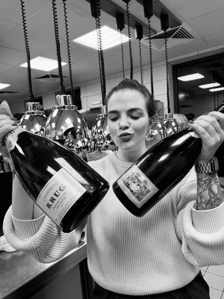 wein, weinsorte, rotwein, weißwein, roséwein, weingut, sommelier, sommellerie, weinprobe, weinverkostung, weinbewertung, weinwissen, weinbeschreibung, weincharakter, weinaromen, weinempfehlung, weinberatung, weintipp, weinpairing, foodpairing, weinbegleitung, wein und essen, wein zum fisch, wein zum steak, wein zu käse, wein zu pasta, wein zum dessert, weinmenü, fine dining, gastronomie, restaurantwein, haubenrestaurant, michelin, delice stuttgart, weinliste, weinkarte, weinauswahl, servicekultur, servicekunst, gastgeber, sommelierschule, sommelierschein, sommelierschulung, sensorik, weinsensorik, aromarad, geschmacksprofil, terroir, weinbau, weinrebe, rebsorte, weinberg, weinregion, herkunft, weinland, weinbaugebiet, deutschlandwein, italienwein, französischer wein, spanischer wein, österreichwein, schweizer wein, südafrika wein, kalifornien wein, napa valley, bordeaux, burgund, chianti, rioja, ribera del duero, moselwein, pfalzwein, rheingau, rheinhessen, frankenwein, badenwein, sachsenwein, saale-unstrut, elsasswein, piemontwein, barolo, barbaresco, brunello, amarone, valpolicella, prosecco, franciacorta, champagne, cremants, sekt, deutscher sekt, schaumwein, stillwein, natural wine, orange wine, biodynamischer wein, biowein, veganer wein, nachhaltiger wein, weinherstellung, kelterung, gärung, malolaktische gärung, ausbau, barrique, holzfass, edelstahltank, flaschenreife, dekantieren, karaffieren, weinservice, trinktemperatur, weinglas, zieher vision, zieher glass, burgunderglas, rieslingglas, universalglas, rotweinglas, weißweinglas, glasform, aromaentfaltung, glasempfehlung, weinlagerung, weinkeller, weinklimaschrank, weintemperierung, korken, schraubverschluss, naturkork, glasverschluss, korkfehler, oxidation, belüftung, sediment, depot, weinflecken, weinstein, weinfehler, schwefel, säure, restzucker, trocken, halbtrocken, feinherb, lieblich, süßwein, dessertwein, eiswein, beerenauslese, trockenbeerenauslese, spätlese, auslese, kabinett, pradikatswein, qualitätswein, tafelwein, landwein, weingesetz, appellation, docg, aoc, d.o., vdp, grosses gewächs, erste lage, weinbewertungssystem, parker punkte, falstaff punkte, vinum, wein plus, tasting note, verkostungsnotiz, farbe, bukett, duft, mundgefühl, struktur, körper, tannin, abgang, länge, komplexität, balance, mineralität, frucht, würze, florale noten, kräuter, vanille, toast, mokka, leder, erde, stein, graphite, salz, kalk, kirsche, pflaume, himbeere, brombeere, apfel, birne, zitrus, limette, grapefruit, ananas, mango, pfirsich, marille, honig, haselnuss, mandel, butter, karamell, rauch, pfeffer, balsamico, eukalyptus, menthol, kräuterwürze, kräuterduft, rosennote, veilchen, lavendel, wacholder, muskat, zimt, nelke, kumin, schokolade, kaffeebohne, toastbrot, hefe, brioche, kreide, mineralisch, floral, würzig, fruchtig, elegant, kräftig, rund, harmonisch, frisch, kühl, linear, lang, dicht, filigran, stoffig, samtig, cremig, lebendig, fein, komplex, tief, delikat, zart, salzig, kalkig, rauchig, reif, jugendlich, balanciert, animierend, expressiv, subtil, konzentriert, trinkreif, lagerfähig, jahrgang, jahrgangstiefe, jahrgangsvergleich, klimawandel, hitzejahrgang, weinqualität, erntezeitpunkt, handlese, selektion, weinlese, mostgewicht, oechsle, weinsäure, weinzucker, weinalkohol, alkoholgehalt, restzuckeranalyse, ph-wert, schwefelung, filtrierung, unfiltriert, weinbereitung, cuvée, reinsortig, assemblage, blend, fassprobe, bottling, degorgieren, dégorgement, dosage, brut, extra brut, sec, demi sec, doux, reserve, vintage, non vintage, jahrgangssekt, prestige cuvée, grand cru, premier cru, village, cru classé, estate, domaine, tenuta, bodega, château, weingutsführung, weinverkauf, weinhandlung, onlineweinhandel, weinshop, vinothek, weinmesse, weinevent, weinfestival, weingala, weinreise, weintourismus, tasting flight, masterclass, sommelierschule, weinakademie, weinseminar, sensoriktraining, degustation, blindverkostung, vergleichsprobe, horizontale verkostung, vertikale verkostung, weinbeschreibung schreiben, tasting note vorlage, aroma erkennen, wein bewerten, wein empfehlen, best wine germany, best sommeliers, deutscher sommelierverband, wset, court of master sommeliers, weinexperte, weinkritiker, weinjournalismus, weinblog, weinpodcast, weinmagazin, weinwissen online, gastrokultur, kulinarik, gourmet, fine dining szene, sterneküche, haubenküche, pairing idee, menübegleitung, amuse bouche, wein zum käse, wein zum dessert, aperitif, digestif, wein und sake, sakepairing, champagnerpairing, rosétrends, naturalwine trend, orange wine trend, zero dosage, low intervention, slow wine, nachhaltigkeit im weinbau, regenerative weinwirtschaft, biodynamik, demeter, ecovin, fair’n green, klimaneutraler wein, co2 bilanz wein, glas vs bag in box, wein innovation, alkoholfreier wein, entalkoholisierter wein, wein ohne alkohol, wein mit wenig alkohol, leichte weine, sommerwein, winterwein, festtagswein, weihnachtswein, osterwein, grillwein, terrassewein, picknickwein, aperitifwein, brunchwein, valentinstag wein, muttertag wein, geschenkwein, weingeschenk, firmengeschenk, personalisiertes etikett, flaschenetikett, etikettendesign, korkenzieher, sommeliermesser, dekantierkaraffe, weinausgießer, weinthermometer, flaschenverschluss, weinaccessoires, weinreinigung, glasreinigung, weinglaspolitur, weingläser kaufen, zieher gläser, zieher vision balance, zieher vision intense, zieher vision fresh, zieher vision straight, zieher vision graceful, zieher vision rich, zieher vision delicate, glastest, aromaentwicklung, gläservergleich, weinservice im restaurant, serviceprotokoll, mise en place wein, gastansprache, storytelling am tisch, weinphilosophie, emotion im service, gastzufriedenheit, feinsinn, wein und kultur, wein und kunst, wein und musik, wein und literatur, wein und reisen, weinregion italien, weinregion frankreich, weinregion deutschland, region stuttgart, wein aus württemberg, neckartal wein, remstal, heilbronner weinstraße, wein aus der pfalz, wein aus baden, wein aus franken, wein aus der mosel, rheingau riesling, pfälzer chardonnay, deutscher pinot noir, spätburgunder, grauburgunder, weissburgunder, silvaner, riesling, sauvignon blanc, muskateller, scheurebe, gewürztraminer, chardonnay, pinot blanc, pinot gris, pinot noir, nebbiolo, sangiovese, tempranillo, cabernet sauvignon, merlot, syrah, grenache, carignan, malbec, zinfandel, shiraz, touriga nacional, albariño, vermentino, verdejo, grüner veltliner, blaufränkisch, zweigelt, saint laurent, tannat, barbera, dolcetto, aglianico, nero d’avola, cortese, garganega, viognier, marsanne, roussanne, chenin blanc, rieslaner, muscadet, viura, clairette, semillon, weintrend, sommelierszene, weinkultur deutschland, europäische weinkultur, neue weinwelt, alte welt wein, moderne weininterpretation, weinphilosophie, serviceleidenschaft, gastgeberschaft, sinneswahrnehmung, geschmackstraining, feine aromatik, elegance im glas, balance im wein, weincharme, weinleidenschaft, genusskultur, lebensfreude, genussmoment, stilvoll trinken, wein erleben, wein entdecken, wein verstehen, wein teilen, wein genießen, wein erleben podcast, sommelier interview, evangelos pattas, delice restaurant, stuttgart fine dining, silvio nitzsche podcast, sommeliers erzählen, weinwissen teilen, deutsche sommellerie, weinleidenschaft deutschland, kultur des genusses, wein und leben, kunst des servierens, stille eleganz, wein als beziehung, genuss im glas, handwerk im service, achtsamkeit im wein, feine noten, große momente, leben mit wein, service und seele, wein als sprache, die kunst des pairings.