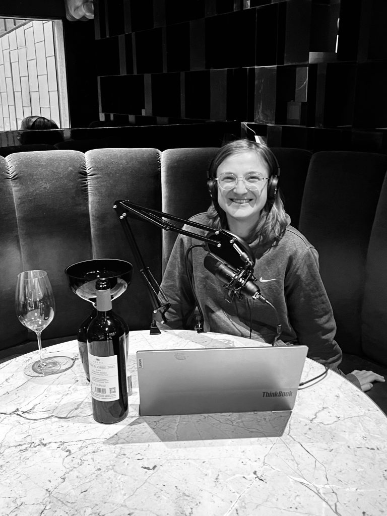 wein, weinsorte, rotwein, weißwein, roséwein, weingut, sommelier, sommellerie, weinprobe, weinverkostung, weinbewertung, weinwissen, weinbeschreibung, weincharakter, weinaromen, weinempfehlung, weinberatung, weintipp, weinpairing, foodpairing, weinbegleitung, wein und essen, wein zum fisch, wein zum steak, wein zu käse, wein zu pasta, wein zum dessert, weinmenü, fine dining, gastronomie, restaurantwein, haubenrestaurant, michelin, delice stuttgart, weinliste, weinkarte, weinauswahl, servicekultur, servicekunst, gastgeber, sommelierschule, sommelierschein, sommelierschulung, sensorik, weinsensorik, aromarad, geschmacksprofil, terroir, weinbau, weinrebe, rebsorte, weinberg, weinregion, herkunft, weinland, weinbaugebiet, deutschlandwein, italienwein, französischer wein, spanischer wein, österreichwein, schweizer wein, südafrika wein, kalifornien wein, napa valley, bordeaux, burgund, chianti, rioja, ribera del duero, moselwein, pfalzwein, rheingau, rheinhessen, frankenwein, badenwein, sachsenwein, saale-unstrut, elsasswein, piemontwein, barolo, barbaresco, brunello, amarone, valpolicella, prosecco, franciacorta, champagne, cremants, sekt, deutscher sekt, schaumwein, stillwein, natural wine, orange wine, biodynamischer wein, biowein, veganer wein, nachhaltiger wein, weinherstellung, kelterung, gärung, malolaktische gärung, ausbau, barrique, holzfass, edelstahltank, flaschenreife, dekantieren, karaffieren, weinservice, trinktemperatur, weinglas, zieher vision, zieher glass, burgunderglas, rieslingglas, universalglas, rotweinglas, weißweinglas, glasform, aromaentfaltung, glasempfehlung, weinlagerung, weinkeller, weinklimaschrank, weintemperierung, korken, schraubverschluss, naturkork, glasverschluss, korkfehler, oxidation, belüftung, sediment, depot, weinflecken, weinstein, weinfehler, schwefel, säure, restzucker, trocken, halbtrocken, feinherb, lieblich, süßwein, dessertwein, eiswein, beerenauslese, trockenbeerenauslese, spätlese, auslese, kabinett, pradikatswein, qualitätswein, tafelwein, landwein, weingesetz, appellation, docg, aoc, d.o., vdp, grosses gewächs, erste lage, weinbewertungssystem, parker punkte, falstaff punkte, vinum, wein plus, tasting note, verkostungsnotiz, farbe, bukett, duft, mundgefühl, struktur, körper, tannin, abgang, länge, komplexität, balance, mineralität, frucht, würze, florale noten, kräuter, vanille, toast, mokka, leder, erde, stein, graphite, salz, kalk, kirsche, pflaume, himbeere, brombeere, apfel, birne, zitrus, limette, grapefruit, ananas, mango, pfirsich, marille, honig, haselnuss, mandel, butter, karamell, rauch, pfeffer, balsamico, eukalyptus, menthol, kräuterwürze, kräuterduft, rosennote, veilchen, lavendel, wacholder, muskat, zimt, nelke, kumin, schokolade, kaffeebohne, toastbrot, hefe, brioche, kreide, mineralisch, floral, würzig, fruchtig, elegant, kräftig, rund, harmonisch, frisch, kühl, linear, lang, dicht, filigran, stoffig, samtig, cremig, lebendig, fein, komplex, tief, delikat, zart, salzig, kalkig, rauchig, reif, jugendlich, balanciert, animierend, expressiv, subtil, konzentriert, trinkreif, lagerfähig, jahrgang, jahrgangstiefe, jahrgangsvergleich, klimawandel, hitzejahrgang, weinqualität, erntezeitpunkt, handlese, selektion, weinlese, mostgewicht, oechsle, weinsäure, weinzucker, weinalkohol, alkoholgehalt, restzuckeranalyse, ph-wert, schwefelung, filtrierung, unfiltriert, weinbereitung, cuvée, reinsortig, assemblage, blend, fassprobe, bottling, degorgieren, dégorgement, dosage, brut, extra brut, sec, demi sec, doux, reserve, vintage, non vintage, jahrgangssekt, prestige cuvée, grand cru, premier cru, village, cru classé, estate, domaine, tenuta, bodega, château, weingutsführung, weinverkauf, weinhandlung, onlineweinhandel, weinshop, vinothek, weinmesse, weinevent, weinfestival, weingala, weinreise, weintourismus, tasting flight, masterclass, sommelierschule, weinakademie, weinseminar, sensoriktraining, degustation, blindverkostung, vergleichsprobe, horizontale verkostung, vertikale verkostung, weinbeschreibung schreiben, tasting note vorlage, aroma erkennen, wein bewerten, wein empfehlen, best wine germany, best sommeliers, deutscher sommelierverband, wset, court of master sommeliers, weinexperte, weinkritiker, weinjournalismus, weinblog, weinpodcast, weinmagazin, weinwissen online, gastrokultur, kulinarik, gourmet, fine dining szene, sterneküche, haubenküche, pairing idee, menübegleitung, amuse bouche, wein zum käse, wein zum dessert, aperitif, digestif, wein und sake, sakepairing, champagnerpairing, rosétrends, naturalwine trend, orange wine trend, zero dosage, low intervention, slow wine, nachhaltigkeit im weinbau, regenerative weinwirtschaft, biodynamik, demeter, ecovin, fair’n green, klimaneutraler wein, co2 bilanz wein, glas vs bag in box, wein innovation, alkoholfreier wein, entalkoholisierter wein, wein ohne alkohol, wein mit wenig alkohol, leichte weine, sommerwein, winterwein, festtagswein, weihnachtswein, osterwein, grillwein, terrassewein, picknickwein, aperitifwein, brunchwein, valentinstag wein, muttertag wein, geschenkwein, weingeschenk, firmengeschenk, personalisiertes etikett, flaschenetikett, etikettendesign, korkenzieher, sommeliermesser, dekantierkaraffe, weinausgießer, weinthermometer, flaschenverschluss, weinaccessoires, weinreinigung, glasreinigung, weinglaspolitur, weingläser kaufen, zieher gläser, zieher vision balance, zieher vision intense, zieher vision fresh, zieher vision straight, zieher vision graceful, zieher vision rich, zieher vision delicate, glastest, aromaentwicklung, gläservergleich, weinservice im restaurant, serviceprotokoll, mise en place wein, gastansprache, storytelling am tisch, weinphilosophie, emotion im service, gastzufriedenheit, feinsinn, wein und kultur, wein und kunst, wein und musik, wein und literatur, wein und reisen, weinregion italien, weinregion frankreich, weinregion deutschland, region stuttgart, wein aus württemberg, neckartal wein, remstal, heilbronner weinstraße, wein aus der pfalz, wein aus baden, wein aus franken, wein aus der mosel, rheingau riesling, pfälzer chardonnay, deutscher pinot noir, spätburgunder, grauburgunder, weissburgunder, silvaner, riesling, sauvignon blanc, muskateller, scheurebe, gewürztraminer, chardonnay, pinot blanc, pinot gris, pinot noir, nebbiolo, sangiovese, tempranillo, cabernet sauvignon, merlot, syrah, grenache, carignan, malbec, zinfandel, shiraz, touriga nacional, albariño, vermentino, verdejo, grüner veltliner, blaufränkisch, zweigelt, saint laurent, tannat, barbera, dolcetto, aglianico, nero d’avola, cortese, garganega, viognier, marsanne, roussanne, chenin blanc, rieslaner, muscadet, viura, clairette, semillon, weintrend, sommelierszene, weinkultur deutschland, europäische weinkultur, neue weinwelt, alte welt wein, moderne weininterpretation, weinphilosophie, serviceleidenschaft, gastgeberschaft, sinneswahrnehmung, geschmackstraining, feine aromatik, elegance im glas, balance im wein, weincharme, weinleidenschaft, genusskultur, lebensfreude, genussmoment, stilvoll trinken, wein erleben, wein entdecken, wein verstehen, wein teilen, wein genießen, wein erleben podcast, sommelier interview, evangelos pattas, delice restaurant, stuttgart fine dining, silvio nitzsche podcast, sommeliers erzählen, weinwissen teilen, deutsche sommellerie, weinleidenschaft deutschland, kultur des genusses, wein und leben, kunst des servierens, stille eleganz, wein als beziehung, genuss im glas, handwerk im service, achtsamkeit im wein, feine noten, große momente, leben mit wein, service und seele, wein als sprache, die kunst des pairings.