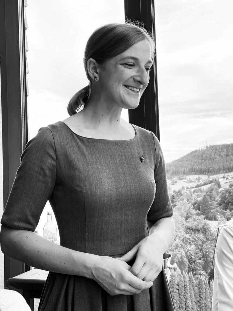 Kein Sommelier kann sich von seiner Begeisterung über Säure, Mineralität, Herkunft und Klarheit lösen.
Sommeliers suchen oft bei ihren Weinen die Authentizität und die Klarheit. Konsumenten suchen dann doch eher die Komfortzonen.
Im À-la-carte-Restaurant werden zwangsläufig viel mehr Flaschen als Weinbegleitungen getrunken.
Wenn man sein Ego ein wenig zurücknimmt und offen ist für neue Ideen, dann kann eine Doppelspitze sehr, sehr gut laufen. Ein Sommelier zeigt seine Qualität wirklich erst am Gast.
Ein guter Sommelier definiert sich über seine Kommunikation und natürlich auch darüber, wie er mit den Flaschen umgeht.
Bei der Auswahl für eine größere Gruppe gelten ganz andere Kriterien.
Ein Sommelier muss sich selbst finanzieren und ist maßgeblich für die Profitabilität des Unternehmens mitverantwortlich.
Servicezeit ist Gastzeit.
Das Wichtigste ist immer, dem Gast das Gefühl der Zeitlosigkeit zu geben.
Wein braucht nicht zu viel Show.
Grundsätzlich wird oft zu schnell karaffiert, und nicht selten nimmt man dem Gast damit viel Erlebnis.
Das Wichtigste ist der persönliche Service.
Es ist sehr selten geworden, dass man in ein Restaurant geht, in dem 19 Tische bespielt werden und nicht Schema F gefahren wird.
Es ist gut, beim Service mit Standards zu beginnen, wenn man den Gast nicht kennt, aber im Laufe des Besuches sollte man seinen Service immer individueller an den Gast anpassen.
Man sollte beim Service Individualität immer weit über Dogmatik stellen.
Flexibilität ist im Service enorm wichtig.
Gute Küche kann einen schlechten Service nicht rausreißen, aber ein guter Service kann bei einem Küchen-Fauxpas helfen.
Die Weinkarte, die Weinauswahl kann ein gutes Fundament für ein Restaurant sein und auch den Stil prägen, aber das, was den Gast dann wirklich hält, ist ein guter Service.
Als Sommelier verbringt man mehr Zeit im Restaurant als im eigenen Wohnzimmer, daher ist es enorm wichtig, dass die Grundphilosophie des Hauses zu einem persönlich passt.
Es muss sich jeder Mitarbeiter in einem Restaurant wohl, sicher und souverän fühlen.