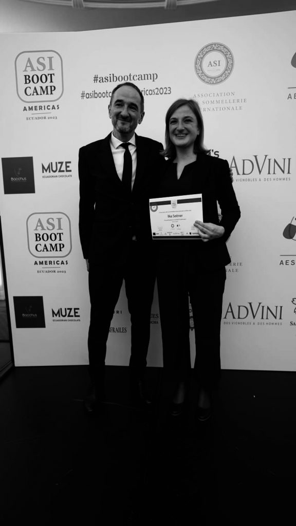 wein, weinsorte, rotwein, weißwein, roséwein, weingut, sommelier, sommellerie, weinprobe, weinverkostung, weinbewertung, weinwissen, weinbeschreibung, weincharakter, weinaromen, weinempfehlung, weinberatung, weintipp, weinpairing, foodpairing, weinbegleitung, wein und essen, wein zum fisch, wein zum steak, wein zu käse, wein zu pasta, wein zum dessert, weinmenü, fine dining, gastronomie, restaurantwein, haubenrestaurant, michelin, delice stuttgart, weinliste, weinkarte, weinauswahl, servicekultur, servicekunst, gastgeber, sommelierschule, sommelierschein, sommelierschulung, sensorik, weinsensorik, aromarad, geschmacksprofil, terroir, weinbau, weinrebe, rebsorte, weinberg, weinregion, herkunft, weinland, weinbaugebiet, deutschlandwein, italienwein, französischer wein, spanischer wein, österreichwein, schweizer wein, südafrika wein, kalifornien wein, napa valley, bordeaux, burgund, chianti, rioja, ribera del duero, moselwein, pfalzwein, rheingau, rheinhessen, frankenwein, badenwein, sachsenwein, saale-unstrut, elsasswein, piemontwein, barolo, barbaresco, brunello, amarone, valpolicella, prosecco, franciacorta, champagne, cremants, sekt, deutscher sekt, schaumwein, stillwein, natural wine, orange wine, biodynamischer wein, biowein, veganer wein, nachhaltiger wein, weinherstellung, kelterung, gärung, malolaktische gärung, ausbau, barrique, holzfass, edelstahltank, flaschenreife, dekantieren, karaffieren, weinservice, trinktemperatur, weinglas, zieher vision, zieher glass, burgunderglas, rieslingglas, universalglas, rotweinglas, weißweinglas, glasform, aromaentfaltung, glasempfehlung, weinlagerung, weinkeller, weinklimaschrank, weintemperierung, korken, schraubverschluss, naturkork, glasverschluss, korkfehler, oxidation, belüftung, sediment, depot, weinflecken, weinstein, weinfehler, schwefel, säure, restzucker, trocken, halbtrocken, feinherb, lieblich, süßwein, dessertwein, eiswein, beerenauslese, trockenbeerenauslese, spätlese, auslese, kabinett, pradikatswein, qualitätswein, tafelwein, landwein, weingesetz, appellation, docg, aoc, d.o., vdp, grosses gewächs, erste lage, weinbewertungssystem, parker punkte, falstaff punkte, vinum, wein plus, tasting note, verkostungsnotiz, farbe, bukett, duft, mundgefühl, struktur, körper, tannin, abgang, länge, komplexität, balance, mineralität, frucht, würze, florale noten, kräuter, vanille, toast, mokka, leder, erde, stein, graphite, salz, kalk, kirsche, pflaume, himbeere, brombeere, apfel, birne, zitrus, limette, grapefruit, ananas, mango, pfirsich, marille, honig, haselnuss, mandel, butter, karamell, rauch, pfeffer, balsamico, eukalyptus, menthol, kräuterwürze, kräuterduft, rosennote, veilchen, lavendel, wacholder, muskat, zimt, nelke, kumin, schokolade, kaffeebohne, toastbrot, hefe, brioche, kreide, mineralisch, floral, würzig, fruchtig, elegant, kräftig, rund, harmonisch, frisch, kühl, linear, lang, dicht, filigran, stoffig, samtig, cremig, lebendig, fein, komplex, tief, delikat, zart, salzig, kalkig, rauchig, reif, jugendlich, balanciert, animierend, expressiv, subtil, konzentriert, trinkreif, lagerfähig, jahrgang, jahrgangstiefe, jahrgangsvergleich, klimawandel, hitzejahrgang, weinqualität, erntezeitpunkt, handlese, selektion, weinlese, mostgewicht, oechsle, weinsäure, weinzucker, weinalkohol, alkoholgehalt, restzuckeranalyse, ph-wert, schwefelung, filtrierung, unfiltriert, weinbereitung, cuvée, reinsortig, assemblage, blend, fassprobe, bottling, degorgieren, dégorgement, dosage, brut, extra brut, sec, demi sec, doux, reserve, vintage, non vintage, jahrgangssekt, prestige cuvée, grand cru, premier cru, village, cru classé, estate, domaine, tenuta, bodega, château, weingutsführung, weinverkauf, weinhandlung, onlineweinhandel, weinshop, vinothek, weinmesse, weinevent, weinfestival, weingala, weinreise, weintourismus, tasting flight, masterclass, sommelierschule, weinakademie, weinseminar, sensoriktraining, degustation, blindverkostung, vergleichsprobe, horizontale verkostung, vertikale verkostung, weinbeschreibung schreiben, tasting note vorlage, aroma erkennen, wein bewerten, wein empfehlen, best wine germany, best sommeliers, deutscher sommelierverband, wset, court of master sommeliers, weinexperte, weinkritiker, weinjournalismus, weinblog, weinpodcast, weinmagazin, weinwissen online, gastrokultur, kulinarik, gourmet, fine dining szene, sterneküche, haubenküche, pairing idee, menübegleitung, amuse bouche, wein zum käse, wein zum dessert, aperitif, digestif, wein und sake, sakepairing, champagnerpairing, rosétrends, naturalwine trend, orange wine trend, zero dosage, low intervention, slow wine, nachhaltigkeit im weinbau, regenerative weinwirtschaft, biodynamik, demeter, ecovin, fair’n green, klimaneutraler wein, co2 bilanz wein, glas vs bag in box, wein innovation, alkoholfreier wein, entalkoholisierter wein, wein ohne alkohol, wein mit wenig alkohol, leichte weine, sommerwein, winterwein, festtagswein, weihnachtswein, osterwein, grillwein, terrassewein, picknickwein, aperitifwein, brunchwein, valentinstag wein, muttertag wein, geschenkwein, weingeschenk, firmengeschenk, personalisiertes etikett, flaschenetikett, etikettendesign, korkenzieher, sommeliermesser, dekantierkaraffe, weinausgießer, weinthermometer, flaschenverschluss, weinaccessoires, weinreinigung, glasreinigung, weinglaspolitur, weingläser kaufen, zieher gläser, zieher vision balance, zieher vision intense, zieher vision fresh, zieher vision straight, zieher vision graceful, zieher vision rich, zieher vision delicate, glastest, aromaentwicklung, gläservergleich, weinservice im restaurant, serviceprotokoll, mise en place wein, gastansprache, storytelling am tisch, weinphilosophie, emotion im service, gastzufriedenheit, feinsinn, wein und kultur, wein und kunst, wein und musik, wein und literatur, wein und reisen, weinregion italien, weinregion frankreich, weinregion deutschland, region stuttgart, wein aus württemberg, neckartal wein, remstal, heilbronner weinstraße, wein aus der pfalz, wein aus baden, wein aus franken, wein aus der mosel, rheingau riesling, pfälzer chardonnay, deutscher pinot noir, spätburgunder, grauburgunder, weissburgunder, silvaner, riesling, sauvignon blanc, muskateller, scheurebe, gewürztraminer, chardonnay, pinot blanc, pinot gris, pinot noir, nebbiolo, sangiovese, tempranillo, cabernet sauvignon, merlot, syrah, grenache, carignan, malbec, zinfandel, shiraz, touriga nacional, albariño, vermentino, verdejo, grüner veltliner, blaufränkisch, zweigelt, saint laurent, tannat, barbera, dolcetto, aglianico, nero d’avola, cortese, garganega, viognier, marsanne, roussanne, chenin blanc, rieslaner, muscadet, viura, clairette, semillon, weintrend, sommelierszene, weinkultur deutschland, europäische weinkultur, neue weinwelt, alte welt wein, moderne weininterpretation, weinphilosophie, serviceleidenschaft, gastgeberschaft, sinneswahrnehmung, geschmackstraining, feine aromatik, elegance im glas, balance im wein, weincharme, weinleidenschaft, genusskultur, lebensfreude, genussmoment, stilvoll trinken, wein erleben, wein entdecken, wein verstehen, wein teilen, wein genießen, wein erleben podcast, sommelier interview, evangelos pattas, delice restaurant, stuttgart fine dining, silvio nitzsche podcast, sommeliers erzählen, weinwissen teilen, deutsche sommellerie, weinleidenschaft deutschland, kultur des genusses, wein und leben, kunst des servierens, stille eleganz, wein als beziehung, genuss im glas, handwerk im service, achtsamkeit im wein, feine noten, große momente, leben mit wein, service und seele, wein als sprache, die kunst des pairings.