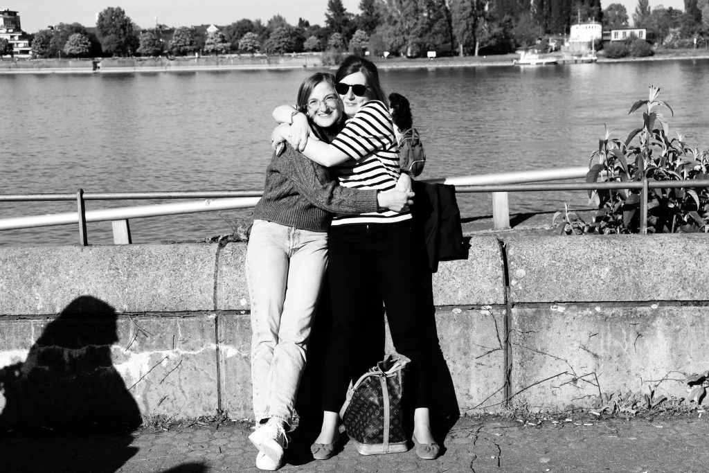 Kein Sommelier kann sich von seiner Begeisterung über Säure, Mineralität, Herkunft und Klarheit lösen. Sommeliers suchen oft bei ihren Weinen die Authentizität und die Klarheit. Konsumenten suchen dann doch eher die Komfortzonen. Im À-la-carte-Restaurant werden zwangsläufig viel mehr Flaschen als Weinbegleitungen getrunken. Wenn man sein Ego ein wenig zurücknimmt und offen ist für neue Ideen, dann kann eine Doppelspitze sehr, sehr gut laufen. Ein Sommelier zeigt seine Qualität wirklich erst am Gast. Ein guter Sommelier definiert sich über seine Kommunikation und natürlich auch darüber, wie er mit den Flaschen umgeht. Bei der Auswahl für eine größere Gruppe gelten ganz andere Kriterien. Ein Sommelier muss sich selbst finanzieren und ist maßgeblich für die Profitabilität des Unternehmens mitverantwortlich. Servicezeit ist Gastzeit. Das Wichtigste ist immer, dem Gast das Gefühl der Zeitlosigkeit zu geben. Wein braucht nicht zu viel Show. Grundsätzlich wird oft zu schnell karaffiert, und nicht selten nimmt man dem Gast damit viel Erlebnis. Das Wichtigste ist der persönliche Service. Es ist sehr selten geworden, dass man in ein Restaurant geht, in dem 19 Tische bespielt werden und nicht Schema F gefahren wird. Es ist gut, beim Service mit Standards zu beginnen, wenn man den Gast nicht kennt, aber im Laufe des Besuches sollte man seinen Service immer individueller an den Gast anpassen. Man sollte beim Service Individualität immer weit über Dogmatik stellen. Flexibilität ist im Service enorm wichtig. Gute Küche kann einen schlechten Service nicht rausreißen, aber ein guter Service kann bei einem Küchen-Fauxpas helfen. Die Weinkarte, die Weinauswahl kann ein gutes Fundament für ein Restaurant sein und auch den Stil prägen, aber das, was den Gast dann wirklich hält, ist ein guter Service. Als Sommelier verbringt man mehr Zeit im Restaurant als im eigenen Wohnzimmer, daher ist es enorm wichtig, dass die Grundphilosophie des Hauses zu einem persönlich passt. Es muss sich jeder Mitarbeiter in einem Restaurant wohl, sicher und souverän fühlen.