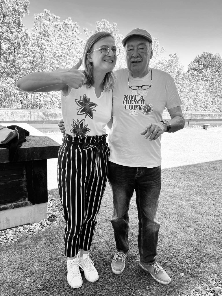 wein, weinsorte, rotwein, weißwein, roséwein, weingut, sommelier, sommellerie, weinprobe, weinverkostung, weinbewertung, weinwissen, weinbeschreibung, weincharakter, weinaromen, weinempfehlung, weinberatung, weintipp, weinpairing, foodpairing, weinbegleitung, wein und essen, wein zum fisch, wein zum steak, wein zu käse, wein zu pasta, wein zum dessert, weinmenü, fine dining, gastronomie, restaurantwein, haubenrestaurant, michelin, delice stuttgart, weinliste, weinkarte, weinauswahl, servicekultur, servicekunst, gastgeber, sommelierschule, sommelierschein, sommelierschulung, sensorik, weinsensorik, aromarad, geschmacksprofil, terroir, weinbau, weinrebe, rebsorte, weinberg, weinregion, herkunft, weinland, weinbaugebiet, deutschlandwein, italienwein, französischer wein, spanischer wein, österreichwein, schweizer wein, südafrika wein, kalifornien wein, napa valley, bordeaux, burgund, chianti, rioja, ribera del duero, moselwein, pfalzwein, rheingau, rheinhessen, frankenwein, badenwein, sachsenwein, saale-unstrut, elsasswein, piemontwein, barolo, barbaresco, brunello, amarone, valpolicella, prosecco, franciacorta, champagne, cremants, sekt, deutscher sekt, schaumwein, stillwein, natural wine, orange wine, biodynamischer wein, biowein, veganer wein, nachhaltiger wein, weinherstellung, kelterung, gärung, malolaktische gärung, ausbau, barrique, holzfass, edelstahltank, flaschenreife, dekantieren, karaffieren, weinservice, trinktemperatur, weinglas, zieher vision, zieher glass, burgunderglas, rieslingglas, universalglas, rotweinglas, weißweinglas, glasform, aromaentfaltung, glasempfehlung, weinlagerung, weinkeller, weinklimaschrank, weintemperierung, korken, schraubverschluss, naturkork, glasverschluss, korkfehler, oxidation, belüftung, sediment, depot, weinflecken, weinstein, weinfehler, schwefel, säure, restzucker, trocken, halbtrocken, feinherb, lieblich, süßwein, dessertwein, eiswein, beerenauslese, trockenbeerenauslese, spätlese, auslese, kabinett, pradikatswein, qualitätswein, tafelwein, landwein, weingesetz, appellation, docg, aoc, d.o., vdp, grosses gewächs, erste lage, weinbewertungssystem, parker punkte, falstaff punkte, vinum, wein plus, tasting note, verkostungsnotiz, farbe, bukett, duft, mundgefühl, struktur, körper, tannin, abgang, länge, komplexität, balance, mineralität, frucht, würze, florale noten, kräuter, vanille, toast, mokka, leder, erde, stein, graphite, salz, kalk, kirsche, pflaume, himbeere, brombeere, apfel, birne, zitrus, limette, grapefruit, ananas, mango, pfirsich, marille, honig, haselnuss, mandel, butter, karamell, rauch, pfeffer, balsamico, eukalyptus, menthol, kräuterwürze, kräuterduft, rosennote, veilchen, lavendel, wacholder, muskat, zimt, nelke, kumin, schokolade, kaffeebohne, toastbrot, hefe, brioche, kreide, mineralisch, floral, würzig, fruchtig, elegant, kräftig, rund, harmonisch, frisch, kühl, linear, lang, dicht, filigran, stoffig, samtig, cremig, lebendig, fein, komplex, tief, delikat, zart, salzig, kalkig, rauchig, reif, jugendlich, balanciert, animierend, expressiv, subtil, konzentriert, trinkreif, lagerfähig, jahrgang, jahrgangstiefe, jahrgangsvergleich, klimawandel, hitzejahrgang, weinqualität, erntezeitpunkt, handlese, selektion, weinlese, mostgewicht, oechsle, weinsäure, weinzucker, weinalkohol, alkoholgehalt, restzuckeranalyse, ph-wert, schwefelung, filtrierung, unfiltriert, weinbereitung, cuvée, reinsortig, assemblage, blend, fassprobe, bottling, degorgieren, dégorgement, dosage, brut, extra brut, sec, demi sec, doux, reserve, vintage, non vintage, jahrgangssekt, prestige cuvée, grand cru, premier cru, village, cru classé, estate, domaine, tenuta, bodega, château, weingutsführung, weinverkauf, weinhandlung, onlineweinhandel, weinshop, vinothek, weinmesse, weinevent, weinfestival, weingala, weinreise, weintourismus, tasting flight, masterclass, sommelierschule, weinakademie, weinseminar, sensoriktraining, degustation, blindverkostung, vergleichsprobe, horizontale verkostung, vertikale verkostung, weinbeschreibung schreiben, tasting note vorlage, aroma erkennen, wein bewerten, wein empfehlen, best wine germany, best sommeliers, deutscher sommelierverband, wset, court of master sommeliers, weinexperte, weinkritiker, weinjournalismus, weinblog, weinpodcast, weinmagazin, weinwissen online, gastrokultur, kulinarik, gourmet, fine dining szene, sterneküche, haubenküche, pairing idee, menübegleitung, amuse bouche, wein zum käse, wein zum dessert, aperitif, digestif, wein und sake, sakepairing, champagnerpairing, rosétrends, naturalwine trend, orange wine trend, zero dosage, low intervention, slow wine, nachhaltigkeit im weinbau, regenerative weinwirtschaft, biodynamik, demeter, ecovin, fair’n green, klimaneutraler wein, co2 bilanz wein, glas vs bag in box, wein innovation, alkoholfreier wein, entalkoholisierter wein, wein ohne alkohol, wein mit wenig alkohol, leichte weine, sommerwein, winterwein, festtagswein, weihnachtswein, osterwein, grillwein, terrassewein, picknickwein, aperitifwein, brunchwein, valentinstag wein, muttertag wein, geschenkwein, weingeschenk, firmengeschenk, personalisiertes etikett, flaschenetikett, etikettendesign, korkenzieher, sommeliermesser, dekantierkaraffe, weinausgießer, weinthermometer, flaschenverschluss, weinaccessoires, weinreinigung, glasreinigung, weinglaspolitur, weingläser kaufen, zieher gläser, zieher vision balance, zieher vision intense, zieher vision fresh, zieher vision straight, zieher vision graceful, zieher vision rich, zieher vision delicate, glastest, aromaentwicklung, gläservergleich, weinservice im restaurant, serviceprotokoll, mise en place wein, gastansprache, storytelling am tisch, weinphilosophie, emotion im service, gastzufriedenheit, feinsinn, wein und kultur, wein und kunst, wein und musik, wein und literatur, wein und reisen, weinregion italien, weinregion frankreich, weinregion deutschland, region stuttgart, wein aus württemberg, neckartal wein, remstal, heilbronner weinstraße, wein aus der pfalz, wein aus baden, wein aus franken, wein aus der mosel, rheingau riesling, pfälzer chardonnay, deutscher pinot noir, spätburgunder, grauburgunder, weissburgunder, silvaner, riesling, sauvignon blanc, muskateller, scheurebe, gewürztraminer, chardonnay, pinot blanc, pinot gris, pinot noir, nebbiolo, sangiovese, tempranillo, cabernet sauvignon, merlot, syrah, grenache, carignan, malbec, zinfandel, shiraz, touriga nacional, albariño, vermentino, verdejo, grüner veltliner, blaufränkisch, zweigelt, saint laurent, tannat, barbera, dolcetto, aglianico, nero d’avola, cortese, garganega, viognier, marsanne, roussanne, chenin blanc, rieslaner, muscadet, viura, clairette, semillon, weintrend, sommelierszene, weinkultur deutschland, europäische weinkultur, neue weinwelt, alte welt wein, moderne weininterpretation, weinphilosophie, serviceleidenschaft, gastgeberschaft, sinneswahrnehmung, geschmackstraining, feine aromatik, elegance im glas, balance im wein, weincharme, weinleidenschaft, genusskultur, lebensfreude, genussmoment, stilvoll trinken, wein erleben, wein entdecken, wein verstehen, wein teilen, wein genießen, wein erleben podcast, sommelier interview, evangelos pattas, delice restaurant, stuttgart fine dining, silvio nitzsche podcast, sommeliers erzählen, weinwissen teilen, deutsche sommellerie, weinleidenschaft deutschland, kultur des genusses, wein und leben, kunst des servierens, stille eleganz, wein als beziehung, genuss im glas, handwerk im service, achtsamkeit im wein, feine noten, große momente, leben mit wein, service und seele, wein als sprache, die kunst des pairings.