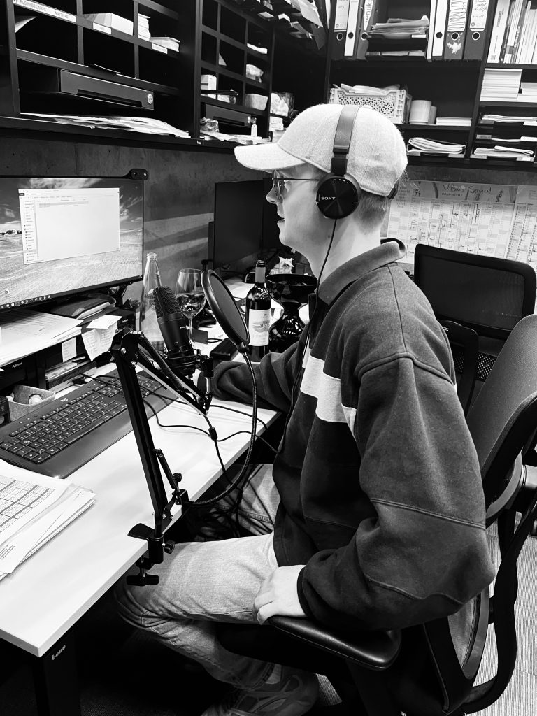 wein, weinsorte, rotwein, weißwein, roséwein, weingut, sommelier, sommellerie, weinprobe, weinverkostung, weinbewertung, weinwissen, weinbeschreibung, weincharakter, weinaromen, weinempfehlung, weinberatung, weintipp, weinpairing, foodpairing, weinbegleitung, wein und essen, wein zum fisch, wein zum steak, wein zu käse, wein zu pasta, wein zum dessert, weinmenü, fine dining, gastronomie, restaurantwein, haubenrestaurant, michelin, delice stuttgart, weinliste, weinkarte, weinauswahl, servicekultur, servicekunst, gastgeber, sommelierschule, sommelierschein, sommelierschulung, sensorik, weinsensorik, aromarad, geschmacksprofil, terroir, weinbau, weinrebe, rebsorte, weinberg, weinregion, herkunft, weinland, weinbaugebiet, deutschlandwein, italienwein, französischer wein, spanischer wein, österreichwein, schweizer wein, südafrika wein, kalifornien wein, napa valley, bordeaux, burgund, chianti, rioja, ribera del duero, moselwein, pfalzwein, rheingau, rheinhessen, frankenwein, badenwein, sachsenwein, saale-unstrut, elsasswein, piemontwein, barolo, barbaresco, brunello, amarone, valpolicella, prosecco, franciacorta, champagne, cremants, sekt, deutscher sekt, schaumwein, stillwein, natural wine, orange wine, biodynamischer wein, biowein, veganer wein, nachhaltiger wein, weinherstellung, kelterung, gärung, malolaktische gärung, ausbau, barrique, holzfass, edelstahltank, flaschenreife, dekantieren, karaffieren, weinservice, trinktemperatur, weinglas, zieher vision, zieher glass, burgunderglas, rieslingglas, universalglas, rotweinglas, weißweinglas, glasform, aromaentfaltung, glasempfehlung, weinlagerung, weinkeller, weinklimaschrank, weintemperierung, korken, schraubverschluss, naturkork, glasverschluss, korkfehler, oxidation, belüftung, sediment, depot, weinflecken, weinstein, weinfehler, schwefel, säure, restzucker, trocken, halbtrocken, feinherb, lieblich, süßwein, dessertwein, eiswein, beerenauslese, trockenbeerenauslese, spätlese, auslese, kabinett, pradikatswein, qualitätswein, tafelwein, landwein, weingesetz, appellation, docg, aoc, d.o., vdp, grosses gewächs, erste lage, weinbewertungssystem, parker punkte, falstaff punkte, vinum, wein plus, tasting note, verkostungsnotiz, farbe, bukett, duft, mundgefühl, struktur, körper, tannin, abgang, länge, komplexität, balance, mineralität, frucht, würze, florale noten, kräuter, vanille, toast, mokka, leder, erde, stein, graphite, salz, kalk, kirsche, pflaume, himbeere, brombeere, apfel, birne, zitrus, limette, grapefruit, ananas, mango, pfirsich, marille, honig, haselnuss, mandel, butter, karamell, rauch, pfeffer, balsamico, eukalyptus, menthol, kräuterwürze, kräuterduft, rosennote, veilchen, lavendel, wacholder, muskat, zimt, nelke, kumin, schokolade, kaffeebohne, toastbrot, hefe, brioche, kreide, mineralisch, floral, würzig, fruchtig, elegant, kräftig, rund, harmonisch, frisch, kühl, linear, lang, dicht, filigran, stoffig, samtig, cremig, lebendig, fein, komplex, tief, delikat, zart, salzig, kalkig, rauchig, reif, jugendlich, balanciert, animierend, expressiv, subtil, konzentriert, trinkreif, lagerfähig, jahrgang, jahrgangstiefe, jahrgangsvergleich, klimawandel, hitzejahrgang, weinqualität, erntezeitpunkt, handlese, selektion, weinlese, mostgewicht, oechsle, weinsäure, weinzucker, weinalkohol, alkoholgehalt, restzuckeranalyse, ph-wert, schwefelung, filtrierung, unfiltriert, weinbereitung, cuvée, reinsortig, assemblage, blend, fassprobe, bottling, degorgieren, dégorgement, dosage, brut, extra brut, sec, demi sec, doux, reserve, vintage, non vintage, jahrgangssekt, prestige cuvée, grand cru, premier cru, village, cru classé, estate, domaine, tenuta, bodega, château, weingutsführung, weinverkauf, weinhandlung, onlineweinhandel, weinshop, vinothek, weinmesse, weinevent, weinfestival, weingala, weinreise, weintourismus, tasting flight, masterclass, sommelierschule, weinakademie, weinseminar, sensoriktraining, degustation, blindverkostung, vergleichsprobe, horizontale verkostung, vertikale verkostung, weinbeschreibung schreiben, tasting note vorlage, aroma erkennen, wein bewerten, wein empfehlen, best wine germany, best sommeliers, deutscher sommelierverband, wset, court of master sommeliers, weinexperte, weinkritiker, weinjournalismus, weinblog, weinpodcast, weinmagazin, weinwissen online, gastrokultur, kulinarik, gourmet, fine dining szene, sterneküche, haubenküche, pairing idee, menübegleitung, amuse bouche, wein zum käse, wein zum dessert, aperitif, digestif, wein und sake, sakepairing, champagnerpairing, rosétrends, naturalwine trend, orange wine trend, zero dosage, low intervention, slow wine, nachhaltigkeit im weinbau, regenerative weinwirtschaft, biodynamik, demeter, ecovin, fair’n green, klimaneutraler wein, co2 bilanz wein, glas vs bag in box, wein innovation, alkoholfreier wein, entalkoholisierter wein, wein ohne alkohol, wein mit wenig alkohol, leichte weine, sommerwein, winterwein, festtagswein, weihnachtswein, osterwein, grillwein, terrassewein, picknickwein, aperitifwein, brunchwein, valentinstag wein, muttertag wein, geschenkwein, weingeschenk, firmengeschenk, personalisiertes etikett, flaschenetikett, etikettendesign, korkenzieher, sommeliermesser, dekantierkaraffe, weinausgießer, weinthermometer, flaschenverschluss, weinaccessoires, weinreinigung, glasreinigung, weinglaspolitur, weingläser kaufen, zieher gläser, zieher vision balance, zieher vision intense, zieher vision fresh, zieher vision straight, zieher vision graceful, zieher vision rich, zieher vision delicate, glastest, aromaentwicklung, gläservergleich, weinservice im restaurant, serviceprotokoll, mise en place wein, gastansprache, storytelling am tisch, weinphilosophie, emotion im service, gastzufriedenheit, feinsinn, wein und kultur, wein und kunst, wein und musik, wein und literatur, wein und reisen, weinregion italien, weinregion frankreich, weinregion deutschland, region stuttgart, wein aus württemberg, neckartal wein, remstal, heilbronner weinstraße, wein aus der pfalz, wein aus baden, wein aus franken, wein aus der mosel, rheingau riesling, pfälzer chardonnay, deutscher pinot noir, spätburgunder, grauburgunder, weissburgunder, silvaner, riesling, sauvignon blanc, muskateller, scheurebe, gewürztraminer, chardonnay, pinot blanc, pinot gris, pinot noir, nebbiolo, sangiovese, tempranillo, cabernet sauvignon, merlot, syrah, grenache, carignan, malbec, zinfandel, shiraz, touriga nacional, albariño, vermentino, verdejo, grüner veltliner, blaufränkisch, zweigelt, saint laurent, tannat, barbera, dolcetto, aglianico, nero d’avola, cortese, garganega, viognier, marsanne, roussanne, chenin blanc, rieslaner, muscadet, viura, clairette, semillon, weintrend, sommelierszene, weinkultur deutschland, europäische weinkultur, neue weinwelt, alte welt wein, moderne weininterpretation, weinphilosophie, serviceleidenschaft, gastgeberschaft, sinneswahrnehmung, geschmackstraining, feine aromatik, elegance im glas, balance im wein, weincharme, weinleidenschaft, genusskultur, lebensfreude, genussmoment, stilvoll trinken, wein erleben, wein entdecken, wein verstehen, wein teilen, wein genießen, wein erleben podcast, sommelier interview, evangelos pattas, delice restaurant, stuttgart fine dining, silvio nitzsche podcast, sommeliers erzählen, weinwissen teilen, deutsche sommellerie, weinleidenschaft deutschland, kultur des genusses, wein und leben, kunst des servierens, stille eleganz, wein als beziehung, genuss im glas, handwerk im service, achtsamkeit im wein, feine noten, große momente, leben mit wein, service und seele, wein als sprache, die kunst des pairings.