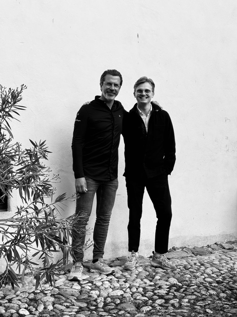 wein, weinsorte, rotwein, weißwein, roséwein, weingut, sommelier, sommellerie, weinprobe, weinverkostung, weinbewertung, weinwissen, weinbeschreibung, weincharakter, weinaromen, weinempfehlung, weinberatung, weintipp, weinpairing, foodpairing, weinbegleitung, wein und essen, wein zum fisch, wein zum steak, wein zu käse, wein zu pasta, wein zum dessert, weinmenü, fine dining, gastronomie, restaurantwein, haubenrestaurant, michelin, delice stuttgart, weinliste, weinkarte, weinauswahl, servicekultur, servicekunst, gastgeber, sommelierschule, sommelierschein, sommelierschulung, sensorik, weinsensorik, aromarad, geschmacksprofil, terroir, weinbau, weinrebe, rebsorte, weinberg, weinregion, herkunft, weinland, weinbaugebiet, deutschlandwein, italienwein, französischer wein, spanischer wein, österreichwein, schweizer wein, südafrika wein, kalifornien wein, napa valley, bordeaux, burgund, chianti, rioja, ribera del duero, moselwein, pfalzwein, rheingau, rheinhessen, frankenwein, badenwein, sachsenwein, saale-unstrut, elsasswein, piemontwein, barolo, barbaresco, brunello, amarone, valpolicella, prosecco, franciacorta, champagne, cremants, sekt, deutscher sekt, schaumwein, stillwein, natural wine, orange wine, biodynamischer wein, biowein, veganer wein, nachhaltiger wein, weinherstellung, kelterung, gärung, malolaktische gärung, ausbau, barrique, holzfass, edelstahltank, flaschenreife, dekantieren, karaffieren, weinservice, trinktemperatur, weinglas, zieher vision, zieher glass, burgunderglas, rieslingglas, universalglas, rotweinglas, weißweinglas, glasform, aromaentfaltung, glasempfehlung, weinlagerung, weinkeller, weinklimaschrank, weintemperierung, korken, schraubverschluss, naturkork, glasverschluss, korkfehler, oxidation, belüftung, sediment, depot, weinflecken, weinstein, weinfehler, schwefel, säure, restzucker, trocken, halbtrocken, feinherb, lieblich, süßwein, dessertwein, eiswein, beerenauslese, trockenbeerenauslese, spätlese, auslese, kabinett, pradikatswein, qualitätswein, tafelwein, landwein, weingesetz, appellation, docg, aoc, d.o., vdp, grosses gewächs, erste lage, weinbewertungssystem, parker punkte, falstaff punkte, vinum, wein plus, tasting note, verkostungsnotiz, farbe, bukett, duft, mundgefühl, struktur, körper, tannin, abgang, länge, komplexität, balance, mineralität, frucht, würze, florale noten, kräuter, vanille, toast, mokka, leder, erde, stein, graphite, salz, kalk, kirsche, pflaume, himbeere, brombeere, apfel, birne, zitrus, limette, grapefruit, ananas, mango, pfirsich, marille, honig, haselnuss, mandel, butter, karamell, rauch, pfeffer, balsamico, eukalyptus, menthol, kräuterwürze, kräuterduft, rosennote, veilchen, lavendel, wacholder, muskat, zimt, nelke, kumin, schokolade, kaffeebohne, toastbrot, hefe, brioche, kreide, mineralisch, floral, würzig, fruchtig, elegant, kräftig, rund, harmonisch, frisch, kühl, linear, lang, dicht, filigran, stoffig, samtig, cremig, lebendig, fein, komplex, tief, delikat, zart, salzig, kalkig, rauchig, reif, jugendlich, balanciert, animierend, expressiv, subtil, konzentriert, trinkreif, lagerfähig, jahrgang, jahrgangstiefe, jahrgangsvergleich, klimawandel, hitzejahrgang, weinqualität, erntezeitpunkt, handlese, selektion, weinlese, mostgewicht, oechsle, weinsäure, weinzucker, weinalkohol, alkoholgehalt, restzuckeranalyse, ph-wert, schwefelung, filtrierung, unfiltriert, weinbereitung, cuvée, reinsortig, assemblage, blend, fassprobe, bottling, degorgieren, dégorgement, dosage, brut, extra brut, sec, demi sec, doux, reserve, vintage, non vintage, jahrgangssekt, prestige cuvée, grand cru, premier cru, village, cru classé, estate, domaine, tenuta, bodega, château, weingutsführung, weinverkauf, weinhandlung, onlineweinhandel, weinshop, vinothek, weinmesse, weinevent, weinfestival, weingala, weinreise, weintourismus, tasting flight, masterclass, sommelierschule, weinakademie, weinseminar, sensoriktraining, degustation, blindverkostung, vergleichsprobe, horizontale verkostung, vertikale verkostung, weinbeschreibung schreiben, tasting note vorlage, aroma erkennen, wein bewerten, wein empfehlen, best wine germany, best sommeliers, deutscher sommelierverband, wset, court of master sommeliers, weinexperte, weinkritiker, weinjournalismus, weinblog, weinpodcast, weinmagazin, weinwissen online, gastrokultur, kulinarik, gourmet, fine dining szene, sterneküche, haubenküche, pairing idee, menübegleitung, amuse bouche, wein zum käse, wein zum dessert, aperitif, digestif, wein und sake, sakepairing, champagnerpairing, rosétrends, naturalwine trend, orange wine trend, zero dosage, low intervention, slow wine, nachhaltigkeit im weinbau, regenerative weinwirtschaft, biodynamik, demeter, ecovin, fair’n green, klimaneutraler wein, co2 bilanz wein, glas vs bag in box, wein innovation, alkoholfreier wein, entalkoholisierter wein, wein ohne alkohol, wein mit wenig alkohol, leichte weine, sommerwein, winterwein, festtagswein, weihnachtswein, osterwein, grillwein, terrassewein, picknickwein, aperitifwein, brunchwein, valentinstag wein, muttertag wein, geschenkwein, weingeschenk, firmengeschenk, personalisiertes etikett, flaschenetikett, etikettendesign, korkenzieher, sommeliermesser, dekantierkaraffe, weinausgießer, weinthermometer, flaschenverschluss, weinaccessoires, weinreinigung, glasreinigung, weinglaspolitur, weingläser kaufen, zieher gläser, zieher vision balance, zieher vision intense, zieher vision fresh, zieher vision straight, zieher vision graceful, zieher vision rich, zieher vision delicate, glastest, aromaentwicklung, gläservergleich, weinservice im restaurant, serviceprotokoll, mise en place wein, gastansprache, storytelling am tisch, weinphilosophie, emotion im service, gastzufriedenheit, feinsinn, wein und kultur, wein und kunst, wein und musik, wein und literatur, wein und reisen, weinregion italien, weinregion frankreich, weinregion deutschland, region stuttgart, wein aus württemberg, neckartal wein, remstal, heilbronner weinstraße, wein aus der pfalz, wein aus baden, wein aus franken, wein aus der mosel, rheingau riesling, pfälzer chardonnay, deutscher pinot noir, spätburgunder, grauburgunder, weissburgunder, silvaner, riesling, sauvignon blanc, muskateller, scheurebe, gewürztraminer, chardonnay, pinot blanc, pinot gris, pinot noir, nebbiolo, sangiovese, tempranillo, cabernet sauvignon, merlot, syrah, grenache, carignan, malbec, zinfandel, shiraz, touriga nacional, albariño, vermentino, verdejo, grüner veltliner, blaufränkisch, zweigelt, saint laurent, tannat, barbera, dolcetto, aglianico, nero d’avola, cortese, garganega, viognier, marsanne, roussanne, chenin blanc, rieslaner, muscadet, viura, clairette, semillon, weintrend, sommelierszene, weinkultur deutschland, europäische weinkultur, neue weinwelt, alte welt wein, moderne weininterpretation, weinphilosophie, serviceleidenschaft, gastgeberschaft, sinneswahrnehmung, geschmackstraining, feine aromatik, elegance im glas, balance im wein, weincharme, weinleidenschaft, genusskultur, lebensfreude, genussmoment, stilvoll trinken, wein erleben, wein entdecken, wein verstehen, wein teilen, wein genießen, wein erleben podcast, sommelier interview, evangelos pattas, delice restaurant, stuttgart fine dining, silvio nitzsche podcast, sommeliers erzählen, weinwissen teilen, deutsche sommellerie, weinleidenschaft deutschland, kultur des genusses, wein und leben, kunst des servierens, stille eleganz, wein als beziehung, genuss im glas, handwerk im service, achtsamkeit im wein, feine noten, große momente, leben mit wein, service und seele, wein als sprache, die kunst des pairings.