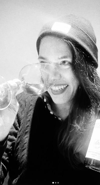 wein, weinsorte, rotwein, weißwein, roséwein, weingut, sommelier, sommellerie, weinprobe, weinverkostung, weinbewertung, weinwissen, weinbeschreibung, weincharakter, weinaromen, weinempfehlung, weinberatung, weintipp, weinpairing, foodpairing, weinbegleitung, wein und essen, wein zum fisch, wein zum steak, wein zu käse, wein zu pasta, wein zum dessert, weinmenü, fine dining, gastronomie, restaurantwein, haubenrestaurant, michelin, delice stuttgart, weinliste, weinkarte, weinauswahl, servicekultur, servicekunst, gastgeber, sommelierschule, sommelierschein, sommelierschulung, sensorik, weinsensorik, aromarad, geschmacksprofil, terroir, weinbau, weinrebe, rebsorte, weinberg, weinregion, herkunft, weinland, weinbaugebiet, deutschlandwein, italienwein, französischer wein, spanischer wein, österreichwein, schweizer wein, südafrika wein, kalifornien wein, napa valley, bordeaux, burgund, chianti, rioja, ribera del duero, moselwein, pfalzwein, rheingau, rheinhessen, frankenwein, badenwein, sachsenwein, saale-unstrut, elsasswein, piemontwein, barolo, barbaresco, brunello, amarone, valpolicella, prosecco, franciacorta, champagne, cremants, sekt, deutscher sekt, schaumwein, stillwein, natural wine, orange wine, biodynamischer wein, biowein, veganer wein, nachhaltiger wein, weinherstellung, kelterung, gärung, malolaktische gärung, ausbau, barrique, holzfass, edelstahltank, flaschenreife, dekantieren, karaffieren, weinservice, trinktemperatur, weinglas, zieher vision, zieher glass, burgunderglas, rieslingglas, universalglas, rotweinglas, weißweinglas, glasform, aromaentfaltung, glasempfehlung, weinlagerung, weinkeller, weinklimaschrank, weintemperierung, korken, schraubverschluss, naturkork, glasverschluss, korkfehler, oxidation, belüftung, sediment, depot, weinflecken, weinstein, weinfehler, schwefel, säure, restzucker, trocken, halbtrocken, feinherb, lieblich, süßwein, dessertwein, eiswein, beerenauslese, trockenbeerenauslese, spätlese, auslese, kabinett, pradikatswein, qualitätswein, tafelwein, landwein, weingesetz, appellation, docg, aoc, d.o., vdp, grosses gewächs, erste lage, weinbewertungssystem, parker punkte, falstaff punkte, vinum, wein plus, tasting note, verkostungsnotiz, farbe, bukett, duft, mundgefühl, struktur, körper, tannin, abgang, länge, komplexität, balance, mineralität, frucht, würze, florale noten, kräuter, vanille, toast, mokka, leder, erde, stein, graphite, salz, kalk, kirsche, pflaume, himbeere, brombeere, apfel, birne, zitrus, limette, grapefruit, ananas, mango, pfirsich, marille, honig, haselnuss, mandel, butter, karamell, rauch, pfeffer, balsamico, eukalyptus, menthol, kräuterwürze, kräuterduft, rosennote, veilchen, lavendel, wacholder, muskat, zimt, nelke, kumin, schokolade, kaffeebohne, toastbrot, hefe, brioche, kreide, mineralisch, floral, würzig, fruchtig, elegant, kräftig, rund, harmonisch, frisch, kühl, linear, lang, dicht, filigran, stoffig, samtig, cremig, lebendig, fein, komplex, tief, delikat, zart, salzig, kalkig, rauchig, reif, jugendlich, balanciert, animierend, expressiv, subtil, konzentriert, trinkreif, lagerfähig, jahrgang, jahrgangstiefe, jahrgangsvergleich, klimawandel, hitzejahrgang, weinqualität, erntezeitpunkt, handlese, selektion, weinlese, mostgewicht, oechsle, weinsäure, weinzucker, weinalkohol, alkoholgehalt, restzuckeranalyse, ph-wert, schwefelung, filtrierung, unfiltriert, weinbereitung, cuvée, reinsortig, assemblage, blend, fassprobe, bottling, degorgieren, dégorgement, dosage, brut, extra brut, sec, demi sec, doux, reserve, vintage, non vintage, jahrgangssekt, prestige cuvée, grand cru, premier cru, village, cru classé, estate, domaine, tenuta, bodega, château, weingutsführung, weinverkauf, weinhandlung, onlineweinhandel, weinshop, vinothek, weinmesse, weinevent, weinfestival, weingala, weinreise, weintourismus, tasting flight, masterclass, sommelierschule, weinakademie, weinseminar, sensoriktraining, degustation, blindverkostung, vergleichsprobe, horizontale verkostung, vertikale verkostung, weinbeschreibung schreiben, tasting note vorlage, aroma erkennen, wein bewerten, wein empfehlen, best wine germany, best sommeliers, deutscher sommelierverband, wset, court of master sommeliers, weinexperte, weinkritiker, weinjournalismus, weinblog, weinpodcast, weinmagazin, weinwissen online, gastrokultur, kulinarik, gourmet, fine dining szene, sterneküche, haubenküche, pairing idee, menübegleitung, amuse bouche, wein zum käse, wein zum dessert, aperitif, digestif, wein und sake, sakepairing, champagnerpairing, rosétrends, naturalwine trend, orange wine trend, zero dosage, low intervention, slow wine, nachhaltigkeit im weinbau, regenerative weinwirtschaft, biodynamik, demeter, ecovin, fair’n green, klimaneutraler wein, co2 bilanz wein, glas vs bag in box, wein innovation, alkoholfreier wein, entalkoholisierter wein, wein ohne alkohol, wein mit wenig alkohol, leichte weine, sommerwein, winterwein, festtagswein, weihnachtswein, osterwein, grillwein, terrassewein, picknickwein, aperitifwein, brunchwein, valentinstag wein, muttertag wein, geschenkwein, weingeschenk, firmengeschenk, personalisiertes etikett, flaschenetikett, etikettendesign, korkenzieher, sommeliermesser, dekantierkaraffe, weinausgießer, weinthermometer, flaschenverschluss, weinaccessoires, weinreinigung, glasreinigung, weinglaspolitur, weingläser kaufen, zieher gläser, zieher vision balance, zieher vision intense, zieher vision fresh, zieher vision straight, zieher vision graceful, zieher vision rich, zieher vision delicate, glastest, aromaentwicklung, gläservergleich, weinservice im restaurant, serviceprotokoll, mise en place wein, gastansprache, storytelling am tisch, weinphilosophie, emotion im service, gastzufriedenheit, feinsinn, wein und kultur, wein und kunst, wein und musik, wein und literatur, wein und reisen, weinregion italien, weinregion frankreich, weinregion deutschland, region stuttgart, wein aus württemberg, neckartal wein, remstal, heilbronner weinstraße, wein aus der pfalz, wein aus baden, wein aus franken, wein aus der mosel, rheingau riesling, pfälzer chardonnay, deutscher pinot noir, spätburgunder, grauburgunder, weissburgunder, silvaner, riesling, sauvignon blanc, muskateller, scheurebe, gewürztraminer, chardonnay, pinot blanc, pinot gris, pinot noir, nebbiolo, sangiovese, tempranillo, cabernet sauvignon, merlot, syrah, grenache, carignan, malbec, zinfandel, shiraz, touriga nacional, albariño, vermentino, verdejo, grüner veltliner, blaufränkisch, zweigelt, saint laurent, tannat, barbera, dolcetto, aglianico, nero d’avola, cortese, garganega, viognier, marsanne, roussanne, chenin blanc, rieslaner, muscadet, viura, clairette, semillon, weintrend, sommelierszene, weinkultur deutschland, europäische weinkultur, neue weinwelt, alte welt wein, moderne weininterpretation, weinphilosophie, serviceleidenschaft, gastgeberschaft, sinneswahrnehmung, geschmackstraining, feine aromatik, elegance im glas, balance im wein, weincharme, weinleidenschaft, genusskultur, lebensfreude, genussmoment, stilvoll trinken, wein erleben, wein entdecken, wein verstehen, wein teilen, wein genießen, wein erleben podcast, sommelier interview, evangelos pattas, delice restaurant, stuttgart fine dining, silvio nitzsche podcast, sommeliers erzählen, weinwissen teilen, deutsche sommellerie, weinleidenschaft deutschland, kultur des genusses, wein und leben, kunst des servierens, stille eleganz, wein als beziehung, genuss im glas, handwerk im service, achtsamkeit im wein, feine noten, große momente, leben mit wein, service und seele, wein als sprache, die kunst des pairings.