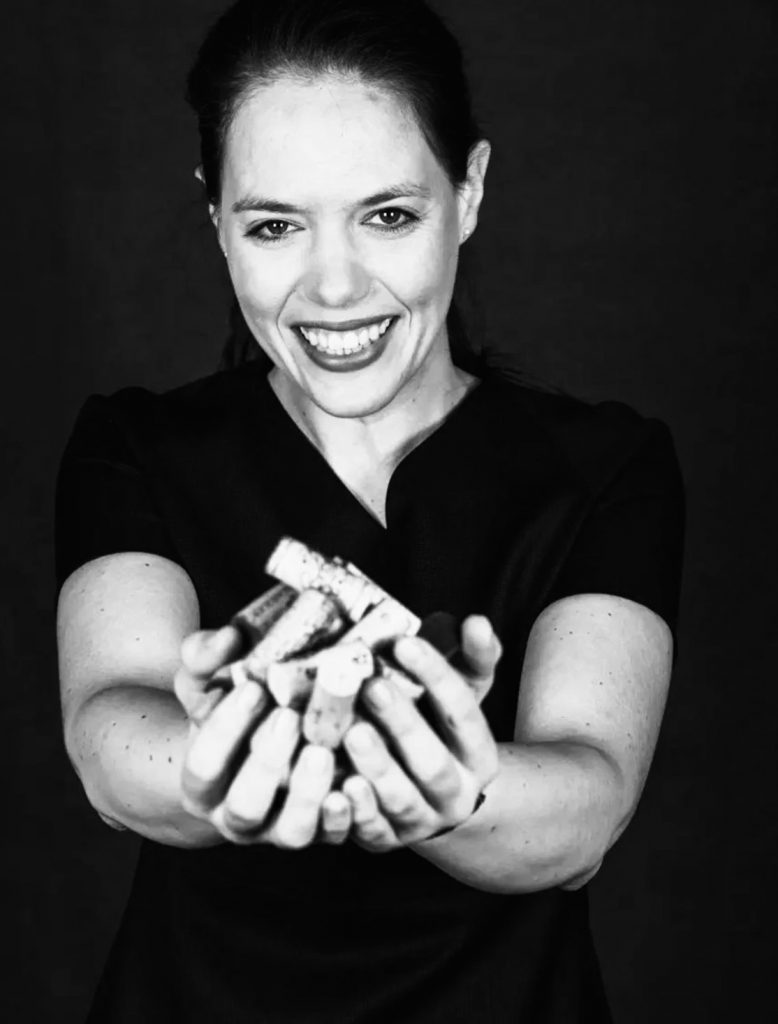 wein, weinsorte, rotwein, weißwein, roséwein, weingut, sommelier, sommellerie, weinprobe, weinverkostung, weinbewertung, weinwissen, weinbeschreibung, weincharakter, weinaromen, weinempfehlung, weinberatung, weintipp, weinpairing, foodpairing, weinbegleitung, wein und essen, wein zum fisch, wein zum steak, wein zu käse, wein zu pasta, wein zum dessert, weinmenü, fine dining, gastronomie, restaurantwein, haubenrestaurant, michelin, delice stuttgart, weinliste, weinkarte, weinauswahl, servicekultur, servicekunst, gastgeber, sommelierschule, sommelierschein, sommelierschulung, sensorik, weinsensorik, aromarad, geschmacksprofil, terroir, weinbau, weinrebe, rebsorte, weinberg, weinregion, herkunft, weinland, weinbaugebiet, deutschlandwein, italienwein, französischer wein, spanischer wein, österreichwein, schweizer wein, südafrika wein, kalifornien wein, napa valley, bordeaux, burgund, chianti, rioja, ribera del duero, moselwein, pfalzwein, rheingau, rheinhessen, frankenwein, badenwein, sachsenwein, saale-unstrut, elsasswein, piemontwein, barolo, barbaresco, brunello, amarone, valpolicella, prosecco, franciacorta, champagne, cremants, sekt, deutscher sekt, schaumwein, stillwein, natural wine, orange wine, biodynamischer wein, biowein, veganer wein, nachhaltiger wein, weinherstellung, kelterung, gärung, malolaktische gärung, ausbau, barrique, holzfass, edelstahltank, flaschenreife, dekantieren, karaffieren, weinservice, trinktemperatur, weinglas, zieher vision, zieher glass, burgunderglas, rieslingglas, universalglas, rotweinglas, weißweinglas, glasform, aromaentfaltung, glasempfehlung, weinlagerung, weinkeller, weinklimaschrank, weintemperierung, korken, schraubverschluss, naturkork, glasverschluss, korkfehler, oxidation, belüftung, sediment, depot, weinflecken, weinstein, weinfehler, schwefel, säure, restzucker, trocken, halbtrocken, feinherb, lieblich, süßwein, dessertwein, eiswein, beerenauslese, trockenbeerenauslese, spätlese, auslese, kabinett, pradikatswein, qualitätswein, tafelwein, landwein, weingesetz, appellation, docg, aoc, d.o., vdp, grosses gewächs, erste lage, weinbewertungssystem, parker punkte, falstaff punkte, vinum, wein plus, tasting note, verkostungsnotiz, farbe, bukett, duft, mundgefühl, struktur, körper, tannin, abgang, länge, komplexität, balance, mineralität, frucht, würze, florale noten, kräuter, vanille, toast, mokka, leder, erde, stein, graphite, salz, kalk, kirsche, pflaume, himbeere, brombeere, apfel, birne, zitrus, limette, grapefruit, ananas, mango, pfirsich, marille, honig, haselnuss, mandel, butter, karamell, rauch, pfeffer, balsamico, eukalyptus, menthol, kräuterwürze, kräuterduft, rosennote, veilchen, lavendel, wacholder, muskat, zimt, nelke, kumin, schokolade, kaffeebohne, toastbrot, hefe, brioche, kreide, mineralisch, floral, würzig, fruchtig, elegant, kräftig, rund, harmonisch, frisch, kühl, linear, lang, dicht, filigran, stoffig, samtig, cremig, lebendig, fein, komplex, tief, delikat, zart, salzig, kalkig, rauchig, reif, jugendlich, balanciert, animierend, expressiv, subtil, konzentriert, trinkreif, lagerfähig, jahrgang, jahrgangstiefe, jahrgangsvergleich, klimawandel, hitzejahrgang, weinqualität, erntezeitpunkt, handlese, selektion, weinlese, mostgewicht, oechsle, weinsäure, weinzucker, weinalkohol, alkoholgehalt, restzuckeranalyse, ph-wert, schwefelung, filtrierung, unfiltriert, weinbereitung, cuvée, reinsortig, assemblage, blend, fassprobe, bottling, degorgieren, dégorgement, dosage, brut, extra brut, sec, demi sec, doux, reserve, vintage, non vintage, jahrgangssekt, prestige cuvée, grand cru, premier cru, village, cru classé, estate, domaine, tenuta, bodega, château, weingutsführung, weinverkauf, weinhandlung, onlineweinhandel, weinshop, vinothek, weinmesse, weinevent, weinfestival, weingala, weinreise, weintourismus, tasting flight, masterclass, sommelierschule, weinakademie, weinseminar, sensoriktraining, degustation, blindverkostung, vergleichsprobe, horizontale verkostung, vertikale verkostung, weinbeschreibung schreiben, tasting note vorlage, aroma erkennen, wein bewerten, wein empfehlen, best wine germany, best sommeliers, deutscher sommelierverband, wset, court of master sommeliers, weinexperte, weinkritiker, weinjournalismus, weinblog, weinpodcast, weinmagazin, weinwissen online, gastrokultur, kulinarik, gourmet, fine dining szene, sterneküche, haubenküche, pairing idee, menübegleitung, amuse bouche, wein zum käse, wein zum dessert, aperitif, digestif, wein und sake, sakepairing, champagnerpairing, rosétrends, naturalwine trend, orange wine trend, zero dosage, low intervention, slow wine, nachhaltigkeit im weinbau, regenerative weinwirtschaft, biodynamik, demeter, ecovin, fair’n green, klimaneutraler wein, co2 bilanz wein, glas vs bag in box, wein innovation, alkoholfreier wein, entalkoholisierter wein, wein ohne alkohol, wein mit wenig alkohol, leichte weine, sommerwein, winterwein, festtagswein, weihnachtswein, osterwein, grillwein, terrassewein, picknickwein, aperitifwein, brunchwein, valentinstag wein, muttertag wein, geschenkwein, weingeschenk, firmengeschenk, personalisiertes etikett, flaschenetikett, etikettendesign, korkenzieher, sommeliermesser, dekantierkaraffe, weinausgießer, weinthermometer, flaschenverschluss, weinaccessoires, weinreinigung, glasreinigung, weinglaspolitur, weingläser kaufen, zieher gläser, zieher vision balance, zieher vision intense, zieher vision fresh, zieher vision straight, zieher vision graceful, zieher vision rich, zieher vision delicate, glastest, aromaentwicklung, gläservergleich, weinservice im restaurant, serviceprotokoll, mise en place wein, gastansprache, storytelling am tisch, weinphilosophie, emotion im service, gastzufriedenheit, feinsinn, wein und kultur, wein und kunst, wein und musik, wein und literatur, wein und reisen, weinregion italien, weinregion frankreich, weinregion deutschland, region stuttgart, wein aus württemberg, neckartal wein, remstal, heilbronner weinstraße, wein aus der pfalz, wein aus baden, wein aus franken, wein aus der mosel, rheingau riesling, pfälzer chardonnay, deutscher pinot noir, spätburgunder, grauburgunder, weissburgunder, silvaner, riesling, sauvignon blanc, muskateller, scheurebe, gewürztraminer, chardonnay, pinot blanc, pinot gris, pinot noir, nebbiolo, sangiovese, tempranillo, cabernet sauvignon, merlot, syrah, grenache, carignan, malbec, zinfandel, shiraz, touriga nacional, albariño, vermentino, verdejo, grüner veltliner, blaufränkisch, zweigelt, saint laurent, tannat, barbera, dolcetto, aglianico, nero d’avola, cortese, garganega, viognier, marsanne, roussanne, chenin blanc, rieslaner, muscadet, viura, clairette, semillon, weintrend, sommelierszene, weinkultur deutschland, europäische weinkultur, neue weinwelt, alte welt wein, moderne weininterpretation, weinphilosophie, serviceleidenschaft, gastgeberschaft, sinneswahrnehmung, geschmackstraining, feine aromatik, elegance im glas, balance im wein, weincharme, weinleidenschaft, genusskultur, lebensfreude, genussmoment, stilvoll trinken, wein erleben, wein entdecken, wein verstehen, wein teilen, wein genießen, wein erleben podcast, sommelier interview, evangelos pattas, delice restaurant, stuttgart fine dining, silvio nitzsche podcast, sommeliers erzählen, weinwissen teilen, deutsche sommellerie, weinleidenschaft deutschland, kultur des genusses, wein und leben, kunst des servierens, stille eleganz, wein als beziehung, genuss im glas, handwerk im service, achtsamkeit im wein, feine noten, große momente, leben mit wein, service und seele, wein als sprache, die kunst des pairings.