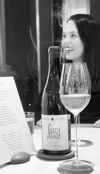 wein, weinsorte, rotwein, weißwein, roséwein, weingut, sommelier, sommellerie, weinprobe, weinverkostung, weinbewertung, weinwissen, weinbeschreibung, weincharakter, weinaromen, weinempfehlung, weinberatung, weintipp, weinpairing, foodpairing, weinbegleitung, wein und essen, wein zum fisch, wein zum steak, wein zu käse, wein zu pasta, wein zum dessert, weinmenü, fine dining, gastronomie, restaurantwein, haubenrestaurant, michelin, delice stuttgart, weinliste, weinkarte, weinauswahl, servicekultur, servicekunst, gastgeber, sommelierschule, sommelierschein, sommelierschulung, sensorik, weinsensorik, aromarad, geschmacksprofil, terroir, weinbau, weinrebe, rebsorte, weinberg, weinregion, herkunft, weinland, weinbaugebiet, deutschlandwein, italienwein, französischer wein, spanischer wein, österreichwein, schweizer wein, südafrika wein, kalifornien wein, napa valley, bordeaux, burgund, chianti, rioja, ribera del duero, moselwein, pfalzwein, rheingau, rheinhessen, frankenwein, badenwein, sachsenwein, saale-unstrut, elsasswein, piemontwein, barolo, barbaresco, brunello, amarone, valpolicella, prosecco, franciacorta, champagne, cremants, sekt, deutscher sekt, schaumwein, stillwein, natural wine, orange wine, biodynamischer wein, biowein, veganer wein, nachhaltiger wein, weinherstellung, kelterung, gärung, malolaktische gärung, ausbau, barrique, holzfass, edelstahltank, flaschenreife, dekantieren, karaffieren, weinservice, trinktemperatur, weinglas, zieher vision, zieher glass, burgunderglas, rieslingglas, universalglas, rotweinglas, weißweinglas, glasform, aromaentfaltung, glasempfehlung, weinlagerung, weinkeller, weinklimaschrank, weintemperierung, korken, schraubverschluss, naturkork, glasverschluss, korkfehler, oxidation, belüftung, sediment, depot, weinflecken, weinstein, weinfehler, schwefel, säure, restzucker, trocken, halbtrocken, feinherb, lieblich, süßwein, dessertwein, eiswein, beerenauslese, trockenbeerenauslese, spätlese, auslese, kabinett, pradikatswein, qualitätswein, tafelwein, landwein, weingesetz, appellation, docg, aoc, d.o., vdp, grosses gewächs, erste lage, weinbewertungssystem, parker punkte, falstaff punkte, vinum, wein plus, tasting note, verkostungsnotiz, farbe, bukett, duft, mundgefühl, struktur, körper, tannin, abgang, länge, komplexität, balance, mineralität, frucht, würze, florale noten, kräuter, vanille, toast, mokka, leder, erde, stein, graphite, salz, kalk, kirsche, pflaume, himbeere, brombeere, apfel, birne, zitrus, limette, grapefruit, ananas, mango, pfirsich, marille, honig, haselnuss, mandel, butter, karamell, rauch, pfeffer, balsamico, eukalyptus, menthol, kräuterwürze, kräuterduft, rosennote, veilchen, lavendel, wacholder, muskat, zimt, nelke, kumin, schokolade, kaffeebohne, toastbrot, hefe, brioche, kreide, mineralisch, floral, würzig, fruchtig, elegant, kräftig, rund, harmonisch, frisch, kühl, linear, lang, dicht, filigran, stoffig, samtig, cremig, lebendig, fein, komplex, tief, delikat, zart, salzig, kalkig, rauchig, reif, jugendlich, balanciert, animierend, expressiv, subtil, konzentriert, trinkreif, lagerfähig, jahrgang, jahrgangstiefe, jahrgangsvergleich, klimawandel, hitzejahrgang, weinqualität, erntezeitpunkt, handlese, selektion, weinlese, mostgewicht, oechsle, weinsäure, weinzucker, weinalkohol, alkoholgehalt, restzuckeranalyse, ph-wert, schwefelung, filtrierung, unfiltriert, weinbereitung, cuvée, reinsortig, assemblage, blend, fassprobe, bottling, degorgieren, dégorgement, dosage, brut, extra brut, sec, demi sec, doux, reserve, vintage, non vintage, jahrgangssekt, prestige cuvée, grand cru, premier cru, village, cru classé, estate, domaine, tenuta, bodega, château, weingutsführung, weinverkauf, weinhandlung, onlineweinhandel, weinshop, vinothek, weinmesse, weinevent, weinfestival, weingala, weinreise, weintourismus, tasting flight, masterclass, sommelierschule, weinakademie, weinseminar, sensoriktraining, degustation, blindverkostung, vergleichsprobe, horizontale verkostung, vertikale verkostung, weinbeschreibung schreiben, tasting note vorlage, aroma erkennen, wein bewerten, wein empfehlen, best wine germany, best sommeliers, deutscher sommelierverband, wset, court of master sommeliers, weinexperte, weinkritiker, weinjournalismus, weinblog, weinpodcast, weinmagazin, weinwissen online, gastrokultur, kulinarik, gourmet, fine dining szene, sterneküche, haubenküche, pairing idee, menübegleitung, amuse bouche, wein zum käse, wein zum dessert, aperitif, digestif, wein und sake, sakepairing, champagnerpairing, rosétrends, naturalwine trend, orange wine trend, zero dosage, low intervention, slow wine, nachhaltigkeit im weinbau, regenerative weinwirtschaft, biodynamik, demeter, ecovin, fair’n green, klimaneutraler wein, co2 bilanz wein, glas vs bag in box, wein innovation, alkoholfreier wein, entalkoholisierter wein, wein ohne alkohol, wein mit wenig alkohol, leichte weine, sommerwein, winterwein, festtagswein, weihnachtswein, osterwein, grillwein, terrassewein, picknickwein, aperitifwein, brunchwein, valentinstag wein, muttertag wein, geschenkwein, weingeschenk, firmengeschenk, personalisiertes etikett, flaschenetikett, etikettendesign, korkenzieher, sommeliermesser, dekantierkaraffe, weinausgießer, weinthermometer, flaschenverschluss, weinaccessoires, weinreinigung, glasreinigung, weinglaspolitur, weingläser kaufen, zieher gläser, zieher vision balance, zieher vision intense, zieher vision fresh, zieher vision straight, zieher vision graceful, zieher vision rich, zieher vision delicate, glastest, aromaentwicklung, gläservergleich, weinservice im restaurant, serviceprotokoll, mise en place wein, gastansprache, storytelling am tisch, weinphilosophie, emotion im service, gastzufriedenheit, feinsinn, wein und kultur, wein und kunst, wein und musik, wein und literatur, wein und reisen, weinregion italien, weinregion frankreich, weinregion deutschland, region stuttgart, wein aus württemberg, neckartal wein, remstal, heilbronner weinstraße, wein aus der pfalz, wein aus baden, wein aus franken, wein aus der mosel, rheingau riesling, pfälzer chardonnay, deutscher pinot noir, spätburgunder, grauburgunder, weissburgunder, silvaner, riesling, sauvignon blanc, muskateller, scheurebe, gewürztraminer, chardonnay, pinot blanc, pinot gris, pinot noir, nebbiolo, sangiovese, tempranillo, cabernet sauvignon, merlot, syrah, grenache, carignan, malbec, zinfandel, shiraz, touriga nacional, albariño, vermentino, verdejo, grüner veltliner, blaufränkisch, zweigelt, saint laurent, tannat, barbera, dolcetto, aglianico, nero d’avola, cortese, garganega, viognier, marsanne, roussanne, chenin blanc, rieslaner, muscadet, viura, clairette, semillon, weintrend, sommelierszene, weinkultur deutschland, europäische weinkultur, neue weinwelt, alte welt wein, moderne weininterpretation, weinphilosophie, serviceleidenschaft, gastgeberschaft, sinneswahrnehmung, geschmackstraining, feine aromatik, elegance im glas, balance im wein, weincharme, weinleidenschaft, genusskultur, lebensfreude, genussmoment, stilvoll trinken, wein erleben, wein entdecken, wein verstehen, wein teilen, wein genießen, wein erleben podcast, sommelier interview, evangelos pattas, delice restaurant, stuttgart fine dining, silvio nitzsche podcast, sommeliers erzählen, weinwissen teilen, deutsche sommellerie, weinleidenschaft deutschland, kultur des genusses, wein und leben, kunst des servierens, stille eleganz, wein als beziehung, genuss im glas, handwerk im service, achtsamkeit im wein, feine noten, große momente, leben mit wein, service und seele, wein als sprache, die kunst des pairings.