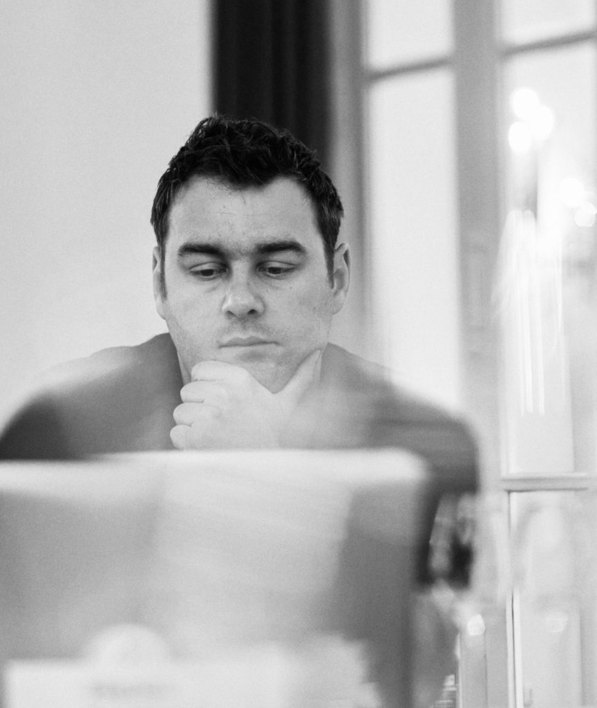 wein, weinsorte, rotwein, weißwein, roséwein, weingut, sommelier, sommellerie, weinprobe, weinverkostung, weinbewertung, weinwissen, weinbeschreibung, weincharakter, weinaromen, weinempfehlung, weinberatung, weintipp, weinpairing, foodpairing, weinbegleitung, wein und essen, wein zum fisch, wein zum steak, wein zu käse, wein zu pasta, wein zum dessert, weinmenü, fine dining, gastronomie, restaurantwein, haubenrestaurant, michelin, delice stuttgart, weinliste, weinkarte, weinauswahl, servicekultur, servicekunst, gastgeber, sommelierschule, sommelierschein, sommelierschulung, sensorik, weinsensorik, aromarad, geschmacksprofil, terroir, weinbau, weinrebe, rebsorte, weinberg, weinregion, herkunft, weinland, weinbaugebiet, deutschlandwein, italienwein, französischer wein, spanischer wein, österreichwein, schweizer wein, südafrika wein, kalifornien wein, napa valley, bordeaux, burgund, chianti, rioja, ribera del duero, moselwein, pfalzwein, rheingau, rheinhessen, frankenwein, badenwein, sachsenwein, saale-unstrut, elsasswein, piemontwein, barolo, barbaresco, brunello, amarone, valpolicella, prosecco, franciacorta, champagne, cremants, sekt, deutscher sekt, schaumwein, stillwein, natural wine, orange wine, biodynamischer wein, biowein, veganer wein, nachhaltiger wein, weinherstellung, kelterung, gärung, malolaktische gärung, ausbau, barrique, holzfass, edelstahltank, flaschenreife, dekantieren, karaffieren, weinservice, trinktemperatur, weinglas, zieher vision, zieher glass, burgunderglas, rieslingglas, universalglas, rotweinglas, weißweinglas, glasform, aromaentfaltung, glasempfehlung, weinlagerung, weinkeller, weinklimaschrank, weintemperierung, korken, schraubverschluss, naturkork, glasverschluss, korkfehler, oxidation, belüftung, sediment, depot, weinflecken, weinstein, weinfehler, schwefel, säure, restzucker, trocken, halbtrocken, feinherb, lieblich, süßwein, dessertwein, eiswein, beerenauslese, trockenbeerenauslese, spätlese, auslese, kabinett, pradikatswein, qualitätswein, tafelwein, landwein, weingesetz, appellation, docg, aoc, d.o., vdp, grosses gewächs, erste lage, weinbewertungssystem, parker punkte, falstaff punkte, vinum, wein plus, tasting note, verkostungsnotiz, farbe, bukett, duft, mundgefühl, struktur, körper, tannin, abgang, länge, komplexität, balance, mineralität, frucht, würze, florale noten, kräuter, vanille, toast, mokka, leder, erde, stein, graphite, salz, kalk, kirsche, pflaume, himbeere, brombeere, apfel, birne, zitrus, limette, grapefruit, ananas, mango, pfirsich, marille, honig, haselnuss, mandel, butter, karamell, rauch, pfeffer, balsamico, eukalyptus, menthol, kräuterwürze, kräuterduft, rosennote, veilchen, lavendel, wacholder, muskat, zimt, nelke, kumin, schokolade, kaffeebohne, toastbrot, hefe, brioche, kreide, mineralisch, floral, würzig, fruchtig, elegant, kräftig, rund, harmonisch, frisch, kühl, linear, lang, dicht, filigran, stoffig, samtig, cremig, lebendig, fein, komplex, tief, delikat, zart, salzig, kalkig, rauchig, reif, jugendlich, balanciert, animierend, expressiv, subtil, konzentriert, trinkreif, lagerfähig, jahrgang, jahrgangstiefe, jahrgangsvergleich, klimawandel, hitzejahrgang, weinqualität, erntezeitpunkt, handlese, selektion, weinlese, mostgewicht, oechsle, weinsäure, weinzucker, weinalkohol, alkoholgehalt, restzuckeranalyse, ph-wert, schwefelung, filtrierung, unfiltriert, weinbereitung, cuvée, reinsortig, assemblage, blend, fassprobe, bottling, degorgieren, dégorgement, dosage, brut, extra brut, sec, demi sec, doux, reserve, vintage, non vintage, jahrgangssekt, prestige cuvée, grand cru, premier cru, village, cru classé, estate, domaine, tenuta, bodega, château, weingutsführung, weinverkauf, weinhandlung, onlineweinhandel, weinshop, vinothek, weinmesse, weinevent, weinfestival, weingala, weinreise, weintourismus, tasting flight, masterclass, sommelierschule, weinakademie, weinseminar, sensoriktraining, degustation, blindverkostung, vergleichsprobe, horizontale verkostung, vertikale verkostung, weinbeschreibung schreiben, tasting note vorlage, aroma erkennen, wein bewerten, wein empfehlen, best wine germany, best sommeliers, deutscher sommelierverband, wset, court of master sommeliers, weinexperte, weinkritiker, weinjournalismus, weinblog, weinpodcast, weinmagazin, weinwissen online, gastrokultur, kulinarik, gourmet, fine dining szene, sterneküche, haubenküche, pairing idee, menübegleitung, amuse bouche, wein zum käse, wein zum dessert, aperitif, digestif, wein und sake, sakepairing, champagnerpairing, rosétrends, naturalwine trend, orange wine trend, zero dosage, low intervention, slow wine, nachhaltigkeit im weinbau, regenerative weinwirtschaft, biodynamik, demeter, ecovin, fair’n green, klimaneutraler wein, co2 bilanz wein, glas vs bag in box, wein innovation, alkoholfreier wein, entalkoholisierter wein, wein ohne alkohol, wein mit wenig alkohol, leichte weine, sommerwein, winterwein, festtagswein, weihnachtswein, osterwein, grillwein, terrassewein, picknickwein, aperitifwein, brunchwein, valentinstag wein, muttertag wein, geschenkwein, weingeschenk, firmengeschenk, personalisiertes etikett, flaschenetikett, etikettendesign, korkenzieher, sommeliermesser, dekantierkaraffe, weinausgießer, weinthermometer, flaschenverschluss, weinaccessoires, weinreinigung, glasreinigung, weinglaspolitur, weingläser kaufen, zieher gläser, zieher vision balance, zieher vision intense, zieher vision fresh, zieher vision straight, zieher vision graceful, zieher vision rich, zieher vision delicate, glastest, aromaentwicklung, gläservergleich, weinservice im restaurant, serviceprotokoll, mise en place wein, gastansprache, storytelling am tisch, weinphilosophie, emotion im service, gastzufriedenheit, feinsinn, wein und kultur, wein und kunst, wein und musik, wein und literatur, wein und reisen, weinregion italien, weinregion frankreich, weinregion deutschland, region stuttgart, wein aus württemberg, neckartal wein, remstal, heilbronner weinstraße, wein aus der pfalz, wein aus baden, wein aus franken, wein aus der mosel, rheingau riesling, pfälzer chardonnay, deutscher pinot noir, spätburgunder, grauburgunder, weissburgunder, silvaner, riesling, sauvignon blanc, muskateller, scheurebe, gewürztraminer, chardonnay, pinot blanc, pinot gris, pinot noir, nebbiolo, sangiovese, tempranillo, cabernet sauvignon, merlot, syrah, grenache, carignan, malbec, zinfandel, shiraz, touriga nacional, albariño, vermentino, verdejo, grüner veltliner, blaufränkisch, zweigelt, saint laurent, tannat, barbera, dolcetto, aglianico, nero d’avola, cortese, garganega, viognier, marsanne, roussanne, chenin blanc, rieslaner, muscadet, viura, clairette, semillon, weintrend, sommelierszene, weinkultur deutschland, europäische weinkultur, neue weinwelt, alte welt wein, moderne weininterpretation, weinphilosophie, serviceleidenschaft, gastgeberschaft, sinneswahrnehmung, geschmackstraining, feine aromatik, elegance im glas, balance im wein, weincharme, weinleidenschaft, genusskultur, lebensfreude, genussmoment, stilvoll trinken, wein erleben, wein entdecken, wein verstehen, wein teilen, wein genießen, wein erleben podcast, sommelier interview, evangelos pattas, delice restaurant, stuttgart fine dining, silvio nitzsche podcast, sommeliers erzählen, weinwissen teilen, deutsche sommellerie, weinleidenschaft deutschland, kultur des genusses, wein und leben, kunst des servierens, stille eleganz, wein als beziehung, genuss im glas, handwerk im service, achtsamkeit im wein, feine noten, große momente, leben mit wein, service und seele, wein als sprache, die kunst des pairings.