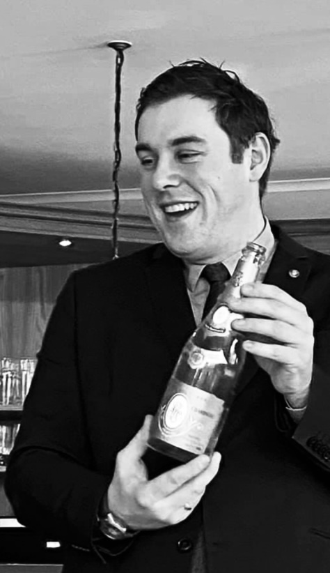 wein, weinsorte, rotwein, weißwein, roséwein, weingut, sommelier, sommellerie, weinprobe, weinverkostung, weinbewertung, weinwissen, weinbeschreibung, weincharakter, weinaromen, weinempfehlung, weinberatung, weintipp, weinpairing, foodpairing, weinbegleitung, wein und essen, wein zum fisch, wein zum steak, wein zu käse, wein zu pasta, wein zum dessert, weinmenü, fine dining, gastronomie, restaurantwein, haubenrestaurant, michelin, delice stuttgart, weinliste, weinkarte, weinauswahl, servicekultur, servicekunst, gastgeber, sommelierschule, sommelierschein, sommelierschulung, sensorik, weinsensorik, aromarad, geschmacksprofil, terroir, weinbau, weinrebe, rebsorte, weinberg, weinregion, herkunft, weinland, weinbaugebiet, deutschlandwein, italienwein, französischer wein, spanischer wein, österreichwein, schweizer wein, südafrika wein, kalifornien wein, napa valley, bordeaux, burgund, chianti, rioja, ribera del duero, moselwein, pfalzwein, rheingau, rheinhessen, frankenwein, badenwein, sachsenwein, saale-unstrut, elsasswein, piemontwein, barolo, barbaresco, brunello, amarone, valpolicella, prosecco, franciacorta, champagne, cremants, sekt, deutscher sekt, schaumwein, stillwein, natural wine, orange wine, biodynamischer wein, biowein, veganer wein, nachhaltiger wein, weinherstellung, kelterung, gärung, malolaktische gärung, ausbau, barrique, holzfass, edelstahltank, flaschenreife, dekantieren, karaffieren, weinservice, trinktemperatur, weinglas, zieher vision, zieher glass, burgunderglas, rieslingglas, universalglas, rotweinglas, weißweinglas, glasform, aromaentfaltung, glasempfehlung, weinlagerung, weinkeller, weinklimaschrank, weintemperierung, korken, schraubverschluss, naturkork, glasverschluss, korkfehler, oxidation, belüftung, sediment, depot, weinflecken, weinstein, weinfehler, schwefel, säure, restzucker, trocken, halbtrocken, feinherb, lieblich, süßwein, dessertwein, eiswein, beerenauslese, trockenbeerenauslese, spätlese, auslese, kabinett, pradikatswein, qualitätswein, tafelwein, landwein, weingesetz, appellation, docg, aoc, d.o., vdp, grosses gewächs, erste lage, weinbewertungssystem, parker punkte, falstaff punkte, vinum, wein plus, tasting note, verkostungsnotiz, farbe, bukett, duft, mundgefühl, struktur, körper, tannin, abgang, länge, komplexität, balance, mineralität, frucht, würze, florale noten, kräuter, vanille, toast, mokka, leder, erde, stein, graphite, salz, kalk, kirsche, pflaume, himbeere, brombeere, apfel, birne, zitrus, limette, grapefruit, ananas, mango, pfirsich, marille, honig, haselnuss, mandel, butter, karamell, rauch, pfeffer, balsamico, eukalyptus, menthol, kräuterwürze, kräuterduft, rosennote, veilchen, lavendel, wacholder, muskat, zimt, nelke, kumin, schokolade, kaffeebohne, toastbrot, hefe, brioche, kreide, mineralisch, floral, würzig, fruchtig, elegant, kräftig, rund, harmonisch, frisch, kühl, linear, lang, dicht, filigran, stoffig, samtig, cremig, lebendig, fein, komplex, tief, delikat, zart, salzig, kalkig, rauchig, reif, jugendlich, balanciert, animierend, expressiv, subtil, konzentriert, trinkreif, lagerfähig, jahrgang, jahrgangstiefe, jahrgangsvergleich, klimawandel, hitzejahrgang, weinqualität, erntezeitpunkt, handlese, selektion, weinlese, mostgewicht, oechsle, weinsäure, weinzucker, weinalkohol, alkoholgehalt, restzuckeranalyse, ph-wert, schwefelung, filtrierung, unfiltriert, weinbereitung, cuvée, reinsortig, assemblage, blend, fassprobe, bottling, degorgieren, dégorgement, dosage, brut, extra brut, sec, demi sec, doux, reserve, vintage, non vintage, jahrgangssekt, prestige cuvée, grand cru, premier cru, village, cru classé, estate, domaine, tenuta, bodega, château, weingutsführung, weinverkauf, weinhandlung, onlineweinhandel, weinshop, vinothek, weinmesse, weinevent, weinfestival, weingala, weinreise, weintourismus, tasting flight, masterclass, sommelierschule, weinakademie, weinseminar, sensoriktraining, degustation, blindverkostung, vergleichsprobe, horizontale verkostung, vertikale verkostung, weinbeschreibung schreiben, tasting note vorlage, aroma erkennen, wein bewerten, wein empfehlen, best wine germany, best sommeliers, deutscher sommelierverband, wset, court of master sommeliers, weinexperte, weinkritiker, weinjournalismus, weinblog, weinpodcast, weinmagazin, weinwissen online, gastrokultur, kulinarik, gourmet, fine dining szene, sterneküche, haubenküche, pairing idee, menübegleitung, amuse bouche, wein zum käse, wein zum dessert, aperitif, digestif, wein und sake, sakepairing, champagnerpairing, rosétrends, naturalwine trend, orange wine trend, zero dosage, low intervention, slow wine, nachhaltigkeit im weinbau, regenerative weinwirtschaft, biodynamik, demeter, ecovin, fair’n green, klimaneutraler wein, co2 bilanz wein, glas vs bag in box, wein innovation, alkoholfreier wein, entalkoholisierter wein, wein ohne alkohol, wein mit wenig alkohol, leichte weine, sommerwein, winterwein, festtagswein, weihnachtswein, osterwein, grillwein, terrassewein, picknickwein, aperitifwein, brunchwein, valentinstag wein, muttertag wein, geschenkwein, weingeschenk, firmengeschenk, personalisiertes etikett, flaschenetikett, etikettendesign, korkenzieher, sommeliermesser, dekantierkaraffe, weinausgießer, weinthermometer, flaschenverschluss, weinaccessoires, weinreinigung, glasreinigung, weinglaspolitur, weingläser kaufen, zieher gläser, zieher vision balance, zieher vision intense, zieher vision fresh, zieher vision straight, zieher vision graceful, zieher vision rich, zieher vision delicate, glastest, aromaentwicklung, gläservergleich, weinservice im restaurant, serviceprotokoll, mise en place wein, gastansprache, storytelling am tisch, weinphilosophie, emotion im service, gastzufriedenheit, feinsinn, wein und kultur, wein und kunst, wein und musik, wein und literatur, wein und reisen, weinregion italien, weinregion frankreich, weinregion deutschland, region stuttgart, wein aus württemberg, neckartal wein, remstal, heilbronner weinstraße, wein aus der pfalz, wein aus baden, wein aus franken, wein aus der mosel, rheingau riesling, pfälzer chardonnay, deutscher pinot noir, spätburgunder, grauburgunder, weissburgunder, silvaner, riesling, sauvignon blanc, muskateller, scheurebe, gewürztraminer, chardonnay, pinot blanc, pinot gris, pinot noir, nebbiolo, sangiovese, tempranillo, cabernet sauvignon, merlot, syrah, grenache, carignan, malbec, zinfandel, shiraz, touriga nacional, albariño, vermentino, verdejo, grüner veltliner, blaufränkisch, zweigelt, saint laurent, tannat, barbera, dolcetto, aglianico, nero d’avola, cortese, garganega, viognier, marsanne, roussanne, chenin blanc, rieslaner, muscadet, viura, clairette, semillon, weintrend, sommelierszene, weinkultur deutschland, europäische weinkultur, neue weinwelt, alte welt wein, moderne weininterpretation, weinphilosophie, serviceleidenschaft, gastgeberschaft, sinneswahrnehmung, geschmackstraining, feine aromatik, elegance im glas, balance im wein, weincharme, weinleidenschaft, genusskultur, lebensfreude, genussmoment, stilvoll trinken, wein erleben, wein entdecken, wein verstehen, wein teilen, wein genießen, wein erleben podcast, sommelier interview, evangelos pattas, delice restaurant, stuttgart fine dining, silvio nitzsche podcast, sommeliers erzählen, weinwissen teilen, deutsche sommellerie, weinleidenschaft deutschland, kultur des genusses, wein und leben, kunst des servierens, stille eleganz, wein als beziehung, genuss im glas, handwerk im service, achtsamkeit im wein, feine noten, große momente, leben mit wein, service und seele, wein als sprache, die kunst des pairings.