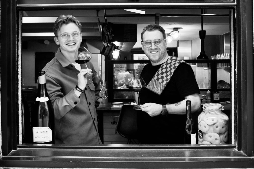 Kein Sommelier kann sich von seiner Begeisterung über Säure, Mineralität, Herkunft und Klarheit lösen. Sommeliers suchen oft bei ihren Weinen die Authentizität und die Klarheit. Konsumenten suchen dann doch eher die Komfortzonen. Im À-la-carte-Restaurant werden zwangsläufig viel mehr Flaschen als Weinbegleitungen getrunken. Wenn man sein Ego ein wenig zurücknimmt und offen ist für neue Ideen, dann kann eine Doppelspitze sehr, sehr gut laufen. Ein Sommelier zeigt seine Qualität wirklich erst am Gast. Ein guter Sommelier definiert sich über seine Kommunikation und natürlich auch darüber, wie er mit den Flaschen umgeht. Bei der Auswahl für eine größere Gruppe gelten ganz andere Kriterien. Ein Sommelier muss sich selbst finanzieren und ist maßgeblich für die Profitabilität des Unternehmens mitverantwortlich. Servicezeit ist Gastzeit. Das Wichtigste ist immer, dem Gast das Gefühl der Zeitlosigkeit zu geben. Wein braucht nicht zu viel Show. Grundsätzlich wird oft zu schnell karaffiert, und nicht selten nimmt man dem Gast damit viel Erlebnis. Das Wichtigste ist der persönliche Service. Es ist sehr selten geworden, dass man in ein Restaurant geht, in dem 19 Tische bespielt werden und nicht Schema F gefahren wird. Es ist gut, beim Service mit Standards zu beginnen, wenn man den Gast nicht kennt, aber im Laufe des Besuches sollte man seinen Service immer individueller an den Gast anpassen. Man sollte beim Service Individualität immer weit über Dogmatik stellen. Flexibilität ist im Service enorm wichtig. Gute Küche kann einen schlechten Service nicht rausreißen, aber ein guter Service kann bei einem Küchen-Fauxpas helfen. Die Weinkarte, die Weinauswahl kann ein gutes Fundament für ein Restaurant sein und auch den Stil prägen, aber das, was den Gast dann wirklich hält, ist ein guter Service. Als Sommelier verbringt man mehr Zeit im Restaurant als im eigenen Wohnzimmer, daher ist es enorm wichtig, dass die Grundphilosophie des Hauses zu einem persönlich passt. Es muss sich jeder Mitarbeiter in einem Restaurant wohl, sicher und souverän fühlen.