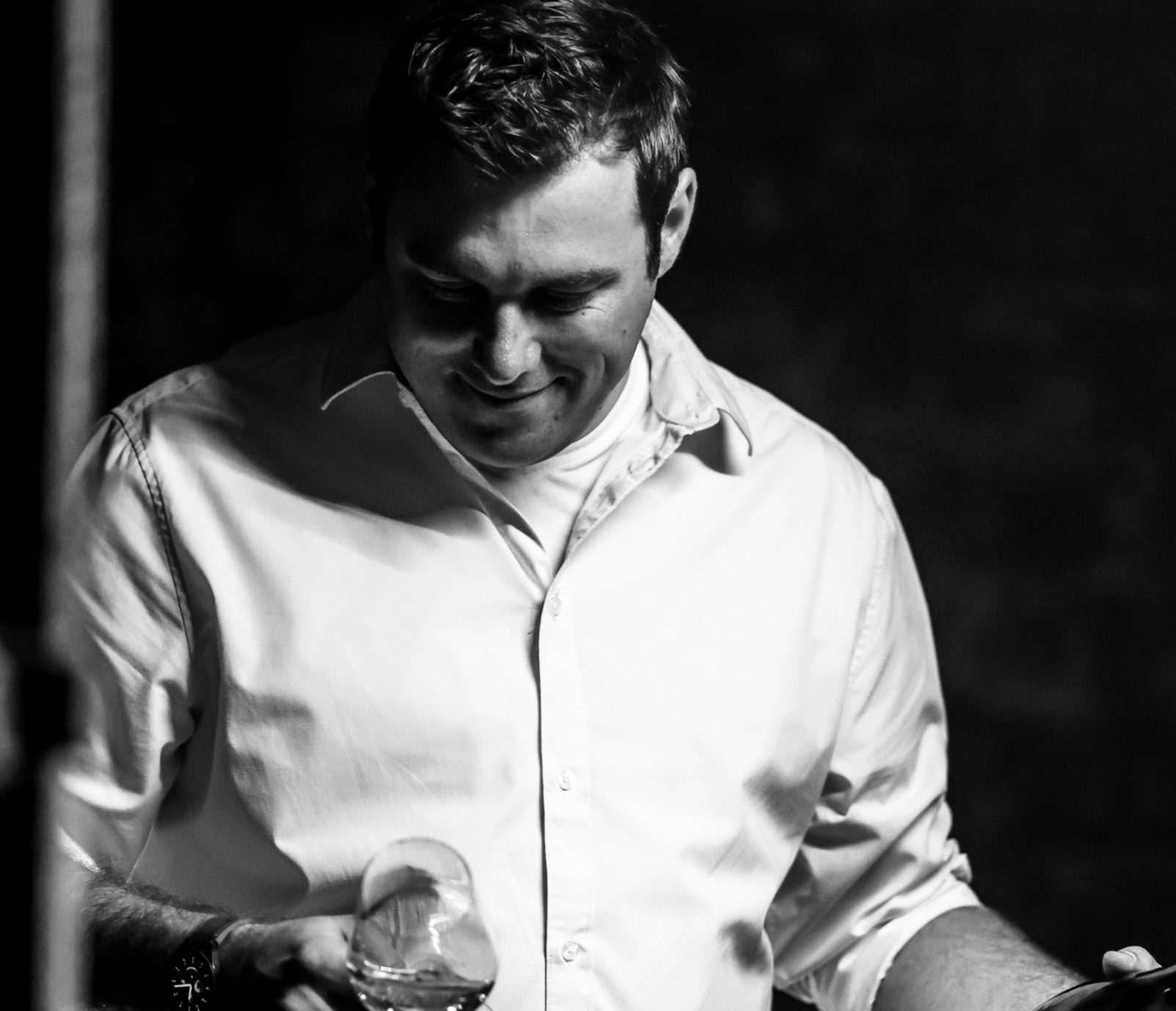 wein, weinsorte, rotwein, weißwein, roséwein, weingut, sommelier, sommellerie, weinprobe, weinverkostung, weinbewertung, weinwissen, weinbeschreibung, weincharakter, weinaromen, weinempfehlung, weinberatung, weintipp, weinpairing, foodpairing, weinbegleitung, wein und essen, wein zum fisch, wein zum steak, wein zu käse, wein zu pasta, wein zum dessert, weinmenü, fine dining, gastronomie, restaurantwein, haubenrestaurant, michelin, delice stuttgart, weinliste, weinkarte, weinauswahl, servicekultur, servicekunst, gastgeber, sommelierschule, sommelierschein, sommelierschulung, sensorik, weinsensorik, aromarad, geschmacksprofil, terroir, weinbau, weinrebe, rebsorte, weinberg, weinregion, herkunft, weinland, weinbaugebiet, deutschlandwein, italienwein, französischer wein, spanischer wein, österreichwein, schweizer wein, südafrika wein, kalifornien wein, napa valley, bordeaux, burgund, chianti, rioja, ribera del duero, moselwein, pfalzwein, rheingau, rheinhessen, frankenwein, badenwein, sachsenwein, saale-unstrut, elsasswein, piemontwein, barolo, barbaresco, brunello, amarone, valpolicella, prosecco, franciacorta, champagne, cremants, sekt, deutscher sekt, schaumwein, stillwein, natural wine, orange wine, biodynamischer wein, biowein, veganer wein, nachhaltiger wein, weinherstellung, kelterung, gärung, malolaktische gärung, ausbau, barrique, holzfass, edelstahltank, flaschenreife, dekantieren, karaffieren, weinservice, trinktemperatur, weinglas, zieher vision, zieher glass, burgunderglas, rieslingglas, universalglas, rotweinglas, weißweinglas, glasform, aromaentfaltung, glasempfehlung, weinlagerung, weinkeller, weinklimaschrank, weintemperierung, korken, schraubverschluss, naturkork, glasverschluss, korkfehler, oxidation, belüftung, sediment, depot, weinflecken, weinstein, weinfehler, schwefel, säure, restzucker, trocken, halbtrocken, feinherb, lieblich, süßwein, dessertwein, eiswein, beerenauslese, trockenbeerenauslese, spätlese, auslese, kabinett, pradikatswein, qualitätswein, tafelwein, landwein, weingesetz, appellation, docg, aoc, d.o., vdp, grosses gewächs, erste lage, weinbewertungssystem, parker punkte, falstaff punkte, vinum, wein plus, tasting note, verkostungsnotiz, farbe, bukett, duft, mundgefühl, struktur, körper, tannin, abgang, länge, komplexität, balance, mineralität, frucht, würze, florale noten, kräuter, vanille, toast, mokka, leder, erde, stein, graphite, salz, kalk, kirsche, pflaume, himbeere, brombeere, apfel, birne, zitrus, limette, grapefruit, ananas, mango, pfirsich, marille, honig, haselnuss, mandel, butter, karamell, rauch, pfeffer, balsamico, eukalyptus, menthol, kräuterwürze, kräuterduft, rosennote, veilchen, lavendel, wacholder, muskat, zimt, nelke, kumin, schokolade, kaffeebohne, toastbrot, hefe, brioche, kreide, mineralisch, floral, würzig, fruchtig, elegant, kräftig, rund, harmonisch, frisch, kühl, linear, lang, dicht, filigran, stoffig, samtig, cremig, lebendig, fein, komplex, tief, delikat, zart, salzig, kalkig, rauchig, reif, jugendlich, balanciert, animierend, expressiv, subtil, konzentriert, trinkreif, lagerfähig, jahrgang, jahrgangstiefe, jahrgangsvergleich, klimawandel, hitzejahrgang, weinqualität, erntezeitpunkt, handlese, selektion, weinlese, mostgewicht, oechsle, weinsäure, weinzucker, weinalkohol, alkoholgehalt, restzuckeranalyse, ph-wert, schwefelung, filtrierung, unfiltriert, weinbereitung, cuvée, reinsortig, assemblage, blend, fassprobe, bottling, degorgieren, dégorgement, dosage, brut, extra brut, sec, demi sec, doux, reserve, vintage, non vintage, jahrgangssekt, prestige cuvée, grand cru, premier cru, village, cru classé, estate, domaine, tenuta, bodega, château, weingutsführung, weinverkauf, weinhandlung, onlineweinhandel, weinshop, vinothek, weinmesse, weinevent, weinfestival, weingala, weinreise, weintourismus, tasting flight, masterclass, sommelierschule, weinakademie, weinseminar, sensoriktraining, degustation, blindverkostung, vergleichsprobe, horizontale verkostung, vertikale verkostung, weinbeschreibung schreiben, tasting note vorlage, aroma erkennen, wein bewerten, wein empfehlen, best wine germany, best sommeliers, deutscher sommelierverband, wset, court of master sommeliers, weinexperte, weinkritiker, weinjournalismus, weinblog, weinpodcast, weinmagazin, weinwissen online, gastrokultur, kulinarik, gourmet, fine dining szene, sterneküche, haubenküche, pairing idee, menübegleitung, amuse bouche, wein zum käse, wein zum dessert, aperitif, digestif, wein und sake, sakepairing, champagnerpairing, rosétrends, naturalwine trend, orange wine trend, zero dosage, low intervention, slow wine, nachhaltigkeit im weinbau, regenerative weinwirtschaft, biodynamik, demeter, ecovin, fair’n green, klimaneutraler wein, co2 bilanz wein, glas vs bag in box, wein innovation, alkoholfreier wein, entalkoholisierter wein, wein ohne alkohol, wein mit wenig alkohol, leichte weine, sommerwein, winterwein, festtagswein, weihnachtswein, osterwein, grillwein, terrassewein, picknickwein, aperitifwein, brunchwein, valentinstag wein, muttertag wein, geschenkwein, weingeschenk, firmengeschenk, personalisiertes etikett, flaschenetikett, etikettendesign, korkenzieher, sommeliermesser, dekantierkaraffe, weinausgießer, weinthermometer, flaschenverschluss, weinaccessoires, weinreinigung, glasreinigung, weinglaspolitur, weingläser kaufen, zieher gläser, zieher vision balance, zieher vision intense, zieher vision fresh, zieher vision straight, zieher vision graceful, zieher vision rich, zieher vision delicate, glastest, aromaentwicklung, gläservergleich, weinservice im restaurant, serviceprotokoll, mise en place wein, gastansprache, storytelling am tisch, weinphilosophie, emotion im service, gastzufriedenheit, feinsinn, wein und kultur, wein und kunst, wein und musik, wein und literatur, wein und reisen, weinregion italien, weinregion frankreich, weinregion deutschland, region stuttgart, wein aus württemberg, neckartal wein, remstal, heilbronner weinstraße, wein aus der pfalz, wein aus baden, wein aus franken, wein aus der mosel, rheingau riesling, pfälzer chardonnay, deutscher pinot noir, spätburgunder, grauburgunder, weissburgunder, silvaner, riesling, sauvignon blanc, muskateller, scheurebe, gewürztraminer, chardonnay, pinot blanc, pinot gris, pinot noir, nebbiolo, sangiovese, tempranillo, cabernet sauvignon, merlot, syrah, grenache, carignan, malbec, zinfandel, shiraz, touriga nacional, albariño, vermentino, verdejo, grüner veltliner, blaufränkisch, zweigelt, saint laurent, tannat, barbera, dolcetto, aglianico, nero d’avola, cortese, garganega, viognier, marsanne, roussanne, chenin blanc, rieslaner, muscadet, viura, clairette, semillon, weintrend, sommelierszene, weinkultur deutschland, europäische weinkultur, neue weinwelt, alte welt wein, moderne weininterpretation, weinphilosophie, serviceleidenschaft, gastgeberschaft, sinneswahrnehmung, geschmackstraining, feine aromatik, elegance im glas, balance im wein, weincharme, weinleidenschaft, genusskultur, lebensfreude, genussmoment, stilvoll trinken, wein erleben, wein entdecken, wein verstehen, wein teilen, wein genießen, wein erleben podcast, sommelier interview, evangelos pattas, delice restaurant, stuttgart fine dining, silvio nitzsche podcast, sommeliers erzählen, weinwissen teilen, deutsche sommellerie, weinleidenschaft deutschland, kultur des genusses, wein und leben, kunst des servierens, stille eleganz, wein als beziehung, genuss im glas, handwerk im service, achtsamkeit im wein, feine noten, große momente, leben mit wein, service und seele, wein als sprache, die kunst des pairings.