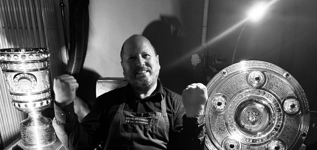 wein, weinsorte, rotwein, weißwein, roséwein, weingut, sommelier, sommellerie, weinprobe, weinverkostung, weinbewertung, weinwissen, weinbeschreibung, weincharakter, weinaromen, weinempfehlung, weinberatung, weintipp, weinpairing, foodpairing, weinbegleitung, wein und essen, wein zum fisch, wein zum steak, wein zu käse, wein zu pasta, wein zum dessert, weinmenü, fine dining, gastronomie, restaurantwein, haubenrestaurant, michelin, delice stuttgart, weinliste, weinkarte, weinauswahl, servicekultur, servicekunst, gastgeber, sommelierschule, sommelierschein, sommelierschulung, sensorik, weinsensorik, aromarad, geschmacksprofil, terroir, weinbau, weinrebe, rebsorte, weinberg, weinregion, herkunft, weinland, weinbaugebiet, deutschlandwein, italienwein, französischer wein, spanischer wein, österreichwein, schweizer wein, südafrika wein, kalifornien wein, napa valley, bordeaux, burgund, chianti, rioja, ribera del duero, moselwein, pfalzwein, rheingau, rheinhessen, frankenwein, badenwein, sachsenwein, saale-unstrut, elsasswein, piemontwein, barolo, barbaresco, brunello, amarone, valpolicella, prosecco, franciacorta, champagne, cremants, sekt, deutscher sekt, schaumwein, stillwein, natural wine, orange wine, biodynamischer wein, biowein, veganer wein, nachhaltiger wein, weinherstellung, kelterung, gärung, malolaktische gärung, ausbau, barrique, holzfass, edelstahltank, flaschenreife, dekantieren, karaffieren, weinservice, trinktemperatur, weinglas, zieher vision, zieher glass, burgunderglas, rieslingglas, universalglas, rotweinglas, weißweinglas, glasform, aromaentfaltung, glasempfehlung, weinlagerung, weinkeller, weinklimaschrank, weintemperierung, korken, schraubverschluss, naturkork, glasverschluss, korkfehler, oxidation, belüftung, sediment, depot, weinflecken, weinstein, weinfehler, schwefel, säure, restzucker, trocken, halbtrocken, feinherb, lieblich, süßwein, dessertwein, eiswein, beerenauslese, trockenbeerenauslese, spätlese, auslese, kabinett, pradikatswein, qualitätswein, tafelwein, landwein, weingesetz, appellation, docg, aoc, d.o., vdp, grosses gewächs, erste lage, weinbewertungssystem, parker punkte, falstaff punkte, vinum, wein plus, tasting note, verkostungsnotiz, farbe, bukett, duft, mundgefühl, struktur, körper, tannin, abgang, länge, komplexität, balance, mineralität, frucht, würze, florale noten, kräuter, vanille, toast, mokka, leder, erde, stein, graphite, salz, kalk, kirsche, pflaume, himbeere, brombeere, apfel, birne, zitrus, limette, grapefruit, ananas, mango, pfirsich, marille, honig, haselnuss, mandel, butter, karamell, rauch, pfeffer, balsamico, eukalyptus, menthol, kräuterwürze, kräuterduft, rosennote, veilchen, lavendel, wacholder, muskat, zimt, nelke, kumin, schokolade, kaffeebohne, toastbrot, hefe, brioche, kreide, mineralisch, floral, würzig, fruchtig, elegant, kräftig, rund, harmonisch, frisch, kühl, linear, lang, dicht, filigran, stoffig, samtig, cremig, lebendig, fein, komplex, tief, delikat, zart, salzig, kalkig, rauchig, reif, jugendlich, balanciert, animierend, expressiv, subtil, konzentriert, trinkreif, lagerfähig, jahrgang, jahrgangstiefe, jahrgangsvergleich, klimawandel, hitzejahrgang, weinqualität, erntezeitpunkt, handlese, selektion, weinlese, mostgewicht, oechsle, weinsäure, weinzucker, weinalkohol, alkoholgehalt, restzuckeranalyse, ph-wert, schwefelung, filtrierung, unfiltriert, weinbereitung, cuvée, reinsortig, assemblage, blend, fassprobe, bottling, degorgieren, dégorgement, dosage, brut, extra brut, sec, demi sec, doux, reserve, vintage, non vintage, jahrgangssekt, prestige cuvée, grand cru, premier cru, village, cru classé, estate, domaine, tenuta, bodega, château, weingutsführung, weinverkauf, weinhandlung, onlineweinhandel, weinshop, vinothek, weinmesse, weinevent, weinfestival, weingala, weinreise, weintourismus, tasting flight, masterclass, sommelierschule, weinakademie, weinseminar, sensoriktraining, degustation, blindverkostung, vergleichsprobe, horizontale verkostung, vertikale verkostung, weinbeschreibung schreiben, tasting note vorlage, aroma erkennen, wein bewerten, wein empfehlen, best wine germany, best sommeliers, deutscher sommelierverband, wset, court of master sommeliers, weinexperte, weinkritiker, weinjournalismus, weinblog, weinpodcast, weinmagazin, weinwissen online, gastrokultur, kulinarik, gourmet, fine dining szene, sterneküche, haubenküche, pairing idee, menübegleitung, amuse bouche, wein zum käse, wein zum dessert, aperitif, digestif, wein und sake, sakepairing, champagnerpairing, rosétrends, naturalwine trend, orange wine trend, zero dosage, low intervention, slow wine, nachhaltigkeit im weinbau, regenerative weinwirtschaft, biodynamik, demeter, ecovin, fair’n green, klimaneutraler wein, co2 bilanz wein, glas vs bag in box, wein innovation, alkoholfreier wein, entalkoholisierter wein, wein ohne alkohol, wein mit wenig alkohol, leichte weine, sommerwein, winterwein, festtagswein, weihnachtswein, osterwein, grillwein, terrassewein, picknickwein, aperitifwein, brunchwein, valentinstag wein, muttertag wein, geschenkwein, weingeschenk, firmengeschenk, personalisiertes etikett, flaschenetikett, etikettendesign, korkenzieher, sommeliermesser, dekantierkaraffe, weinausgießer, weinthermometer, flaschenverschluss, weinaccessoires, weinreinigung, glasreinigung, weinglaspolitur, weingläser kaufen, zieher gläser, zieher vision balance, zieher vision intense, zieher vision fresh, zieher vision straight, zieher vision graceful, zieher vision rich, zieher vision delicate, glastest, aromaentwicklung, gläservergleich, weinservice im restaurant, serviceprotokoll, mise en place wein, gastansprache, storytelling am tisch, weinphilosophie, emotion im service, gastzufriedenheit, feinsinn, wein und kultur, wein und kunst, wein und musik, wein und literatur, wein und reisen, weinregion italien, weinregion frankreich, weinregion deutschland, region stuttgart, wein aus württemberg, neckartal wein, remstal, heilbronner weinstraße, wein aus der pfalz, wein aus baden, wein aus franken, wein aus der mosel, rheingau riesling, pfälzer chardonnay, deutscher pinot noir, spätburgunder, grauburgunder, weissburgunder, silvaner, riesling, sauvignon blanc, muskateller, scheurebe, gewürztraminer, chardonnay, pinot blanc, pinot gris, pinot noir, nebbiolo, sangiovese, tempranillo, cabernet sauvignon, merlot, syrah, grenache, carignan, malbec, zinfandel, shiraz, touriga nacional, albariño, vermentino, verdejo, grüner veltliner, blaufränkisch, zweigelt, saint laurent, tannat, barbera, dolcetto, aglianico, nero d’avola, cortese, garganega, viognier, marsanne, roussanne, chenin blanc, rieslaner, muscadet, viura, clairette, semillon, weintrend, sommelierszene, weinkultur deutschland, europäische weinkultur, neue weinwelt, alte welt wein, moderne weininterpretation, weinphilosophie, serviceleidenschaft, gastgeberschaft, sinneswahrnehmung, geschmackstraining, feine aromatik, elegance im glas, balance im wein, weincharme, weinleidenschaft, genusskultur, lebensfreude, genussmoment, stilvoll trinken, wein erleben, wein entdecken, wein verstehen, wein teilen, wein genießen, wein erleben podcast, sommelier interview, evangelos pattas, delice restaurant, stuttgart fine dining, silvio nitzsche podcast, sommeliers erzählen, weinwissen teilen, deutsche sommellerie, weinleidenschaft deutschland, kultur des genusses, wein und leben, kunst des servierens, stille eleganz, wein als beziehung, genuss im glas, handwerk im service, achtsamkeit im wein, feine noten, große momente, leben mit wein, service und seele, wein als sprache, die kunst des pairings.