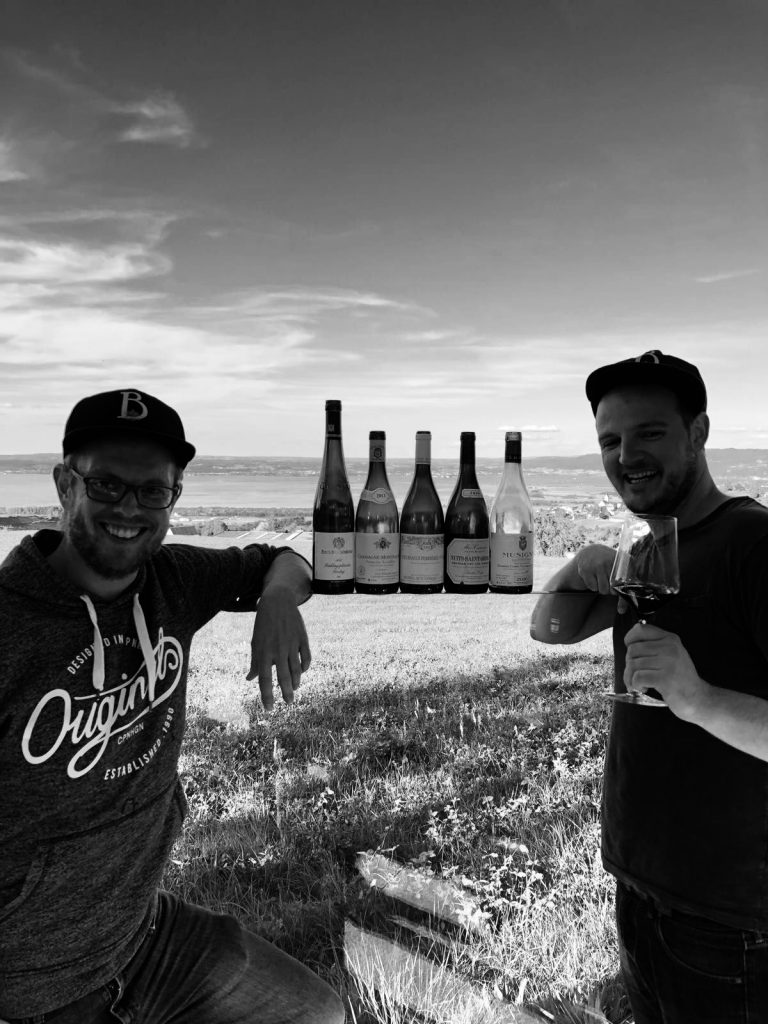 wein, weinsorte, rotwein, weißwein, roséwein, weingut, sommelier, sommellerie, weinprobe, weinverkostung, weinbewertung, weinwissen, weinbeschreibung, weincharakter, weinaromen, weinempfehlung, weinberatung, weintipp, weinpairing, foodpairing, weinbegleitung, wein und essen, wein zum fisch, wein zum steak, wein zu käse, wein zu pasta, wein zum dessert, weinmenü, fine dining, gastronomie, restaurantwein, haubenrestaurant, michelin, delice stuttgart, weinliste, weinkarte, weinauswahl, servicekultur, servicekunst, gastgeber, sommelierschule, sommelierschein, sommelierschulung, sensorik, weinsensorik, aromarad, geschmacksprofil, terroir, weinbau, weinrebe, rebsorte, weinberg, weinregion, herkunft, weinland, weinbaugebiet, deutschlandwein, italienwein, französischer wein, spanischer wein, österreichwein, schweizer wein, südafrika wein, kalifornien wein, napa valley, bordeaux, burgund, chianti, rioja, ribera del duero, moselwein, pfalzwein, rheingau, rheinhessen, frankenwein, badenwein, sachsenwein, saale-unstrut, elsasswein, piemontwein, barolo, barbaresco, brunello, amarone, valpolicella, prosecco, franciacorta, champagne, cremants, sekt, deutscher sekt, schaumwein, stillwein, natural wine, orange wine, biodynamischer wein, biowein, veganer wein, nachhaltiger wein, weinherstellung, kelterung, gärung, malolaktische gärung, ausbau, barrique, holzfass, edelstahltank, flaschenreife, dekantieren, karaffieren, weinservice, trinktemperatur, weinglas, zieher vision, zieher glass, burgunderglas, rieslingglas, universalglas, rotweinglas, weißweinglas, glasform, aromaentfaltung, glasempfehlung, weinlagerung, weinkeller, weinklimaschrank, weintemperierung, korken, schraubverschluss, naturkork, glasverschluss, korkfehler, oxidation, belüftung, sediment, depot, weinflecken, weinstein, weinfehler, schwefel, säure, restzucker, trocken, halbtrocken, feinherb, lieblich, süßwein, dessertwein, eiswein, beerenauslese, trockenbeerenauslese, spätlese, auslese, kabinett, pradikatswein, qualitätswein, tafelwein, landwein, weingesetz, appellation, docg, aoc, d.o., vdp, grosses gewächs, erste lage, weinbewertungssystem, parker punkte, falstaff punkte, vinum, wein plus, tasting note, verkostungsnotiz, farbe, bukett, duft, mundgefühl, struktur, körper, tannin, abgang, länge, komplexität, balance, mineralität, frucht, würze, florale noten, kräuter, vanille, toast, mokka, leder, erde, stein, graphite, salz, kalk, kirsche, pflaume, himbeere, brombeere, apfel, birne, zitrus, limette, grapefruit, ananas, mango, pfirsich, marille, honig, haselnuss, mandel, butter, karamell, rauch, pfeffer, balsamico, eukalyptus, menthol, kräuterwürze, kräuterduft, rosennote, veilchen, lavendel, wacholder, muskat, zimt, nelke, kumin, schokolade, kaffeebohne, toastbrot, hefe, brioche, kreide, mineralisch, floral, würzig, fruchtig, elegant, kräftig, rund, harmonisch, frisch, kühl, linear, lang, dicht, filigran, stoffig, samtig, cremig, lebendig, fein, komplex, tief, delikat, zart, salzig, kalkig, rauchig, reif, jugendlich, balanciert, animierend, expressiv, subtil, konzentriert, trinkreif, lagerfähig, jahrgang, jahrgangstiefe, jahrgangsvergleich, klimawandel, hitzejahrgang, weinqualität, erntezeitpunkt, handlese, selektion, weinlese, mostgewicht, oechsle, weinsäure, weinzucker, weinalkohol, alkoholgehalt, restzuckeranalyse, ph-wert, schwefelung, filtrierung, unfiltriert, weinbereitung, cuvée, reinsortig, assemblage, blend, fassprobe, bottling, degorgieren, dégorgement, dosage, brut, extra brut, sec, demi sec, doux, reserve, vintage, non vintage, jahrgangssekt, prestige cuvée, grand cru, premier cru, village, cru classé, estate, domaine, tenuta, bodega, château, weingutsführung, weinverkauf, weinhandlung, onlineweinhandel, weinshop, vinothek, weinmesse, weinevent, weinfestival, weingala, weinreise, weintourismus, tasting flight, masterclass, sommelierschule, weinakademie, weinseminar, sensoriktraining, degustation, blindverkostung, vergleichsprobe, horizontale verkostung, vertikale verkostung, weinbeschreibung schreiben, tasting note vorlage, aroma erkennen, wein bewerten, wein empfehlen, best wine germany, best sommeliers, deutscher sommelierverband, wset, court of master sommeliers, weinexperte, weinkritiker, weinjournalismus, weinblog, weinpodcast, weinmagazin, weinwissen online, gastrokultur, kulinarik, gourmet, fine dining szene, sterneküche, haubenküche, pairing idee, menübegleitung, amuse bouche, wein zum käse, wein zum dessert, aperitif, digestif, wein und sake, sakepairing, champagnerpairing, rosétrends, naturalwine trend, orange wine trend, zero dosage, low intervention, slow wine, nachhaltigkeit im weinbau, regenerative weinwirtschaft, biodynamik, demeter, ecovin, fair’n green, klimaneutraler wein, co2 bilanz wein, glas vs bag in box, wein innovation, alkoholfreier wein, entalkoholisierter wein, wein ohne alkohol, wein mit wenig alkohol, leichte weine, sommerwein, winterwein, festtagswein, weihnachtswein, osterwein, grillwein, terrassewein, picknickwein, aperitifwein, brunchwein, valentinstag wein, muttertag wein, geschenkwein, weingeschenk, firmengeschenk, personalisiertes etikett, flaschenetikett, etikettendesign, korkenzieher, sommeliermesser, dekantierkaraffe, weinausgießer, weinthermometer, flaschenverschluss, weinaccessoires, weinreinigung, glasreinigung, weinglaspolitur, weingläser kaufen, zieher gläser, zieher vision balance, zieher vision intense, zieher vision fresh, zieher vision straight, zieher vision graceful, zieher vision rich, zieher vision delicate, glastest, aromaentwicklung, gläservergleich, weinservice im restaurant, serviceprotokoll, mise en place wein, gastansprache, storytelling am tisch, weinphilosophie, emotion im service, gastzufriedenheit, feinsinn, wein und kultur, wein und kunst, wein und musik, wein und literatur, wein und reisen, weinregion italien, weinregion frankreich, weinregion deutschland, region stuttgart, wein aus württemberg, neckartal wein, remstal, heilbronner weinstraße, wein aus der pfalz, wein aus baden, wein aus franken, wein aus der mosel, rheingau riesling, pfälzer chardonnay, deutscher pinot noir, spätburgunder, grauburgunder, weissburgunder, silvaner, riesling, sauvignon blanc, muskateller, scheurebe, gewürztraminer, chardonnay, pinot blanc, pinot gris, pinot noir, nebbiolo, sangiovese, tempranillo, cabernet sauvignon, merlot, syrah, grenache, carignan, malbec, zinfandel, shiraz, touriga nacional, albariño, vermentino, verdejo, grüner veltliner, blaufränkisch, zweigelt, saint laurent, tannat, barbera, dolcetto, aglianico, nero d’avola, cortese, garganega, viognier, marsanne, roussanne, chenin blanc, rieslaner, muscadet, viura, clairette, semillon, weintrend, sommelierszene, weinkultur deutschland, europäische weinkultur, neue weinwelt, alte welt wein, moderne weininterpretation, weinphilosophie, serviceleidenschaft, gastgeberschaft, sinneswahrnehmung, geschmackstraining, feine aromatik, elegance im glas, balance im wein, weincharme, weinleidenschaft, genusskultur, lebensfreude, genussmoment, stilvoll trinken, wein erleben, wein entdecken, wein verstehen, wein teilen, wein genießen, wein erleben podcast, sommelier interview, evangelos pattas, delice restaurant, stuttgart fine dining, silvio nitzsche podcast, sommeliers erzählen, weinwissen teilen, deutsche sommellerie, weinleidenschaft deutschland, kultur des genusses, wein und leben, kunst des servierens, stille eleganz, wein als beziehung, genuss im glas, handwerk im service, achtsamkeit im wein, feine noten, große momente, leben mit wein, service und seele, wein als sprache, die kunst des pairings.