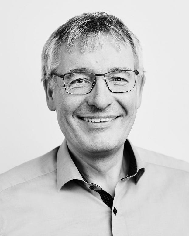 wein, weinsorte, rotwein, weißwein, roséwein, weingut, sommelier, sommellerie, weinprobe, weinverkostung, weinbewertung, weinwissen, weinbeschreibung, weincharakter, weinaromen, weinempfehlung, weinberatung, weintipp, weinpairing, foodpairing, weinbegleitung, wein und essen, wein zum fisch, wein zum steak, wein zu käse, wein zu pasta, wein zum dessert, weinmenü, fine dining, gastronomie, restaurantwein, haubenrestaurant, michelin, delice stuttgart, weinliste, weinkarte, weinauswahl, servicekultur, servicekunst, gastgeber, sommelierschule, sommelierschein, sommelierschulung, sensorik, weinsensorik, aromarad, geschmacksprofil, terroir, weinbau, weinrebe, rebsorte, weinberg, weinregion, herkunft, weinland, weinbaugebiet, deutschlandwein, italienwein, französischer wein, spanischer wein, österreichwein, schweizer wein, südafrika wein, kalifornien wein, napa valley, bordeaux, burgund, chianti, rioja, ribera del duero, moselwein, pfalzwein, rheingau, rheinhessen, frankenwein, badenwein, sachsenwein, saale-unstrut, elsasswein, piemontwein, barolo, barbaresco, brunello, amarone, valpolicella, prosecco, franciacorta, champagne, cremants, sekt, deutscher sekt, schaumwein, stillwein, natural wine, orange wine, biodynamischer wein, biowein, veganer wein, nachhaltiger wein, weinherstellung, kelterung, gärung, malolaktische gärung, ausbau, barrique, holzfass, edelstahltank, flaschenreife, dekantieren, karaffieren, weinservice, trinktemperatur, weinglas, zieher vision, zieher glass, burgunderglas, rieslingglas, universalglas, rotweinglas, weißweinglas, glasform, aromaentfaltung, glasempfehlung, weinlagerung, weinkeller, weinklimaschrank, weintemperierung, korken, schraubverschluss, naturkork, glasverschluss, korkfehler, oxidation, belüftung, sediment, depot, weinflecken, weinstein, weinfehler, schwefel, säure, restzucker, trocken, halbtrocken, feinherb, lieblich, süßwein, dessertwein, eiswein, beerenauslese, trockenbeerenauslese, spätlese, auslese, kabinett, pradikatswein, qualitätswein, tafelwein, landwein, weingesetz, appellation, docg, aoc, d.o., vdp, grosses gewächs, erste lage, weinbewertungssystem, parker punkte, falstaff punkte, vinum, wein plus, tasting note, verkostungsnotiz, farbe, bukett, duft, mundgefühl, struktur, körper, tannin, abgang, länge, komplexität, balance, mineralität, frucht, würze, florale noten, kräuter, vanille, toast, mokka, leder, erde, stein, graphite, salz, kalk, kirsche, pflaume, himbeere, brombeere, apfel, birne, zitrus, limette, grapefruit, ananas, mango, pfirsich, marille, honig, haselnuss, mandel, butter, karamell, rauch, pfeffer, balsamico, eukalyptus, menthol, kräuterwürze, kräuterduft, rosennote, veilchen, lavendel, wacholder, muskat, zimt, nelke, kumin, schokolade, kaffeebohne, toastbrot, hefe, brioche, kreide, mineralisch, floral, würzig, fruchtig, elegant, kräftig, rund, harmonisch, frisch, kühl, linear, lang, dicht, filigran, stoffig, samtig, cremig, lebendig, fein, komplex, tief, delikat, zart, salzig, kalkig, rauchig, reif, jugendlich, balanciert, animierend, expressiv, subtil, konzentriert, trinkreif, lagerfähig, jahrgang, jahrgangstiefe, jahrgangsvergleich, klimawandel, hitzejahrgang, weinqualität, erntezeitpunkt, handlese, selektion, weinlese, mostgewicht, oechsle, weinsäure, weinzucker, weinalkohol, alkoholgehalt, restzuckeranalyse, ph-wert, schwefelung, filtrierung, unfiltriert, weinbereitung, cuvée, reinsortig, assemblage, blend, fassprobe, bottling, degorgieren, dégorgement, dosage, brut, extra brut, sec, demi sec, doux, reserve, vintage, non vintage, jahrgangssekt, prestige cuvée, grand cru, premier cru, village, cru classé, estate, domaine, tenuta, bodega, château, weingutsführung, weinverkauf, weinhandlung, onlineweinhandel, weinshop, vinothek, weinmesse, weinevent, weinfestival, weingala, weinreise, weintourismus, tasting flight, masterclass, sommelierschule, weinakademie, weinseminar, sensoriktraining, degustation, blindverkostung, vergleichsprobe, horizontale verkostung, vertikale verkostung, weinbeschreibung schreiben, tasting note vorlage, aroma erkennen, wein bewerten, wein empfehlen, best wine germany, best sommeliers, deutscher sommelierverband, wset, court of master sommeliers, weinexperte, weinkritiker, weinjournalismus, weinblog, weinpodcast, weinmagazin, weinwissen online, gastrokultur, kulinarik, gourmet, fine dining szene, sterneküche, haubenküche, pairing idee, menübegleitung, amuse bouche, wein zum käse, wein zum dessert, aperitif, digestif, wein und sake, sakepairing, champagnerpairing, rosétrends, naturalwine trend, orange wine trend, zero dosage, low intervention, slow wine, nachhaltigkeit im weinbau, regenerative weinwirtschaft, biodynamik, demeter, ecovin, fair’n green, klimaneutraler wein, co2 bilanz wein, glas vs bag in box, wein innovation, alkoholfreier wein, entalkoholisierter wein, wein ohne alkohol, wein mit wenig alkohol, leichte weine, sommerwein, winterwein, festtagswein, weihnachtswein, osterwein, grillwein, terrassewein, picknickwein, aperitifwein, brunchwein, valentinstag wein, muttertag wein, geschenkwein, weingeschenk, firmengeschenk, personalisiertes etikett, flaschenetikett, etikettendesign, korkenzieher, sommeliermesser, dekantierkaraffe, weinausgießer, weinthermometer, flaschenverschluss, weinaccessoires, weinreinigung, glasreinigung, weinglaspolitur, weingläser kaufen, zieher gläser, zieher vision balance, zieher vision intense, zieher vision fresh, zieher vision straight, zieher vision graceful, zieher vision rich, zieher vision delicate, glastest, aromaentwicklung, gläservergleich, weinservice im restaurant, serviceprotokoll, mise en place wein, gastansprache, storytelling am tisch, weinphilosophie, emotion im service, gastzufriedenheit, feinsinn, wein und kultur, wein und kunst, wein und musik, wein und literatur, wein und reisen, weinregion italien, weinregion frankreich, weinregion deutschland, region stuttgart, wein aus württemberg, neckartal wein, remstal, heilbronner weinstraße, wein aus der pfalz, wein aus baden, wein aus franken, wein aus der mosel, rheingau riesling, pfälzer chardonnay, deutscher pinot noir, spätburgunder, grauburgunder, weissburgunder, silvaner, riesling, sauvignon blanc, muskateller, scheurebe, gewürztraminer, chardonnay, pinot blanc, pinot gris, pinot noir, nebbiolo, sangiovese, tempranillo, cabernet sauvignon, merlot, syrah, grenache, carignan, malbec, zinfandel, shiraz, touriga nacional, albariño, vermentino, verdejo, grüner veltliner, blaufränkisch, zweigelt, saint laurent, tannat, barbera, dolcetto, aglianico, nero d’avola, cortese, garganega, viognier, marsanne, roussanne, chenin blanc, rieslaner, muscadet, viura, clairette, semillon, weintrend, sommelierszene, weinkultur deutschland, europäische weinkultur, neue weinwelt, alte welt wein, moderne weininterpretation, weinphilosophie, serviceleidenschaft, gastgeberschaft, sinneswahrnehmung, geschmackstraining, feine aromatik, elegance im glas, balance im wein, weincharme, weinleidenschaft, genusskultur, lebensfreude, genussmoment, stilvoll trinken, wein erleben, wein entdecken, wein verstehen, wein teilen, wein genießen, wein erleben podcast, sommelier interview, evangelos pattas, delice restaurant, stuttgart fine dining, silvio nitzsche podcast, sommeliers erzählen, weinwissen teilen, deutsche sommellerie, weinleidenschaft deutschland, kultur des genusses, wein und leben, kunst des servierens, stille eleganz, wein als beziehung, genuss im glas, handwerk im service, achtsamkeit im wein, feine noten, große momente, leben mit wein, service und seele, wein als sprache, die kunst des pairings.