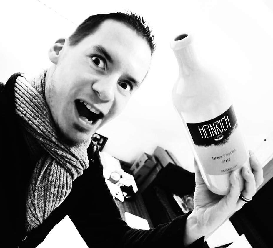 wein, weinsorte, rotwein, weißwein, roséwein, weingut, sommelier, sommellerie, weinprobe, weinverkostung, weinbewertung, weinwissen, weinbeschreibung, weincharakter, weinaromen, weinempfehlung, weinberatung, weintipp, weinpairing, foodpairing, weinbegleitung, wein und essen, wein zum fisch, wein zum steak, wein zu käse, wein zu pasta, wein zum dessert, weinmenü, fine dining, gastronomie, restaurantwein, haubenrestaurant, michelin, delice stuttgart, weinliste, weinkarte, weinauswahl, servicekultur, servicekunst, gastgeber, sommelierschule, sommelierschein, sommelierschulung, sensorik, weinsensorik, aromarad, geschmacksprofil, terroir, weinbau, weinrebe, rebsorte, weinberg, weinregion, herkunft, weinland, weinbaugebiet, deutschlandwein, italienwein, französischer wein, spanischer wein, österreichwein, schweizer wein, südafrika wein, kalifornien wein, napa valley, bordeaux, burgund, chianti, rioja, ribera del duero, moselwein, pfalzwein, rheingau, rheinhessen, frankenwein, badenwein, sachsenwein, saale-unstrut, elsasswein, piemontwein, barolo, barbaresco, brunello, amarone, valpolicella, prosecco, franciacorta, champagne, cremants, sekt, deutscher sekt, schaumwein, stillwein, natural wine, orange wine, biodynamischer wein, biowein, veganer wein, nachhaltiger wein, weinherstellung, kelterung, gärung, malolaktische gärung, ausbau, barrique, holzfass, edelstahltank, flaschenreife, dekantieren, karaffieren, weinservice, trinktemperatur, weinglas, zieher vision, zieher glass, burgunderglas, rieslingglas, universalglas, rotweinglas, weißweinglas, glasform, aromaentfaltung, glasempfehlung, weinlagerung, weinkeller, weinklimaschrank, weintemperierung, korken, schraubverschluss, naturkork, glasverschluss, korkfehler, oxidation, belüftung, sediment, depot, weinflecken, weinstein, weinfehler, schwefel, säure, restzucker, trocken, halbtrocken, feinherb, lieblich, süßwein, dessertwein, eiswein, beerenauslese, trockenbeerenauslese, spätlese, auslese, kabinett, pradikatswein, qualitätswein, tafelwein, landwein, weingesetz, appellation, docg, aoc, d.o., vdp, grosses gewächs, erste lage, weinbewertungssystem, parker punkte, falstaff punkte, vinum, wein plus, tasting note, verkostungsnotiz, farbe, bukett, duft, mundgefühl, struktur, körper, tannin, abgang, länge, komplexität, balance, mineralität, frucht, würze, florale noten, kräuter, vanille, toast, mokka, leder, erde, stein, graphite, salz, kalk, kirsche, pflaume, himbeere, brombeere, apfel, birne, zitrus, limette, grapefruit, ananas, mango, pfirsich, marille, honig, haselnuss, mandel, butter, karamell, rauch, pfeffer, balsamico, eukalyptus, menthol, kräuterwürze, kräuterduft, rosennote, veilchen, lavendel, wacholder, muskat, zimt, nelke, kumin, schokolade, kaffeebohne, toastbrot, hefe, brioche, kreide, mineralisch, floral, würzig, fruchtig, elegant, kräftig, rund, harmonisch, frisch, kühl, linear, lang, dicht, filigran, stoffig, samtig, cremig, lebendig, fein, komplex, tief, delikat, zart, salzig, kalkig, rauchig, reif, jugendlich, balanciert, animierend, expressiv, subtil, konzentriert, trinkreif, lagerfähig, jahrgang, jahrgangstiefe, jahrgangsvergleich, klimawandel, hitzejahrgang, weinqualität, erntezeitpunkt, handlese, selektion, weinlese, mostgewicht, oechsle, weinsäure, weinzucker, weinalkohol, alkoholgehalt, restzuckeranalyse, ph-wert, schwefelung, filtrierung, unfiltriert, weinbereitung, cuvée, reinsortig, assemblage, blend, fassprobe, bottling, degorgieren, dégorgement, dosage, brut, extra brut, sec, demi sec, doux, reserve, vintage, non vintage, jahrgangssekt, prestige cuvée, grand cru, premier cru, village, cru classé, estate, domaine, tenuta, bodega, château, weingutsführung, weinverkauf, weinhandlung, onlineweinhandel, weinshop, vinothek, weinmesse, weinevent, weinfestival, weingala, weinreise, weintourismus, tasting flight, masterclass, sommelierschule, weinakademie, weinseminar, sensoriktraining, degustation, blindverkostung, vergleichsprobe, horizontale verkostung, vertikale verkostung, weinbeschreibung schreiben, tasting note vorlage, aroma erkennen, wein bewerten, wein empfehlen, best wine germany, best sommeliers, deutscher sommelierverband, wset, court of master sommeliers, weinexperte, weinkritiker, weinjournalismus, weinblog, weinpodcast, weinmagazin, weinwissen online, gastrokultur, kulinarik, gourmet, fine dining szene, sterneküche, haubenküche, pairing idee, menübegleitung, amuse bouche, wein zum käse, wein zum dessert, aperitif, digestif, wein und sake, sakepairing, champagnerpairing, rosétrends, naturalwine trend, orange wine trend, zero dosage, low intervention, slow wine, nachhaltigkeit im weinbau, regenerative weinwirtschaft, biodynamik, demeter, ecovin, fair’n green, klimaneutraler wein, co2 bilanz wein, glas vs bag in box, wein innovation, alkoholfreier wein, entalkoholisierter wein, wein ohne alkohol, wein mit wenig alkohol, leichte weine, sommerwein, winterwein, festtagswein, weihnachtswein, osterwein, grillwein, terrassewein, picknickwein, aperitifwein, brunchwein, valentinstag wein, muttertag wein, geschenkwein, weingeschenk, firmengeschenk, personalisiertes etikett, flaschenetikett, etikettendesign, korkenzieher, sommeliermesser, dekantierkaraffe, weinausgießer, weinthermometer, flaschenverschluss, weinaccessoires, weinreinigung, glasreinigung, weinglaspolitur, weingläser kaufen, zieher gläser, zieher vision balance, zieher vision intense, zieher vision fresh, zieher vision straight, zieher vision graceful, zieher vision rich, zieher vision delicate, glastest, aromaentwicklung, gläservergleich, weinservice im restaurant, serviceprotokoll, mise en place wein, gastansprache, storytelling am tisch, weinphilosophie, emotion im service, gastzufriedenheit, feinsinn, wein und kultur, wein und kunst, wein und musik, wein und literatur, wein und reisen, weinregion italien, weinregion frankreich, weinregion deutschland, region stuttgart, wein aus württemberg, neckartal wein, remstal, heilbronner weinstraße, wein aus der pfalz, wein aus baden, wein aus franken, wein aus der mosel, rheingau riesling, pfälzer chardonnay, deutscher pinot noir, spätburgunder, grauburgunder, weissburgunder, silvaner, riesling, sauvignon blanc, muskateller, scheurebe, gewürztraminer, chardonnay, pinot blanc, pinot gris, pinot noir, nebbiolo, sangiovese, tempranillo, cabernet sauvignon, merlot, syrah, grenache, carignan, malbec, zinfandel, shiraz, touriga nacional, albariño, vermentino, verdejo, grüner veltliner, blaufränkisch, zweigelt, saint laurent, tannat, barbera, dolcetto, aglianico, nero d’avola, cortese, garganega, viognier, marsanne, roussanne, chenin blanc, rieslaner, muscadet, viura, clairette, semillon, weintrend, sommelierszene, weinkultur deutschland, europäische weinkultur, neue weinwelt, alte welt wein, moderne weininterpretation, weinphilosophie, serviceleidenschaft, gastgeberschaft, sinneswahrnehmung, geschmackstraining, feine aromatik, elegance im glas, balance im wein, weincharme, weinleidenschaft, genusskultur, lebensfreude, genussmoment, stilvoll trinken, wein erleben, wein entdecken, wein verstehen, wein teilen, wein genießen, wein erleben podcast, sommelier interview, evangelos pattas, delice restaurant, stuttgart fine dining, silvio nitzsche podcast, sommeliers erzählen, weinwissen teilen, deutsche sommellerie, weinleidenschaft deutschland, kultur des genusses, wein und leben, kunst des servierens, stille eleganz, wein als beziehung, genuss im glas, handwerk im service, achtsamkeit im wein, feine noten, große momente, leben mit wein, service und seele, wein als sprache, die kunst des pairings.