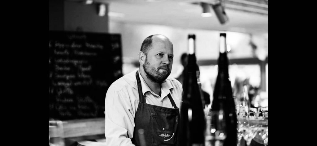 wein, weinsorte, rotwein, weißwein, roséwein, weingut, sommelier, sommellerie, weinprobe, weinverkostung, weinbewertung, weinwissen, weinbeschreibung, weincharakter, weinaromen, weinempfehlung, weinberatung, weintipp, weinpairing, foodpairing, weinbegleitung, wein und essen, wein zum fisch, wein zum steak, wein zu käse, wein zu pasta, wein zum dessert, weinmenü, fine dining, gastronomie, restaurantwein, haubenrestaurant, michelin, delice stuttgart, weinliste, weinkarte, weinauswahl, servicekultur, servicekunst, gastgeber, sommelierschule, sommelierschein, sommelierschulung, sensorik, weinsensorik, aromarad, geschmacksprofil, terroir, weinbau, weinrebe, rebsorte, weinberg, weinregion, herkunft, weinland, weinbaugebiet, deutschlandwein, italienwein, französischer wein, spanischer wein, österreichwein, schweizer wein, südafrika wein, kalifornien wein, napa valley, bordeaux, burgund, chianti, rioja, ribera del duero, moselwein, pfalzwein, rheingau, rheinhessen, frankenwein, badenwein, sachsenwein, saale-unstrut, elsasswein, piemontwein, barolo, barbaresco, brunello, amarone, valpolicella, prosecco, franciacorta, champagne, cremants, sekt, deutscher sekt, schaumwein, stillwein, natural wine, orange wine, biodynamischer wein, biowein, veganer wein, nachhaltiger wein, weinherstellung, kelterung, gärung, malolaktische gärung, ausbau, barrique, holzfass, edelstahltank, flaschenreife, dekantieren, karaffieren, weinservice, trinktemperatur, weinglas, zieher vision, zieher glass, burgunderglas, rieslingglas, universalglas, rotweinglas, weißweinglas, glasform, aromaentfaltung, glasempfehlung, weinlagerung, weinkeller, weinklimaschrank, weintemperierung, korken, schraubverschluss, naturkork, glasverschluss, korkfehler, oxidation, belüftung, sediment, depot, weinflecken, weinstein, weinfehler, schwefel, säure, restzucker, trocken, halbtrocken, feinherb, lieblich, süßwein, dessertwein, eiswein, beerenauslese, trockenbeerenauslese, spätlese, auslese, kabinett, pradikatswein, qualitätswein, tafelwein, landwein, weingesetz, appellation, docg, aoc, d.o., vdp, grosses gewächs, erste lage, weinbewertungssystem, parker punkte, falstaff punkte, vinum, wein plus, tasting note, verkostungsnotiz, farbe, bukett, duft, mundgefühl, struktur, körper, tannin, abgang, länge, komplexität, balance, mineralität, frucht, würze, florale noten, kräuter, vanille, toast, mokka, leder, erde, stein, graphite, salz, kalk, kirsche, pflaume, himbeere, brombeere, apfel, birne, zitrus, limette, grapefruit, ananas, mango, pfirsich, marille, honig, haselnuss, mandel, butter, karamell, rauch, pfeffer, balsamico, eukalyptus, menthol, kräuterwürze, kräuterduft, rosennote, veilchen, lavendel, wacholder, muskat, zimt, nelke, kumin, schokolade, kaffeebohne, toastbrot, hefe, brioche, kreide, mineralisch, floral, würzig, fruchtig, elegant, kräftig, rund, harmonisch, frisch, kühl, linear, lang, dicht, filigran, stoffig, samtig, cremig, lebendig, fein, komplex, tief, delikat, zart, salzig, kalkig, rauchig, reif, jugendlich, balanciert, animierend, expressiv, subtil, konzentriert, trinkreif, lagerfähig, jahrgang, jahrgangstiefe, jahrgangsvergleich, klimawandel, hitzejahrgang, weinqualität, erntezeitpunkt, handlese, selektion, weinlese, mostgewicht, oechsle, weinsäure, weinzucker, weinalkohol, alkoholgehalt, restzuckeranalyse, ph-wert, schwefelung, filtrierung, unfiltriert, weinbereitung, cuvée, reinsortig, assemblage, blend, fassprobe, bottling, degorgieren, dégorgement, dosage, brut, extra brut, sec, demi sec, doux, reserve, vintage, non vintage, jahrgangssekt, prestige cuvée, grand cru, premier cru, village, cru classé, estate, domaine, tenuta, bodega, château, weingutsführung, weinverkauf, weinhandlung, onlineweinhandel, weinshop, vinothek, weinmesse, weinevent, weinfestival, weingala, weinreise, weintourismus, tasting flight, masterclass, sommelierschule, weinakademie, weinseminar, sensoriktraining, degustation, blindverkostung, vergleichsprobe, horizontale verkostung, vertikale verkostung, weinbeschreibung schreiben, tasting note vorlage, aroma erkennen, wein bewerten, wein empfehlen, best wine germany, best sommeliers, deutscher sommelierverband, wset, court of master sommeliers, weinexperte, weinkritiker, weinjournalismus, weinblog, weinpodcast, weinmagazin, weinwissen online, gastrokultur, kulinarik, gourmet, fine dining szene, sterneküche, haubenküche, pairing idee, menübegleitung, amuse bouche, wein zum käse, wein zum dessert, aperitif, digestif, wein und sake, sakepairing, champagnerpairing, rosétrends, naturalwine trend, orange wine trend, zero dosage, low intervention, slow wine, nachhaltigkeit im weinbau, regenerative weinwirtschaft, biodynamik, demeter, ecovin, fair’n green, klimaneutraler wein, co2 bilanz wein, glas vs bag in box, wein innovation, alkoholfreier wein, entalkoholisierter wein, wein ohne alkohol, wein mit wenig alkohol, leichte weine, sommerwein, winterwein, festtagswein, weihnachtswein, osterwein, grillwein, terrassewein, picknickwein, aperitifwein, brunchwein, valentinstag wein, muttertag wein, geschenkwein, weingeschenk, firmengeschenk, personalisiertes etikett, flaschenetikett, etikettendesign, korkenzieher, sommeliermesser, dekantierkaraffe, weinausgießer, weinthermometer, flaschenverschluss, weinaccessoires, weinreinigung, glasreinigung, weinglaspolitur, weingläser kaufen, zieher gläser, zieher vision balance, zieher vision intense, zieher vision fresh, zieher vision straight, zieher vision graceful, zieher vision rich, zieher vision delicate, glastest, aromaentwicklung, gläservergleich, weinservice im restaurant, serviceprotokoll, mise en place wein, gastansprache, storytelling am tisch, weinphilosophie, emotion im service, gastzufriedenheit, feinsinn, wein und kultur, wein und kunst, wein und musik, wein und literatur, wein und reisen, weinregion italien, weinregion frankreich, weinregion deutschland, region stuttgart, wein aus württemberg, neckartal wein, remstal, heilbronner weinstraße, wein aus der pfalz, wein aus baden, wein aus franken, wein aus der mosel, rheingau riesling, pfälzer chardonnay, deutscher pinot noir, spätburgunder, grauburgunder, weissburgunder, silvaner, riesling, sauvignon blanc, muskateller, scheurebe, gewürztraminer, chardonnay, pinot blanc, pinot gris, pinot noir, nebbiolo, sangiovese, tempranillo, cabernet sauvignon, merlot, syrah, grenache, carignan, malbec, zinfandel, shiraz, touriga nacional, albariño, vermentino, verdejo, grüner veltliner, blaufränkisch, zweigelt, saint laurent, tannat, barbera, dolcetto, aglianico, nero d’avola, cortese, garganega, viognier, marsanne, roussanne, chenin blanc, rieslaner, muscadet, viura, clairette, semillon, weintrend, sommelierszene, weinkultur deutschland, europäische weinkultur, neue weinwelt, alte welt wein, moderne weininterpretation, weinphilosophie, serviceleidenschaft, gastgeberschaft, sinneswahrnehmung, geschmackstraining, feine aromatik, elegance im glas, balance im wein, weincharme, weinleidenschaft, genusskultur, lebensfreude, genussmoment, stilvoll trinken, wein erleben, wein entdecken, wein verstehen, wein teilen, wein genießen, wein erleben podcast, sommelier interview, evangelos pattas, delice restaurant, stuttgart fine dining, silvio nitzsche podcast, sommeliers erzählen, weinwissen teilen, deutsche sommellerie, weinleidenschaft deutschland, kultur des genusses, wein und leben, kunst des servierens, stille eleganz, wein als beziehung, genuss im glas, handwerk im service, achtsamkeit im wein, feine noten, große momente, leben mit wein, service und seele, wein als sprache, die kunst des pairings.