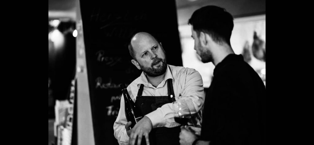 wein, weinsorte, rotwein, weißwein, roséwein, weingut, sommelier, sommellerie, weinprobe, weinverkostung, weinbewertung, weinwissen, weinbeschreibung, weincharakter, weinaromen, weinempfehlung, weinberatung, weintipp, weinpairing, foodpairing, weinbegleitung, wein und essen, wein zum fisch, wein zum steak, wein zu käse, wein zu pasta, wein zum dessert, weinmenü, fine dining, gastronomie, restaurantwein, haubenrestaurant, michelin, delice stuttgart, weinliste, weinkarte, weinauswahl, servicekultur, servicekunst, gastgeber, sommelierschule, sommelierschein, sommelierschulung, sensorik, weinsensorik, aromarad, geschmacksprofil, terroir, weinbau, weinrebe, rebsorte, weinberg, weinregion, herkunft, weinland, weinbaugebiet, deutschlandwein, italienwein, französischer wein, spanischer wein, österreichwein, schweizer wein, südafrika wein, kalifornien wein, napa valley, bordeaux, burgund, chianti, rioja, ribera del duero, moselwein, pfalzwein, rheingau, rheinhessen, frankenwein, badenwein, sachsenwein, saale-unstrut, elsasswein, piemontwein, barolo, barbaresco, brunello, amarone, valpolicella, prosecco, franciacorta, champagne, cremants, sekt, deutscher sekt, schaumwein, stillwein, natural wine, orange wine, biodynamischer wein, biowein, veganer wein, nachhaltiger wein, weinherstellung, kelterung, gärung, malolaktische gärung, ausbau, barrique, holzfass, edelstahltank, flaschenreife, dekantieren, karaffieren, weinservice, trinktemperatur, weinglas, zieher vision, zieher glass, burgunderglas, rieslingglas, universalglas, rotweinglas, weißweinglas, glasform, aromaentfaltung, glasempfehlung, weinlagerung, weinkeller, weinklimaschrank, weintemperierung, korken, schraubverschluss, naturkork, glasverschluss, korkfehler, oxidation, belüftung, sediment, depot, weinflecken, weinstein, weinfehler, schwefel, säure, restzucker, trocken, halbtrocken, feinherb, lieblich, süßwein, dessertwein, eiswein, beerenauslese, trockenbeerenauslese, spätlese, auslese, kabinett, pradikatswein, qualitätswein, tafelwein, landwein, weingesetz, appellation, docg, aoc, d.o., vdp, grosses gewächs, erste lage, weinbewertungssystem, parker punkte, falstaff punkte, vinum, wein plus, tasting note, verkostungsnotiz, farbe, bukett, duft, mundgefühl, struktur, körper, tannin, abgang, länge, komplexität, balance, mineralität, frucht, würze, florale noten, kräuter, vanille, toast, mokka, leder, erde, stein, graphite, salz, kalk, kirsche, pflaume, himbeere, brombeere, apfel, birne, zitrus, limette, grapefruit, ananas, mango, pfirsich, marille, honig, haselnuss, mandel, butter, karamell, rauch, pfeffer, balsamico, eukalyptus, menthol, kräuterwürze, kräuterduft, rosennote, veilchen, lavendel, wacholder, muskat, zimt, nelke, kumin, schokolade, kaffeebohne, toastbrot, hefe, brioche, kreide, mineralisch, floral, würzig, fruchtig, elegant, kräftig, rund, harmonisch, frisch, kühl, linear, lang, dicht, filigran, stoffig, samtig, cremig, lebendig, fein, komplex, tief, delikat, zart, salzig, kalkig, rauchig, reif, jugendlich, balanciert, animierend, expressiv, subtil, konzentriert, trinkreif, lagerfähig, jahrgang, jahrgangstiefe, jahrgangsvergleich, klimawandel, hitzejahrgang, weinqualität, erntezeitpunkt, handlese, selektion, weinlese, mostgewicht, oechsle, weinsäure, weinzucker, weinalkohol, alkoholgehalt, restzuckeranalyse, ph-wert, schwefelung, filtrierung, unfiltriert, weinbereitung, cuvée, reinsortig, assemblage, blend, fassprobe, bottling, degorgieren, dégorgement, dosage, brut, extra brut, sec, demi sec, doux, reserve, vintage, non vintage, jahrgangssekt, prestige cuvée, grand cru, premier cru, village, cru classé, estate, domaine, tenuta, bodega, château, weingutsführung, weinverkauf, weinhandlung, onlineweinhandel, weinshop, vinothek, weinmesse, weinevent, weinfestival, weingala, weinreise, weintourismus, tasting flight, masterclass, sommelierschule, weinakademie, weinseminar, sensoriktraining, degustation, blindverkostung, vergleichsprobe, horizontale verkostung, vertikale verkostung, weinbeschreibung schreiben, tasting note vorlage, aroma erkennen, wein bewerten, wein empfehlen, best wine germany, best sommeliers, deutscher sommelierverband, wset, court of master sommeliers, weinexperte, weinkritiker, weinjournalismus, weinblog, weinpodcast, weinmagazin, weinwissen online, gastrokultur, kulinarik, gourmet, fine dining szene, sterneküche, haubenküche, pairing idee, menübegleitung, amuse bouche, wein zum käse, wein zum dessert, aperitif, digestif, wein und sake, sakepairing, champagnerpairing, rosétrends, naturalwine trend, orange wine trend, zero dosage, low intervention, slow wine, nachhaltigkeit im weinbau, regenerative weinwirtschaft, biodynamik, demeter, ecovin, fair’n green, klimaneutraler wein, co2 bilanz wein, glas vs bag in box, wein innovation, alkoholfreier wein, entalkoholisierter wein, wein ohne alkohol, wein mit wenig alkohol, leichte weine, sommerwein, winterwein, festtagswein, weihnachtswein, osterwein, grillwein, terrassewein, picknickwein, aperitifwein, brunchwein, valentinstag wein, muttertag wein, geschenkwein, weingeschenk, firmengeschenk, personalisiertes etikett, flaschenetikett, etikettendesign, korkenzieher, sommeliermesser, dekantierkaraffe, weinausgießer, weinthermometer, flaschenverschluss, weinaccessoires, weinreinigung, glasreinigung, weinglaspolitur, weingläser kaufen, zieher gläser, zieher vision balance, zieher vision intense, zieher vision fresh, zieher vision straight, zieher vision graceful, zieher vision rich, zieher vision delicate, glastest, aromaentwicklung, gläservergleich, weinservice im restaurant, serviceprotokoll, mise en place wein, gastansprache, storytelling am tisch, weinphilosophie, emotion im service, gastzufriedenheit, feinsinn, wein und kultur, wein und kunst, wein und musik, wein und literatur, wein und reisen, weinregion italien, weinregion frankreich, weinregion deutschland, region stuttgart, wein aus württemberg, neckartal wein, remstal, heilbronner weinstraße, wein aus der pfalz, wein aus baden, wein aus franken, wein aus der mosel, rheingau riesling, pfälzer chardonnay, deutscher pinot noir, spätburgunder, grauburgunder, weissburgunder, silvaner, riesling, sauvignon blanc, muskateller, scheurebe, gewürztraminer, chardonnay, pinot blanc, pinot gris, pinot noir, nebbiolo, sangiovese, tempranillo, cabernet sauvignon, merlot, syrah, grenache, carignan, malbec, zinfandel, shiraz, touriga nacional, albariño, vermentino, verdejo, grüner veltliner, blaufränkisch, zweigelt, saint laurent, tannat, barbera, dolcetto, aglianico, nero d’avola, cortese, garganega, viognier, marsanne, roussanne, chenin blanc, rieslaner, muscadet, viura, clairette, semillon, weintrend, sommelierszene, weinkultur deutschland, europäische weinkultur, neue weinwelt, alte welt wein, moderne weininterpretation, weinphilosophie, serviceleidenschaft, gastgeberschaft, sinneswahrnehmung, geschmackstraining, feine aromatik, elegance im glas, balance im wein, weincharme, weinleidenschaft, genusskultur, lebensfreude, genussmoment, stilvoll trinken, wein erleben, wein entdecken, wein verstehen, wein teilen, wein genießen, wein erleben podcast, sommelier interview, evangelos pattas, delice restaurant, stuttgart fine dining, silvio nitzsche podcast, sommeliers erzählen, weinwissen teilen, deutsche sommellerie, weinleidenschaft deutschland, kultur des genusses, wein und leben, kunst des servierens, stille eleganz, wein als beziehung, genuss im glas, handwerk im service, achtsamkeit im wein, feine noten, große momente, leben mit wein, service und seele, wein als sprache, die kunst des pairings.