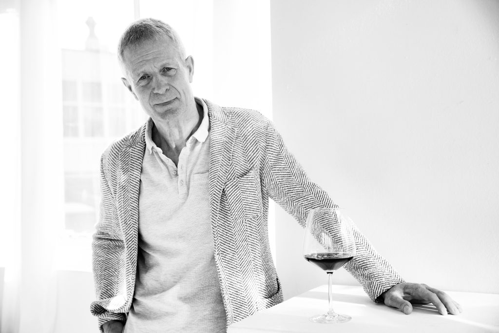 wein, weinsorte, rotwein, weißwein, roséwein, weingut, sommelier, sommellerie, weinprobe, weinverkostung, weinbewertung, weinwissen, weinbeschreibung, weincharakter, weinaromen, weinempfehlung, weinberatung, weintipp, weinpairing, foodpairing, weinbegleitung, wein und essen, wein zum fisch, wein zum steak, wein zu käse, wein zu pasta, wein zum dessert, weinmenü, fine dining, gastronomie, restaurantwein, haubenrestaurant, michelin, delice stuttgart, weinliste, weinkarte, weinauswahl, servicekultur, servicekunst, gastgeber, sommelierschule, sommelierschein, sommelierschulung, sensorik, weinsensorik, aromarad, geschmacksprofil, terroir, weinbau, weinrebe, rebsorte, weinberg, weinregion, herkunft, weinland, weinbaugebiet, deutschlandwein, italienwein, französischer wein, spanischer wein, österreichwein, schweizer wein, südafrika wein, kalifornien wein, napa valley, bordeaux, burgund, chianti, rioja, ribera del duero, moselwein, pfalzwein, rheingau, rheinhessen, frankenwein, badenwein, sachsenwein, saale-unstrut, elsasswein, piemontwein, barolo, barbaresco, brunello, amarone, valpolicella, prosecco, franciacorta, champagne, cremants, sekt, deutscher sekt, schaumwein, stillwein, natural wine, orange wine, biodynamischer wein, biowein, veganer wein, nachhaltiger wein, weinherstellung, kelterung, gärung, malolaktische gärung, ausbau, barrique, holzfass, edelstahltank, flaschenreife, dekantieren, karaffieren, weinservice, trinktemperatur, weinglas, zieher vision, zieher glass, burgunderglas, rieslingglas, universalglas, rotweinglas, weißweinglas, glasform, aromaentfaltung, glasempfehlung, weinlagerung, weinkeller, weinklimaschrank, weintemperierung, korken, schraubverschluss, naturkork, glasverschluss, korkfehler, oxidation, belüftung, sediment, depot, weinflecken, weinstein, weinfehler, schwefel, säure, restzucker, trocken, halbtrocken, feinherb, lieblich, süßwein, dessertwein, eiswein, beerenauslese, trockenbeerenauslese, spätlese, auslese, kabinett, pradikatswein, qualitätswein, tafelwein, landwein, weingesetz, appellation, docg, aoc, d.o., vdp, grosses gewächs, erste lage, weinbewertungssystem, parker punkte, falstaff punkte, vinum, wein plus, tasting note, verkostungsnotiz, farbe, bukett, duft, mundgefühl, struktur, körper, tannin, abgang, länge, komplexität, balance, mineralität, frucht, würze, florale noten, kräuter, vanille, toast, mokka, leder, erde, stein, graphite, salz, kalk, kirsche, pflaume, himbeere, brombeere, apfel, birne, zitrus, limette, grapefruit, ananas, mango, pfirsich, marille, honig, haselnuss, mandel, butter, karamell, rauch, pfeffer, balsamico, eukalyptus, menthol, kräuterwürze, kräuterduft, rosennote, veilchen, lavendel, wacholder, muskat, zimt, nelke, kumin, schokolade, kaffeebohne, toastbrot, hefe, brioche, kreide, mineralisch, floral, würzig, fruchtig, elegant, kräftig, rund, harmonisch, frisch, kühl, linear, lang, dicht, filigran, stoffig, samtig, cremig, lebendig, fein, komplex, tief, delikat, zart, salzig, kalkig, rauchig, reif, jugendlich, balanciert, animierend, expressiv, subtil, konzentriert, trinkreif, lagerfähig, jahrgang, jahrgangstiefe, jahrgangsvergleich, klimawandel, hitzejahrgang, weinqualität, erntezeitpunkt, handlese, selektion, weinlese, mostgewicht, oechsle, weinsäure, weinzucker, weinalkohol, alkoholgehalt, restzuckeranalyse, ph-wert, schwefelung, filtrierung, unfiltriert, weinbereitung, cuvée, reinsortig, assemblage, blend, fassprobe, bottling, degorgieren, dégorgement, dosage, brut, extra brut, sec, demi sec, doux, reserve, vintage, non vintage, jahrgangssekt, prestige cuvée, grand cru, premier cru, village, cru classé, estate, domaine, tenuta, bodega, château, weingutsführung, weinverkauf, weinhandlung, onlineweinhandel, weinshop, vinothek, weinmesse, weinevent, weinfestival, weingala, weinreise, weintourismus, tasting flight, masterclass, sommelierschule, weinakademie, weinseminar, sensoriktraining, degustation, blindverkostung, vergleichsprobe, horizontale verkostung, vertikale verkostung, weinbeschreibung schreiben, tasting note vorlage, aroma erkennen, wein bewerten, wein empfehlen, best wine germany, best sommeliers, deutscher sommelierverband, wset, court of master sommeliers, weinexperte, weinkritiker, weinjournalismus, weinblog, weinpodcast, weinmagazin, weinwissen online, gastrokultur, kulinarik, gourmet, fine dining szene, sterneküche, haubenküche, pairing idee, menübegleitung, amuse bouche, wein zum käse, wein zum dessert, aperitif, digestif, wein und sake, sakepairing, champagnerpairing, rosétrends, naturalwine trend, orange wine trend, zero dosage, low intervention, slow wine, nachhaltigkeit im weinbau, regenerative weinwirtschaft, biodynamik, demeter, ecovin, fair’n green, klimaneutraler wein, co2 bilanz wein, glas vs bag in box, wein innovation, alkoholfreier wein, entalkoholisierter wein, wein ohne alkohol, wein mit wenig alkohol, leichte weine, sommerwein, winterwein, festtagswein, weihnachtswein, osterwein, grillwein, terrassewein, picknickwein, aperitifwein, brunchwein, valentinstag wein, muttertag wein, geschenkwein, weingeschenk, firmengeschenk, personalisiertes etikett, flaschenetikett, etikettendesign, korkenzieher, sommeliermesser, dekantierkaraffe, weinausgießer, weinthermometer, flaschenverschluss, weinaccessoires, weinreinigung, glasreinigung, weinglaspolitur, weingläser kaufen, zieher gläser, zieher vision balance, zieher vision intense, zieher vision fresh, zieher vision straight, zieher vision graceful, zieher vision rich, zieher vision delicate, glastest, aromaentwicklung, gläservergleich, weinservice im restaurant, serviceprotokoll, mise en place wein, gastansprache, storytelling am tisch, weinphilosophie, emotion im service, gastzufriedenheit, feinsinn, wein und kultur, wein und kunst, wein und musik, wein und literatur, wein und reisen, weinregion italien, weinregion frankreich, weinregion deutschland, region stuttgart, wein aus württemberg, neckartal wein, remstal, heilbronner weinstraße, wein aus der pfalz, wein aus baden, wein aus franken, wein aus der mosel, rheingau riesling, pfälzer chardonnay, deutscher pinot noir, spätburgunder, grauburgunder, weissburgunder, silvaner, riesling, sauvignon blanc, muskateller, scheurebe, gewürztraminer, chardonnay, pinot blanc, pinot gris, pinot noir, nebbiolo, sangiovese, tempranillo, cabernet sauvignon, merlot, syrah, grenache, carignan, malbec, zinfandel, shiraz, touriga nacional, albariño, vermentino, verdejo, grüner veltliner, blaufränkisch, zweigelt, saint laurent, tannat, barbera, dolcetto, aglianico, nero d’avola, cortese, garganega, viognier, marsanne, roussanne, chenin blanc, rieslaner, muscadet, viura, clairette, semillon, weintrend, sommelierszene, weinkultur deutschland, europäische weinkultur, neue weinwelt, alte welt wein, moderne weininterpretation, weinphilosophie, serviceleidenschaft, gastgeberschaft, sinneswahrnehmung, geschmackstraining, feine aromatik, elegance im glas, balance im wein, weincharme, weinleidenschaft, genusskultur, lebensfreude, genussmoment, stilvoll trinken, wein erleben, wein entdecken, wein verstehen, wein teilen, wein genießen, wein erleben podcast, sommelier interview, evangelos pattas, delice restaurant, stuttgart fine dining, silvio nitzsche podcast, sommeliers erzählen, weinwissen teilen, deutsche sommellerie, weinleidenschaft deutschland, kultur des genusses, wein und leben, kunst des servierens, stille eleganz, wein als beziehung, genuss im glas, handwerk im service, achtsamkeit im wein, feine noten, große momente, leben mit wein, service und seele, wein als sprache, die kunst des pairings.