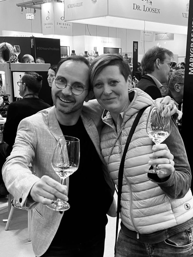 wein, weinsorte, rotwein, weißwein, roséwein, weingut, sommelier, sommellerie, weinprobe, weinverkostung, weinbewertung, weinwissen, weinbeschreibung, weincharakter, weinaromen, weinempfehlung, weinberatung, weintipp, weinpairing, foodpairing, weinbegleitung, wein und essen, wein zum fisch, wein zum steak, wein zu käse, wein zu pasta, wein zum dessert, weinmenü, fine dining, gastronomie, restaurantwein, haubenrestaurant, michelin, delice stuttgart, weinliste, weinkarte, weinauswahl, servicekultur, servicekunst, gastgeber, sommelierschule, sommelierschein, sommelierschulung, sensorik, weinsensorik, aromarad, geschmacksprofil, terroir, weinbau, weinrebe, rebsorte, weinberg, weinregion, herkunft, weinland, weinbaugebiet, deutschlandwein, italienwein, französischer wein, spanischer wein, österreichwein, schweizer wein, südafrika wein, kalifornien wein, napa valley, bordeaux, burgund, chianti, rioja, ribera del duero, moselwein, pfalzwein, rheingau, rheinhessen, frankenwein, badenwein, sachsenwein, saale-unstrut, elsasswein, piemontwein, barolo, barbaresco, brunello, amarone, valpolicella, prosecco, franciacorta, champagne, cremants, sekt, deutscher sekt, schaumwein, stillwein, natural wine, orange wine, biodynamischer wein, biowein, veganer wein, nachhaltiger wein, weinherstellung, kelterung, gärung, malolaktische gärung, ausbau, barrique, holzfass, edelstahltank, flaschenreife, dekantieren, karaffieren, weinservice, trinktemperatur, weinglas, zieher vision, zieher glass, burgunderglas, rieslingglas, universalglas, rotweinglas, weißweinglas, glasform, aromaentfaltung, glasempfehlung, weinlagerung, weinkeller, weinklimaschrank, weintemperierung, korken, schraubverschluss, naturkork, glasverschluss, korkfehler, oxidation, belüftung, sediment, depot, weinflecken, weinstein, weinfehler, schwefel, säure, restzucker, trocken, halbtrocken, feinherb, lieblich, süßwein, dessertwein, eiswein, beerenauslese, trockenbeerenauslese, spätlese, auslese, kabinett, pradikatswein, qualitätswein, tafelwein, landwein, weingesetz, appellation, docg, aoc, d.o., vdp, grosses gewächs, erste lage, weinbewertungssystem, parker punkte, falstaff punkte, vinum, wein plus, tasting note, verkostungsnotiz, farbe, bukett, duft, mundgefühl, struktur, körper, tannin, abgang, länge, komplexität, balance, mineralität, frucht, würze, florale noten, kräuter, vanille, toast, mokka, leder, erde, stein, graphite, salz, kalk, kirsche, pflaume, himbeere, brombeere, apfel, birne, zitrus, limette, grapefruit, ananas, mango, pfirsich, marille, honig, haselnuss, mandel, butter, karamell, rauch, pfeffer, balsamico, eukalyptus, menthol, kräuterwürze, kräuterduft, rosennote, veilchen, lavendel, wacholder, muskat, zimt, nelke, kumin, schokolade, kaffeebohne, toastbrot, hefe, brioche, kreide, mineralisch, floral, würzig, fruchtig, elegant, kräftig, rund, harmonisch, frisch, kühl, linear, lang, dicht, filigran, stoffig, samtig, cremig, lebendig, fein, komplex, tief, delikat, zart, salzig, kalkig, rauchig, reif, jugendlich, balanciert, animierend, expressiv, subtil, konzentriert, trinkreif, lagerfähig, jahrgang, jahrgangstiefe, jahrgangsvergleich, klimawandel, hitzejahrgang, weinqualität, erntezeitpunkt, handlese, selektion, weinlese, mostgewicht, oechsle, weinsäure, weinzucker, weinalkohol, alkoholgehalt, restzuckeranalyse, ph-wert, schwefelung, filtrierung, unfiltriert, weinbereitung, cuvée, reinsortig, assemblage, blend, fassprobe, bottling, degorgieren, dégorgement, dosage, brut, extra brut, sec, demi sec, doux, reserve, vintage, non vintage, jahrgangssekt, prestige cuvée, grand cru, premier cru, village, cru classé, estate, domaine, tenuta, bodega, château, weingutsführung, weinverkauf, weinhandlung, onlineweinhandel, weinshop, vinothek, weinmesse, weinevent, weinfestival, weingala, weinreise, weintourismus, tasting flight, masterclass, sommelierschule, weinakademie, weinseminar, sensoriktraining, degustation, blindverkostung, vergleichsprobe, horizontale verkostung, vertikale verkostung, weinbeschreibung schreiben, tasting note vorlage, aroma erkennen, wein bewerten, wein empfehlen, best wine germany, best sommeliers, deutscher sommelierverband, wset, court of master sommeliers, weinexperte, weinkritiker, weinjournalismus, weinblog, weinpodcast, weinmagazin, weinwissen online, gastrokultur, kulinarik, gourmet, fine dining szene, sterneküche, haubenküche, pairing idee, menübegleitung, amuse bouche, wein zum käse, wein zum dessert, aperitif, digestif, wein und sake, sakepairing, champagnerpairing, rosétrends, naturalwine trend, orange wine trend, zero dosage, low intervention, slow wine, nachhaltigkeit im weinbau, regenerative weinwirtschaft, biodynamik, demeter, ecovin, fair’n green, klimaneutraler wein, co2 bilanz wein, glas vs bag in box, wein innovation, alkoholfreier wein, entalkoholisierter wein, wein ohne alkohol, wein mit wenig alkohol, leichte weine, sommerwein, winterwein, festtagswein, weihnachtswein, osterwein, grillwein, terrassewein, picknickwein, aperitifwein, brunchwein, valentinstag wein, muttertag wein, geschenkwein, weingeschenk, firmengeschenk, personalisiertes etikett, flaschenetikett, etikettendesign, korkenzieher, sommeliermesser, dekantierkaraffe, weinausgießer, weinthermometer, flaschenverschluss, weinaccessoires, weinreinigung, glasreinigung, weinglaspolitur, weingläser kaufen, zieher gläser, zieher vision balance, zieher vision intense, zieher vision fresh, zieher vision straight, zieher vision graceful, zieher vision rich, zieher vision delicate, glastest, aromaentwicklung, gläservergleich, weinservice im restaurant, serviceprotokoll, mise en place wein, gastansprache, storytelling am tisch, weinphilosophie, emotion im service, gastzufriedenheit, feinsinn, wein und kultur, wein und kunst, wein und musik, wein und literatur, wein und reisen, weinregion italien, weinregion frankreich, weinregion deutschland, region stuttgart, wein aus württemberg, neckartal wein, remstal, heilbronner weinstraße, wein aus der pfalz, wein aus baden, wein aus franken, wein aus der mosel, rheingau riesling, pfälzer chardonnay, deutscher pinot noir, spätburgunder, grauburgunder, weissburgunder, silvaner, riesling, sauvignon blanc, muskateller, scheurebe, gewürztraminer, chardonnay, pinot blanc, pinot gris, pinot noir, nebbiolo, sangiovese, tempranillo, cabernet sauvignon, merlot, syrah, grenache, carignan, malbec, zinfandel, shiraz, touriga nacional, albariño, vermentino, verdejo, grüner veltliner, blaufränkisch, zweigelt, saint laurent, tannat, barbera, dolcetto, aglianico, nero d’avola, cortese, garganega, viognier, marsanne, roussanne, chenin blanc, rieslaner, muscadet, viura, clairette, semillon, weintrend, sommelierszene, weinkultur deutschland, europäische weinkultur, neue weinwelt, alte welt wein, moderne weininterpretation, weinphilosophie, serviceleidenschaft, gastgeberschaft, sinneswahrnehmung, geschmackstraining, feine aromatik, elegance im glas, balance im wein, weincharme, weinleidenschaft, genusskultur, lebensfreude, genussmoment, stilvoll trinken, wein erleben, wein entdecken, wein verstehen, wein teilen, wein genießen, wein erleben podcast, sommelier interview, evangelos pattas, delice restaurant, stuttgart fine dining, silvio nitzsche podcast, sommeliers erzählen, weinwissen teilen, deutsche sommellerie, weinleidenschaft deutschland, kultur des genusses, wein und leben, kunst des servierens, stille eleganz, wein als beziehung, genuss im glas, handwerk im service, achtsamkeit im wein, feine noten, große momente, leben mit wein, service und seele, wein als sprache, die kunst des pairings.