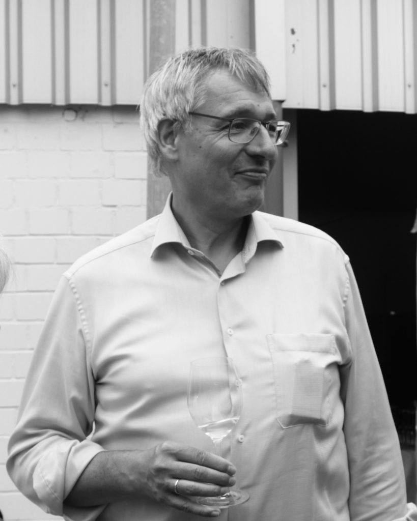 wein, weinsorte, rotwein, weißwein, roséwein, weingut, sommelier, sommellerie, weinprobe, weinverkostung, weinbewertung, weinwissen, weinbeschreibung, weincharakter, weinaromen, weinempfehlung, weinberatung, weintipp, weinpairing, foodpairing, weinbegleitung, wein und essen, wein zum fisch, wein zum steak, wein zu käse, wein zu pasta, wein zum dessert, weinmenü, fine dining, gastronomie, restaurantwein, haubenrestaurant, michelin, delice stuttgart, weinliste, weinkarte, weinauswahl, servicekultur, servicekunst, gastgeber, sommelierschule, sommelierschein, sommelierschulung, sensorik, weinsensorik, aromarad, geschmacksprofil, terroir, weinbau, weinrebe, rebsorte, weinberg, weinregion, herkunft, weinland, weinbaugebiet, deutschlandwein, italienwein, französischer wein, spanischer wein, österreichwein, schweizer wein, südafrika wein, kalifornien wein, napa valley, bordeaux, burgund, chianti, rioja, ribera del duero, moselwein, pfalzwein, rheingau, rheinhessen, frankenwein, badenwein, sachsenwein, saale-unstrut, elsasswein, piemontwein, barolo, barbaresco, brunello, amarone, valpolicella, prosecco, franciacorta, champagne, cremants, sekt, deutscher sekt, schaumwein, stillwein, natural wine, orange wine, biodynamischer wein, biowein, veganer wein, nachhaltiger wein, weinherstellung, kelterung, gärung, malolaktische gärung, ausbau, barrique, holzfass, edelstahltank, flaschenreife, dekantieren, karaffieren, weinservice, trinktemperatur, weinglas, zieher vision, zieher glass, burgunderglas, rieslingglas, universalglas, rotweinglas, weißweinglas, glasform, aromaentfaltung, glasempfehlung, weinlagerung, weinkeller, weinklimaschrank, weintemperierung, korken, schraubverschluss, naturkork, glasverschluss, korkfehler, oxidation, belüftung, sediment, depot, weinflecken, weinstein, weinfehler, schwefel, säure, restzucker, trocken, halbtrocken, feinherb, lieblich, süßwein, dessertwein, eiswein, beerenauslese, trockenbeerenauslese, spätlese, auslese, kabinett, pradikatswein, qualitätswein, tafelwein, landwein, weingesetz, appellation, docg, aoc, d.o., vdp, grosses gewächs, erste lage, weinbewertungssystem, parker punkte, falstaff punkte, vinum, wein plus, tasting note, verkostungsnotiz, farbe, bukett, duft, mundgefühl, struktur, körper, tannin, abgang, länge, komplexität, balance, mineralität, frucht, würze, florale noten, kräuter, vanille, toast, mokka, leder, erde, stein, graphite, salz, kalk, kirsche, pflaume, himbeere, brombeere, apfel, birne, zitrus, limette, grapefruit, ananas, mango, pfirsich, marille, honig, haselnuss, mandel, butter, karamell, rauch, pfeffer, balsamico, eukalyptus, menthol, kräuterwürze, kräuterduft, rosennote, veilchen, lavendel, wacholder, muskat, zimt, nelke, kumin, schokolade, kaffeebohne, toastbrot, hefe, brioche, kreide, mineralisch, floral, würzig, fruchtig, elegant, kräftig, rund, harmonisch, frisch, kühl, linear, lang, dicht, filigran, stoffig, samtig, cremig, lebendig, fein, komplex, tief, delikat, zart, salzig, kalkig, rauchig, reif, jugendlich, balanciert, animierend, expressiv, subtil, konzentriert, trinkreif, lagerfähig, jahrgang, jahrgangstiefe, jahrgangsvergleich, klimawandel, hitzejahrgang, weinqualität, erntezeitpunkt, handlese, selektion, weinlese, mostgewicht, oechsle, weinsäure, weinzucker, weinalkohol, alkoholgehalt, restzuckeranalyse, ph-wert, schwefelung, filtrierung, unfiltriert, weinbereitung, cuvée, reinsortig, assemblage, blend, fassprobe, bottling, degorgieren, dégorgement, dosage, brut, extra brut, sec, demi sec, doux, reserve, vintage, non vintage, jahrgangssekt, prestige cuvée, grand cru, premier cru, village, cru classé, estate, domaine, tenuta, bodega, château, weingutsführung, weinverkauf, weinhandlung, onlineweinhandel, weinshop, vinothek, weinmesse, weinevent, weinfestival, weingala, weinreise, weintourismus, tasting flight, masterclass, sommelierschule, weinakademie, weinseminar, sensoriktraining, degustation, blindverkostung, vergleichsprobe, horizontale verkostung, vertikale verkostung, weinbeschreibung schreiben, tasting note vorlage, aroma erkennen, wein bewerten, wein empfehlen, best wine germany, best sommeliers, deutscher sommelierverband, wset, court of master sommeliers, weinexperte, weinkritiker, weinjournalismus, weinblog, weinpodcast, weinmagazin, weinwissen online, gastrokultur, kulinarik, gourmet, fine dining szene, sterneküche, haubenküche, pairing idee, menübegleitung, amuse bouche, wein zum käse, wein zum dessert, aperitif, digestif, wein und sake, sakepairing, champagnerpairing, rosétrends, naturalwine trend, orange wine trend, zero dosage, low intervention, slow wine, nachhaltigkeit im weinbau, regenerative weinwirtschaft, biodynamik, demeter, ecovin, fair’n green, klimaneutraler wein, co2 bilanz wein, glas vs bag in box, wein innovation, alkoholfreier wein, entalkoholisierter wein, wein ohne alkohol, wein mit wenig alkohol, leichte weine, sommerwein, winterwein, festtagswein, weihnachtswein, osterwein, grillwein, terrassewein, picknickwein, aperitifwein, brunchwein, valentinstag wein, muttertag wein, geschenkwein, weingeschenk, firmengeschenk, personalisiertes etikett, flaschenetikett, etikettendesign, korkenzieher, sommeliermesser, dekantierkaraffe, weinausgießer, weinthermometer, flaschenverschluss, weinaccessoires, weinreinigung, glasreinigung, weinglaspolitur, weingläser kaufen, zieher gläser, zieher vision balance, zieher vision intense, zieher vision fresh, zieher vision straight, zieher vision graceful, zieher vision rich, zieher vision delicate, glastest, aromaentwicklung, gläservergleich, weinservice im restaurant, serviceprotokoll, mise en place wein, gastansprache, storytelling am tisch, weinphilosophie, emotion im service, gastzufriedenheit, feinsinn, wein und kultur, wein und kunst, wein und musik, wein und literatur, wein und reisen, weinregion italien, weinregion frankreich, weinregion deutschland, region stuttgart, wein aus württemberg, neckartal wein, remstal, heilbronner weinstraße, wein aus der pfalz, wein aus baden, wein aus franken, wein aus der mosel, rheingau riesling, pfälzer chardonnay, deutscher pinot noir, spätburgunder, grauburgunder, weissburgunder, silvaner, riesling, sauvignon blanc, muskateller, scheurebe, gewürztraminer, chardonnay, pinot blanc, pinot gris, pinot noir, nebbiolo, sangiovese, tempranillo, cabernet sauvignon, merlot, syrah, grenache, carignan, malbec, zinfandel, shiraz, touriga nacional, albariño, vermentino, verdejo, grüner veltliner, blaufränkisch, zweigelt, saint laurent, tannat, barbera, dolcetto, aglianico, nero d’avola, cortese, garganega, viognier, marsanne, roussanne, chenin blanc, rieslaner, muscadet, viura, clairette, semillon, weintrend, sommelierszene, weinkultur deutschland, europäische weinkultur, neue weinwelt, alte welt wein, moderne weininterpretation, weinphilosophie, serviceleidenschaft, gastgeberschaft, sinneswahrnehmung, geschmackstraining, feine aromatik, elegance im glas, balance im wein, weincharme, weinleidenschaft, genusskultur, lebensfreude, genussmoment, stilvoll trinken, wein erleben, wein entdecken, wein verstehen, wein teilen, wein genießen, wein erleben podcast, sommelier interview, evangelos pattas, delice restaurant, stuttgart fine dining, silvio nitzsche podcast, sommeliers erzählen, weinwissen teilen, deutsche sommellerie, weinleidenschaft deutschland, kultur des genusses, wein und leben, kunst des servierens, stille eleganz, wein als beziehung, genuss im glas, handwerk im service, achtsamkeit im wein, feine noten, große momente, leben mit wein, service und seele, wein als sprache, die kunst des pairings.