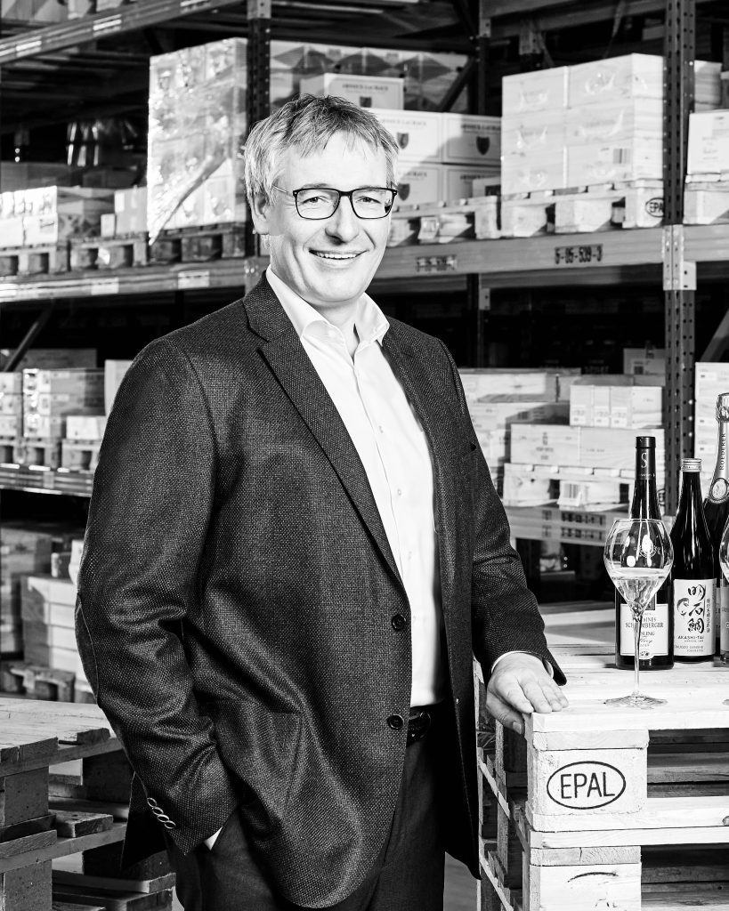 wein, weinsorte, rotwein, weißwein, roséwein, weingut, sommelier, sommellerie, weinprobe, weinverkostung, weinbewertung, weinwissen, weinbeschreibung, weincharakter, weinaromen, weinempfehlung, weinberatung, weintipp, weinpairing, foodpairing, weinbegleitung, wein und essen, wein zum fisch, wein zum steak, wein zu käse, wein zu pasta, wein zum dessert, weinmenü, fine dining, gastronomie, restaurantwein, haubenrestaurant, michelin, delice stuttgart, weinliste, weinkarte, weinauswahl, servicekultur, servicekunst, gastgeber, sommelierschule, sommelierschein, sommelierschulung, sensorik, weinsensorik, aromarad, geschmacksprofil, terroir, weinbau, weinrebe, rebsorte, weinberg, weinregion, herkunft, weinland, weinbaugebiet, deutschlandwein, italienwein, französischer wein, spanischer wein, österreichwein, schweizer wein, südafrika wein, kalifornien wein, napa valley, bordeaux, burgund, chianti, rioja, ribera del duero, moselwein, pfalzwein, rheingau, rheinhessen, frankenwein, badenwein, sachsenwein, saale-unstrut, elsasswein, piemontwein, barolo, barbaresco, brunello, amarone, valpolicella, prosecco, franciacorta, champagne, cremants, sekt, deutscher sekt, schaumwein, stillwein, natural wine, orange wine, biodynamischer wein, biowein, veganer wein, nachhaltiger wein, weinherstellung, kelterung, gärung, malolaktische gärung, ausbau, barrique, holzfass, edelstahltank, flaschenreife, dekantieren, karaffieren, weinservice, trinktemperatur, weinglas, zieher vision, zieher glass, burgunderglas, rieslingglas, universalglas, rotweinglas, weißweinglas, glasform, aromaentfaltung, glasempfehlung, weinlagerung, weinkeller, weinklimaschrank, weintemperierung, korken, schraubverschluss, naturkork, glasverschluss, korkfehler, oxidation, belüftung, sediment, depot, weinflecken, weinstein, weinfehler, schwefel, säure, restzucker, trocken, halbtrocken, feinherb, lieblich, süßwein, dessertwein, eiswein, beerenauslese, trockenbeerenauslese, spätlese, auslese, kabinett, pradikatswein, qualitätswein, tafelwein, landwein, weingesetz, appellation, docg, aoc, d.o., vdp, grosses gewächs, erste lage, weinbewertungssystem, parker punkte, falstaff punkte, vinum, wein plus, tasting note, verkostungsnotiz, farbe, bukett, duft, mundgefühl, struktur, körper, tannin, abgang, länge, komplexität, balance, mineralität, frucht, würze, florale noten, kräuter, vanille, toast, mokka, leder, erde, stein, graphite, salz, kalk, kirsche, pflaume, himbeere, brombeere, apfel, birne, zitrus, limette, grapefruit, ananas, mango, pfirsich, marille, honig, haselnuss, mandel, butter, karamell, rauch, pfeffer, balsamico, eukalyptus, menthol, kräuterwürze, kräuterduft, rosennote, veilchen, lavendel, wacholder, muskat, zimt, nelke, kumin, schokolade, kaffeebohne, toastbrot, hefe, brioche, kreide, mineralisch, floral, würzig, fruchtig, elegant, kräftig, rund, harmonisch, frisch, kühl, linear, lang, dicht, filigran, stoffig, samtig, cremig, lebendig, fein, komplex, tief, delikat, zart, salzig, kalkig, rauchig, reif, jugendlich, balanciert, animierend, expressiv, subtil, konzentriert, trinkreif, lagerfähig, jahrgang, jahrgangstiefe, jahrgangsvergleich, klimawandel, hitzejahrgang, weinqualität, erntezeitpunkt, handlese, selektion, weinlese, mostgewicht, oechsle, weinsäure, weinzucker, weinalkohol, alkoholgehalt, restzuckeranalyse, ph-wert, schwefelung, filtrierung, unfiltriert, weinbereitung, cuvée, reinsortig, assemblage, blend, fassprobe, bottling, degorgieren, dégorgement, dosage, brut, extra brut, sec, demi sec, doux, reserve, vintage, non vintage, jahrgangssekt, prestige cuvée, grand cru, premier cru, village, cru classé, estate, domaine, tenuta, bodega, château, weingutsführung, weinverkauf, weinhandlung, onlineweinhandel, weinshop, vinothek, weinmesse, weinevent, weinfestival, weingala, weinreise, weintourismus, tasting flight, masterclass, sommelierschule, weinakademie, weinseminar, sensoriktraining, degustation, blindverkostung, vergleichsprobe, horizontale verkostung, vertikale verkostung, weinbeschreibung schreiben, tasting note vorlage, aroma erkennen, wein bewerten, wein empfehlen, best wine germany, best sommeliers, deutscher sommelierverband, wset, court of master sommeliers, weinexperte, weinkritiker, weinjournalismus, weinblog, weinpodcast, weinmagazin, weinwissen online, gastrokultur, kulinarik, gourmet, fine dining szene, sterneküche, haubenküche, pairing idee, menübegleitung, amuse bouche, wein zum käse, wein zum dessert, aperitif, digestif, wein und sake, sakepairing, champagnerpairing, rosétrends, naturalwine trend, orange wine trend, zero dosage, low intervention, slow wine, nachhaltigkeit im weinbau, regenerative weinwirtschaft, biodynamik, demeter, ecovin, fair’n green, klimaneutraler wein, co2 bilanz wein, glas vs bag in box, wein innovation, alkoholfreier wein, entalkoholisierter wein, wein ohne alkohol, wein mit wenig alkohol, leichte weine, sommerwein, winterwein, festtagswein, weihnachtswein, osterwein, grillwein, terrassewein, picknickwein, aperitifwein, brunchwein, valentinstag wein, muttertag wein, geschenkwein, weingeschenk, firmengeschenk, personalisiertes etikett, flaschenetikett, etikettendesign, korkenzieher, sommeliermesser, dekantierkaraffe, weinausgießer, weinthermometer, flaschenverschluss, weinaccessoires, weinreinigung, glasreinigung, weinglaspolitur, weingläser kaufen, zieher gläser, zieher vision balance, zieher vision intense, zieher vision fresh, zieher vision straight, zieher vision graceful, zieher vision rich, zieher vision delicate, glastest, aromaentwicklung, gläservergleich, weinservice im restaurant, serviceprotokoll, mise en place wein, gastansprache, storytelling am tisch, weinphilosophie, emotion im service, gastzufriedenheit, feinsinn, wein und kultur, wein und kunst, wein und musik, wein und literatur, wein und reisen, weinregion italien, weinregion frankreich, weinregion deutschland, region stuttgart, wein aus württemberg, neckartal wein, remstal, heilbronner weinstraße, wein aus der pfalz, wein aus baden, wein aus franken, wein aus der mosel, rheingau riesling, pfälzer chardonnay, deutscher pinot noir, spätburgunder, grauburgunder, weissburgunder, silvaner, riesling, sauvignon blanc, muskateller, scheurebe, gewürztraminer, chardonnay, pinot blanc, pinot gris, pinot noir, nebbiolo, sangiovese, tempranillo, cabernet sauvignon, merlot, syrah, grenache, carignan, malbec, zinfandel, shiraz, touriga nacional, albariño, vermentino, verdejo, grüner veltliner, blaufränkisch, zweigelt, saint laurent, tannat, barbera, dolcetto, aglianico, nero d’avola, cortese, garganega, viognier, marsanne, roussanne, chenin blanc, rieslaner, muscadet, viura, clairette, semillon, weintrend, sommelierszene, weinkultur deutschland, europäische weinkultur, neue weinwelt, alte welt wein, moderne weininterpretation, weinphilosophie, serviceleidenschaft, gastgeberschaft, sinneswahrnehmung, geschmackstraining, feine aromatik, elegance im glas, balance im wein, weincharme, weinleidenschaft, genusskultur, lebensfreude, genussmoment, stilvoll trinken, wein erleben, wein entdecken, wein verstehen, wein teilen, wein genießen, wein erleben podcast, sommelier interview, evangelos pattas, delice restaurant, stuttgart fine dining, silvio nitzsche podcast, sommeliers erzählen, weinwissen teilen, deutsche sommellerie, weinleidenschaft deutschland, kultur des genusses, wein und leben, kunst des servierens, stille eleganz, wein als beziehung, genuss im glas, handwerk im service, achtsamkeit im wein, feine noten, große momente, leben mit wein, service und seele, wein als sprache, die kunst des pairings.