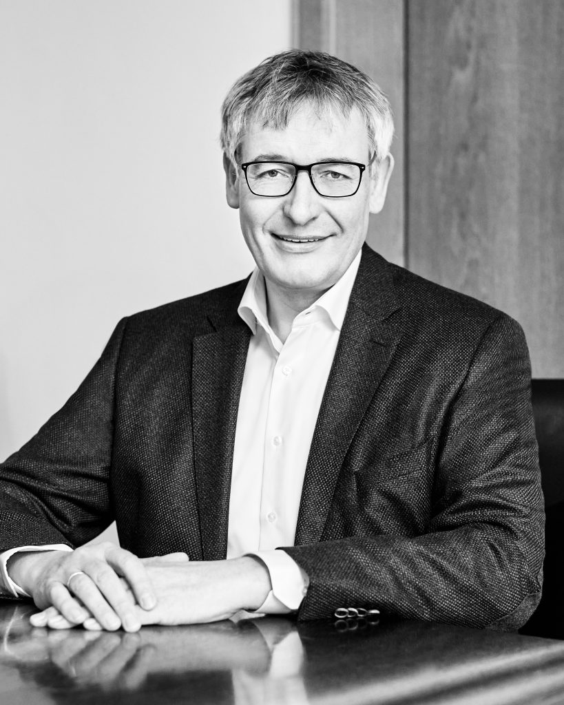 wein, weinsorte, rotwein, weißwein, roséwein, weingut, sommelier, sommellerie, weinprobe, weinverkostung, weinbewertung, weinwissen, weinbeschreibung, weincharakter, weinaromen, weinempfehlung, weinberatung, weintipp, weinpairing, foodpairing, weinbegleitung, wein und essen, wein zum fisch, wein zum steak, wein zu käse, wein zu pasta, wein zum dessert, weinmenü, fine dining, gastronomie, restaurantwein, haubenrestaurant, michelin, delice stuttgart, weinliste, weinkarte, weinauswahl, servicekultur, servicekunst, gastgeber, sommelierschule, sommelierschein, sommelierschulung, sensorik, weinsensorik, aromarad, geschmacksprofil, terroir, weinbau, weinrebe, rebsorte, weinberg, weinregion, herkunft, weinland, weinbaugebiet, deutschlandwein, italienwein, französischer wein, spanischer wein, österreichwein, schweizer wein, südafrika wein, kalifornien wein, napa valley, bordeaux, burgund, chianti, rioja, ribera del duero, moselwein, pfalzwein, rheingau, rheinhessen, frankenwein, badenwein, sachsenwein, saale-unstrut, elsasswein, piemontwein, barolo, barbaresco, brunello, amarone, valpolicella, prosecco, franciacorta, champagne, cremants, sekt, deutscher sekt, schaumwein, stillwein, natural wine, orange wine, biodynamischer wein, biowein, veganer wein, nachhaltiger wein, weinherstellung, kelterung, gärung, malolaktische gärung, ausbau, barrique, holzfass, edelstahltank, flaschenreife, dekantieren, karaffieren, weinservice, trinktemperatur, weinglas, zieher vision, zieher glass, burgunderglas, rieslingglas, universalglas, rotweinglas, weißweinglas, glasform, aromaentfaltung, glasempfehlung, weinlagerung, weinkeller, weinklimaschrank, weintemperierung, korken, schraubverschluss, naturkork, glasverschluss, korkfehler, oxidation, belüftung, sediment, depot, weinflecken, weinstein, weinfehler, schwefel, säure, restzucker, trocken, halbtrocken, feinherb, lieblich, süßwein, dessertwein, eiswein, beerenauslese, trockenbeerenauslese, spätlese, auslese, kabinett, pradikatswein, qualitätswein, tafelwein, landwein, weingesetz, appellation, docg, aoc, d.o., vdp, grosses gewächs, erste lage, weinbewertungssystem, parker punkte, falstaff punkte, vinum, wein plus, tasting note, verkostungsnotiz, farbe, bukett, duft, mundgefühl, struktur, körper, tannin, abgang, länge, komplexität, balance, mineralität, frucht, würze, florale noten, kräuter, vanille, toast, mokka, leder, erde, stein, graphite, salz, kalk, kirsche, pflaume, himbeere, brombeere, apfel, birne, zitrus, limette, grapefruit, ananas, mango, pfirsich, marille, honig, haselnuss, mandel, butter, karamell, rauch, pfeffer, balsamico, eukalyptus, menthol, kräuterwürze, kräuterduft, rosennote, veilchen, lavendel, wacholder, muskat, zimt, nelke, kumin, schokolade, kaffeebohne, toastbrot, hefe, brioche, kreide, mineralisch, floral, würzig, fruchtig, elegant, kräftig, rund, harmonisch, frisch, kühl, linear, lang, dicht, filigran, stoffig, samtig, cremig, lebendig, fein, komplex, tief, delikat, zart, salzig, kalkig, rauchig, reif, jugendlich, balanciert, animierend, expressiv, subtil, konzentriert, trinkreif, lagerfähig, jahrgang, jahrgangstiefe, jahrgangsvergleich, klimawandel, hitzejahrgang, weinqualität, erntezeitpunkt, handlese, selektion, weinlese, mostgewicht, oechsle, weinsäure, weinzucker, weinalkohol, alkoholgehalt, restzuckeranalyse, ph-wert, schwefelung, filtrierung, unfiltriert, weinbereitung, cuvée, reinsortig, assemblage, blend, fassprobe, bottling, degorgieren, dégorgement, dosage, brut, extra brut, sec, demi sec, doux, reserve, vintage, non vintage, jahrgangssekt, prestige cuvée, grand cru, premier cru, village, cru classé, estate, domaine, tenuta, bodega, château, weingutsführung, weinverkauf, weinhandlung, onlineweinhandel, weinshop, vinothek, weinmesse, weinevent, weinfestival, weingala, weinreise, weintourismus, tasting flight, masterclass, sommelierschule, weinakademie, weinseminar, sensoriktraining, degustation, blindverkostung, vergleichsprobe, horizontale verkostung, vertikale verkostung, weinbeschreibung schreiben, tasting note vorlage, aroma erkennen, wein bewerten, wein empfehlen, best wine germany, best sommeliers, deutscher sommelierverband, wset, court of master sommeliers, weinexperte, weinkritiker, weinjournalismus, weinblog, weinpodcast, weinmagazin, weinwissen online, gastrokultur, kulinarik, gourmet, fine dining szene, sterneküche, haubenküche, pairing idee, menübegleitung, amuse bouche, wein zum käse, wein zum dessert, aperitif, digestif, wein und sake, sakepairing, champagnerpairing, rosétrends, naturalwine trend, orange wine trend, zero dosage, low intervention, slow wine, nachhaltigkeit im weinbau, regenerative weinwirtschaft, biodynamik, demeter, ecovin, fair’n green, klimaneutraler wein, co2 bilanz wein, glas vs bag in box, wein innovation, alkoholfreier wein, entalkoholisierter wein, wein ohne alkohol, wein mit wenig alkohol, leichte weine, sommerwein, winterwein, festtagswein, weihnachtswein, osterwein, grillwein, terrassewein, picknickwein, aperitifwein, brunchwein, valentinstag wein, muttertag wein, geschenkwein, weingeschenk, firmengeschenk, personalisiertes etikett, flaschenetikett, etikettendesign, korkenzieher, sommeliermesser, dekantierkaraffe, weinausgießer, weinthermometer, flaschenverschluss, weinaccessoires, weinreinigung, glasreinigung, weinglaspolitur, weingläser kaufen, zieher gläser, zieher vision balance, zieher vision intense, zieher vision fresh, zieher vision straight, zieher vision graceful, zieher vision rich, zieher vision delicate, glastest, aromaentwicklung, gläservergleich, weinservice im restaurant, serviceprotokoll, mise en place wein, gastansprache, storytelling am tisch, weinphilosophie, emotion im service, gastzufriedenheit, feinsinn, wein und kultur, wein und kunst, wein und musik, wein und literatur, wein und reisen, weinregion italien, weinregion frankreich, weinregion deutschland, region stuttgart, wein aus württemberg, neckartal wein, remstal, heilbronner weinstraße, wein aus der pfalz, wein aus baden, wein aus franken, wein aus der mosel, rheingau riesling, pfälzer chardonnay, deutscher pinot noir, spätburgunder, grauburgunder, weissburgunder, silvaner, riesling, sauvignon blanc, muskateller, scheurebe, gewürztraminer, chardonnay, pinot blanc, pinot gris, pinot noir, nebbiolo, sangiovese, tempranillo, cabernet sauvignon, merlot, syrah, grenache, carignan, malbec, zinfandel, shiraz, touriga nacional, albariño, vermentino, verdejo, grüner veltliner, blaufränkisch, zweigelt, saint laurent, tannat, barbera, dolcetto, aglianico, nero d’avola, cortese, garganega, viognier, marsanne, roussanne, chenin blanc, rieslaner, muscadet, viura, clairette, semillon, weintrend, sommelierszene, weinkultur deutschland, europäische weinkultur, neue weinwelt, alte welt wein, moderne weininterpretation, weinphilosophie, serviceleidenschaft, gastgeberschaft, sinneswahrnehmung, geschmackstraining, feine aromatik, elegance im glas, balance im wein, weincharme, weinleidenschaft, genusskultur, lebensfreude, genussmoment, stilvoll trinken, wein erleben, wein entdecken, wein verstehen, wein teilen, wein genießen, wein erleben podcast, sommelier interview, evangelos pattas, delice restaurant, stuttgart fine dining, silvio nitzsche podcast, sommeliers erzählen, weinwissen teilen, deutsche sommellerie, weinleidenschaft deutschland, kultur des genusses, wein und leben, kunst des servierens, stille eleganz, wein als beziehung, genuss im glas, handwerk im service, achtsamkeit im wein, feine noten, große momente, leben mit wein, service und seele, wein als sprache, die kunst des pairings.