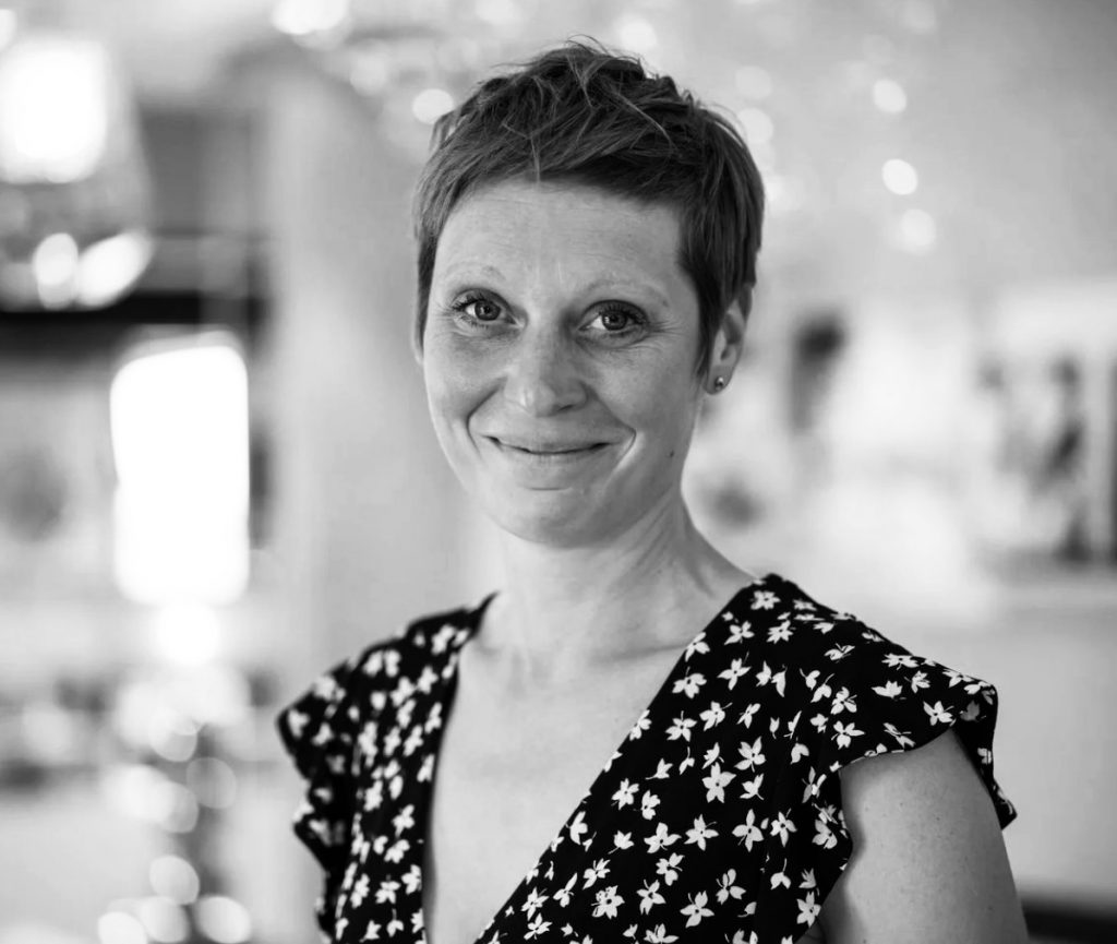 wein, weinsorte, rotwein, weißwein, roséwein, weingut, sommelier, sommellerie, weinprobe, weinverkostung, weinbewertung, weinwissen, weinbeschreibung, weincharakter, weinaromen, weinempfehlung, weinberatung, weintipp, weinpairing, foodpairing, weinbegleitung, wein und essen, wein zum fisch, wein zum steak, wein zu käse, wein zu pasta, wein zum dessert, weinmenü, fine dining, gastronomie, restaurantwein, haubenrestaurant, michelin, delice stuttgart, weinliste, weinkarte, weinauswahl, servicekultur, servicekunst, gastgeber, sommelierschule, sommelierschein, sommelierschulung, sensorik, weinsensorik, aromarad, geschmacksprofil, terroir, weinbau, weinrebe, rebsorte, weinberg, weinregion, herkunft, weinland, weinbaugebiet, deutschlandwein, italienwein, französischer wein, spanischer wein, österreichwein, schweizer wein, südafrika wein, kalifornien wein, napa valley, bordeaux, burgund, chianti, rioja, ribera del duero, moselwein, pfalzwein, rheingau, rheinhessen, frankenwein, badenwein, sachsenwein, saale-unstrut, elsasswein, piemontwein, barolo, barbaresco, brunello, amarone, valpolicella, prosecco, franciacorta, champagne, cremants, sekt, deutscher sekt, schaumwein, stillwein, natural wine, orange wine, biodynamischer wein, biowein, veganer wein, nachhaltiger wein, weinherstellung, kelterung, gärung, malolaktische gärung, ausbau, barrique, holzfass, edelstahltank, flaschenreife, dekantieren, karaffieren, weinservice, trinktemperatur, weinglas, zieher vision, zieher glass, burgunderglas, rieslingglas, universalglas, rotweinglas, weißweinglas, glasform, aromaentfaltung, glasempfehlung, weinlagerung, weinkeller, weinklimaschrank, weintemperierung, korken, schraubverschluss, naturkork, glasverschluss, korkfehler, oxidation, belüftung, sediment, depot, weinflecken, weinstein, weinfehler, schwefel, säure, restzucker, trocken, halbtrocken, feinherb, lieblich, süßwein, dessertwein, eiswein, beerenauslese, trockenbeerenauslese, spätlese, auslese, kabinett, pradikatswein, qualitätswein, tafelwein, landwein, weingesetz, appellation, docg, aoc, d.o., vdp, grosses gewächs, erste lage, weinbewertungssystem, parker punkte, falstaff punkte, vinum, wein plus, tasting note, verkostungsnotiz, farbe, bukett, duft, mundgefühl, struktur, körper, tannin, abgang, länge, komplexität, balance, mineralität, frucht, würze, florale noten, kräuter, vanille, toast, mokka, leder, erde, stein, graphite, salz, kalk, kirsche, pflaume, himbeere, brombeere, apfel, birne, zitrus, limette, grapefruit, ananas, mango, pfirsich, marille, honig, haselnuss, mandel, butter, karamell, rauch, pfeffer, balsamico, eukalyptus, menthol, kräuterwürze, kräuterduft, rosennote, veilchen, lavendel, wacholder, muskat, zimt, nelke, kumin, schokolade, kaffeebohne, toastbrot, hefe, brioche, kreide, mineralisch, floral, würzig, fruchtig, elegant, kräftig, rund, harmonisch, frisch, kühl, linear, lang, dicht, filigran, stoffig, samtig, cremig, lebendig, fein, komplex, tief, delikat, zart, salzig, kalkig, rauchig, reif, jugendlich, balanciert, animierend, expressiv, subtil, konzentriert, trinkreif, lagerfähig, jahrgang, jahrgangstiefe, jahrgangsvergleich, klimawandel, hitzejahrgang, weinqualität, erntezeitpunkt, handlese, selektion, weinlese, mostgewicht, oechsle, weinsäure, weinzucker, weinalkohol, alkoholgehalt, restzuckeranalyse, ph-wert, schwefelung, filtrierung, unfiltriert, weinbereitung, cuvée, reinsortig, assemblage, blend, fassprobe, bottling, degorgieren, dégorgement, dosage, brut, extra brut, sec, demi sec, doux, reserve, vintage, non vintage, jahrgangssekt, prestige cuvée, grand cru, premier cru, village, cru classé, estate, domaine, tenuta, bodega, château, weingutsführung, weinverkauf, weinhandlung, onlineweinhandel, weinshop, vinothek, weinmesse, weinevent, weinfestival, weingala, weinreise, weintourismus, tasting flight, masterclass, sommelierschule, weinakademie, weinseminar, sensoriktraining, degustation, blindverkostung, vergleichsprobe, horizontale verkostung, vertikale verkostung, weinbeschreibung schreiben, tasting note vorlage, aroma erkennen, wein bewerten, wein empfehlen, best wine germany, best sommeliers, deutscher sommelierverband, wset, court of master sommeliers, weinexperte, weinkritiker, weinjournalismus, weinblog, weinpodcast, weinmagazin, weinwissen online, gastrokultur, kulinarik, gourmet, fine dining szene, sterneküche, haubenküche, pairing idee, menübegleitung, amuse bouche, wein zum käse, wein zum dessert, aperitif, digestif, wein und sake, sakepairing, champagnerpairing, rosétrends, naturalwine trend, orange wine trend, zero dosage, low intervention, slow wine, nachhaltigkeit im weinbau, regenerative weinwirtschaft, biodynamik, demeter, ecovin, fair’n green, klimaneutraler wein, co2 bilanz wein, glas vs bag in box, wein innovation, alkoholfreier wein, entalkoholisierter wein, wein ohne alkohol, wein mit wenig alkohol, leichte weine, sommerwein, winterwein, festtagswein, weihnachtswein, osterwein, grillwein, terrassewein, picknickwein, aperitifwein, brunchwein, valentinstag wein, muttertag wein, geschenkwein, weingeschenk, firmengeschenk, personalisiertes etikett, flaschenetikett, etikettendesign, korkenzieher, sommeliermesser, dekantierkaraffe, weinausgießer, weinthermometer, flaschenverschluss, weinaccessoires, weinreinigung, glasreinigung, weinglaspolitur, weingläser kaufen, zieher gläser, zieher vision balance, zieher vision intense, zieher vision fresh, zieher vision straight, zieher vision graceful, zieher vision rich, zieher vision delicate, glastest, aromaentwicklung, gläservergleich, weinservice im restaurant, serviceprotokoll, mise en place wein, gastansprache, storytelling am tisch, weinphilosophie, emotion im service, gastzufriedenheit, feinsinn, wein und kultur, wein und kunst, wein und musik, wein und literatur, wein und reisen, weinregion italien, weinregion frankreich, weinregion deutschland, region stuttgart, wein aus württemberg, neckartal wein, remstal, heilbronner weinstraße, wein aus der pfalz, wein aus baden, wein aus franken, wein aus der mosel, rheingau riesling, pfälzer chardonnay, deutscher pinot noir, spätburgunder, grauburgunder, weissburgunder, silvaner, riesling, sauvignon blanc, muskateller, scheurebe, gewürztraminer, chardonnay, pinot blanc, pinot gris, pinot noir, nebbiolo, sangiovese, tempranillo, cabernet sauvignon, merlot, syrah, grenache, carignan, malbec, zinfandel, shiraz, touriga nacional, albariño, vermentino, verdejo, grüner veltliner, blaufränkisch, zweigelt, saint laurent, tannat, barbera, dolcetto, aglianico, nero d’avola, cortese, garganega, viognier, marsanne, roussanne, chenin blanc, rieslaner, muscadet, viura, clairette, semillon, weintrend, sommelierszene, weinkultur deutschland, europäische weinkultur, neue weinwelt, alte welt wein, moderne weininterpretation, weinphilosophie, serviceleidenschaft, gastgeberschaft, sinneswahrnehmung, geschmackstraining, feine aromatik, elegance im glas, balance im wein, weincharme, weinleidenschaft, genusskultur, lebensfreude, genussmoment, stilvoll trinken, wein erleben, wein entdecken, wein verstehen, wein teilen, wein genießen, wein erleben podcast, sommelier interview, evangelos pattas, delice restaurant, stuttgart fine dining, silvio nitzsche podcast, sommeliers erzählen, weinwissen teilen, deutsche sommellerie, weinleidenschaft deutschland, kultur des genusses, wein und leben, kunst des servierens, stille eleganz, wein als beziehung, genuss im glas, handwerk im service, achtsamkeit im wein, feine noten, große momente, leben mit wein, service und seele, wein als sprache, die kunst des pairings.