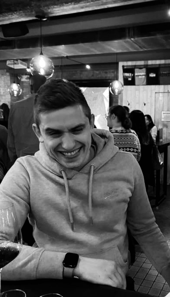 wein, weinsorte, rotwein, weißwein, roséwein, weingut, sommelier, sommellerie, weinprobe, weinverkostung, weinbewertung, weinwissen, weinbeschreibung, weincharakter, weinaromen, weinempfehlung, weinberatung, weintipp, weinpairing, foodpairing, weinbegleitung, wein und essen, wein zum fisch, wein zum steak, wein zu käse, wein zu pasta, wein zum dessert, weinmenü, fine dining, gastronomie, restaurantwein, haubenrestaurant, michelin, delice stuttgart, weinliste, weinkarte, weinauswahl, servicekultur, servicekunst, gastgeber, sommelierschule, sommelierschein, sommelierschulung, sensorik, weinsensorik, aromarad, geschmacksprofil, terroir, weinbau, weinrebe, rebsorte, weinberg, weinregion, herkunft, weinland, weinbaugebiet, deutschlandwein, italienwein, französischer wein, spanischer wein, österreichwein, schweizer wein, südafrika wein, kalifornien wein, napa valley, bordeaux, burgund, chianti, rioja, ribera del duero, moselwein, pfalzwein, rheingau, rheinhessen, frankenwein, badenwein, sachsenwein, saale-unstrut, elsasswein, piemontwein, barolo, barbaresco, brunello, amarone, valpolicella, prosecco, franciacorta, champagne, cremants, sekt, deutscher sekt, schaumwein, stillwein, natural wine, orange wine, biodynamischer wein, biowein, veganer wein, nachhaltiger wein, weinherstellung, kelterung, gärung, malolaktische gärung, ausbau, barrique, holzfass, edelstahltank, flaschenreife, dekantieren, karaffieren, weinservice, trinktemperatur, weinglas, zieher vision, zieher glass, burgunderglas, rieslingglas, universalglas, rotweinglas, weißweinglas, glasform, aromaentfaltung, glasempfehlung, weinlagerung, weinkeller, weinklimaschrank, weintemperierung, korken, schraubverschluss, naturkork, glasverschluss, korkfehler, oxidation, belüftung, sediment, depot, weinflecken, weinstein, weinfehler, schwefel, säure, restzucker, trocken, halbtrocken, feinherb, lieblich, süßwein, dessertwein, eiswein, beerenauslese, trockenbeerenauslese, spätlese, auslese, kabinett, pradikatswein, qualitätswein, tafelwein, landwein, weingesetz, appellation, docg, aoc, d.o., vdp, grosses gewächs, erste lage, weinbewertungssystem, parker punkte, falstaff punkte, vinum, wein plus, tasting note, verkostungsnotiz, farbe, bukett, duft, mundgefühl, struktur, körper, tannin, abgang, länge, komplexität, balance, mineralität, frucht, würze, florale noten, kräuter, vanille, toast, mokka, leder, erde, stein, graphite, salz, kalk, kirsche, pflaume, himbeere, brombeere, apfel, birne, zitrus, limette, grapefruit, ananas, mango, pfirsich, marille, honig, haselnuss, mandel, butter, karamell, rauch, pfeffer, balsamico, eukalyptus, menthol, kräuterwürze, kräuterduft, rosennote, veilchen, lavendel, wacholder, muskat, zimt, nelke, kumin, schokolade, kaffeebohne, toastbrot, hefe, brioche, kreide, mineralisch, floral, würzig, fruchtig, elegant, kräftig, rund, harmonisch, frisch, kühl, linear, lang, dicht, filigran, stoffig, samtig, cremig, lebendig, fein, komplex, tief, delikat, zart, salzig, kalkig, rauchig, reif, jugendlich, balanciert, animierend, expressiv, subtil, konzentriert, trinkreif, lagerfähig, jahrgang, jahrgangstiefe, jahrgangsvergleich, klimawandel, hitzejahrgang, weinqualität, erntezeitpunkt, handlese, selektion, weinlese, mostgewicht, oechsle, weinsäure, weinzucker, weinalkohol, alkoholgehalt, restzuckeranalyse, ph-wert, schwefelung, filtrierung, unfiltriert, weinbereitung, cuvée, reinsortig, assemblage, blend, fassprobe, bottling, degorgieren, dégorgement, dosage, brut, extra brut, sec, demi sec, doux, reserve, vintage, non vintage, jahrgangssekt, prestige cuvée, grand cru, premier cru, village, cru classé, estate, domaine, tenuta, bodega, château, weingutsführung, weinverkauf, weinhandlung, onlineweinhandel, weinshop, vinothek, weinmesse, weinevent, weinfestival, weingala, weinreise, weintourismus, tasting flight, masterclass, sommelierschule, weinakademie, weinseminar, sensoriktraining, degustation, blindverkostung, vergleichsprobe, horizontale verkostung, vertikale verkostung, weinbeschreibung schreiben, tasting note vorlage, aroma erkennen, wein bewerten, wein empfehlen, best wine germany, best sommeliers, deutscher sommelierverband, wset, court of master sommeliers, weinexperte, weinkritiker, weinjournalismus, weinblog, weinpodcast, weinmagazin, weinwissen online, gastrokultur, kulinarik, gourmet, fine dining szene, sterneküche, haubenküche, pairing idee, menübegleitung, amuse bouche, wein zum käse, wein zum dessert, aperitif, digestif, wein und sake, sakepairing, champagnerpairing, rosétrends, naturalwine trend, orange wine trend, zero dosage, low intervention, slow wine, nachhaltigkeit im weinbau, regenerative weinwirtschaft, biodynamik, demeter, ecovin, fair’n green, klimaneutraler wein, co2 bilanz wein, glas vs bag in box, wein innovation, alkoholfreier wein, entalkoholisierter wein, wein ohne alkohol, wein mit wenig alkohol, leichte weine, sommerwein, winterwein, festtagswein, weihnachtswein, osterwein, grillwein, terrassewein, picknickwein, aperitifwein, brunchwein, valentinstag wein, muttertag wein, geschenkwein, weingeschenk, firmengeschenk, personalisiertes etikett, flaschenetikett, etikettendesign, korkenzieher, sommeliermesser, dekantierkaraffe, weinausgießer, weinthermometer, flaschenverschluss, weinaccessoires, weinreinigung, glasreinigung, weinglaspolitur, weingläser kaufen, zieher gläser, zieher vision balance, zieher vision intense, zieher vision fresh, zieher vision straight, zieher vision graceful, zieher vision rich, zieher vision delicate, glastest, aromaentwicklung, gläservergleich, weinservice im restaurant, serviceprotokoll, mise en place wein, gastansprache, storytelling am tisch, weinphilosophie, emotion im service, gastzufriedenheit, feinsinn, wein und kultur, wein und kunst, wein und musik, wein und literatur, wein und reisen, weinregion italien, weinregion frankreich, weinregion deutschland, region stuttgart, wein aus württemberg, neckartal wein, remstal, heilbronner weinstraße, wein aus der pfalz, wein aus baden, wein aus franken, wein aus der mosel, rheingau riesling, pfälzer chardonnay, deutscher pinot noir, spätburgunder, grauburgunder, weissburgunder, silvaner, riesling, sauvignon blanc, muskateller, scheurebe, gewürztraminer, chardonnay, pinot blanc, pinot gris, pinot noir, nebbiolo, sangiovese, tempranillo, cabernet sauvignon, merlot, syrah, grenache, carignan, malbec, zinfandel, shiraz, touriga nacional, albariño, vermentino, verdejo, grüner veltliner, blaufränkisch, zweigelt, saint laurent, tannat, barbera, dolcetto, aglianico, nero d’avola, cortese, garganega, viognier, marsanne, roussanne, chenin blanc, rieslaner, muscadet, viura, clairette, semillon, weintrend, sommelierszene, weinkultur deutschland, europäische weinkultur, neue weinwelt, alte welt wein, moderne weininterpretation, weinphilosophie, serviceleidenschaft, gastgeberschaft, sinneswahrnehmung, geschmackstraining, feine aromatik, elegance im glas, balance im wein, weincharme, weinleidenschaft, genusskultur, lebensfreude, genussmoment, stilvoll trinken, wein erleben, wein entdecken, wein verstehen, wein teilen, wein genießen, wein erleben podcast, sommelier interview, evangelos pattas, delice restaurant, stuttgart fine dining, silvio nitzsche podcast, sommeliers erzählen, weinwissen teilen, deutsche sommellerie, weinleidenschaft deutschland, kultur des genusses, wein und leben, kunst des servierens, stille eleganz, wein als beziehung, genuss im glas, handwerk im service, achtsamkeit im wein, feine noten, große momente, leben mit wein, service und seele, wein als sprache, die kunst des pairings.