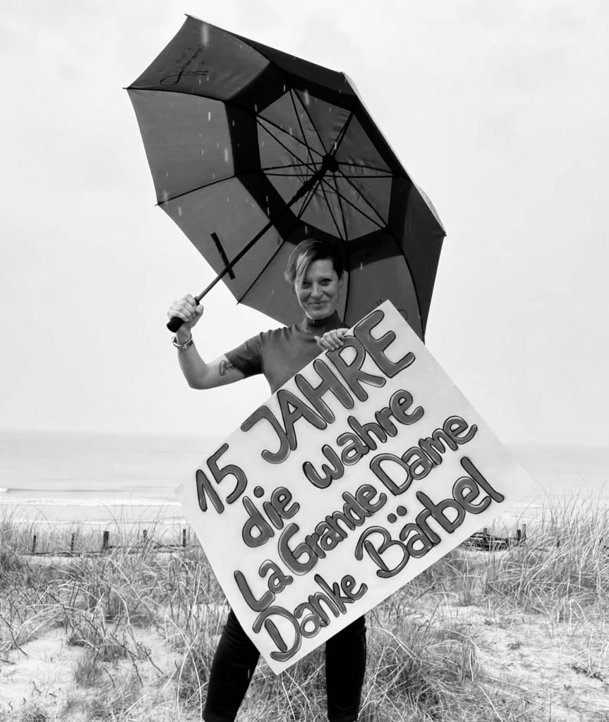 wein, weinsorte, rotwein, weißwein, roséwein, weingut, sommelier, sommellerie, weinprobe, weinverkostung, weinbewertung, weinwissen, weinbeschreibung, weincharakter, weinaromen, weinempfehlung, weinberatung, weintipp, weinpairing, foodpairing, weinbegleitung, wein und essen, wein zum fisch, wein zum steak, wein zu käse, wein zu pasta, wein zum dessert, weinmenü, fine dining, gastronomie, restaurantwein, haubenrestaurant, michelin, delice stuttgart, weinliste, weinkarte, weinauswahl, servicekultur, servicekunst, gastgeber, sommelierschule, sommelierschein, sommelierschulung, sensorik, weinsensorik, aromarad, geschmacksprofil, terroir, weinbau, weinrebe, rebsorte, weinberg, weinregion, herkunft, weinland, weinbaugebiet, deutschlandwein, italienwein, französischer wein, spanischer wein, österreichwein, schweizer wein, südafrika wein, kalifornien wein, napa valley, bordeaux, burgund, chianti, rioja, ribera del duero, moselwein, pfalzwein, rheingau, rheinhessen, frankenwein, badenwein, sachsenwein, saale-unstrut, elsasswein, piemontwein, barolo, barbaresco, brunello, amarone, valpolicella, prosecco, franciacorta, champagne, cremants, sekt, deutscher sekt, schaumwein, stillwein, natural wine, orange wine, biodynamischer wein, biowein, veganer wein, nachhaltiger wein, weinherstellung, kelterung, gärung, malolaktische gärung, ausbau, barrique, holzfass, edelstahltank, flaschenreife, dekantieren, karaffieren, weinservice, trinktemperatur, weinglas, zieher vision, zieher glass, burgunderglas, rieslingglas, universalglas, rotweinglas, weißweinglas, glasform, aromaentfaltung, glasempfehlung, weinlagerung, weinkeller, weinklimaschrank, weintemperierung, korken, schraubverschluss, naturkork, glasverschluss, korkfehler, oxidation, belüftung, sediment, depot, weinflecken, weinstein, weinfehler, schwefel, säure, restzucker, trocken, halbtrocken, feinherb, lieblich, süßwein, dessertwein, eiswein, beerenauslese, trockenbeerenauslese, spätlese, auslese, kabinett, pradikatswein, qualitätswein, tafelwein, landwein, weingesetz, appellation, docg, aoc, d.o., vdp, grosses gewächs, erste lage, weinbewertungssystem, parker punkte, falstaff punkte, vinum, wein plus, tasting note, verkostungsnotiz, farbe, bukett, duft, mundgefühl, struktur, körper, tannin, abgang, länge, komplexität, balance, mineralität, frucht, würze, florale noten, kräuter, vanille, toast, mokka, leder, erde, stein, graphite, salz, kalk, kirsche, pflaume, himbeere, brombeere, apfel, birne, zitrus, limette, grapefruit, ananas, mango, pfirsich, marille, honig, haselnuss, mandel, butter, karamell, rauch, pfeffer, balsamico, eukalyptus, menthol, kräuterwürze, kräuterduft, rosennote, veilchen, lavendel, wacholder, muskat, zimt, nelke, kumin, schokolade, kaffeebohne, toastbrot, hefe, brioche, kreide, mineralisch, floral, würzig, fruchtig, elegant, kräftig, rund, harmonisch, frisch, kühl, linear, lang, dicht, filigran, stoffig, samtig, cremig, lebendig, fein, komplex, tief, delikat, zart, salzig, kalkig, rauchig, reif, jugendlich, balanciert, animierend, expressiv, subtil, konzentriert, trinkreif, lagerfähig, jahrgang, jahrgangstiefe, jahrgangsvergleich, klimawandel, hitzejahrgang, weinqualität, erntezeitpunkt, handlese, selektion, weinlese, mostgewicht, oechsle, weinsäure, weinzucker, weinalkohol, alkoholgehalt, restzuckeranalyse, ph-wert, schwefelung, filtrierung, unfiltriert, weinbereitung, cuvée, reinsortig, assemblage, blend, fassprobe, bottling, degorgieren, dégorgement, dosage, brut, extra brut, sec, demi sec, doux, reserve, vintage, non vintage, jahrgangssekt, prestige cuvée, grand cru, premier cru, village, cru classé, estate, domaine, tenuta, bodega, château, weingutsführung, weinverkauf, weinhandlung, onlineweinhandel, weinshop, vinothek, weinmesse, weinevent, weinfestival, weingala, weinreise, weintourismus, tasting flight, masterclass, sommelierschule, weinakademie, weinseminar, sensoriktraining, degustation, blindverkostung, vergleichsprobe, horizontale verkostung, vertikale verkostung, weinbeschreibung schreiben, tasting note vorlage, aroma erkennen, wein bewerten, wein empfehlen, best wine germany, best sommeliers, deutscher sommelierverband, wset, court of master sommeliers, weinexperte, weinkritiker, weinjournalismus, weinblog, weinpodcast, weinmagazin, weinwissen online, gastrokultur, kulinarik, gourmet, fine dining szene, sterneküche, haubenküche, pairing idee, menübegleitung, amuse bouche, wein zum käse, wein zum dessert, aperitif, digestif, wein und sake, sakepairing, champagnerpairing, rosétrends, naturalwine trend, orange wine trend, zero dosage, low intervention, slow wine, nachhaltigkeit im weinbau, regenerative weinwirtschaft, biodynamik, demeter, ecovin, fair’n green, klimaneutraler wein, co2 bilanz wein, glas vs bag in box, wein innovation, alkoholfreier wein, entalkoholisierter wein, wein ohne alkohol, wein mit wenig alkohol, leichte weine, sommerwein, winterwein, festtagswein, weihnachtswein, osterwein, grillwein, terrassewein, picknickwein, aperitifwein, brunchwein, valentinstag wein, muttertag wein, geschenkwein, weingeschenk, firmengeschenk, personalisiertes etikett, flaschenetikett, etikettendesign, korkenzieher, sommeliermesser, dekantierkaraffe, weinausgießer, weinthermometer, flaschenverschluss, weinaccessoires, weinreinigung, glasreinigung, weinglaspolitur, weingläser kaufen, zieher gläser, zieher vision balance, zieher vision intense, zieher vision fresh, zieher vision straight, zieher vision graceful, zieher vision rich, zieher vision delicate, glastest, aromaentwicklung, gläservergleich, weinservice im restaurant, serviceprotokoll, mise en place wein, gastansprache, storytelling am tisch, weinphilosophie, emotion im service, gastzufriedenheit, feinsinn, wein und kultur, wein und kunst, wein und musik, wein und literatur, wein und reisen, weinregion italien, weinregion frankreich, weinregion deutschland, region stuttgart, wein aus württemberg, neckartal wein, remstal, heilbronner weinstraße, wein aus der pfalz, wein aus baden, wein aus franken, wein aus der mosel, rheingau riesling, pfälzer chardonnay, deutscher pinot noir, spätburgunder, grauburgunder, weissburgunder, silvaner, riesling, sauvignon blanc, muskateller, scheurebe, gewürztraminer, chardonnay, pinot blanc, pinot gris, pinot noir, nebbiolo, sangiovese, tempranillo, cabernet sauvignon, merlot, syrah, grenache, carignan, malbec, zinfandel, shiraz, touriga nacional, albariño, vermentino, verdejo, grüner veltliner, blaufränkisch, zweigelt, saint laurent, tannat, barbera, dolcetto, aglianico, nero d’avola, cortese, garganega, viognier, marsanne, roussanne, chenin blanc, rieslaner, muscadet, viura, clairette, semillon, weintrend, sommelierszene, weinkultur deutschland, europäische weinkultur, neue weinwelt, alte welt wein, moderne weininterpretation, weinphilosophie, serviceleidenschaft, gastgeberschaft, sinneswahrnehmung, geschmackstraining, feine aromatik, elegance im glas, balance im wein, weincharme, weinleidenschaft, genusskultur, lebensfreude, genussmoment, stilvoll trinken, wein erleben, wein entdecken, wein verstehen, wein teilen, wein genießen, wein erleben podcast, sommelier interview, evangelos pattas, delice restaurant, stuttgart fine dining, silvio nitzsche podcast, sommeliers erzählen, weinwissen teilen, deutsche sommellerie, weinleidenschaft deutschland, kultur des genusses, wein und leben, kunst des servierens, stille eleganz, wein als beziehung, genuss im glas, handwerk im service, achtsamkeit im wein, feine noten, große momente, leben mit wein, service und seele, wein als sprache, die kunst des pairings.