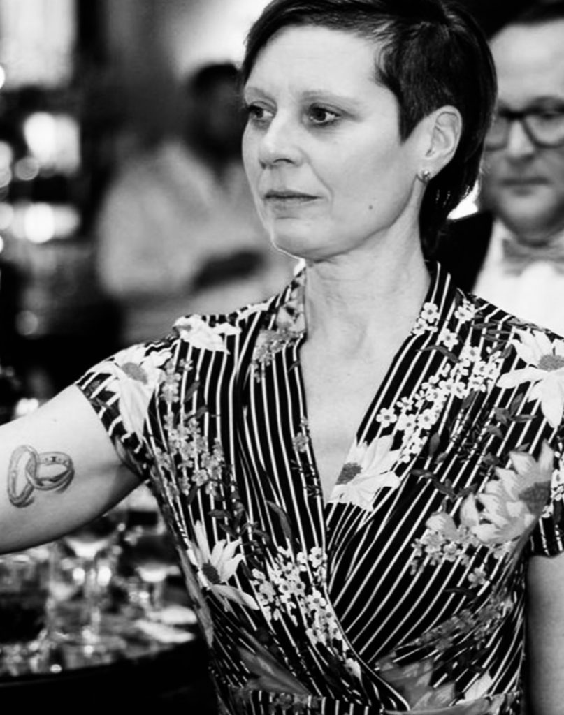 wein, weinsorte, rotwein, weißwein, roséwein, weingut, sommelier, sommellerie, weinprobe, weinverkostung, weinbewertung, weinwissen, weinbeschreibung, weincharakter, weinaromen, weinempfehlung, weinberatung, weintipp, weinpairing, foodpairing, weinbegleitung, wein und essen, wein zum fisch, wein zum steak, wein zu käse, wein zu pasta, wein zum dessert, weinmenü, fine dining, gastronomie, restaurantwein, haubenrestaurant, michelin, delice stuttgart, weinliste, weinkarte, weinauswahl, servicekultur, servicekunst, gastgeber, sommelierschule, sommelierschein, sommelierschulung, sensorik, weinsensorik, aromarad, geschmacksprofil, terroir, weinbau, weinrebe, rebsorte, weinberg, weinregion, herkunft, weinland, weinbaugebiet, deutschlandwein, italienwein, französischer wein, spanischer wein, österreichwein, schweizer wein, südafrika wein, kalifornien wein, napa valley, bordeaux, burgund, chianti, rioja, ribera del duero, moselwein, pfalzwein, rheingau, rheinhessen, frankenwein, badenwein, sachsenwein, saale-unstrut, elsasswein, piemontwein, barolo, barbaresco, brunello, amarone, valpolicella, prosecco, franciacorta, champagne, cremants, sekt, deutscher sekt, schaumwein, stillwein, natural wine, orange wine, biodynamischer wein, biowein, veganer wein, nachhaltiger wein, weinherstellung, kelterung, gärung, malolaktische gärung, ausbau, barrique, holzfass, edelstahltank, flaschenreife, dekantieren, karaffieren, weinservice, trinktemperatur, weinglas, zieher vision, zieher glass, burgunderglas, rieslingglas, universalglas, rotweinglas, weißweinglas, glasform, aromaentfaltung, glasempfehlung, weinlagerung, weinkeller, weinklimaschrank, weintemperierung, korken, schraubverschluss, naturkork, glasverschluss, korkfehler, oxidation, belüftung, sediment, depot, weinflecken, weinstein, weinfehler, schwefel, säure, restzucker, trocken, halbtrocken, feinherb, lieblich, süßwein, dessertwein, eiswein, beerenauslese, trockenbeerenauslese, spätlese, auslese, kabinett, pradikatswein, qualitätswein, tafelwein, landwein, weingesetz, appellation, docg, aoc, d.o., vdp, grosses gewächs, erste lage, weinbewertungssystem, parker punkte, falstaff punkte, vinum, wein plus, tasting note, verkostungsnotiz, farbe, bukett, duft, mundgefühl, struktur, körper, tannin, abgang, länge, komplexität, balance, mineralität, frucht, würze, florale noten, kräuter, vanille, toast, mokka, leder, erde, stein, graphite, salz, kalk, kirsche, pflaume, himbeere, brombeere, apfel, birne, zitrus, limette, grapefruit, ananas, mango, pfirsich, marille, honig, haselnuss, mandel, butter, karamell, rauch, pfeffer, balsamico, eukalyptus, menthol, kräuterwürze, kräuterduft, rosennote, veilchen, lavendel, wacholder, muskat, zimt, nelke, kumin, schokolade, kaffeebohne, toastbrot, hefe, brioche, kreide, mineralisch, floral, würzig, fruchtig, elegant, kräftig, rund, harmonisch, frisch, kühl, linear, lang, dicht, filigran, stoffig, samtig, cremig, lebendig, fein, komplex, tief, delikat, zart, salzig, kalkig, rauchig, reif, jugendlich, balanciert, animierend, expressiv, subtil, konzentriert, trinkreif, lagerfähig, jahrgang, jahrgangstiefe, jahrgangsvergleich, klimawandel, hitzejahrgang, weinqualität, erntezeitpunkt, handlese, selektion, weinlese, mostgewicht, oechsle, weinsäure, weinzucker, weinalkohol, alkoholgehalt, restzuckeranalyse, ph-wert, schwefelung, filtrierung, unfiltriert, weinbereitung, cuvée, reinsortig, assemblage, blend, fassprobe, bottling, degorgieren, dégorgement, dosage, brut, extra brut, sec, demi sec, doux, reserve, vintage, non vintage, jahrgangssekt, prestige cuvée, grand cru, premier cru, village, cru classé, estate, domaine, tenuta, bodega, château, weingutsführung, weinverkauf, weinhandlung, onlineweinhandel, weinshop, vinothek, weinmesse, weinevent, weinfestival, weingala, weinreise, weintourismus, tasting flight, masterclass, sommelierschule, weinakademie, weinseminar, sensoriktraining, degustation, blindverkostung, vergleichsprobe, horizontale verkostung, vertikale verkostung, weinbeschreibung schreiben, tasting note vorlage, aroma erkennen, wein bewerten, wein empfehlen, best wine germany, best sommeliers, deutscher sommelierverband, wset, court of master sommeliers, weinexperte, weinkritiker, weinjournalismus, weinblog, weinpodcast, weinmagazin, weinwissen online, gastrokultur, kulinarik, gourmet, fine dining szene, sterneküche, haubenküche, pairing idee, menübegleitung, amuse bouche, wein zum käse, wein zum dessert, aperitif, digestif, wein und sake, sakepairing, champagnerpairing, rosétrends, naturalwine trend, orange wine trend, zero dosage, low intervention, slow wine, nachhaltigkeit im weinbau, regenerative weinwirtschaft, biodynamik, demeter, ecovin, fair’n green, klimaneutraler wein, co2 bilanz wein, glas vs bag in box, wein innovation, alkoholfreier wein, entalkoholisierter wein, wein ohne alkohol, wein mit wenig alkohol, leichte weine, sommerwein, winterwein, festtagswein, weihnachtswein, osterwein, grillwein, terrassewein, picknickwein, aperitifwein, brunchwein, valentinstag wein, muttertag wein, geschenkwein, weingeschenk, firmengeschenk, personalisiertes etikett, flaschenetikett, etikettendesign, korkenzieher, sommeliermesser, dekantierkaraffe, weinausgießer, weinthermometer, flaschenverschluss, weinaccessoires, weinreinigung, glasreinigung, weinglaspolitur, weingläser kaufen, zieher gläser, zieher vision balance, zieher vision intense, zieher vision fresh, zieher vision straight, zieher vision graceful, zieher vision rich, zieher vision delicate, glastest, aromaentwicklung, gläservergleich, weinservice im restaurant, serviceprotokoll, mise en place wein, gastansprache, storytelling am tisch, weinphilosophie, emotion im service, gastzufriedenheit, feinsinn, wein und kultur, wein und kunst, wein und musik, wein und literatur, wein und reisen, weinregion italien, weinregion frankreich, weinregion deutschland, region stuttgart, wein aus württemberg, neckartal wein, remstal, heilbronner weinstraße, wein aus der pfalz, wein aus baden, wein aus franken, wein aus der mosel, rheingau riesling, pfälzer chardonnay, deutscher pinot noir, spätburgunder, grauburgunder, weissburgunder, silvaner, riesling, sauvignon blanc, muskateller, scheurebe, gewürztraminer, chardonnay, pinot blanc, pinot gris, pinot noir, nebbiolo, sangiovese, tempranillo, cabernet sauvignon, merlot, syrah, grenache, carignan, malbec, zinfandel, shiraz, touriga nacional, albariño, vermentino, verdejo, grüner veltliner, blaufränkisch, zweigelt, saint laurent, tannat, barbera, dolcetto, aglianico, nero d’avola, cortese, garganega, viognier, marsanne, roussanne, chenin blanc, rieslaner, muscadet, viura, clairette, semillon, weintrend, sommelierszene, weinkultur deutschland, europäische weinkultur, neue weinwelt, alte welt wein, moderne weininterpretation, weinphilosophie, serviceleidenschaft, gastgeberschaft, sinneswahrnehmung, geschmackstraining, feine aromatik, elegance im glas, balance im wein, weincharme, weinleidenschaft, genusskultur, lebensfreude, genussmoment, stilvoll trinken, wein erleben, wein entdecken, wein verstehen, wein teilen, wein genießen, wein erleben podcast, sommelier interview, evangelos pattas, delice restaurant, stuttgart fine dining, silvio nitzsche podcast, sommeliers erzählen, weinwissen teilen, deutsche sommellerie, weinleidenschaft deutschland, kultur des genusses, wein und leben, kunst des servierens, stille eleganz, wein als beziehung, genuss im glas, handwerk im service, achtsamkeit im wein, feine noten, große momente, leben mit wein, service und seele, wein als sprache, die kunst des pairings.