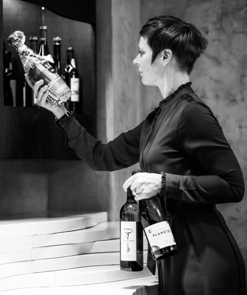 wein, weinsorte, rotwein, weißwein, roséwein, weingut, sommelier, sommellerie, weinprobe, weinverkostung, weinbewertung, weinwissen, weinbeschreibung, weincharakter, weinaromen, weinempfehlung, weinberatung, weintipp, weinpairing, foodpairing, weinbegleitung, wein und essen, wein zum fisch, wein zum steak, wein zu käse, wein zu pasta, wein zum dessert, weinmenü, fine dining, gastronomie, restaurantwein, haubenrestaurant, michelin, delice stuttgart, weinliste, weinkarte, weinauswahl, servicekultur, servicekunst, gastgeber, sommelierschule, sommelierschein, sommelierschulung, sensorik, weinsensorik, aromarad, geschmacksprofil, terroir, weinbau, weinrebe, rebsorte, weinberg, weinregion, herkunft, weinland, weinbaugebiet, deutschlandwein, italienwein, französischer wein, spanischer wein, österreichwein, schweizer wein, südafrika wein, kalifornien wein, napa valley, bordeaux, burgund, chianti, rioja, ribera del duero, moselwein, pfalzwein, rheingau, rheinhessen, frankenwein, badenwein, sachsenwein, saale-unstrut, elsasswein, piemontwein, barolo, barbaresco, brunello, amarone, valpolicella, prosecco, franciacorta, champagne, cremants, sekt, deutscher sekt, schaumwein, stillwein, natural wine, orange wine, biodynamischer wein, biowein, veganer wein, nachhaltiger wein, weinherstellung, kelterung, gärung, malolaktische gärung, ausbau, barrique, holzfass, edelstahltank, flaschenreife, dekantieren, karaffieren, weinservice, trinktemperatur, weinglas, zieher vision, zieher glass, burgunderglas, rieslingglas, universalglas, rotweinglas, weißweinglas, glasform, aromaentfaltung, glasempfehlung, weinlagerung, weinkeller, weinklimaschrank, weintemperierung, korken, schraubverschluss, naturkork, glasverschluss, korkfehler, oxidation, belüftung, sediment, depot, weinflecken, weinstein, weinfehler, schwefel, säure, restzucker, trocken, halbtrocken, feinherb, lieblich, süßwein, dessertwein, eiswein, beerenauslese, trockenbeerenauslese, spätlese, auslese, kabinett, pradikatswein, qualitätswein, tafelwein, landwein, weingesetz, appellation, docg, aoc, d.o., vdp, grosses gewächs, erste lage, weinbewertungssystem, parker punkte, falstaff punkte, vinum, wein plus, tasting note, verkostungsnotiz, farbe, bukett, duft, mundgefühl, struktur, körper, tannin, abgang, länge, komplexität, balance, mineralität, frucht, würze, florale noten, kräuter, vanille, toast, mokka, leder, erde, stein, graphite, salz, kalk, kirsche, pflaume, himbeere, brombeere, apfel, birne, zitrus, limette, grapefruit, ananas, mango, pfirsich, marille, honig, haselnuss, mandel, butter, karamell, rauch, pfeffer, balsamico, eukalyptus, menthol, kräuterwürze, kräuterduft, rosennote, veilchen, lavendel, wacholder, muskat, zimt, nelke, kumin, schokolade, kaffeebohne, toastbrot, hefe, brioche, kreide, mineralisch, floral, würzig, fruchtig, elegant, kräftig, rund, harmonisch, frisch, kühl, linear, lang, dicht, filigran, stoffig, samtig, cremig, lebendig, fein, komplex, tief, delikat, zart, salzig, kalkig, rauchig, reif, jugendlich, balanciert, animierend, expressiv, subtil, konzentriert, trinkreif, lagerfähig, jahrgang, jahrgangstiefe, jahrgangsvergleich, klimawandel, hitzejahrgang, weinqualität, erntezeitpunkt, handlese, selektion, weinlese, mostgewicht, oechsle, weinsäure, weinzucker, weinalkohol, alkoholgehalt, restzuckeranalyse, ph-wert, schwefelung, filtrierung, unfiltriert, weinbereitung, cuvée, reinsortig, assemblage, blend, fassprobe, bottling, degorgieren, dégorgement, dosage, brut, extra brut, sec, demi sec, doux, reserve, vintage, non vintage, jahrgangssekt, prestige cuvée, grand cru, premier cru, village, cru classé, estate, domaine, tenuta, bodega, château, weingutsführung, weinverkauf, weinhandlung, onlineweinhandel, weinshop, vinothek, weinmesse, weinevent, weinfestival, weingala, weinreise, weintourismus, tasting flight, masterclass, sommelierschule, weinakademie, weinseminar, sensoriktraining, degustation, blindverkostung, vergleichsprobe, horizontale verkostung, vertikale verkostung, weinbeschreibung schreiben, tasting note vorlage, aroma erkennen, wein bewerten, wein empfehlen, best wine germany, best sommeliers, deutscher sommelierverband, wset, court of master sommeliers, weinexperte, weinkritiker, weinjournalismus, weinblog, weinpodcast, weinmagazin, weinwissen online, gastrokultur, kulinarik, gourmet, fine dining szene, sterneküche, haubenküche, pairing idee, menübegleitung, amuse bouche, wein zum käse, wein zum dessert, aperitif, digestif, wein und sake, sakepairing, champagnerpairing, rosétrends, naturalwine trend, orange wine trend, zero dosage, low intervention, slow wine, nachhaltigkeit im weinbau, regenerative weinwirtschaft, biodynamik, demeter, ecovin, fair’n green, klimaneutraler wein, co2 bilanz wein, glas vs bag in box, wein innovation, alkoholfreier wein, entalkoholisierter wein, wein ohne alkohol, wein mit wenig alkohol, leichte weine, sommerwein, winterwein, festtagswein, weihnachtswein, osterwein, grillwein, terrassewein, picknickwein, aperitifwein, brunchwein, valentinstag wein, muttertag wein, geschenkwein, weingeschenk, firmengeschenk, personalisiertes etikett, flaschenetikett, etikettendesign, korkenzieher, sommeliermesser, dekantierkaraffe, weinausgießer, weinthermometer, flaschenverschluss, weinaccessoires, weinreinigung, glasreinigung, weinglaspolitur, weingläser kaufen, zieher gläser, zieher vision balance, zieher vision intense, zieher vision fresh, zieher vision straight, zieher vision graceful, zieher vision rich, zieher vision delicate, glastest, aromaentwicklung, gläservergleich, weinservice im restaurant, serviceprotokoll, mise en place wein, gastansprache, storytelling am tisch, weinphilosophie, emotion im service, gastzufriedenheit, feinsinn, wein und kultur, wein und kunst, wein und musik, wein und literatur, wein und reisen, weinregion italien, weinregion frankreich, weinregion deutschland, region stuttgart, wein aus württemberg, neckartal wein, remstal, heilbronner weinstraße, wein aus der pfalz, wein aus baden, wein aus franken, wein aus der mosel, rheingau riesling, pfälzer chardonnay, deutscher pinot noir, spätburgunder, grauburgunder, weissburgunder, silvaner, riesling, sauvignon blanc, muskateller, scheurebe, gewürztraminer, chardonnay, pinot blanc, pinot gris, pinot noir, nebbiolo, sangiovese, tempranillo, cabernet sauvignon, merlot, syrah, grenache, carignan, malbec, zinfandel, shiraz, touriga nacional, albariño, vermentino, verdejo, grüner veltliner, blaufränkisch, zweigelt, saint laurent, tannat, barbera, dolcetto, aglianico, nero d’avola, cortese, garganega, viognier, marsanne, roussanne, chenin blanc, rieslaner, muscadet, viura, clairette, semillon, weintrend, sommelierszene, weinkultur deutschland, europäische weinkultur, neue weinwelt, alte welt wein, moderne weininterpretation, weinphilosophie, serviceleidenschaft, gastgeberschaft, sinneswahrnehmung, geschmackstraining, feine aromatik, elegance im glas, balance im wein, weincharme, weinleidenschaft, genusskultur, lebensfreude, genussmoment, stilvoll trinken, wein erleben, wein entdecken, wein verstehen, wein teilen, wein genießen, wein erleben podcast, sommelier interview, evangelos pattas, delice restaurant, stuttgart fine dining, silvio nitzsche podcast, sommeliers erzählen, weinwissen teilen, deutsche sommellerie, weinleidenschaft deutschland, kultur des genusses, wein und leben, kunst des servierens, stille eleganz, wein als beziehung, genuss im glas, handwerk im service, achtsamkeit im wein, feine noten, große momente, leben mit wein, service und seele, wein als sprache, die kunst des pairings.