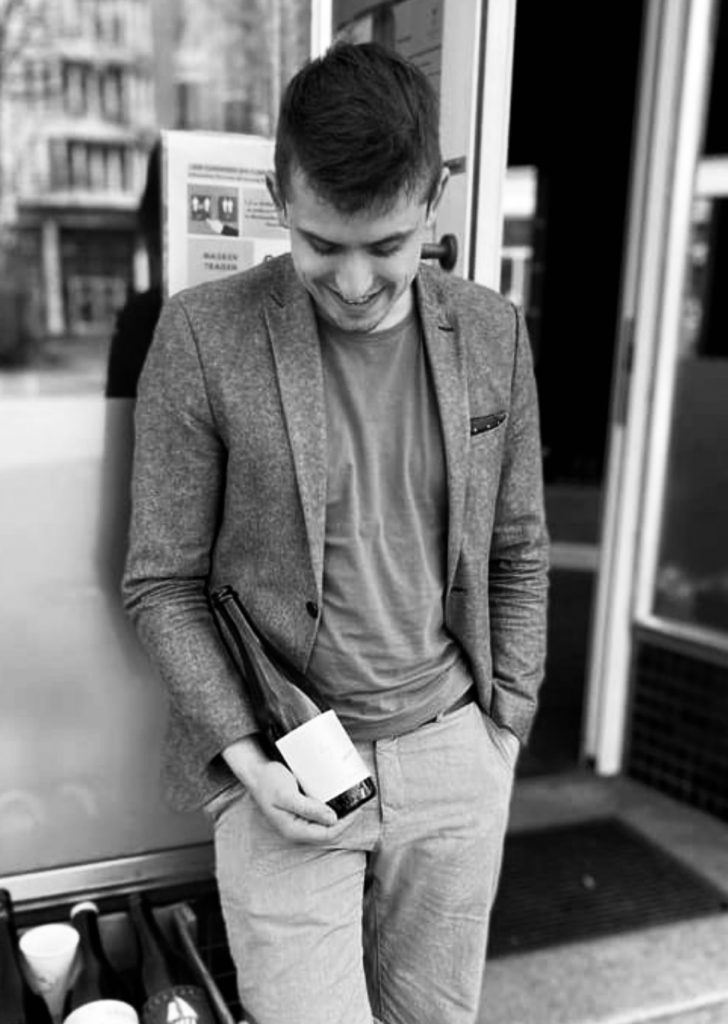 wein, weinsorte, rotwein, weißwein, roséwein, weingut, sommelier, sommellerie, weinprobe, weinverkostung, weinbewertung, weinwissen, weinbeschreibung, weincharakter, weinaromen, weinempfehlung, weinberatung, weintipp, weinpairing, foodpairing, weinbegleitung, wein und essen, wein zum fisch, wein zum steak, wein zu käse, wein zu pasta, wein zum dessert, weinmenü, fine dining, gastronomie, restaurantwein, haubenrestaurant, michelin, delice stuttgart, weinliste, weinkarte, weinauswahl, servicekultur, servicekunst, gastgeber, sommelierschule, sommelierschein, sommelierschulung, sensorik, weinsensorik, aromarad, geschmacksprofil, terroir, weinbau, weinrebe, rebsorte, weinberg, weinregion, herkunft, weinland, weinbaugebiet, deutschlandwein, italienwein, französischer wein, spanischer wein, österreichwein, schweizer wein, südafrika wein, kalifornien wein, napa valley, bordeaux, burgund, chianti, rioja, ribera del duero, moselwein, pfalzwein, rheingau, rheinhessen, frankenwein, badenwein, sachsenwein, saale-unstrut, elsasswein, piemontwein, barolo, barbaresco, brunello, amarone, valpolicella, prosecco, franciacorta, champagne, cremants, sekt, deutscher sekt, schaumwein, stillwein, natural wine, orange wine, biodynamischer wein, biowein, veganer wein, nachhaltiger wein, weinherstellung, kelterung, gärung, malolaktische gärung, ausbau, barrique, holzfass, edelstahltank, flaschenreife, dekantieren, karaffieren, weinservice, trinktemperatur, weinglas, zieher vision, zieher glass, burgunderglas, rieslingglas, universalglas, rotweinglas, weißweinglas, glasform, aromaentfaltung, glasempfehlung, weinlagerung, weinkeller, weinklimaschrank, weintemperierung, korken, schraubverschluss, naturkork, glasverschluss, korkfehler, oxidation, belüftung, sediment, depot, weinflecken, weinstein, weinfehler, schwefel, säure, restzucker, trocken, halbtrocken, feinherb, lieblich, süßwein, dessertwein, eiswein, beerenauslese, trockenbeerenauslese, spätlese, auslese, kabinett, pradikatswein, qualitätswein, tafelwein, landwein, weingesetz, appellation, docg, aoc, d.o., vdp, grosses gewächs, erste lage, weinbewertungssystem, parker punkte, falstaff punkte, vinum, wein plus, tasting note, verkostungsnotiz, farbe, bukett, duft, mundgefühl, struktur, körper, tannin, abgang, länge, komplexität, balance, mineralität, frucht, würze, florale noten, kräuter, vanille, toast, mokka, leder, erde, stein, graphite, salz, kalk, kirsche, pflaume, himbeere, brombeere, apfel, birne, zitrus, limette, grapefruit, ananas, mango, pfirsich, marille, honig, haselnuss, mandel, butter, karamell, rauch, pfeffer, balsamico, eukalyptus, menthol, kräuterwürze, kräuterduft, rosennote, veilchen, lavendel, wacholder, muskat, zimt, nelke, kumin, schokolade, kaffeebohne, toastbrot, hefe, brioche, kreide, mineralisch, floral, würzig, fruchtig, elegant, kräftig, rund, harmonisch, frisch, kühl, linear, lang, dicht, filigran, stoffig, samtig, cremig, lebendig, fein, komplex, tief, delikat, zart, salzig, kalkig, rauchig, reif, jugendlich, balanciert, animierend, expressiv, subtil, konzentriert, trinkreif, lagerfähig, jahrgang, jahrgangstiefe, jahrgangsvergleich, klimawandel, hitzejahrgang, weinqualität, erntezeitpunkt, handlese, selektion, weinlese, mostgewicht, oechsle, weinsäure, weinzucker, weinalkohol, alkoholgehalt, restzuckeranalyse, ph-wert, schwefelung, filtrierung, unfiltriert, weinbereitung, cuvée, reinsortig, assemblage, blend, fassprobe, bottling, degorgieren, dégorgement, dosage, brut, extra brut, sec, demi sec, doux, reserve, vintage, non vintage, jahrgangssekt, prestige cuvée, grand cru, premier cru, village, cru classé, estate, domaine, tenuta, bodega, château, weingutsführung, weinverkauf, weinhandlung, onlineweinhandel, weinshop, vinothek, weinmesse, weinevent, weinfestival, weingala, weinreise, weintourismus, tasting flight, masterclass, sommelierschule, weinakademie, weinseminar, sensoriktraining, degustation, blindverkostung, vergleichsprobe, horizontale verkostung, vertikale verkostung, weinbeschreibung schreiben, tasting note vorlage, aroma erkennen, wein bewerten, wein empfehlen, best wine germany, best sommeliers, deutscher sommelierverband, wset, court of master sommeliers, weinexperte, weinkritiker, weinjournalismus, weinblog, weinpodcast, weinmagazin, weinwissen online, gastrokultur, kulinarik, gourmet, fine dining szene, sterneküche, haubenküche, pairing idee, menübegleitung, amuse bouche, wein zum käse, wein zum dessert, aperitif, digestif, wein und sake, sakepairing, champagnerpairing, rosétrends, naturalwine trend, orange wine trend, zero dosage, low intervention, slow wine, nachhaltigkeit im weinbau, regenerative weinwirtschaft, biodynamik, demeter, ecovin, fair’n green, klimaneutraler wein, co2 bilanz wein, glas vs bag in box, wein innovation, alkoholfreier wein, entalkoholisierter wein, wein ohne alkohol, wein mit wenig alkohol, leichte weine, sommerwein, winterwein, festtagswein, weihnachtswein, osterwein, grillwein, terrassewein, picknickwein, aperitifwein, brunchwein, valentinstag wein, muttertag wein, geschenkwein, weingeschenk, firmengeschenk, personalisiertes etikett, flaschenetikett, etikettendesign, korkenzieher, sommeliermesser, dekantierkaraffe, weinausgießer, weinthermometer, flaschenverschluss, weinaccessoires, weinreinigung, glasreinigung, weinglaspolitur, weingläser kaufen, zieher gläser, zieher vision balance, zieher vision intense, zieher vision fresh, zieher vision straight, zieher vision graceful, zieher vision rich, zieher vision delicate, glastest, aromaentwicklung, gläservergleich, weinservice im restaurant, serviceprotokoll, mise en place wein, gastansprache, storytelling am tisch, weinphilosophie, emotion im service, gastzufriedenheit, feinsinn, wein und kultur, wein und kunst, wein und musik, wein und literatur, wein und reisen, weinregion italien, weinregion frankreich, weinregion deutschland, region stuttgart, wein aus württemberg, neckartal wein, remstal, heilbronner weinstraße, wein aus der pfalz, wein aus baden, wein aus franken, wein aus der mosel, rheingau riesling, pfälzer chardonnay, deutscher pinot noir, spätburgunder, grauburgunder, weissburgunder, silvaner, riesling, sauvignon blanc, muskateller, scheurebe, gewürztraminer, chardonnay, pinot blanc, pinot gris, pinot noir, nebbiolo, sangiovese, tempranillo, cabernet sauvignon, merlot, syrah, grenache, carignan, malbec, zinfandel, shiraz, touriga nacional, albariño, vermentino, verdejo, grüner veltliner, blaufränkisch, zweigelt, saint laurent, tannat, barbera, dolcetto, aglianico, nero d’avola, cortese, garganega, viognier, marsanne, roussanne, chenin blanc, rieslaner, muscadet, viura, clairette, semillon, weintrend, sommelierszene, weinkultur deutschland, europäische weinkultur, neue weinwelt, alte welt wein, moderne weininterpretation, weinphilosophie, serviceleidenschaft, gastgeberschaft, sinneswahrnehmung, geschmackstraining, feine aromatik, elegance im glas, balance im wein, weincharme, weinleidenschaft, genusskultur, lebensfreude, genussmoment, stilvoll trinken, wein erleben, wein entdecken, wein verstehen, wein teilen, wein genießen, wein erleben podcast, sommelier interview, evangelos pattas, delice restaurant, stuttgart fine dining, silvio nitzsche podcast, sommeliers erzählen, weinwissen teilen, deutsche sommellerie, weinleidenschaft deutschland, kultur des genusses, wein und leben, kunst des servierens, stille eleganz, wein als beziehung, genuss im glas, handwerk im service, achtsamkeit im wein, feine noten, große momente, leben mit wein, service und seele, wein als sprache, die kunst des pairings.