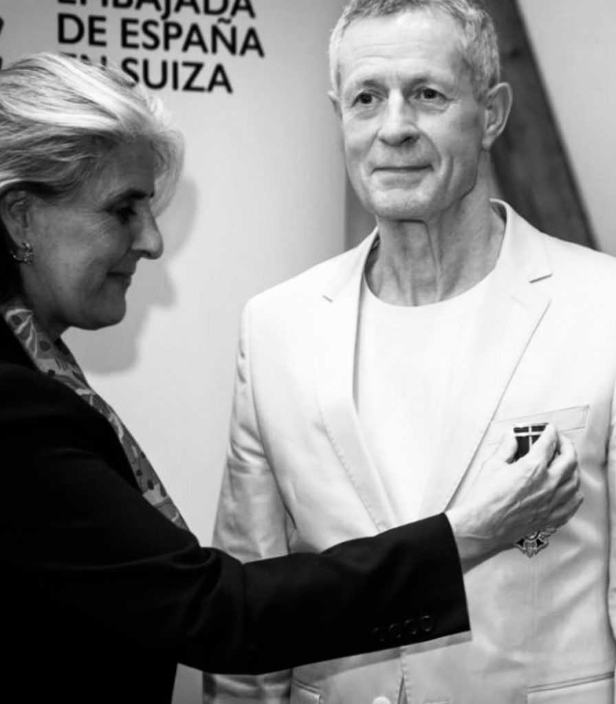 wein, weinsorte, rotwein, weißwein, roséwein, weingut, sommelier, sommellerie, weinprobe, weinverkostung, weinbewertung, weinwissen, weinbeschreibung, weincharakter, weinaromen, weinempfehlung, weinberatung, weintipp, weinpairing, foodpairing, weinbegleitung, wein und essen, wein zum fisch, wein zum steak, wein zu käse, wein zu pasta, wein zum dessert, weinmenü, fine dining, gastronomie, restaurantwein, haubenrestaurant, michelin, delice stuttgart, weinliste, weinkarte, weinauswahl, servicekultur, servicekunst, gastgeber, sommelierschule, sommelierschein, sommelierschulung, sensorik, weinsensorik, aromarad, geschmacksprofil, terroir, weinbau, weinrebe, rebsorte, weinberg, weinregion, herkunft, weinland, weinbaugebiet, deutschlandwein, italienwein, französischer wein, spanischer wein, österreichwein, schweizer wein, südafrika wein, kalifornien wein, napa valley, bordeaux, burgund, chianti, rioja, ribera del duero, moselwein, pfalzwein, rheingau, rheinhessen, frankenwein, badenwein, sachsenwein, saale-unstrut, elsasswein, piemontwein, barolo, barbaresco, brunello, amarone, valpolicella, prosecco, franciacorta, champagne, cremants, sekt, deutscher sekt, schaumwein, stillwein, natural wine, orange wine, biodynamischer wein, biowein, veganer wein, nachhaltiger wein, weinherstellung, kelterung, gärung, malolaktische gärung, ausbau, barrique, holzfass, edelstahltank, flaschenreife, dekantieren, karaffieren, weinservice, trinktemperatur, weinglas, zieher vision, zieher glass, burgunderglas, rieslingglas, universalglas, rotweinglas, weißweinglas, glasform, aromaentfaltung, glasempfehlung, weinlagerung, weinkeller, weinklimaschrank, weintemperierung, korken, schraubverschluss, naturkork, glasverschluss, korkfehler, oxidation, belüftung, sediment, depot, weinflecken, weinstein, weinfehler, schwefel, säure, restzucker, trocken, halbtrocken, feinherb, lieblich, süßwein, dessertwein, eiswein, beerenauslese, trockenbeerenauslese, spätlese, auslese, kabinett, pradikatswein, qualitätswein, tafelwein, landwein, weingesetz, appellation, docg, aoc, d.o., vdp, grosses gewächs, erste lage, weinbewertungssystem, parker punkte, falstaff punkte, vinum, wein plus, tasting note, verkostungsnotiz, farbe, bukett, duft, mundgefühl, struktur, körper, tannin, abgang, länge, komplexität, balance, mineralität, frucht, würze, florale noten, kräuter, vanille, toast, mokka, leder, erde, stein, graphite, salz, kalk, kirsche, pflaume, himbeere, brombeere, apfel, birne, zitrus, limette, grapefruit, ananas, mango, pfirsich, marille, honig, haselnuss, mandel, butter, karamell, rauch, pfeffer, balsamico, eukalyptus, menthol, kräuterwürze, kräuterduft, rosennote, veilchen, lavendel, wacholder, muskat, zimt, nelke, kumin, schokolade, kaffeebohne, toastbrot, hefe, brioche, kreide, mineralisch, floral, würzig, fruchtig, elegant, kräftig, rund, harmonisch, frisch, kühl, linear, lang, dicht, filigran, stoffig, samtig, cremig, lebendig, fein, komplex, tief, delikat, zart, salzig, kalkig, rauchig, reif, jugendlich, balanciert, animierend, expressiv, subtil, konzentriert, trinkreif, lagerfähig, jahrgang, jahrgangstiefe, jahrgangsvergleich, klimawandel, hitzejahrgang, weinqualität, erntezeitpunkt, handlese, selektion, weinlese, mostgewicht, oechsle, weinsäure, weinzucker, weinalkohol, alkoholgehalt, restzuckeranalyse, ph-wert, schwefelung, filtrierung, unfiltriert, weinbereitung, cuvée, reinsortig, assemblage, blend, fassprobe, bottling, degorgieren, dégorgement, dosage, brut, extra brut, sec, demi sec, doux, reserve, vintage, non vintage, jahrgangssekt, prestige cuvée, grand cru, premier cru, village, cru classé, estate, domaine, tenuta, bodega, château, weingutsführung, weinverkauf, weinhandlung, onlineweinhandel, weinshop, vinothek, weinmesse, weinevent, weinfestival, weingala, weinreise, weintourismus, tasting flight, masterclass, sommelierschule, weinakademie, weinseminar, sensoriktraining, degustation, blindverkostung, vergleichsprobe, horizontale verkostung, vertikale verkostung, weinbeschreibung schreiben, tasting note vorlage, aroma erkennen, wein bewerten, wein empfehlen, best wine germany, best sommeliers, deutscher sommelierverband, wset, court of master sommeliers, weinexperte, weinkritiker, weinjournalismus, weinblog, weinpodcast, weinmagazin, weinwissen online, gastrokultur, kulinarik, gourmet, fine dining szene, sterneküche, haubenküche, pairing idee, menübegleitung, amuse bouche, wein zum käse, wein zum dessert, aperitif, digestif, wein und sake, sakepairing, champagnerpairing, rosétrends, naturalwine trend, orange wine trend, zero dosage, low intervention, slow wine, nachhaltigkeit im weinbau, regenerative weinwirtschaft, biodynamik, demeter, ecovin, fair’n green, klimaneutraler wein, co2 bilanz wein, glas vs bag in box, wein innovation, alkoholfreier wein, entalkoholisierter wein, wein ohne alkohol, wein mit wenig alkohol, leichte weine, sommerwein, winterwein, festtagswein, weihnachtswein, osterwein, grillwein, terrassewein, picknickwein, aperitifwein, brunchwein, valentinstag wein, muttertag wein, geschenkwein, weingeschenk, firmengeschenk, personalisiertes etikett, flaschenetikett, etikettendesign, korkenzieher, sommeliermesser, dekantierkaraffe, weinausgießer, weinthermometer, flaschenverschluss, weinaccessoires, weinreinigung, glasreinigung, weinglaspolitur, weingläser kaufen, zieher gläser, zieher vision balance, zieher vision intense, zieher vision fresh, zieher vision straight, zieher vision graceful, zieher vision rich, zieher vision delicate, glastest, aromaentwicklung, gläservergleich, weinservice im restaurant, serviceprotokoll, mise en place wein, gastansprache, storytelling am tisch, weinphilosophie, emotion im service, gastzufriedenheit, feinsinn, wein und kultur, wein und kunst, wein und musik, wein und literatur, wein und reisen, weinregion italien, weinregion frankreich, weinregion deutschland, region stuttgart, wein aus württemberg, neckartal wein, remstal, heilbronner weinstraße, wein aus der pfalz, wein aus baden, wein aus franken, wein aus der mosel, rheingau riesling, pfälzer chardonnay, deutscher pinot noir, spätburgunder, grauburgunder, weissburgunder, silvaner, riesling, sauvignon blanc, muskateller, scheurebe, gewürztraminer, chardonnay, pinot blanc, pinot gris, pinot noir, nebbiolo, sangiovese, tempranillo, cabernet sauvignon, merlot, syrah, grenache, carignan, malbec, zinfandel, shiraz, touriga nacional, albariño, vermentino, verdejo, grüner veltliner, blaufränkisch, zweigelt, saint laurent, tannat, barbera, dolcetto, aglianico, nero d’avola, cortese, garganega, viognier, marsanne, roussanne, chenin blanc, rieslaner, muscadet, viura, clairette, semillon, weintrend, sommelierszene, weinkultur deutschland, europäische weinkultur, neue weinwelt, alte welt wein, moderne weininterpretation, weinphilosophie, serviceleidenschaft, gastgeberschaft, sinneswahrnehmung, geschmackstraining, feine aromatik, elegance im glas, balance im wein, weincharme, weinleidenschaft, genusskultur, lebensfreude, genussmoment, stilvoll trinken, wein erleben, wein entdecken, wein verstehen, wein teilen, wein genießen, wein erleben podcast, sommelier interview, evangelos pattas, delice restaurant, stuttgart fine dining, silvio nitzsche podcast, sommeliers erzählen, weinwissen teilen, deutsche sommellerie, weinleidenschaft deutschland, kultur des genusses, wein und leben, kunst des servierens, stille eleganz, wein als beziehung, genuss im glas, handwerk im service, achtsamkeit im wein, feine noten, große momente, leben mit wein, service und seele, wein als sprache, die kunst des pairings.