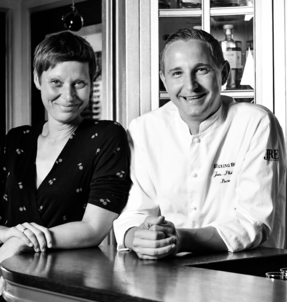 wein, weinsorte, rotwein, weißwein, roséwein, weingut, sommelier, sommellerie, weinprobe, weinverkostung, weinbewertung, weinwissen, weinbeschreibung, weincharakter, weinaromen, weinempfehlung, weinberatung, weintipp, weinpairing, foodpairing, weinbegleitung, wein und essen, wein zum fisch, wein zum steak, wein zu käse, wein zu pasta, wein zum dessert, weinmenü, fine dining, gastronomie, restaurantwein, haubenrestaurant, michelin, delice stuttgart, weinliste, weinkarte, weinauswahl, servicekultur, servicekunst, gastgeber, sommelierschule, sommelierschein, sommelierschulung, sensorik, weinsensorik, aromarad, geschmacksprofil, terroir, weinbau, weinrebe, rebsorte, weinberg, weinregion, herkunft, weinland, weinbaugebiet, deutschlandwein, italienwein, französischer wein, spanischer wein, österreichwein, schweizer wein, südafrika wein, kalifornien wein, napa valley, bordeaux, burgund, chianti, rioja, ribera del duero, moselwein, pfalzwein, rheingau, rheinhessen, frankenwein, badenwein, sachsenwein, saale-unstrut, elsasswein, piemontwein, barolo, barbaresco, brunello, amarone, valpolicella, prosecco, franciacorta, champagne, cremants, sekt, deutscher sekt, schaumwein, stillwein, natural wine, orange wine, biodynamischer wein, biowein, veganer wein, nachhaltiger wein, weinherstellung, kelterung, gärung, malolaktische gärung, ausbau, barrique, holzfass, edelstahltank, flaschenreife, dekantieren, karaffieren, weinservice, trinktemperatur, weinglas, zieher vision, zieher glass, burgunderglas, rieslingglas, universalglas, rotweinglas, weißweinglas, glasform, aromaentfaltung, glasempfehlung, weinlagerung, weinkeller, weinklimaschrank, weintemperierung, korken, schraubverschluss, naturkork, glasverschluss, korkfehler, oxidation, belüftung, sediment, depot, weinflecken, weinstein, weinfehler, schwefel, säure, restzucker, trocken, halbtrocken, feinherb, lieblich, süßwein, dessertwein, eiswein, beerenauslese, trockenbeerenauslese, spätlese, auslese, kabinett, pradikatswein, qualitätswein, tafelwein, landwein, weingesetz, appellation, docg, aoc, d.o., vdp, grosses gewächs, erste lage, weinbewertungssystem, parker punkte, falstaff punkte, vinum, wein plus, tasting note, verkostungsnotiz, farbe, bukett, duft, mundgefühl, struktur, körper, tannin, abgang, länge, komplexität, balance, mineralität, frucht, würze, florale noten, kräuter, vanille, toast, mokka, leder, erde, stein, graphite, salz, kalk, kirsche, pflaume, himbeere, brombeere, apfel, birne, zitrus, limette, grapefruit, ananas, mango, pfirsich, marille, honig, haselnuss, mandel, butter, karamell, rauch, pfeffer, balsamico, eukalyptus, menthol, kräuterwürze, kräuterduft, rosennote, veilchen, lavendel, wacholder, muskat, zimt, nelke, kumin, schokolade, kaffeebohne, toastbrot, hefe, brioche, kreide, mineralisch, floral, würzig, fruchtig, elegant, kräftig, rund, harmonisch, frisch, kühl, linear, lang, dicht, filigran, stoffig, samtig, cremig, lebendig, fein, komplex, tief, delikat, zart, salzig, kalkig, rauchig, reif, jugendlich, balanciert, animierend, expressiv, subtil, konzentriert, trinkreif, lagerfähig, jahrgang, jahrgangstiefe, jahrgangsvergleich, klimawandel, hitzejahrgang, weinqualität, erntezeitpunkt, handlese, selektion, weinlese, mostgewicht, oechsle, weinsäure, weinzucker, weinalkohol, alkoholgehalt, restzuckeranalyse, ph-wert, schwefelung, filtrierung, unfiltriert, weinbereitung, cuvée, reinsortig, assemblage, blend, fassprobe, bottling, degorgieren, dégorgement, dosage, brut, extra brut, sec, demi sec, doux, reserve, vintage, non vintage, jahrgangssekt, prestige cuvée, grand cru, premier cru, village, cru classé, estate, domaine, tenuta, bodega, château, weingutsführung, weinverkauf, weinhandlung, onlineweinhandel, weinshop, vinothek, weinmesse, weinevent, weinfestival, weingala, weinreise, weintourismus, tasting flight, masterclass, sommelierschule, weinakademie, weinseminar, sensoriktraining, degustation, blindverkostung, vergleichsprobe, horizontale verkostung, vertikale verkostung, weinbeschreibung schreiben, tasting note vorlage, aroma erkennen, wein bewerten, wein empfehlen, best wine germany, best sommeliers, deutscher sommelierverband, wset, court of master sommeliers, weinexperte, weinkritiker, weinjournalismus, weinblog, weinpodcast, weinmagazin, weinwissen online, gastrokultur, kulinarik, gourmet, fine dining szene, sterneküche, haubenküche, pairing idee, menübegleitung, amuse bouche, wein zum käse, wein zum dessert, aperitif, digestif, wein und sake, sakepairing, champagnerpairing, rosétrends, naturalwine trend, orange wine trend, zero dosage, low intervention, slow wine, nachhaltigkeit im weinbau, regenerative weinwirtschaft, biodynamik, demeter, ecovin, fair’n green, klimaneutraler wein, co2 bilanz wein, glas vs bag in box, wein innovation, alkoholfreier wein, entalkoholisierter wein, wein ohne alkohol, wein mit wenig alkohol, leichte weine, sommerwein, winterwein, festtagswein, weihnachtswein, osterwein, grillwein, terrassewein, picknickwein, aperitifwein, brunchwein, valentinstag wein, muttertag wein, geschenkwein, weingeschenk, firmengeschenk, personalisiertes etikett, flaschenetikett, etikettendesign, korkenzieher, sommeliermesser, dekantierkaraffe, weinausgießer, weinthermometer, flaschenverschluss, weinaccessoires, weinreinigung, glasreinigung, weinglaspolitur, weingläser kaufen, zieher gläser, zieher vision balance, zieher vision intense, zieher vision fresh, zieher vision straight, zieher vision graceful, zieher vision rich, zieher vision delicate, glastest, aromaentwicklung, gläservergleich, weinservice im restaurant, serviceprotokoll, mise en place wein, gastansprache, storytelling am tisch, weinphilosophie, emotion im service, gastzufriedenheit, feinsinn, wein und kultur, wein und kunst, wein und musik, wein und literatur, wein und reisen, weinregion italien, weinregion frankreich, weinregion deutschland, region stuttgart, wein aus württemberg, neckartal wein, remstal, heilbronner weinstraße, wein aus der pfalz, wein aus baden, wein aus franken, wein aus der mosel, rheingau riesling, pfälzer chardonnay, deutscher pinot noir, spätburgunder, grauburgunder, weissburgunder, silvaner, riesling, sauvignon blanc, muskateller, scheurebe, gewürztraminer, chardonnay, pinot blanc, pinot gris, pinot noir, nebbiolo, sangiovese, tempranillo, cabernet sauvignon, merlot, syrah, grenache, carignan, malbec, zinfandel, shiraz, touriga nacional, albariño, vermentino, verdejo, grüner veltliner, blaufränkisch, zweigelt, saint laurent, tannat, barbera, dolcetto, aglianico, nero d’avola, cortese, garganega, viognier, marsanne, roussanne, chenin blanc, rieslaner, muscadet, viura, clairette, semillon, weintrend, sommelierszene, weinkultur deutschland, europäische weinkultur, neue weinwelt, alte welt wein, moderne weininterpretation, weinphilosophie, serviceleidenschaft, gastgeberschaft, sinneswahrnehmung, geschmackstraining, feine aromatik, elegance im glas, balance im wein, weincharme, weinleidenschaft, genusskultur, lebensfreude, genussmoment, stilvoll trinken, wein erleben, wein entdecken, wein verstehen, wein teilen, wein genießen, wein erleben podcast, sommelier interview, evangelos pattas, delice restaurant, stuttgart fine dining, silvio nitzsche podcast, sommeliers erzählen, weinwissen teilen, deutsche sommellerie, weinleidenschaft deutschland, kultur des genusses, wein und leben, kunst des servierens, stille eleganz, wein als beziehung, genuss im glas, handwerk im service, achtsamkeit im wein, feine noten, große momente, leben mit wein, service und seele, wein als sprache, die kunst des pairings.