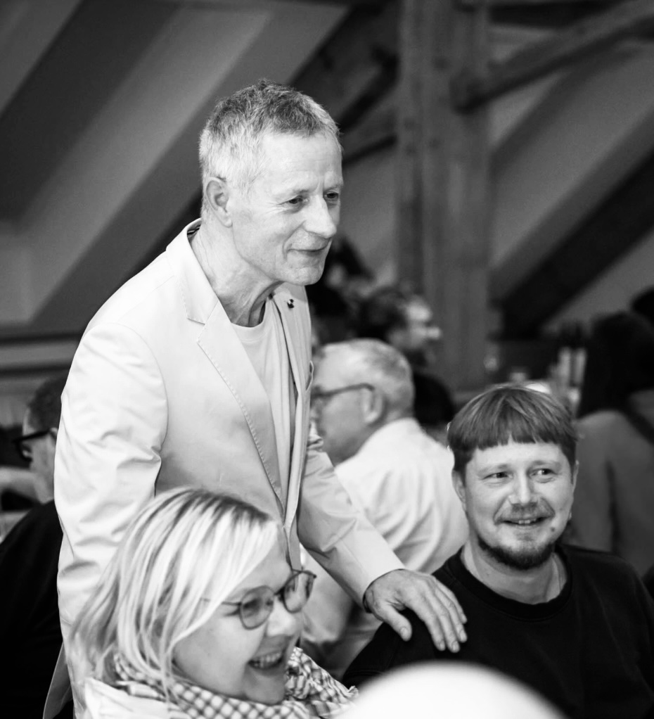 wein, weinsorte, rotwein, weißwein, roséwein, weingut, sommelier, sommellerie, weinprobe, weinverkostung, weinbewertung, weinwissen, weinbeschreibung, weincharakter, weinaromen, weinempfehlung, weinberatung, weintipp, weinpairing, foodpairing, weinbegleitung, wein und essen, wein zum fisch, wein zum steak, wein zu käse, wein zu pasta, wein zum dessert, weinmenü, fine dining, gastronomie, restaurantwein, haubenrestaurant, michelin, delice stuttgart, weinliste, weinkarte, weinauswahl, servicekultur, servicekunst, gastgeber, sommelierschule, sommelierschein, sommelierschulung, sensorik, weinsensorik, aromarad, geschmacksprofil, terroir, weinbau, weinrebe, rebsorte, weinberg, weinregion, herkunft, weinland, weinbaugebiet, deutschlandwein, italienwein, französischer wein, spanischer wein, österreichwein, schweizer wein, südafrika wein, kalifornien wein, napa valley, bordeaux, burgund, chianti, rioja, ribera del duero, moselwein, pfalzwein, rheingau, rheinhessen, frankenwein, badenwein, sachsenwein, saale-unstrut, elsasswein, piemontwein, barolo, barbaresco, brunello, amarone, valpolicella, prosecco, franciacorta, champagne, cremants, sekt, deutscher sekt, schaumwein, stillwein, natural wine, orange wine, biodynamischer wein, biowein, veganer wein, nachhaltiger wein, weinherstellung, kelterung, gärung, malolaktische gärung, ausbau, barrique, holzfass, edelstahltank, flaschenreife, dekantieren, karaffieren, weinservice, trinktemperatur, weinglas, zieher vision, zieher glass, burgunderglas, rieslingglas, universalglas, rotweinglas, weißweinglas, glasform, aromaentfaltung, glasempfehlung, weinlagerung, weinkeller, weinklimaschrank, weintemperierung, korken, schraubverschluss, naturkork, glasverschluss, korkfehler, oxidation, belüftung, sediment, depot, weinflecken, weinstein, weinfehler, schwefel, säure, restzucker, trocken, halbtrocken, feinherb, lieblich, süßwein, dessertwein, eiswein, beerenauslese, trockenbeerenauslese, spätlese, auslese, kabinett, pradikatswein, qualitätswein, tafelwein, landwein, weingesetz, appellation, docg, aoc, d.o., vdp, grosses gewächs, erste lage, weinbewertungssystem, parker punkte, falstaff punkte, vinum, wein plus, tasting note, verkostungsnotiz, farbe, bukett, duft, mundgefühl, struktur, körper, tannin, abgang, länge, komplexität, balance, mineralität, frucht, würze, florale noten, kräuter, vanille, toast, mokka, leder, erde, stein, graphite, salz, kalk, kirsche, pflaume, himbeere, brombeere, apfel, birne, zitrus, limette, grapefruit, ananas, mango, pfirsich, marille, honig, haselnuss, mandel, butter, karamell, rauch, pfeffer, balsamico, eukalyptus, menthol, kräuterwürze, kräuterduft, rosennote, veilchen, lavendel, wacholder, muskat, zimt, nelke, kumin, schokolade, kaffeebohne, toastbrot, hefe, brioche, kreide, mineralisch, floral, würzig, fruchtig, elegant, kräftig, rund, harmonisch, frisch, kühl, linear, lang, dicht, filigran, stoffig, samtig, cremig, lebendig, fein, komplex, tief, delikat, zart, salzig, kalkig, rauchig, reif, jugendlich, balanciert, animierend, expressiv, subtil, konzentriert, trinkreif, lagerfähig, jahrgang, jahrgangstiefe, jahrgangsvergleich, klimawandel, hitzejahrgang, weinqualität, erntezeitpunkt, handlese, selektion, weinlese, mostgewicht, oechsle, weinsäure, weinzucker, weinalkohol, alkoholgehalt, restzuckeranalyse, ph-wert, schwefelung, filtrierung, unfiltriert, weinbereitung, cuvée, reinsortig, assemblage, blend, fassprobe, bottling, degorgieren, dégorgement, dosage, brut, extra brut, sec, demi sec, doux, reserve, vintage, non vintage, jahrgangssekt, prestige cuvée, grand cru, premier cru, village, cru classé, estate, domaine, tenuta, bodega, château, weingutsführung, weinverkauf, weinhandlung, onlineweinhandel, weinshop, vinothek, weinmesse, weinevent, weinfestival, weingala, weinreise, weintourismus, tasting flight, masterclass, sommelierschule, weinakademie, weinseminar, sensoriktraining, degustation, blindverkostung, vergleichsprobe, horizontale verkostung, vertikale verkostung, weinbeschreibung schreiben, tasting note vorlage, aroma erkennen, wein bewerten, wein empfehlen, best wine germany, best sommeliers, deutscher sommelierverband, wset, court of master sommeliers, weinexperte, weinkritiker, weinjournalismus, weinblog, weinpodcast, weinmagazin, weinwissen online, gastrokultur, kulinarik, gourmet, fine dining szene, sterneküche, haubenküche, pairing idee, menübegleitung, amuse bouche, wein zum käse, wein zum dessert, aperitif, digestif, wein und sake, sakepairing, champagnerpairing, rosétrends, naturalwine trend, orange wine trend, zero dosage, low intervention, slow wine, nachhaltigkeit im weinbau, regenerative weinwirtschaft, biodynamik, demeter, ecovin, fair’n green, klimaneutraler wein, co2 bilanz wein, glas vs bag in box, wein innovation, alkoholfreier wein, entalkoholisierter wein, wein ohne alkohol, wein mit wenig alkohol, leichte weine, sommerwein, winterwein, festtagswein, weihnachtswein, osterwein, grillwein, terrassewein, picknickwein, aperitifwein, brunchwein, valentinstag wein, muttertag wein, geschenkwein, weingeschenk, firmengeschenk, personalisiertes etikett, flaschenetikett, etikettendesign, korkenzieher, sommeliermesser, dekantierkaraffe, weinausgießer, weinthermometer, flaschenverschluss, weinaccessoires, weinreinigung, glasreinigung, weinglaspolitur, weingläser kaufen, zieher gläser, zieher vision balance, zieher vision intense, zieher vision fresh, zieher vision straight, zieher vision graceful, zieher vision rich, zieher vision delicate, glastest, aromaentwicklung, gläservergleich, weinservice im restaurant, serviceprotokoll, mise en place wein, gastansprache, storytelling am tisch, weinphilosophie, emotion im service, gastzufriedenheit, feinsinn, wein und kultur, wein und kunst, wein und musik, wein und literatur, wein und reisen, weinregion italien, weinregion frankreich, weinregion deutschland, region stuttgart, wein aus württemberg, neckartal wein, remstal, heilbronner weinstraße, wein aus der pfalz, wein aus baden, wein aus franken, wein aus der mosel, rheingau riesling, pfälzer chardonnay, deutscher pinot noir, spätburgunder, grauburgunder, weissburgunder, silvaner, riesling, sauvignon blanc, muskateller, scheurebe, gewürztraminer, chardonnay, pinot blanc, pinot gris, pinot noir, nebbiolo, sangiovese, tempranillo, cabernet sauvignon, merlot, syrah, grenache, carignan, malbec, zinfandel, shiraz, touriga nacional, albariño, vermentino, verdejo, grüner veltliner, blaufränkisch, zweigelt, saint laurent, tannat, barbera, dolcetto, aglianico, nero d’avola, cortese, garganega, viognier, marsanne, roussanne, chenin blanc, rieslaner, muscadet, viura, clairette, semillon, weintrend, sommelierszene, weinkultur deutschland, europäische weinkultur, neue weinwelt, alte welt wein, moderne weininterpretation, weinphilosophie, serviceleidenschaft, gastgeberschaft, sinneswahrnehmung, geschmackstraining, feine aromatik, elegance im glas, balance im wein, weincharme, weinleidenschaft, genusskultur, lebensfreude, genussmoment, stilvoll trinken, wein erleben, wein entdecken, wein verstehen, wein teilen, wein genießen, wein erleben podcast, sommelier interview, evangelos pattas, delice restaurant, stuttgart fine dining, silvio nitzsche podcast, sommeliers erzählen, weinwissen teilen, deutsche sommellerie, weinleidenschaft deutschland, kultur des genusses, wein und leben, kunst des servierens, stille eleganz, wein als beziehung, genuss im glas, handwerk im service, achtsamkeit im wein, feine noten, große momente, leben mit wein, service und seele, wein als sprache, die kunst des pairings.