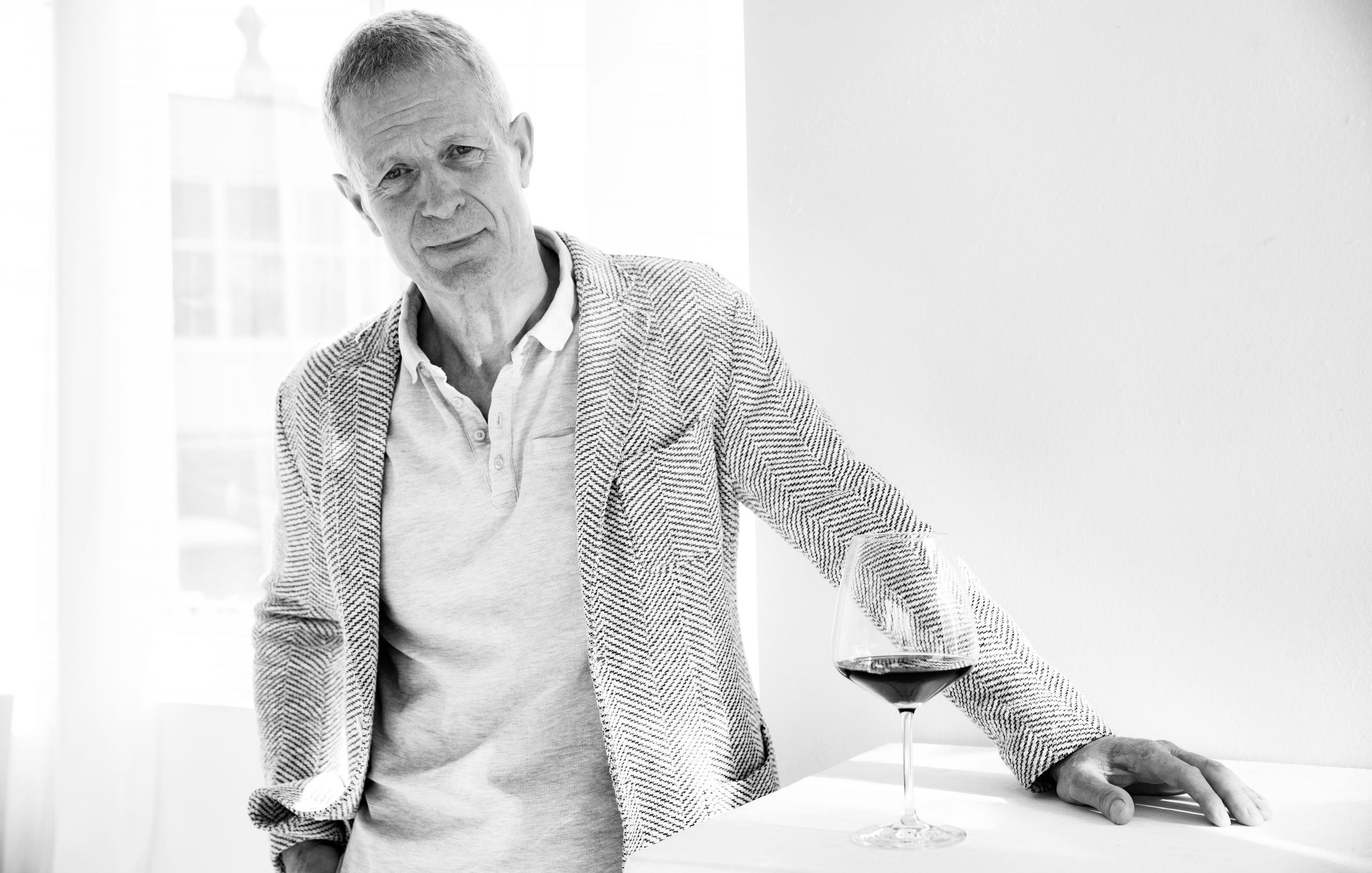 wein, weinsorte, rotwein, weißwein, roséwein, weingut, sommelier, sommellerie, weinprobe, weinverkostung, weinbewertung, weinwissen, weinbeschreibung, weincharakter, weinaromen, weinempfehlung, weinberatung, weintipp, weinpairing, foodpairing, weinbegleitung, wein und essen, wein zum fisch, wein zum steak, wein zu käse, wein zu pasta, wein zum dessert, weinmenü, fine dining, gastronomie, restaurantwein, haubenrestaurant, michelin, delice stuttgart, weinliste, weinkarte, weinauswahl, servicekultur, servicekunst, gastgeber, sommelierschule, sommelierschein, sommelierschulung, sensorik, weinsensorik, aromarad, geschmacksprofil, terroir, weinbau, weinrebe, rebsorte, weinberg, weinregion, herkunft, weinland, weinbaugebiet, deutschlandwein, italienwein, französischer wein, spanischer wein, österreichwein, schweizer wein, südafrika wein, kalifornien wein, napa valley, bordeaux, burgund, chianti, rioja, ribera del duero, moselwein, pfalzwein, rheingau, rheinhessen, frankenwein, badenwein, sachsenwein, saale-unstrut, elsasswein, piemontwein, barolo, barbaresco, brunello, amarone, valpolicella, prosecco, franciacorta, champagne, cremants, sekt, deutscher sekt, schaumwein, stillwein, natural wine, orange wine, biodynamischer wein, biowein, veganer wein, nachhaltiger wein, weinherstellung, kelterung, gärung, malolaktische gärung, ausbau, barrique, holzfass, edelstahltank, flaschenreife, dekantieren, karaffieren, weinservice, trinktemperatur, weinglas, zieher vision, zieher glass, burgunderglas, rieslingglas, universalglas, rotweinglas, weißweinglas, glasform, aromaentfaltung, glasempfehlung, weinlagerung, weinkeller, weinklimaschrank, weintemperierung, korken, schraubverschluss, naturkork, glasverschluss, korkfehler, oxidation, belüftung, sediment, depot, weinflecken, weinstein, weinfehler, schwefel, säure, restzucker, trocken, halbtrocken, feinherb, lieblich, süßwein, dessertwein, eiswein, beerenauslese, trockenbeerenauslese, spätlese, auslese, kabinett, pradikatswein, qualitätswein, tafelwein, landwein, weingesetz, appellation, docg, aoc, d.o., vdp, grosses gewächs, erste lage, weinbewertungssystem, parker punkte, falstaff punkte, vinum, wein plus, tasting note, verkostungsnotiz, farbe, bukett, duft, mundgefühl, struktur, körper, tannin, abgang, länge, komplexität, balance, mineralität, frucht, würze, florale noten, kräuter, vanille, toast, mokka, leder, erde, stein, graphite, salz, kalk, kirsche, pflaume, himbeere, brombeere, apfel, birne, zitrus, limette, grapefruit, ananas, mango, pfirsich, marille, honig, haselnuss, mandel, butter, karamell, rauch, pfeffer, balsamico, eukalyptus, menthol, kräuterwürze, kräuterduft, rosennote, veilchen, lavendel, wacholder, muskat, zimt, nelke, kumin, schokolade, kaffeebohne, toastbrot, hefe, brioche, kreide, mineralisch, floral, würzig, fruchtig, elegant, kräftig, rund, harmonisch, frisch, kühl, linear, lang, dicht, filigran, stoffig, samtig, cremig, lebendig, fein, komplex, tief, delikat, zart, salzig, kalkig, rauchig, reif, jugendlich, balanciert, animierend, expressiv, subtil, konzentriert, trinkreif, lagerfähig, jahrgang, jahrgangstiefe, jahrgangsvergleich, klimawandel, hitzejahrgang, weinqualität, erntezeitpunkt, handlese, selektion, weinlese, mostgewicht, oechsle, weinsäure, weinzucker, weinalkohol, alkoholgehalt, restzuckeranalyse, ph-wert, schwefelung, filtrierung, unfiltriert, weinbereitung, cuvée, reinsortig, assemblage, blend, fassprobe, bottling, degorgieren, dégorgement, dosage, brut, extra brut, sec, demi sec, doux, reserve, vintage, non vintage, jahrgangssekt, prestige cuvée, grand cru, premier cru, village, cru classé, estate, domaine, tenuta, bodega, château, weingutsführung, weinverkauf, weinhandlung, onlineweinhandel, weinshop, vinothek, weinmesse, weinevent, weinfestival, weingala, weinreise, weintourismus, tasting flight, masterclass, sommelierschule, weinakademie, weinseminar, sensoriktraining, degustation, blindverkostung, vergleichsprobe, horizontale verkostung, vertikale verkostung, weinbeschreibung schreiben, tasting note vorlage, aroma erkennen, wein bewerten, wein empfehlen, best wine germany, best sommeliers, deutscher sommelierverband, wset, court of master sommeliers, weinexperte, weinkritiker, weinjournalismus, weinblog, weinpodcast, weinmagazin, weinwissen online, gastrokultur, kulinarik, gourmet, fine dining szene, sterneküche, haubenküche, pairing idee, menübegleitung, amuse bouche, wein zum käse, wein zum dessert, aperitif, digestif, wein und sake, sakepairing, champagnerpairing, rosétrends, naturalwine trend, orange wine trend, zero dosage, low intervention, slow wine, nachhaltigkeit im weinbau, regenerative weinwirtschaft, biodynamik, demeter, ecovin, fair’n green, klimaneutraler wein, co2 bilanz wein, glas vs bag in box, wein innovation, alkoholfreier wein, entalkoholisierter wein, wein ohne alkohol, wein mit wenig alkohol, leichte weine, sommerwein, winterwein, festtagswein, weihnachtswein, osterwein, grillwein, terrassewein, picknickwein, aperitifwein, brunchwein, valentinstag wein, muttertag wein, geschenkwein, weingeschenk, firmengeschenk, personalisiertes etikett, flaschenetikett, etikettendesign, korkenzieher, sommeliermesser, dekantierkaraffe, weinausgießer, weinthermometer, flaschenverschluss, weinaccessoires, weinreinigung, glasreinigung, weinglaspolitur, weingläser kaufen, zieher gläser, zieher vision balance, zieher vision intense, zieher vision fresh, zieher vision straight, zieher vision graceful, zieher vision rich, zieher vision delicate, glastest, aromaentwicklung, gläservergleich, weinservice im restaurant, serviceprotokoll, mise en place wein, gastansprache, storytelling am tisch, weinphilosophie, emotion im service, gastzufriedenheit, feinsinn, wein und kultur, wein und kunst, wein und musik, wein und literatur, wein und reisen, weinregion italien, weinregion frankreich, weinregion deutschland, region stuttgart, wein aus württemberg, neckartal wein, remstal, heilbronner weinstraße, wein aus der pfalz, wein aus baden, wein aus franken, wein aus der mosel, rheingau riesling, pfälzer chardonnay, deutscher pinot noir, spätburgunder, grauburgunder, weissburgunder, silvaner, riesling, sauvignon blanc, muskateller, scheurebe, gewürztraminer, chardonnay, pinot blanc, pinot gris, pinot noir, nebbiolo, sangiovese, tempranillo, cabernet sauvignon, merlot, syrah, grenache, carignan, malbec, zinfandel, shiraz, touriga nacional, albariño, vermentino, verdejo, grüner veltliner, blaufränkisch, zweigelt, saint laurent, tannat, barbera, dolcetto, aglianico, nero d’avola, cortese, garganega, viognier, marsanne, roussanne, chenin blanc, rieslaner, muscadet, viura, clairette, semillon, weintrend, sommelierszene, weinkultur deutschland, europäische weinkultur, neue weinwelt, alte welt wein, moderne weininterpretation, weinphilosophie, serviceleidenschaft, gastgeberschaft, sinneswahrnehmung, geschmackstraining, feine aromatik, elegance im glas, balance im wein, weincharme, weinleidenschaft, genusskultur, lebensfreude, genussmoment, stilvoll trinken, wein erleben, wein entdecken, wein verstehen, wein teilen, wein genießen, wein erleben podcast, sommelier interview, evangelos pattas, delice restaurant, stuttgart fine dining, silvio nitzsche podcast, sommeliers erzählen, weinwissen teilen, deutsche sommellerie, weinleidenschaft deutschland, kultur des genusses, wein und leben, kunst des servierens, stille eleganz, wein als beziehung, genuss im glas, handwerk im service, achtsamkeit im wein, feine noten, große momente, leben mit wein, service und seele, wein als sprache, die kunst des pairings.