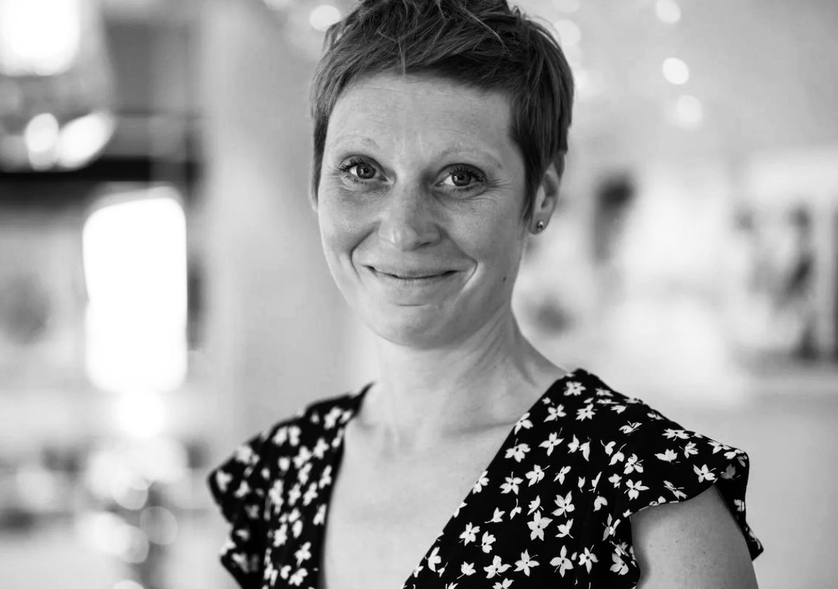 wein, weinsorte, rotwein, weißwein, roséwein, weingut, sommelier, sommellerie, weinprobe, weinverkostung, weinbewertung, weinwissen, weinbeschreibung, weincharakter, weinaromen, weinempfehlung, weinberatung, weintipp, weinpairing, foodpairing, weinbegleitung, wein und essen, wein zum fisch, wein zum steak, wein zu käse, wein zu pasta, wein zum dessert, weinmenü, fine dining, gastronomie, restaurantwein, haubenrestaurant, michelin, delice stuttgart, weinliste, weinkarte, weinauswahl, servicekultur, servicekunst, gastgeber, sommelierschule, sommelierschein, sommelierschulung, sensorik, weinsensorik, aromarad, geschmacksprofil, terroir, weinbau, weinrebe, rebsorte, weinberg, weinregion, herkunft, weinland, weinbaugebiet, deutschlandwein, italienwein, französischer wein, spanischer wein, österreichwein, schweizer wein, südafrika wein, kalifornien wein, napa valley, bordeaux, burgund, chianti, rioja, ribera del duero, moselwein, pfalzwein, rheingau, rheinhessen, frankenwein, badenwein, sachsenwein, saale-unstrut, elsasswein, piemontwein, barolo, barbaresco, brunello, amarone, valpolicella, prosecco, franciacorta, champagne, cremants, sekt, deutscher sekt, schaumwein, stillwein, natural wine, orange wine, biodynamischer wein, biowein, veganer wein, nachhaltiger wein, weinherstellung, kelterung, gärung, malolaktische gärung, ausbau, barrique, holzfass, edelstahltank, flaschenreife, dekantieren, karaffieren, weinservice, trinktemperatur, weinglas, zieher vision, zieher glass, burgunderglas, rieslingglas, universalglas, rotweinglas, weißweinglas, glasform, aromaentfaltung, glasempfehlung, weinlagerung, weinkeller, weinklimaschrank, weintemperierung, korken, schraubverschluss, naturkork, glasverschluss, korkfehler, oxidation, belüftung, sediment, depot, weinflecken, weinstein, weinfehler, schwefel, säure, restzucker, trocken, halbtrocken, feinherb, lieblich, süßwein, dessertwein, eiswein, beerenauslese, trockenbeerenauslese, spätlese, auslese, kabinett, pradikatswein, qualitätswein, tafelwein, landwein, weingesetz, appellation, docg, aoc, d.o., vdp, grosses gewächs, erste lage, weinbewertungssystem, parker punkte, falstaff punkte, vinum, wein plus, tasting note, verkostungsnotiz, farbe, bukett, duft, mundgefühl, struktur, körper, tannin, abgang, länge, komplexität, balance, mineralität, frucht, würze, florale noten, kräuter, vanille, toast, mokka, leder, erde, stein, graphite, salz, kalk, kirsche, pflaume, himbeere, brombeere, apfel, birne, zitrus, limette, grapefruit, ananas, mango, pfirsich, marille, honig, haselnuss, mandel, butter, karamell, rauch, pfeffer, balsamico, eukalyptus, menthol, kräuterwürze, kräuterduft, rosennote, veilchen, lavendel, wacholder, muskat, zimt, nelke, kumin, schokolade, kaffeebohne, toastbrot, hefe, brioche, kreide, mineralisch, floral, würzig, fruchtig, elegant, kräftig, rund, harmonisch, frisch, kühl, linear, lang, dicht, filigran, stoffig, samtig, cremig, lebendig, fein, komplex, tief, delikat, zart, salzig, kalkig, rauchig, reif, jugendlich, balanciert, animierend, expressiv, subtil, konzentriert, trinkreif, lagerfähig, jahrgang, jahrgangstiefe, jahrgangsvergleich, klimawandel, hitzejahrgang, weinqualität, erntezeitpunkt, handlese, selektion, weinlese, mostgewicht, oechsle, weinsäure, weinzucker, weinalkohol, alkoholgehalt, restzuckeranalyse, ph-wert, schwefelung, filtrierung, unfiltriert, weinbereitung, cuvée, reinsortig, assemblage, blend, fassprobe, bottling, degorgieren, dégorgement, dosage, brut, extra brut, sec, demi sec, doux, reserve, vintage, non vintage, jahrgangssekt, prestige cuvée, grand cru, premier cru, village, cru classé, estate, domaine, tenuta, bodega, château, weingutsführung, weinverkauf, weinhandlung, onlineweinhandel, weinshop, vinothek, weinmesse, weinevent, weinfestival, weingala, weinreise, weintourismus, tasting flight, masterclass, sommelierschule, weinakademie, weinseminar, sensoriktraining, degustation, blindverkostung, vergleichsprobe, horizontale verkostung, vertikale verkostung, weinbeschreibung schreiben, tasting note vorlage, aroma erkennen, wein bewerten, wein empfehlen, best wine germany, best sommeliers, deutscher sommelierverband, wset, court of master sommeliers, weinexperte, weinkritiker, weinjournalismus, weinblog, weinpodcast, weinmagazin, weinwissen online, gastrokultur, kulinarik, gourmet, fine dining szene, sterneküche, haubenküche, pairing idee, menübegleitung, amuse bouche, wein zum käse, wein zum dessert, aperitif, digestif, wein und sake, sakepairing, champagnerpairing, rosétrends, naturalwine trend, orange wine trend, zero dosage, low intervention, slow wine, nachhaltigkeit im weinbau, regenerative weinwirtschaft, biodynamik, demeter, ecovin, fair’n green, klimaneutraler wein, co2 bilanz wein, glas vs bag in box, wein innovation, alkoholfreier wein, entalkoholisierter wein, wein ohne alkohol, wein mit wenig alkohol, leichte weine, sommerwein, winterwein, festtagswein, weihnachtswein, osterwein, grillwein, terrassewein, picknickwein, aperitifwein, brunchwein, valentinstag wein, muttertag wein, geschenkwein, weingeschenk, firmengeschenk, personalisiertes etikett, flaschenetikett, etikettendesign, korkenzieher, sommeliermesser, dekantierkaraffe, weinausgießer, weinthermometer, flaschenverschluss, weinaccessoires, weinreinigung, glasreinigung, weinglaspolitur, weingläser kaufen, zieher gläser, zieher vision balance, zieher vision intense, zieher vision fresh, zieher vision straight, zieher vision graceful, zieher vision rich, zieher vision delicate, glastest, aromaentwicklung, gläservergleich, weinservice im restaurant, serviceprotokoll, mise en place wein, gastansprache, storytelling am tisch, weinphilosophie, emotion im service, gastzufriedenheit, feinsinn, wein und kultur, wein und kunst, wein und musik, wein und literatur, wein und reisen, weinregion italien, weinregion frankreich, weinregion deutschland, region stuttgart, wein aus württemberg, neckartal wein, remstal, heilbronner weinstraße, wein aus der pfalz, wein aus baden, wein aus franken, wein aus der mosel, rheingau riesling, pfälzer chardonnay, deutscher pinot noir, spätburgunder, grauburgunder, weissburgunder, silvaner, riesling, sauvignon blanc, muskateller, scheurebe, gewürztraminer, chardonnay, pinot blanc, pinot gris, pinot noir, nebbiolo, sangiovese, tempranillo, cabernet sauvignon, merlot, syrah, grenache, carignan, malbec, zinfandel, shiraz, touriga nacional, albariño, vermentino, verdejo, grüner veltliner, blaufränkisch, zweigelt, saint laurent, tannat, barbera, dolcetto, aglianico, nero d’avola, cortese, garganega, viognier, marsanne, roussanne, chenin blanc, rieslaner, muscadet, viura, clairette, semillon, weintrend, sommelierszene, weinkultur deutschland, europäische weinkultur, neue weinwelt, alte welt wein, moderne weininterpretation, weinphilosophie, serviceleidenschaft, gastgeberschaft, sinneswahrnehmung, geschmackstraining, feine aromatik, elegance im glas, balance im wein, weincharme, weinleidenschaft, genusskultur, lebensfreude, genussmoment, stilvoll trinken, wein erleben, wein entdecken, wein verstehen, wein teilen, wein genießen, wein erleben podcast, sommelier interview, evangelos pattas, delice restaurant, stuttgart fine dining, silvio nitzsche podcast, sommeliers erzählen, weinwissen teilen, deutsche sommellerie, weinleidenschaft deutschland, kultur des genusses, wein und leben, kunst des servierens, stille eleganz, wein als beziehung, genuss im glas, handwerk im service, achtsamkeit im wein, feine noten, große momente, leben mit wein, service und seele, wein als sprache, die kunst des pairings.