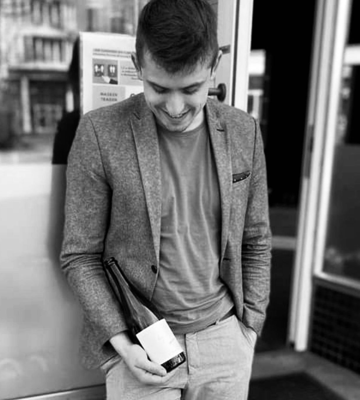 wein, weinsorte, rotwein, weißwein, roséwein, weingut, sommelier, sommellerie, weinprobe, weinverkostung, weinbewertung, weinwissen, weinbeschreibung, weincharakter, weinaromen, weinempfehlung, weinberatung, weintipp, weinpairing, foodpairing, weinbegleitung, wein und essen, wein zum fisch, wein zum steak, wein zu käse, wein zu pasta, wein zum dessert, weinmenü, fine dining, gastronomie, restaurantwein, haubenrestaurant, michelin, delice stuttgart, weinliste, weinkarte, weinauswahl, servicekultur, servicekunst, gastgeber, sommelierschule, sommelierschein, sommelierschulung, sensorik, weinsensorik, aromarad, geschmacksprofil, terroir, weinbau, weinrebe, rebsorte, weinberg, weinregion, herkunft, weinland, weinbaugebiet, deutschlandwein, italienwein, französischer wein, spanischer wein, österreichwein, schweizer wein, südafrika wein, kalifornien wein, napa valley, bordeaux, burgund, chianti, rioja, ribera del duero, moselwein, pfalzwein, rheingau, rheinhessen, frankenwein, badenwein, sachsenwein, saale-unstrut, elsasswein, piemontwein, barolo, barbaresco, brunello, amarone, valpolicella, prosecco, franciacorta, champagne, cremants, sekt, deutscher sekt, schaumwein, stillwein, natural wine, orange wine, biodynamischer wein, biowein, veganer wein, nachhaltiger wein, weinherstellung, kelterung, gärung, malolaktische gärung, ausbau, barrique, holzfass, edelstahltank, flaschenreife, dekantieren, karaffieren, weinservice, trinktemperatur, weinglas, zieher vision, zieher glass, burgunderglas, rieslingglas, universalglas, rotweinglas, weißweinglas, glasform, aromaentfaltung, glasempfehlung, weinlagerung, weinkeller, weinklimaschrank, weintemperierung, korken, schraubverschluss, naturkork, glasverschluss, korkfehler, oxidation, belüftung, sediment, depot, weinflecken, weinstein, weinfehler, schwefel, säure, restzucker, trocken, halbtrocken, feinherb, lieblich, süßwein, dessertwein, eiswein, beerenauslese, trockenbeerenauslese, spätlese, auslese, kabinett, pradikatswein, qualitätswein, tafelwein, landwein, weingesetz, appellation, docg, aoc, d.o., vdp, grosses gewächs, erste lage, weinbewertungssystem, parker punkte, falstaff punkte, vinum, wein plus, tasting note, verkostungsnotiz, farbe, bukett, duft, mundgefühl, struktur, körper, tannin, abgang, länge, komplexität, balance, mineralität, frucht, würze, florale noten, kräuter, vanille, toast, mokka, leder, erde, stein, graphite, salz, kalk, kirsche, pflaume, himbeere, brombeere, apfel, birne, zitrus, limette, grapefruit, ananas, mango, pfirsich, marille, honig, haselnuss, mandel, butter, karamell, rauch, pfeffer, balsamico, eukalyptus, menthol, kräuterwürze, kräuterduft, rosennote, veilchen, lavendel, wacholder, muskat, zimt, nelke, kumin, schokolade, kaffeebohne, toastbrot, hefe, brioche, kreide, mineralisch, floral, würzig, fruchtig, elegant, kräftig, rund, harmonisch, frisch, kühl, linear, lang, dicht, filigran, stoffig, samtig, cremig, lebendig, fein, komplex, tief, delikat, zart, salzig, kalkig, rauchig, reif, jugendlich, balanciert, animierend, expressiv, subtil, konzentriert, trinkreif, lagerfähig, jahrgang, jahrgangstiefe, jahrgangsvergleich, klimawandel, hitzejahrgang, weinqualität, erntezeitpunkt, handlese, selektion, weinlese, mostgewicht, oechsle, weinsäure, weinzucker, weinalkohol, alkoholgehalt, restzuckeranalyse, ph-wert, schwefelung, filtrierung, unfiltriert, weinbereitung, cuvée, reinsortig, assemblage, blend, fassprobe, bottling, degorgieren, dégorgement, dosage, brut, extra brut, sec, demi sec, doux, reserve, vintage, non vintage, jahrgangssekt, prestige cuvée, grand cru, premier cru, village, cru classé, estate, domaine, tenuta, bodega, château, weingutsführung, weinverkauf, weinhandlung, onlineweinhandel, weinshop, vinothek, weinmesse, weinevent, weinfestival, weingala, weinreise, weintourismus, tasting flight, masterclass, sommelierschule, weinakademie, weinseminar, sensoriktraining, degustation, blindverkostung, vergleichsprobe, horizontale verkostung, vertikale verkostung, weinbeschreibung schreiben, tasting note vorlage, aroma erkennen, wein bewerten, wein empfehlen, best wine germany, best sommeliers, deutscher sommelierverband, wset, court of master sommeliers, weinexperte, weinkritiker, weinjournalismus, weinblog, weinpodcast, weinmagazin, weinwissen online, gastrokultur, kulinarik, gourmet, fine dining szene, sterneküche, haubenküche, pairing idee, menübegleitung, amuse bouche, wein zum käse, wein zum dessert, aperitif, digestif, wein und sake, sakepairing, champagnerpairing, rosétrends, naturalwine trend, orange wine trend, zero dosage, low intervention, slow wine, nachhaltigkeit im weinbau, regenerative weinwirtschaft, biodynamik, demeter, ecovin, fair’n green, klimaneutraler wein, co2 bilanz wein, glas vs bag in box, wein innovation, alkoholfreier wein, entalkoholisierter wein, wein ohne alkohol, wein mit wenig alkohol, leichte weine, sommerwein, winterwein, festtagswein, weihnachtswein, osterwein, grillwein, terrassewein, picknickwein, aperitifwein, brunchwein, valentinstag wein, muttertag wein, geschenkwein, weingeschenk, firmengeschenk, personalisiertes etikett, flaschenetikett, etikettendesign, korkenzieher, sommeliermesser, dekantierkaraffe, weinausgießer, weinthermometer, flaschenverschluss, weinaccessoires, weinreinigung, glasreinigung, weinglaspolitur, weingläser kaufen, zieher gläser, zieher vision balance, zieher vision intense, zieher vision fresh, zieher vision straight, zieher vision graceful, zieher vision rich, zieher vision delicate, glastest, aromaentwicklung, gläservergleich, weinservice im restaurant, serviceprotokoll, mise en place wein, gastansprache, storytelling am tisch, weinphilosophie, emotion im service, gastzufriedenheit, feinsinn, wein und kultur, wein und kunst, wein und musik, wein und literatur, wein und reisen, weinregion italien, weinregion frankreich, weinregion deutschland, region stuttgart, wein aus württemberg, neckartal wein, remstal, heilbronner weinstraße, wein aus der pfalz, wein aus baden, wein aus franken, wein aus der mosel, rheingau riesling, pfälzer chardonnay, deutscher pinot noir, spätburgunder, grauburgunder, weissburgunder, silvaner, riesling, sauvignon blanc, muskateller, scheurebe, gewürztraminer, chardonnay, pinot blanc, pinot gris, pinot noir, nebbiolo, sangiovese, tempranillo, cabernet sauvignon, merlot, syrah, grenache, carignan, malbec, zinfandel, shiraz, touriga nacional, albariño, vermentino, verdejo, grüner veltliner, blaufränkisch, zweigelt, saint laurent, tannat, barbera, dolcetto, aglianico, nero d’avola, cortese, garganega, viognier, marsanne, roussanne, chenin blanc, rieslaner, muscadet, viura, clairette, semillon, weintrend, sommelierszene, weinkultur deutschland, europäische weinkultur, neue weinwelt, alte welt wein, moderne weininterpretation, weinphilosophie, serviceleidenschaft, gastgeberschaft, sinneswahrnehmung, geschmackstraining, feine aromatik, elegance im glas, balance im wein, weincharme, weinleidenschaft, genusskultur, lebensfreude, genussmoment, stilvoll trinken, wein erleben, wein entdecken, wein verstehen, wein teilen, wein genießen, wein erleben podcast, sommelier interview, evangelos pattas, delice restaurant, stuttgart fine dining, silvio nitzsche podcast, sommeliers erzählen, weinwissen teilen, deutsche sommellerie, weinleidenschaft deutschland, kultur des genusses, wein und leben, kunst des servierens, stille eleganz, wein als beziehung, genuss im glas, handwerk im service, achtsamkeit im wein, feine noten, große momente, leben mit wein, service und seele, wein als sprache, die kunst des pairings.