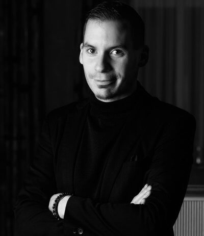 wein, weinsorte, rotwein, weißwein, roséwein, weingut, sommelier, sommellerie, weinprobe, weinverkostung, weinbewertung, weinwissen, weinbeschreibung, weincharakter, weinaromen, weinempfehlung, weinberatung, weintipp, weinpairing, foodpairing, weinbegleitung, wein und essen, wein zum fisch, wein zum steak, wein zu käse, wein zu pasta, wein zum dessert, weinmenü, fine dining, gastronomie, restaurantwein, haubenrestaurant, michelin, delice stuttgart, weinliste, weinkarte, weinauswahl, servicekultur, servicekunst, gastgeber, sommelierschule, sommelierschein, sommelierschulung, sensorik, weinsensorik, aromarad, geschmacksprofil, terroir, weinbau, weinrebe, rebsorte, weinberg, weinregion, herkunft, weinland, weinbaugebiet, deutschlandwein, italienwein, französischer wein, spanischer wein, österreichwein, schweizer wein, südafrika wein, kalifornien wein, napa valley, bordeaux, burgund, chianti, rioja, ribera del duero, moselwein, pfalzwein, rheingau, rheinhessen, frankenwein, badenwein, sachsenwein, saale-unstrut, elsasswein, piemontwein, barolo, barbaresco, brunello, amarone, valpolicella, prosecco, franciacorta, champagne, cremants, sekt, deutscher sekt, schaumwein, stillwein, natural wine, orange wine, biodynamischer wein, biowein, veganer wein, nachhaltiger wein, weinherstellung, kelterung, gärung, malolaktische gärung, ausbau, barrique, holzfass, edelstahltank, flaschenreife, dekantieren, karaffieren, weinservice, trinktemperatur, weinglas, zieher vision, zieher glass, burgunderglas, rieslingglas, universalglas, rotweinglas, weißweinglas, glasform, aromaentfaltung, glasempfehlung, weinlagerung, weinkeller, weinklimaschrank, weintemperierung, korken, schraubverschluss, naturkork, glasverschluss, korkfehler, oxidation, belüftung, sediment, depot, weinflecken, weinstein, weinfehler, schwefel, säure, restzucker, trocken, halbtrocken, feinherb, lieblich, süßwein, dessertwein, eiswein, beerenauslese, trockenbeerenauslese, spätlese, auslese, kabinett, pradikatswein, qualitätswein, tafelwein, landwein, weingesetz, appellation, docg, aoc, d.o., vdp, grosses gewächs, erste lage, weinbewertungssystem, parker punkte, falstaff punkte, vinum, wein plus, tasting note, verkostungsnotiz, farbe, bukett, duft, mundgefühl, struktur, körper, tannin, abgang, länge, komplexität, balance, mineralität, frucht, würze, florale noten, kräuter, vanille, toast, mokka, leder, erde, stein, graphite, salz, kalk, kirsche, pflaume, himbeere, brombeere, apfel, birne, zitrus, limette, grapefruit, ananas, mango, pfirsich, marille, honig, haselnuss, mandel, butter, karamell, rauch, pfeffer, balsamico, eukalyptus, menthol, kräuterwürze, kräuterduft, rosennote, veilchen, lavendel, wacholder, muskat, zimt, nelke, kumin, schokolade, kaffeebohne, toastbrot, hefe, brioche, kreide, mineralisch, floral, würzig, fruchtig, elegant, kräftig, rund, harmonisch, frisch, kühl, linear, lang, dicht, filigran, stoffig, samtig, cremig, lebendig, fein, komplex, tief, delikat, zart, salzig, kalkig, rauchig, reif, jugendlich, balanciert, animierend, expressiv, subtil, konzentriert, trinkreif, lagerfähig, jahrgang, jahrgangstiefe, jahrgangsvergleich, klimawandel, hitzejahrgang, weinqualität, erntezeitpunkt, handlese, selektion, weinlese, mostgewicht, oechsle, weinsäure, weinzucker, weinalkohol, alkoholgehalt, restzuckeranalyse, ph-wert, schwefelung, filtrierung, unfiltriert, weinbereitung, cuvée, reinsortig, assemblage, blend, fassprobe, bottling, degorgieren, dégorgement, dosage, brut, extra brut, sec, demi sec, doux, reserve, vintage, non vintage, jahrgangssekt, prestige cuvée, grand cru, premier cru, village, cru classé, estate, domaine, tenuta, bodega, château, weingutsführung, weinverkauf, weinhandlung, onlineweinhandel, weinshop, vinothek, weinmesse, weinevent, weinfestival, weingala, weinreise, weintourismus, tasting flight, masterclass, sommelierschule, weinakademie, weinseminar, sensoriktraining, degustation, blindverkostung, vergleichsprobe, horizontale verkostung, vertikale verkostung, weinbeschreibung schreiben, tasting note vorlage, aroma erkennen, wein bewerten, wein empfehlen, best wine germany, best sommeliers, deutscher sommelierverband, wset, court of master sommeliers, weinexperte, weinkritiker, weinjournalismus, weinblog, weinpodcast, weinmagazin, weinwissen online, gastrokultur, kulinarik, gourmet, fine dining szene, sterneküche, haubenküche, pairing idee, menübegleitung, amuse bouche, wein zum käse, wein zum dessert, aperitif, digestif, wein und sake, sakepairing, champagnerpairing, rosétrends, naturalwine trend, orange wine trend, zero dosage, low intervention, slow wine, nachhaltigkeit im weinbau, regenerative weinwirtschaft, biodynamik, demeter, ecovin, fair’n green, klimaneutraler wein, co2 bilanz wein, glas vs bag in box, wein innovation, alkoholfreier wein, entalkoholisierter wein, wein ohne alkohol, wein mit wenig alkohol, leichte weine, sommerwein, winterwein, festtagswein, weihnachtswein, osterwein, grillwein, terrassewein, picknickwein, aperitifwein, brunchwein, valentinstag wein, muttertag wein, geschenkwein, weingeschenk, firmengeschenk, personalisiertes etikett, flaschenetikett, etikettendesign, korkenzieher, sommeliermesser, dekantierkaraffe, weinausgießer, weinthermometer, flaschenverschluss, weinaccessoires, weinreinigung, glasreinigung, weinglaspolitur, weingläser kaufen, zieher gläser, zieher vision balance, zieher vision intense, zieher vision fresh, zieher vision straight, zieher vision graceful, zieher vision rich, zieher vision delicate, glastest, aromaentwicklung, gläservergleich, weinservice im restaurant, serviceprotokoll, mise en place wein, gastansprache, storytelling am tisch, weinphilosophie, emotion im service, gastzufriedenheit, feinsinn, wein und kultur, wein und kunst, wein und musik, wein und literatur, wein und reisen, weinregion italien, weinregion frankreich, weinregion deutschland, region stuttgart, wein aus württemberg, neckartal wein, remstal, heilbronner weinstraße, wein aus der pfalz, wein aus baden, wein aus franken, wein aus der mosel, rheingau riesling, pfälzer chardonnay, deutscher pinot noir, spätburgunder, grauburgunder, weissburgunder, silvaner, riesling, sauvignon blanc, muskateller, scheurebe, gewürztraminer, chardonnay, pinot blanc, pinot gris, pinot noir, nebbiolo, sangiovese, tempranillo, cabernet sauvignon, merlot, syrah, grenache, carignan, malbec, zinfandel, shiraz, touriga nacional, albariño, vermentino, verdejo, grüner veltliner, blaufränkisch, zweigelt, saint laurent, tannat, barbera, dolcetto, aglianico, nero d’avola, cortese, garganega, viognier, marsanne, roussanne, chenin blanc, rieslaner, muscadet, viura, clairette, semillon, weintrend, sommelierszene, weinkultur deutschland, europäische weinkultur, neue weinwelt, alte welt wein, moderne weininterpretation, weinphilosophie, serviceleidenschaft, gastgeberschaft, sinneswahrnehmung, geschmackstraining, feine aromatik, elegance im glas, balance im wein, weincharme, weinleidenschaft, genusskultur, lebensfreude, genussmoment, stilvoll trinken, wein erleben, wein entdecken, wein verstehen, wein teilen, wein genießen, wein erleben podcast, sommelier interview, evangelos pattas, delice restaurant, stuttgart fine dining, silvio nitzsche podcast, sommeliers erzählen, weinwissen teilen, deutsche sommellerie, weinleidenschaft deutschland, kultur des genusses, wein und leben, kunst des servierens, stille eleganz, wein als beziehung, genuss im glas, handwerk im service, achtsamkeit im wein, feine noten, große momente, leben mit wein, service und seele, wein als sprache, die kunst des pairings.