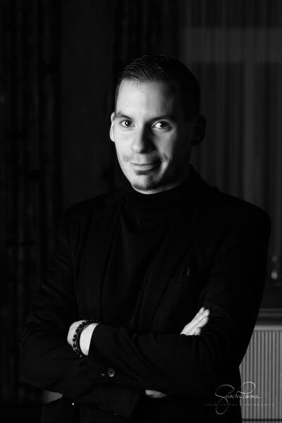 wein, weinsorte, rotwein, weißwein, roséwein, weingut, sommelier, sommellerie, weinprobe, weinverkostung, weinbewertung, weinwissen, weinbeschreibung, weincharakter, weinaromen, weinempfehlung, weinberatung, weintipp, weinpairing, foodpairing, weinbegleitung, wein und essen, wein zum fisch, wein zum steak, wein zu käse, wein zu pasta, wein zum dessert, weinmenü, fine dining, gastronomie, restaurantwein, haubenrestaurant, michelin, delice stuttgart, weinliste, weinkarte, weinauswahl, servicekultur, servicekunst, gastgeber, sommelierschule, sommelierschein, sommelierschulung, sensorik, weinsensorik, aromarad, geschmacksprofil, terroir, weinbau, weinrebe, rebsorte, weinberg, weinregion, herkunft, weinland, weinbaugebiet, deutschlandwein, italienwein, französischer wein, spanischer wein, österreichwein, schweizer wein, südafrika wein, kalifornien wein, napa valley, bordeaux, burgund, chianti, rioja, ribera del duero, moselwein, pfalzwein, rheingau, rheinhessen, frankenwein, badenwein, sachsenwein, saale-unstrut, elsasswein, piemontwein, barolo, barbaresco, brunello, amarone, valpolicella, prosecco, franciacorta, champagne, cremants, sekt, deutscher sekt, schaumwein, stillwein, natural wine, orange wine, biodynamischer wein, biowein, veganer wein, nachhaltiger wein, weinherstellung, kelterung, gärung, malolaktische gärung, ausbau, barrique, holzfass, edelstahltank, flaschenreife, dekantieren, karaffieren, weinservice, trinktemperatur, weinglas, zieher vision, zieher glass, burgunderglas, rieslingglas, universalglas, rotweinglas, weißweinglas, glasform, aromaentfaltung, glasempfehlung, weinlagerung, weinkeller, weinklimaschrank, weintemperierung, korken, schraubverschluss, naturkork, glasverschluss, korkfehler, oxidation, belüftung, sediment, depot, weinflecken, weinstein, weinfehler, schwefel, säure, restzucker, trocken, halbtrocken, feinherb, lieblich, süßwein, dessertwein, eiswein, beerenauslese, trockenbeerenauslese, spätlese, auslese, kabinett, pradikatswein, qualitätswein, tafelwein, landwein, weingesetz, appellation, docg, aoc, d.o., vdp, grosses gewächs, erste lage, weinbewertungssystem, parker punkte, falstaff punkte, vinum, wein plus, tasting note, verkostungsnotiz, farbe, bukett, duft, mundgefühl, struktur, körper, tannin, abgang, länge, komplexität, balance, mineralität, frucht, würze, florale noten, kräuter, vanille, toast, mokka, leder, erde, stein, graphite, salz, kalk, kirsche, pflaume, himbeere, brombeere, apfel, birne, zitrus, limette, grapefruit, ananas, mango, pfirsich, marille, honig, haselnuss, mandel, butter, karamell, rauch, pfeffer, balsamico, eukalyptus, menthol, kräuterwürze, kräuterduft, rosennote, veilchen, lavendel, wacholder, muskat, zimt, nelke, kumin, schokolade, kaffeebohne, toastbrot, hefe, brioche, kreide, mineralisch, floral, würzig, fruchtig, elegant, kräftig, rund, harmonisch, frisch, kühl, linear, lang, dicht, filigran, stoffig, samtig, cremig, lebendig, fein, komplex, tief, delikat, zart, salzig, kalkig, rauchig, reif, jugendlich, balanciert, animierend, expressiv, subtil, konzentriert, trinkreif, lagerfähig, jahrgang, jahrgangstiefe, jahrgangsvergleich, klimawandel, hitzejahrgang, weinqualität, erntezeitpunkt, handlese, selektion, weinlese, mostgewicht, oechsle, weinsäure, weinzucker, weinalkohol, alkoholgehalt, restzuckeranalyse, ph-wert, schwefelung, filtrierung, unfiltriert, weinbereitung, cuvée, reinsortig, assemblage, blend, fassprobe, bottling, degorgieren, dégorgement, dosage, brut, extra brut, sec, demi sec, doux, reserve, vintage, non vintage, jahrgangssekt, prestige cuvée, grand cru, premier cru, village, cru classé, estate, domaine, tenuta, bodega, château, weingutsführung, weinverkauf, weinhandlung, onlineweinhandel, weinshop, vinothek, weinmesse, weinevent, weinfestival, weingala, weinreise, weintourismus, tasting flight, masterclass, sommelierschule, weinakademie, weinseminar, sensoriktraining, degustation, blindverkostung, vergleichsprobe, horizontale verkostung, vertikale verkostung, weinbeschreibung schreiben, tasting note vorlage, aroma erkennen, wein bewerten, wein empfehlen, best wine germany, best sommeliers, deutscher sommelierverband, wset, court of master sommeliers, weinexperte, weinkritiker, weinjournalismus, weinblog, weinpodcast, weinmagazin, weinwissen online, gastrokultur, kulinarik, gourmet, fine dining szene, sterneküche, haubenküche, pairing idee, menübegleitung, amuse bouche, wein zum käse, wein zum dessert, aperitif, digestif, wein und sake, sakepairing, champagnerpairing, rosétrends, naturalwine trend, orange wine trend, zero dosage, low intervention, slow wine, nachhaltigkeit im weinbau, regenerative weinwirtschaft, biodynamik, demeter, ecovin, fair’n green, klimaneutraler wein, co2 bilanz wein, glas vs bag in box, wein innovation, alkoholfreier wein, entalkoholisierter wein, wein ohne alkohol, wein mit wenig alkohol, leichte weine, sommerwein, winterwein, festtagswein, weihnachtswein, osterwein, grillwein, terrassewein, picknickwein, aperitifwein, brunchwein, valentinstag wein, muttertag wein, geschenkwein, weingeschenk, firmengeschenk, personalisiertes etikett, flaschenetikett, etikettendesign, korkenzieher, sommeliermesser, dekantierkaraffe, weinausgießer, weinthermometer, flaschenverschluss, weinaccessoires, weinreinigung, glasreinigung, weinglaspolitur, weingläser kaufen, zieher gläser, zieher vision balance, zieher vision intense, zieher vision fresh, zieher vision straight, zieher vision graceful, zieher vision rich, zieher vision delicate, glastest, aromaentwicklung, gläservergleich, weinservice im restaurant, serviceprotokoll, mise en place wein, gastansprache, storytelling am tisch, weinphilosophie, emotion im service, gastzufriedenheit, feinsinn, wein und kultur, wein und kunst, wein und musik, wein und literatur, wein und reisen, weinregion italien, weinregion frankreich, weinregion deutschland, region stuttgart, wein aus württemberg, neckartal wein, remstal, heilbronner weinstraße, wein aus der pfalz, wein aus baden, wein aus franken, wein aus der mosel, rheingau riesling, pfälzer chardonnay, deutscher pinot noir, spätburgunder, grauburgunder, weissburgunder, silvaner, riesling, sauvignon blanc, muskateller, scheurebe, gewürztraminer, chardonnay, pinot blanc, pinot gris, pinot noir, nebbiolo, sangiovese, tempranillo, cabernet sauvignon, merlot, syrah, grenache, carignan, malbec, zinfandel, shiraz, touriga nacional, albariño, vermentino, verdejo, grüner veltliner, blaufränkisch, zweigelt, saint laurent, tannat, barbera, dolcetto, aglianico, nero d’avola, cortese, garganega, viognier, marsanne, roussanne, chenin blanc, rieslaner, muscadet, viura, clairette, semillon, weintrend, sommelierszene, weinkultur deutschland, europäische weinkultur, neue weinwelt, alte welt wein, moderne weininterpretation, weinphilosophie, serviceleidenschaft, gastgeberschaft, sinneswahrnehmung, geschmackstraining, feine aromatik, elegance im glas, balance im wein, weincharme, weinleidenschaft, genusskultur, lebensfreude, genussmoment, stilvoll trinken, wein erleben, wein entdecken, wein verstehen, wein teilen, wein genießen, wein erleben podcast, sommelier interview, evangelos pattas, delice restaurant, stuttgart fine dining, silvio nitzsche podcast, sommeliers erzählen, weinwissen teilen, deutsche sommellerie, weinleidenschaft deutschland, kultur des genusses, wein und leben, kunst des servierens, stille eleganz, wein als beziehung, genuss im glas, handwerk im service, achtsamkeit im wein, feine noten, große momente, leben mit wein, service und seele, wein als sprache, die kunst des pairings.