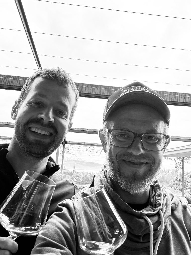 wein, weinsorte, rotwein, weißwein, roséwein, weingut, sommelier, sommellerie, weinprobe, weinverkostung, weinbewertung, weinwissen, weinbeschreibung, weincharakter, weinaromen, weinempfehlung, weinberatung, weintipp, weinpairing, foodpairing, weinbegleitung, wein und essen, wein zum fisch, wein zum steak, wein zu käse, wein zu pasta, wein zum dessert, weinmenü, fine dining, gastronomie, restaurantwein, haubenrestaurant, michelin, delice stuttgart, weinliste, weinkarte, weinauswahl, servicekultur, servicekunst, gastgeber, sommelierschule, sommelierschein, sommelierschulung, sensorik, weinsensorik, aromarad, geschmacksprofil, terroir, weinbau, weinrebe, rebsorte, weinberg, weinregion, herkunft, weinland, weinbaugebiet, deutschlandwein, italienwein, französischer wein, spanischer wein, österreichwein, schweizer wein, südafrika wein, kalifornien wein, napa valley, bordeaux, burgund, chianti, rioja, ribera del duero, moselwein, pfalzwein, rheingau, rheinhessen, frankenwein, badenwein, sachsenwein, saale-unstrut, elsasswein, piemontwein, barolo, barbaresco, brunello, amarone, valpolicella, prosecco, franciacorta, champagne, cremants, sekt, deutscher sekt, schaumwein, stillwein, natural wine, orange wine, biodynamischer wein, biowein, veganer wein, nachhaltiger wein, weinherstellung, kelterung, gärung, malolaktische gärung, ausbau, barrique, holzfass, edelstahltank, flaschenreife, dekantieren, karaffieren, weinservice, trinktemperatur, weinglas, zieher vision, zieher glass, burgunderglas, rieslingglas, universalglas, rotweinglas, weißweinglas, glasform, aromaentfaltung, glasempfehlung, weinlagerung, weinkeller, weinklimaschrank, weintemperierung, korken, schraubverschluss, naturkork, glasverschluss, korkfehler, oxidation, belüftung, sediment, depot, weinflecken, weinstein, weinfehler, schwefel, säure, restzucker, trocken, halbtrocken, feinherb, lieblich, süßwein, dessertwein, eiswein, beerenauslese, trockenbeerenauslese, spätlese, auslese, kabinett, pradikatswein, qualitätswein, tafelwein, landwein, weingesetz, appellation, docg, aoc, d.o., vdp, grosses gewächs, erste lage, weinbewertungssystem, parker punkte, falstaff punkte, vinum, wein plus, tasting note, verkostungsnotiz, farbe, bukett, duft, mundgefühl, struktur, körper, tannin, abgang, länge, komplexität, balance, mineralität, frucht, würze, florale noten, kräuter, vanille, toast, mokka, leder, erde, stein, graphite, salz, kalk, kirsche, pflaume, himbeere, brombeere, apfel, birne, zitrus, limette, grapefruit, ananas, mango, pfirsich, marille, honig, haselnuss, mandel, butter, karamell, rauch, pfeffer, balsamico, eukalyptus, menthol, kräuterwürze, kräuterduft, rosennote, veilchen, lavendel, wacholder, muskat, zimt, nelke, kumin, schokolade, kaffeebohne, toastbrot, hefe, brioche, kreide, mineralisch, floral, würzig, fruchtig, elegant, kräftig, rund, harmonisch, frisch, kühl, linear, lang, dicht, filigran, stoffig, samtig, cremig, lebendig, fein, komplex, tief, delikat, zart, salzig, kalkig, rauchig, reif, jugendlich, balanciert, animierend, expressiv, subtil, konzentriert, trinkreif, lagerfähig, jahrgang, jahrgangstiefe, jahrgangsvergleich, klimawandel, hitzejahrgang, weinqualität, erntezeitpunkt, handlese, selektion, weinlese, mostgewicht, oechsle, weinsäure, weinzucker, weinalkohol, alkoholgehalt, restzuckeranalyse, ph-wert, schwefelung, filtrierung, unfiltriert, weinbereitung, cuvée, reinsortig, assemblage, blend, fassprobe, bottling, degorgieren, dégorgement, dosage, brut, extra brut, sec, demi sec, doux, reserve, vintage, non vintage, jahrgangssekt, prestige cuvée, grand cru, premier cru, village, cru classé, estate, domaine, tenuta, bodega, château, weingutsführung, weinverkauf, weinhandlung, onlineweinhandel, weinshop, vinothek, weinmesse, weinevent, weinfestival, weingala, weinreise, weintourismus, tasting flight, masterclass, sommelierschule, weinakademie, weinseminar, sensoriktraining, degustation, blindverkostung, vergleichsprobe, horizontale verkostung, vertikale verkostung, weinbeschreibung schreiben, tasting note vorlage, aroma erkennen, wein bewerten, wein empfehlen, best wine germany, best sommeliers, deutscher sommelierverband, wset, court of master sommeliers, weinexperte, weinkritiker, weinjournalismus, weinblog, weinpodcast, weinmagazin, weinwissen online, gastrokultur, kulinarik, gourmet, fine dining szene, sterneküche, haubenküche, pairing idee, menübegleitung, amuse bouche, wein zum käse, wein zum dessert, aperitif, digestif, wein und sake, sakepairing, champagnerpairing, rosétrends, naturalwine trend, orange wine trend, zero dosage, low intervention, slow wine, nachhaltigkeit im weinbau, regenerative weinwirtschaft, biodynamik, demeter, ecovin, fair’n green, klimaneutraler wein, co2 bilanz wein, glas vs bag in box, wein innovation, alkoholfreier wein, entalkoholisierter wein, wein ohne alkohol, wein mit wenig alkohol, leichte weine, sommerwein, winterwein, festtagswein, weihnachtswein, osterwein, grillwein, terrassewein, picknickwein, aperitifwein, brunchwein, valentinstag wein, muttertag wein, geschenkwein, weingeschenk, firmengeschenk, personalisiertes etikett, flaschenetikett, etikettendesign, korkenzieher, sommeliermesser, dekantierkaraffe, weinausgießer, weinthermometer, flaschenverschluss, weinaccessoires, weinreinigung, glasreinigung, weinglaspolitur, weingläser kaufen, zieher gläser, zieher vision balance, zieher vision intense, zieher vision fresh, zieher vision straight, zieher vision graceful, zieher vision rich, zieher vision delicate, glastest, aromaentwicklung, gläservergleich, weinservice im restaurant, serviceprotokoll, mise en place wein, gastansprache, storytelling am tisch, weinphilosophie, emotion im service, gastzufriedenheit, feinsinn, wein und kultur, wein und kunst, wein und musik, wein und literatur, wein und reisen, weinregion italien, weinregion frankreich, weinregion deutschland, region stuttgart, wein aus württemberg, neckartal wein, remstal, heilbronner weinstraße, wein aus der pfalz, wein aus baden, wein aus franken, wein aus der mosel, rheingau riesling, pfälzer chardonnay, deutscher pinot noir, spätburgunder, grauburgunder, weissburgunder, silvaner, riesling, sauvignon blanc, muskateller, scheurebe, gewürztraminer, chardonnay, pinot blanc, pinot gris, pinot noir, nebbiolo, sangiovese, tempranillo, cabernet sauvignon, merlot, syrah, grenache, carignan, malbec, zinfandel, shiraz, touriga nacional, albariño, vermentino, verdejo, grüner veltliner, blaufränkisch, zweigelt, saint laurent, tannat, barbera, dolcetto, aglianico, nero d’avola, cortese, garganega, viognier, marsanne, roussanne, chenin blanc, rieslaner, muscadet, viura, clairette, semillon, weintrend, sommelierszene, weinkultur deutschland, europäische weinkultur, neue weinwelt, alte welt wein, moderne weininterpretation, weinphilosophie, serviceleidenschaft, gastgeberschaft, sinneswahrnehmung, geschmackstraining, feine aromatik, elegance im glas, balance im wein, weincharme, weinleidenschaft, genusskultur, lebensfreude, genussmoment, stilvoll trinken, wein erleben, wein entdecken, wein verstehen, wein teilen, wein genießen, wein erleben podcast, sommelier interview, evangelos pattas, delice restaurant, stuttgart fine dining, silvio nitzsche podcast, sommeliers erzählen, weinwissen teilen, deutsche sommellerie, weinleidenschaft deutschland, kultur des genusses, wein und leben, kunst des servierens, stille eleganz, wein als beziehung, genuss im glas, handwerk im service, achtsamkeit im wein, feine noten, große momente, leben mit wein, service und seele, wein als sprache, die kunst des pairings.