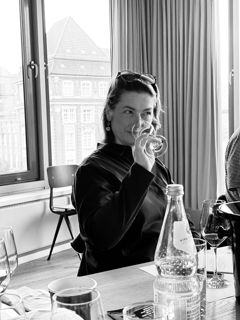 wein, weinsorte, rotwein, weißwein, roséwein, weingut, sommelier, sommellerie, weinprobe, weinverkostung, weinbewertung, weinwissen, weinbeschreibung, weincharakter, weinaromen, weinempfehlung, weinberatung, weintipp, weinpairing, foodpairing, weinbegleitung, wein und essen, wein zum fisch, wein zum steak, wein zu käse, wein zu pasta, wein zum dessert, weinmenü, fine dining, gastronomie, restaurantwein, haubenrestaurant, michelin, delice stuttgart, weinliste, weinkarte, weinauswahl, servicekultur, servicekunst, gastgeber, sommelierschule, sommelierschein, sommelierschulung, sensorik, weinsensorik, aromarad, geschmacksprofil, terroir, weinbau, weinrebe, rebsorte, weinberg, weinregion, herkunft, weinland, weinbaugebiet, deutschlandwein, italienwein, französischer wein, spanischer wein, österreichwein, schweizer wein, südafrika wein, kalifornien wein, napa valley, bordeaux, burgund, chianti, rioja, ribera del duero, moselwein, pfalzwein, rheingau, rheinhessen, frankenwein, badenwein, sachsenwein, saale-unstrut, elsasswein, piemontwein, barolo, barbaresco, brunello, amarone, valpolicella, prosecco, franciacorta, champagne, cremants, sekt, deutscher sekt, schaumwein, stillwein, natural wine, orange wine, biodynamischer wein, biowein, veganer wein, nachhaltiger wein, weinherstellung, kelterung, gärung, malolaktische gärung, ausbau, barrique, holzfass, edelstahltank, flaschenreife, dekantieren, karaffieren, weinservice, trinktemperatur, weinglas, zieher vision, zieher glass, burgunderglas, rieslingglas, universalglas, rotweinglas, weißweinglas, glasform, aromaentfaltung, glasempfehlung, weinlagerung, weinkeller, weinklimaschrank, weintemperierung, korken, schraubverschluss, naturkork, glasverschluss, korkfehler, oxidation, belüftung, sediment, depot, weinflecken, weinstein, weinfehler, schwefel, säure, restzucker, trocken, halbtrocken, feinherb, lieblich, süßwein, dessertwein, eiswein, beerenauslese, trockenbeerenauslese, spätlese, auslese, kabinett, pradikatswein, qualitätswein, tafelwein, landwein, weingesetz, appellation, docg, aoc, d.o., vdp, grosses gewächs, erste lage, weinbewertungssystem, parker punkte, falstaff punkte, vinum, wein plus, tasting note, verkostungsnotiz, farbe, bukett, duft, mundgefühl, struktur, körper, tannin, abgang, länge, komplexität, balance, mineralität, frucht, würze, florale noten, kräuter, vanille, toast, mokka, leder, erde, stein, graphite, salz, kalk, kirsche, pflaume, himbeere, brombeere, apfel, birne, zitrus, limette, grapefruit, ananas, mango, pfirsich, marille, honig, haselnuss, mandel, butter, karamell, rauch, pfeffer, balsamico, eukalyptus, menthol, kräuterwürze, kräuterduft, rosennote, veilchen, lavendel, wacholder, muskat, zimt, nelke, kumin, schokolade, kaffeebohne, toastbrot, hefe, brioche, kreide, mineralisch, floral, würzig, fruchtig, elegant, kräftig, rund, harmonisch, frisch, kühl, linear, lang, dicht, filigran, stoffig, samtig, cremig, lebendig, fein, komplex, tief, delikat, zart, salzig, kalkig, rauchig, reif, jugendlich, balanciert, animierend, expressiv, subtil, konzentriert, trinkreif, lagerfähig, jahrgang, jahrgangstiefe, jahrgangsvergleich, klimawandel, hitzejahrgang, weinqualität, erntezeitpunkt, handlese, selektion, weinlese, mostgewicht, oechsle, weinsäure, weinzucker, weinalkohol, alkoholgehalt, restzuckeranalyse, ph-wert, schwefelung, filtrierung, unfiltriert, weinbereitung, cuvée, reinsortig, assemblage, blend, fassprobe, bottling, degorgieren, dégorgement, dosage, brut, extra brut, sec, demi sec, doux, reserve, vintage, non vintage, jahrgangssekt, prestige cuvée, grand cru, premier cru, village, cru classé, estate, domaine, tenuta, bodega, château, weingutsführung, weinverkauf, weinhandlung, onlineweinhandel, weinshop, vinothek, weinmesse, weinevent, weinfestival, weingala, weinreise, weintourismus, tasting flight, masterclass, sommelierschule, weinakademie, weinseminar, sensoriktraining, degustation, blindverkostung, vergleichsprobe, horizontale verkostung, vertikale verkostung, weinbeschreibung schreiben, tasting note vorlage, aroma erkennen, wein bewerten, wein empfehlen, best wine germany, best sommeliers, deutscher sommelierverband, wset, court of master sommeliers, weinexperte, weinkritiker, weinjournalismus, weinblog, weinpodcast, weinmagazin, weinwissen online, gastrokultur, kulinarik, gourmet, fine dining szene, sterneküche, haubenküche, pairing idee, menübegleitung, amuse bouche, wein zum käse, wein zum dessert, aperitif, digestif, wein und sake, sakepairing, champagnerpairing, rosétrends, naturalwine trend, orange wine trend, zero dosage, low intervention, slow wine, nachhaltigkeit im weinbau, regenerative weinwirtschaft, biodynamik, demeter, ecovin, fair’n green, klimaneutraler wein, co2 bilanz wein, glas vs bag in box, wein innovation, alkoholfreier wein, entalkoholisierter wein, wein ohne alkohol, wein mit wenig alkohol, leichte weine, sommerwein, winterwein, festtagswein, weihnachtswein, osterwein, grillwein, terrassewein, picknickwein, aperitifwein, brunchwein, valentinstag wein, muttertag wein, geschenkwein, weingeschenk, firmengeschenk, personalisiertes etikett, flaschenetikett, etikettendesign, korkenzieher, sommeliermesser, dekantierkaraffe, weinausgießer, weinthermometer, flaschenverschluss, weinaccessoires, weinreinigung, glasreinigung, weinglaspolitur, weingläser kaufen, zieher gläser, zieher vision balance, zieher vision intense, zieher vision fresh, zieher vision straight, zieher vision graceful, zieher vision rich, zieher vision delicate, glastest, aromaentwicklung, gläservergleich, weinservice im restaurant, serviceprotokoll, mise en place wein, gastansprache, storytelling am tisch, weinphilosophie, emotion im service, gastzufriedenheit, feinsinn, wein und kultur, wein und kunst, wein und musik, wein und literatur, wein und reisen, weinregion italien, weinregion frankreich, weinregion deutschland, region stuttgart, wein aus württemberg, neckartal wein, remstal, heilbronner weinstraße, wein aus der pfalz, wein aus baden, wein aus franken, wein aus der mosel, rheingau riesling, pfälzer chardonnay, deutscher pinot noir, spätburgunder, grauburgunder, weissburgunder, silvaner, riesling, sauvignon blanc, muskateller, scheurebe, gewürztraminer, chardonnay, pinot blanc, pinot gris, pinot noir, nebbiolo, sangiovese, tempranillo, cabernet sauvignon, merlot, syrah, grenache, carignan, malbec, zinfandel, shiraz, touriga nacional, albariño, vermentino, verdejo, grüner veltliner, blaufränkisch, zweigelt, saint laurent, tannat, barbera, dolcetto, aglianico, nero d’avola, cortese, garganega, viognier, marsanne, roussanne, chenin blanc, rieslaner, muscadet, viura, clairette, semillon, weintrend, sommelierszene, weinkultur deutschland, europäische weinkultur, neue weinwelt, alte welt wein, moderne weininterpretation, weinphilosophie, serviceleidenschaft, gastgeberschaft, sinneswahrnehmung, geschmackstraining, feine aromatik, elegance im glas, balance im wein, weincharme, weinleidenschaft, genusskultur, lebensfreude, genussmoment, stilvoll trinken, wein erleben, wein entdecken, wein verstehen, wein teilen, wein genießen, wein erleben podcast, sommelier interview, evangelos pattas, delice restaurant, stuttgart fine dining, silvio nitzsche podcast, sommeliers erzählen, weinwissen teilen, deutsche sommellerie, weinleidenschaft deutschland, kultur des genusses, wein und leben, kunst des servierens, stille eleganz, wein als beziehung, genuss im glas, handwerk im service, achtsamkeit im wein, feine noten, große momente, leben mit wein, service und seele, wein als sprache, die kunst des pairings.