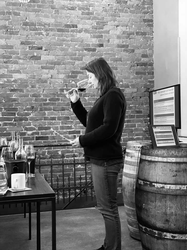 wein, weinsorte, rotwein, weißwein, roséwein, weingut, sommelier, sommellerie, weinprobe, weinverkostung, weinbewertung, weinwissen, weinbeschreibung, weincharakter, weinaromen, weinempfehlung, weinberatung, weintipp, weinpairing, foodpairing, weinbegleitung, wein und essen, wein zum fisch, wein zum steak, wein zu käse, wein zu pasta, wein zum dessert, weinmenü, fine dining, gastronomie, restaurantwein, haubenrestaurant, michelin, delice stuttgart, weinliste, weinkarte, weinauswahl, servicekultur, servicekunst, gastgeber, sommelierschule, sommelierschein, sommelierschulung, sensorik, weinsensorik, aromarad, geschmacksprofil, terroir, weinbau, weinrebe, rebsorte, weinberg, weinregion, herkunft, weinland, weinbaugebiet, deutschlandwein, italienwein, französischer wein, spanischer wein, österreichwein, schweizer wein, südafrika wein, kalifornien wein, napa valley, bordeaux, burgund, chianti, rioja, ribera del duero, moselwein, pfalzwein, rheingau, rheinhessen, frankenwein, badenwein, sachsenwein, saale-unstrut, elsasswein, piemontwein, barolo, barbaresco, brunello, amarone, valpolicella, prosecco, franciacorta, champagne, cremants, sekt, deutscher sekt, schaumwein, stillwein, natural wine, orange wine, biodynamischer wein, biowein, veganer wein, nachhaltiger wein, weinherstellung, kelterung, gärung, malolaktische gärung, ausbau, barrique, holzfass, edelstahltank, flaschenreife, dekantieren, karaffieren, weinservice, trinktemperatur, weinglas, zieher vision, zieher glass, burgunderglas, rieslingglas, universalglas, rotweinglas, weißweinglas, glasform, aromaentfaltung, glasempfehlung, weinlagerung, weinkeller, weinklimaschrank, weintemperierung, korken, schraubverschluss, naturkork, glasverschluss, korkfehler, oxidation, belüftung, sediment, depot, weinflecken, weinstein, weinfehler, schwefel, säure, restzucker, trocken, halbtrocken, feinherb, lieblich, süßwein, dessertwein, eiswein, beerenauslese, trockenbeerenauslese, spätlese, auslese, kabinett, pradikatswein, qualitätswein, tafelwein, landwein, weingesetz, appellation, docg, aoc, d.o., vdp, grosses gewächs, erste lage, weinbewertungssystem, parker punkte, falstaff punkte, vinum, wein plus, tasting note, verkostungsnotiz, farbe, bukett, duft, mundgefühl, struktur, körper, tannin, abgang, länge, komplexität, balance, mineralität, frucht, würze, florale noten, kräuter, vanille, toast, mokka, leder, erde, stein, graphite, salz, kalk, kirsche, pflaume, himbeere, brombeere, apfel, birne, zitrus, limette, grapefruit, ananas, mango, pfirsich, marille, honig, haselnuss, mandel, butter, karamell, rauch, pfeffer, balsamico, eukalyptus, menthol, kräuterwürze, kräuterduft, rosennote, veilchen, lavendel, wacholder, muskat, zimt, nelke, kumin, schokolade, kaffeebohne, toastbrot, hefe, brioche, kreide, mineralisch, floral, würzig, fruchtig, elegant, kräftig, rund, harmonisch, frisch, kühl, linear, lang, dicht, filigran, stoffig, samtig, cremig, lebendig, fein, komplex, tief, delikat, zart, salzig, kalkig, rauchig, reif, jugendlich, balanciert, animierend, expressiv, subtil, konzentriert, trinkreif, lagerfähig, jahrgang, jahrgangstiefe, jahrgangsvergleich, klimawandel, hitzejahrgang, weinqualität, erntezeitpunkt, handlese, selektion, weinlese, mostgewicht, oechsle, weinsäure, weinzucker, weinalkohol, alkoholgehalt, restzuckeranalyse, ph-wert, schwefelung, filtrierung, unfiltriert, weinbereitung, cuvée, reinsortig, assemblage, blend, fassprobe, bottling, degorgieren, dégorgement, dosage, brut, extra brut, sec, demi sec, doux, reserve, vintage, non vintage, jahrgangssekt, prestige cuvée, grand cru, premier cru, village, cru classé, estate, domaine, tenuta, bodega, château, weingutsführung, weinverkauf, weinhandlung, onlineweinhandel, weinshop, vinothek, weinmesse, weinevent, weinfestival, weingala, weinreise, weintourismus, tasting flight, masterclass, sommelierschule, weinakademie, weinseminar, sensoriktraining, degustation, blindverkostung, vergleichsprobe, horizontale verkostung, vertikale verkostung, weinbeschreibung schreiben, tasting note vorlage, aroma erkennen, wein bewerten, wein empfehlen, best wine germany, best sommeliers, deutscher sommelierverband, wset, court of master sommeliers, weinexperte, weinkritiker, weinjournalismus, weinblog, weinpodcast, weinmagazin, weinwissen online, gastrokultur, kulinarik, gourmet, fine dining szene, sterneküche, haubenküche, pairing idee, menübegleitung, amuse bouche, wein zum käse, wein zum dessert, aperitif, digestif, wein und sake, sakepairing, champagnerpairing, rosétrends, naturalwine trend, orange wine trend, zero dosage, low intervention, slow wine, nachhaltigkeit im weinbau, regenerative weinwirtschaft, biodynamik, demeter, ecovin, fair’n green, klimaneutraler wein, co2 bilanz wein, glas vs bag in box, wein innovation, alkoholfreier wein, entalkoholisierter wein, wein ohne alkohol, wein mit wenig alkohol, leichte weine, sommerwein, winterwein, festtagswein, weihnachtswein, osterwein, grillwein, terrassewein, picknickwein, aperitifwein, brunchwein, valentinstag wein, muttertag wein, geschenkwein, weingeschenk, firmengeschenk, personalisiertes etikett, flaschenetikett, etikettendesign, korkenzieher, sommeliermesser, dekantierkaraffe, weinausgießer, weinthermometer, flaschenverschluss, weinaccessoires, weinreinigung, glasreinigung, weinglaspolitur, weingläser kaufen, zieher gläser, zieher vision balance, zieher vision intense, zieher vision fresh, zieher vision straight, zieher vision graceful, zieher vision rich, zieher vision delicate, glastest, aromaentwicklung, gläservergleich, weinservice im restaurant, serviceprotokoll, mise en place wein, gastansprache, storytelling am tisch, weinphilosophie, emotion im service, gastzufriedenheit, feinsinn, wein und kultur, wein und kunst, wein und musik, wein und literatur, wein und reisen, weinregion italien, weinregion frankreich, weinregion deutschland, region stuttgart, wein aus württemberg, neckartal wein, remstal, heilbronner weinstraße, wein aus der pfalz, wein aus baden, wein aus franken, wein aus der mosel, rheingau riesling, pfälzer chardonnay, deutscher pinot noir, spätburgunder, grauburgunder, weissburgunder, silvaner, riesling, sauvignon blanc, muskateller, scheurebe, gewürztraminer, chardonnay, pinot blanc, pinot gris, pinot noir, nebbiolo, sangiovese, tempranillo, cabernet sauvignon, merlot, syrah, grenache, carignan, malbec, zinfandel, shiraz, touriga nacional, albariño, vermentino, verdejo, grüner veltliner, blaufränkisch, zweigelt, saint laurent, tannat, barbera, dolcetto, aglianico, nero d’avola, cortese, garganega, viognier, marsanne, roussanne, chenin blanc, rieslaner, muscadet, viura, clairette, semillon, weintrend, sommelierszene, weinkultur deutschland, europäische weinkultur, neue weinwelt, alte welt wein, moderne weininterpretation, weinphilosophie, serviceleidenschaft, gastgeberschaft, sinneswahrnehmung, geschmackstraining, feine aromatik, elegance im glas, balance im wein, weincharme, weinleidenschaft, genusskultur, lebensfreude, genussmoment, stilvoll trinken, wein erleben, wein entdecken, wein verstehen, wein teilen, wein genießen, wein erleben podcast, sommelier interview, evangelos pattas, delice restaurant, stuttgart fine dining, silvio nitzsche podcast, sommeliers erzählen, weinwissen teilen, deutsche sommellerie, weinleidenschaft deutschland, kultur des genusses, wein und leben, kunst des servierens, stille eleganz, wein als beziehung, genuss im glas, handwerk im service, achtsamkeit im wein, feine noten, große momente, leben mit wein, service und seele, wein als sprache, die kunst des pairings.