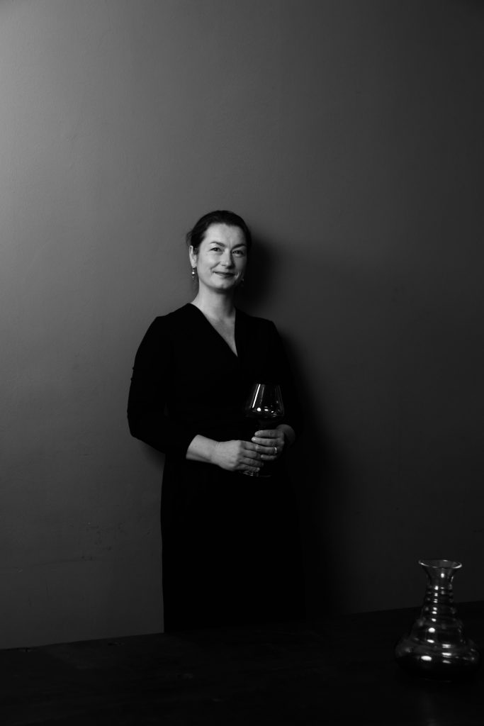 wein, weinsorte, rotwein, weißwein, roséwein, weingut, sommelier, sommellerie, weinprobe, weinverkostung, weinbewertung, weinwissen, weinbeschreibung, weincharakter, weinaromen, weinempfehlung, weinberatung, weintipp, weinpairing, foodpairing, weinbegleitung, wein und essen, wein zum fisch, wein zum steak, wein zu käse, wein zu pasta, wein zum dessert, weinmenü, fine dining, gastronomie, restaurantwein, haubenrestaurant, michelin, delice stuttgart, weinliste, weinkarte, weinauswahl, servicekultur, servicekunst, gastgeber, sommelierschule, sommelierschein, sommelierschulung, sensorik, weinsensorik, aromarad, geschmacksprofil, terroir, weinbau, weinrebe, rebsorte, weinberg, weinregion, herkunft, weinland, weinbaugebiet, deutschlandwein, italienwein, französischer wein, spanischer wein, österreichwein, schweizer wein, südafrika wein, kalifornien wein, napa valley, bordeaux, burgund, chianti, rioja, ribera del duero, moselwein, pfalzwein, rheingau, rheinhessen, frankenwein, badenwein, sachsenwein, saale-unstrut, elsasswein, piemontwein, barolo, barbaresco, brunello, amarone, valpolicella, prosecco, franciacorta, champagne, cremants, sekt, deutscher sekt, schaumwein, stillwein, natural wine, orange wine, biodynamischer wein, biowein, veganer wein, nachhaltiger wein, weinherstellung, kelterung, gärung, malolaktische gärung, ausbau, barrique, holzfass, edelstahltank, flaschenreife, dekantieren, karaffieren, weinservice, trinktemperatur, weinglas, zieher vision, zieher glass, burgunderglas, rieslingglas, universalglas, rotweinglas, weißweinglas, glasform, aromaentfaltung, glasempfehlung, weinlagerung, weinkeller, weinklimaschrank, weintemperierung, korken, schraubverschluss, naturkork, glasverschluss, korkfehler, oxidation, belüftung, sediment, depot, weinflecken, weinstein, weinfehler, schwefel, säure, restzucker, trocken, halbtrocken, feinherb, lieblich, süßwein, dessertwein, eiswein, beerenauslese, trockenbeerenauslese, spätlese, auslese, kabinett, pradikatswein, qualitätswein, tafelwein, landwein, weingesetz, appellation, docg, aoc, d.o., vdp, grosses gewächs, erste lage, weinbewertungssystem, parker punkte, falstaff punkte, vinum, wein plus, tasting note, verkostungsnotiz, farbe, bukett, duft, mundgefühl, struktur, körper, tannin, abgang, länge, komplexität, balance, mineralität, frucht, würze, florale noten, kräuter, vanille, toast, mokka, leder, erde, stein, graphite, salz, kalk, kirsche, pflaume, himbeere, brombeere, apfel, birne, zitrus, limette, grapefruit, ananas, mango, pfirsich, marille, honig, haselnuss, mandel, butter, karamell, rauch, pfeffer, balsamico, eukalyptus, menthol, kräuterwürze, kräuterduft, rosennote, veilchen, lavendel, wacholder, muskat, zimt, nelke, kumin, schokolade, kaffeebohne, toastbrot, hefe, brioche, kreide, mineralisch, floral, würzig, fruchtig, elegant, kräftig, rund, harmonisch, frisch, kühl, linear, lang, dicht, filigran, stoffig, samtig, cremig, lebendig, fein, komplex, tief, delikat, zart, salzig, kalkig, rauchig, reif, jugendlich, balanciert, animierend, expressiv, subtil, konzentriert, trinkreif, lagerfähig, jahrgang, jahrgangstiefe, jahrgangsvergleich, klimawandel, hitzejahrgang, weinqualität, erntezeitpunkt, handlese, selektion, weinlese, mostgewicht, oechsle, weinsäure, weinzucker, weinalkohol, alkoholgehalt, restzuckeranalyse, ph-wert, schwefelung, filtrierung, unfiltriert, weinbereitung, cuvée, reinsortig, assemblage, blend, fassprobe, bottling, degorgieren, dégorgement, dosage, brut, extra brut, sec, demi sec, doux, reserve, vintage, non vintage, jahrgangssekt, prestige cuvée, grand cru, premier cru, village, cru classé, estate, domaine, tenuta, bodega, château, weingutsführung, weinverkauf, weinhandlung, onlineweinhandel, weinshop, vinothek, weinmesse, weinevent, weinfestival, weingala, weinreise, weintourismus, tasting flight, masterclass, sommelierschule, weinakademie, weinseminar, sensoriktraining, degustation, blindverkostung, vergleichsprobe, horizontale verkostung, vertikale verkostung, weinbeschreibung schreiben, tasting note vorlage, aroma erkennen, wein bewerten, wein empfehlen, best wine germany, best sommeliers, deutscher sommelierverband, wset, court of master sommeliers, weinexperte, weinkritiker, weinjournalismus, weinblog, weinpodcast, weinmagazin, weinwissen online, gastrokultur, kulinarik, gourmet, fine dining szene, sterneküche, haubenküche, pairing idee, menübegleitung, amuse bouche, wein zum käse, wein zum dessert, aperitif, digestif, wein und sake, sakepairing, champagnerpairing, rosétrends, naturalwine trend, orange wine trend, zero dosage, low intervention, slow wine, nachhaltigkeit im weinbau, regenerative weinwirtschaft, biodynamik, demeter, ecovin, fair’n green, klimaneutraler wein, co2 bilanz wein, glas vs bag in box, wein innovation, alkoholfreier wein, entalkoholisierter wein, wein ohne alkohol, wein mit wenig alkohol, leichte weine, sommerwein, winterwein, festtagswein, weihnachtswein, osterwein, grillwein, terrassewein, picknickwein, aperitifwein, brunchwein, valentinstag wein, muttertag wein, geschenkwein, weingeschenk, firmengeschenk, personalisiertes etikett, flaschenetikett, etikettendesign, korkenzieher, sommeliermesser, dekantierkaraffe, weinausgießer, weinthermometer, flaschenverschluss, weinaccessoires, weinreinigung, glasreinigung, weinglaspolitur, weingläser kaufen, zieher gläser, zieher vision balance, zieher vision intense, zieher vision fresh, zieher vision straight, zieher vision graceful, zieher vision rich, zieher vision delicate, glastest, aromaentwicklung, gläservergleich, weinservice im restaurant, serviceprotokoll, mise en place wein, gastansprache, storytelling am tisch, weinphilosophie, emotion im service, gastzufriedenheit, feinsinn, wein und kultur, wein und kunst, wein und musik, wein und literatur, wein und reisen, weinregion italien, weinregion frankreich, weinregion deutschland, region stuttgart, wein aus württemberg, neckartal wein, remstal, heilbronner weinstraße, wein aus der pfalz, wein aus baden, wein aus franken, wein aus der mosel, rheingau riesling, pfälzer chardonnay, deutscher pinot noir, spätburgunder, grauburgunder, weissburgunder, silvaner, riesling, sauvignon blanc, muskateller, scheurebe, gewürztraminer, chardonnay, pinot blanc, pinot gris, pinot noir, nebbiolo, sangiovese, tempranillo, cabernet sauvignon, merlot, syrah, grenache, carignan, malbec, zinfandel, shiraz, touriga nacional, albariño, vermentino, verdejo, grüner veltliner, blaufränkisch, zweigelt, saint laurent, tannat, barbera, dolcetto, aglianico, nero d’avola, cortese, garganega, viognier, marsanne, roussanne, chenin blanc, rieslaner, muscadet, viura, clairette, semillon, weintrend, sommelierszene, weinkultur deutschland, europäische weinkultur, neue weinwelt, alte welt wein, moderne weininterpretation, weinphilosophie, serviceleidenschaft, gastgeberschaft, sinneswahrnehmung, geschmackstraining, feine aromatik, elegance im glas, balance im wein, weincharme, weinleidenschaft, genusskultur, lebensfreude, genussmoment, stilvoll trinken, wein erleben, wein entdecken, wein verstehen, wein teilen, wein genießen, wein erleben podcast, sommelier interview, evangelos pattas, delice restaurant, stuttgart fine dining, silvio nitzsche podcast, sommeliers erzählen, weinwissen teilen, deutsche sommellerie, weinleidenschaft deutschland, kultur des genusses, wein und leben, kunst des servierens, stille eleganz, wein als beziehung, genuss im glas, handwerk im service, achtsamkeit im wein, feine noten, große momente, leben mit wein, service und seele, wein als sprache, die kunst des pairings.