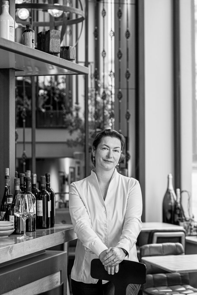 wein, weinsorte, rotwein, weißwein, roséwein, weingut, sommelier, sommellerie, weinprobe, weinverkostung, weinbewertung, weinwissen, weinbeschreibung, weincharakter, weinaromen, weinempfehlung, weinberatung, weintipp, weinpairing, foodpairing, weinbegleitung, wein und essen, wein zum fisch, wein zum steak, wein zu käse, wein zu pasta, wein zum dessert, weinmenü, fine dining, gastronomie, restaurantwein, haubenrestaurant, michelin, delice stuttgart, weinliste, weinkarte, weinauswahl, servicekultur, servicekunst, gastgeber, sommelierschule, sommelierschein, sommelierschulung, sensorik, weinsensorik, aromarad, geschmacksprofil, terroir, weinbau, weinrebe, rebsorte, weinberg, weinregion, herkunft, weinland, weinbaugebiet, deutschlandwein, italienwein, französischer wein, spanischer wein, österreichwein, schweizer wein, südafrika wein, kalifornien wein, napa valley, bordeaux, burgund, chianti, rioja, ribera del duero, moselwein, pfalzwein, rheingau, rheinhessen, frankenwein, badenwein, sachsenwein, saale-unstrut, elsasswein, piemontwein, barolo, barbaresco, brunello, amarone, valpolicella, prosecco, franciacorta, champagne, cremants, sekt, deutscher sekt, schaumwein, stillwein, natural wine, orange wine, biodynamischer wein, biowein, veganer wein, nachhaltiger wein, weinherstellung, kelterung, gärung, malolaktische gärung, ausbau, barrique, holzfass, edelstahltank, flaschenreife, dekantieren, karaffieren, weinservice, trinktemperatur, weinglas, zieher vision, zieher glass, burgunderglas, rieslingglas, universalglas, rotweinglas, weißweinglas, glasform, aromaentfaltung, glasempfehlung, weinlagerung, weinkeller, weinklimaschrank, weintemperierung, korken, schraubverschluss, naturkork, glasverschluss, korkfehler, oxidation, belüftung, sediment, depot, weinflecken, weinstein, weinfehler, schwefel, säure, restzucker, trocken, halbtrocken, feinherb, lieblich, süßwein, dessertwein, eiswein, beerenauslese, trockenbeerenauslese, spätlese, auslese, kabinett, pradikatswein, qualitätswein, tafelwein, landwein, weingesetz, appellation, docg, aoc, d.o., vdp, grosses gewächs, erste lage, weinbewertungssystem, parker punkte, falstaff punkte, vinum, wein plus, tasting note, verkostungsnotiz, farbe, bukett, duft, mundgefühl, struktur, körper, tannin, abgang, länge, komplexität, balance, mineralität, frucht, würze, florale noten, kräuter, vanille, toast, mokka, leder, erde, stein, graphite, salz, kalk, kirsche, pflaume, himbeere, brombeere, apfel, birne, zitrus, limette, grapefruit, ananas, mango, pfirsich, marille, honig, haselnuss, mandel, butter, karamell, rauch, pfeffer, balsamico, eukalyptus, menthol, kräuterwürze, kräuterduft, rosennote, veilchen, lavendel, wacholder, muskat, zimt, nelke, kumin, schokolade, kaffeebohne, toastbrot, hefe, brioche, kreide, mineralisch, floral, würzig, fruchtig, elegant, kräftig, rund, harmonisch, frisch, kühl, linear, lang, dicht, filigran, stoffig, samtig, cremig, lebendig, fein, komplex, tief, delikat, zart, salzig, kalkig, rauchig, reif, jugendlich, balanciert, animierend, expressiv, subtil, konzentriert, trinkreif, lagerfähig, jahrgang, jahrgangstiefe, jahrgangsvergleich, klimawandel, hitzejahrgang, weinqualität, erntezeitpunkt, handlese, selektion, weinlese, mostgewicht, oechsle, weinsäure, weinzucker, weinalkohol, alkoholgehalt, restzuckeranalyse, ph-wert, schwefelung, filtrierung, unfiltriert, weinbereitung, cuvée, reinsortig, assemblage, blend, fassprobe, bottling, degorgieren, dégorgement, dosage, brut, extra brut, sec, demi sec, doux, reserve, vintage, non vintage, jahrgangssekt, prestige cuvée, grand cru, premier cru, village, cru classé, estate, domaine, tenuta, bodega, château, weingutsführung, weinverkauf, weinhandlung, onlineweinhandel, weinshop, vinothek, weinmesse, weinevent, weinfestival, weingala, weinreise, weintourismus, tasting flight, masterclass, sommelierschule, weinakademie, weinseminar, sensoriktraining, degustation, blindverkostung, vergleichsprobe, horizontale verkostung, vertikale verkostung, weinbeschreibung schreiben, tasting note vorlage, aroma erkennen, wein bewerten, wein empfehlen, best wine germany, best sommeliers, deutscher sommelierverband, wset, court of master sommeliers, weinexperte, weinkritiker, weinjournalismus, weinblog, weinpodcast, weinmagazin, weinwissen online, gastrokultur, kulinarik, gourmet, fine dining szene, sterneküche, haubenküche, pairing idee, menübegleitung, amuse bouche, wein zum käse, wein zum dessert, aperitif, digestif, wein und sake, sakepairing, champagnerpairing, rosétrends, naturalwine trend, orange wine trend, zero dosage, low intervention, slow wine, nachhaltigkeit im weinbau, regenerative weinwirtschaft, biodynamik, demeter, ecovin, fair’n green, klimaneutraler wein, co2 bilanz wein, glas vs bag in box, wein innovation, alkoholfreier wein, entalkoholisierter wein, wein ohne alkohol, wein mit wenig alkohol, leichte weine, sommerwein, winterwein, festtagswein, weihnachtswein, osterwein, grillwein, terrassewein, picknickwein, aperitifwein, brunchwein, valentinstag wein, muttertag wein, geschenkwein, weingeschenk, firmengeschenk, personalisiertes etikett, flaschenetikett, etikettendesign, korkenzieher, sommeliermesser, dekantierkaraffe, weinausgießer, weinthermometer, flaschenverschluss, weinaccessoires, weinreinigung, glasreinigung, weinglaspolitur, weingläser kaufen, zieher gläser, zieher vision balance, zieher vision intense, zieher vision fresh, zieher vision straight, zieher vision graceful, zieher vision rich, zieher vision delicate, glastest, aromaentwicklung, gläservergleich, weinservice im restaurant, serviceprotokoll, mise en place wein, gastansprache, storytelling am tisch, weinphilosophie, emotion im service, gastzufriedenheit, feinsinn, wein und kultur, wein und kunst, wein und musik, wein und literatur, wein und reisen, weinregion italien, weinregion frankreich, weinregion deutschland, region stuttgart, wein aus württemberg, neckartal wein, remstal, heilbronner weinstraße, wein aus der pfalz, wein aus baden, wein aus franken, wein aus der mosel, rheingau riesling, pfälzer chardonnay, deutscher pinot noir, spätburgunder, grauburgunder, weissburgunder, silvaner, riesling, sauvignon blanc, muskateller, scheurebe, gewürztraminer, chardonnay, pinot blanc, pinot gris, pinot noir, nebbiolo, sangiovese, tempranillo, cabernet sauvignon, merlot, syrah, grenache, carignan, malbec, zinfandel, shiraz, touriga nacional, albariño, vermentino, verdejo, grüner veltliner, blaufränkisch, zweigelt, saint laurent, tannat, barbera, dolcetto, aglianico, nero d’avola, cortese, garganega, viognier, marsanne, roussanne, chenin blanc, rieslaner, muscadet, viura, clairette, semillon, weintrend, sommelierszene, weinkultur deutschland, europäische weinkultur, neue weinwelt, alte welt wein, moderne weininterpretation, weinphilosophie, serviceleidenschaft, gastgeberschaft, sinneswahrnehmung, geschmackstraining, feine aromatik, elegance im glas, balance im wein, weincharme, weinleidenschaft, genusskultur, lebensfreude, genussmoment, stilvoll trinken, wein erleben, wein entdecken, wein verstehen, wein teilen, wein genießen, wein erleben podcast, sommelier interview, evangelos pattas, delice restaurant, stuttgart fine dining, silvio nitzsche podcast, sommeliers erzählen, weinwissen teilen, deutsche sommellerie, weinleidenschaft deutschland, kultur des genusses, wein und leben, kunst des servierens, stille eleganz, wein als beziehung, genuss im glas, handwerk im service, achtsamkeit im wein, feine noten, große momente, leben mit wein, service und seele, wein als sprache, die kunst des pairings.