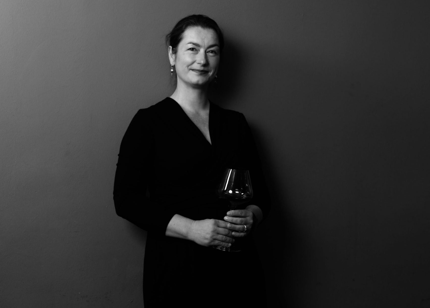 wein, weinsorte, rotwein, weißwein, roséwein, weingut, sommelier, sommellerie, weinprobe, weinverkostung, weinbewertung, weinwissen, weinbeschreibung, weincharakter, weinaromen, weinempfehlung, weinberatung, weintipp, weinpairing, foodpairing, weinbegleitung, wein und essen, wein zum fisch, wein zum steak, wein zu käse, wein zu pasta, wein zum dessert, weinmenü, fine dining, gastronomie, restaurantwein, haubenrestaurant, michelin, delice stuttgart, weinliste, weinkarte, weinauswahl, servicekultur, servicekunst, gastgeber, sommelierschule, sommelierschein, sommelierschulung, sensorik, weinsensorik, aromarad, geschmacksprofil, terroir, weinbau, weinrebe, rebsorte, weinberg, weinregion, herkunft, weinland, weinbaugebiet, deutschlandwein, italienwein, französischer wein, spanischer wein, österreichwein, schweizer wein, südafrika wein, kalifornien wein, napa valley, bordeaux, burgund, chianti, rioja, ribera del duero, moselwein, pfalzwein, rheingau, rheinhessen, frankenwein, badenwein, sachsenwein, saale-unstrut, elsasswein, piemontwein, barolo, barbaresco, brunello, amarone, valpolicella, prosecco, franciacorta, champagne, cremants, sekt, deutscher sekt, schaumwein, stillwein, natural wine, orange wine, biodynamischer wein, biowein, veganer wein, nachhaltiger wein, weinherstellung, kelterung, gärung, malolaktische gärung, ausbau, barrique, holzfass, edelstahltank, flaschenreife, dekantieren, karaffieren, weinservice, trinktemperatur, weinglas, zieher vision, zieher glass, burgunderglas, rieslingglas, universalglas, rotweinglas, weißweinglas, glasform, aromaentfaltung, glasempfehlung, weinlagerung, weinkeller, weinklimaschrank, weintemperierung, korken, schraubverschluss, naturkork, glasverschluss, korkfehler, oxidation, belüftung, sediment, depot, weinflecken, weinstein, weinfehler, schwefel, säure, restzucker, trocken, halbtrocken, feinherb, lieblich, süßwein, dessertwein, eiswein, beerenauslese, trockenbeerenauslese, spätlese, auslese, kabinett, pradikatswein, qualitätswein, tafelwein, landwein, weingesetz, appellation, docg, aoc, d.o., vdp, grosses gewächs, erste lage, weinbewertungssystem, parker punkte, falstaff punkte, vinum, wein plus, tasting note, verkostungsnotiz, farbe, bukett, duft, mundgefühl, struktur, körper, tannin, abgang, länge, komplexität, balance, mineralität, frucht, würze, florale noten, kräuter, vanille, toast, mokka, leder, erde, stein, graphite, salz, kalk, kirsche, pflaume, himbeere, brombeere, apfel, birne, zitrus, limette, grapefruit, ananas, mango, pfirsich, marille, honig, haselnuss, mandel, butter, karamell, rauch, pfeffer, balsamico, eukalyptus, menthol, kräuterwürze, kräuterduft, rosennote, veilchen, lavendel, wacholder, muskat, zimt, nelke, kumin, schokolade, kaffeebohne, toastbrot, hefe, brioche, kreide, mineralisch, floral, würzig, fruchtig, elegant, kräftig, rund, harmonisch, frisch, kühl, linear, lang, dicht, filigran, stoffig, samtig, cremig, lebendig, fein, komplex, tief, delikat, zart, salzig, kalkig, rauchig, reif, jugendlich, balanciert, animierend, expressiv, subtil, konzentriert, trinkreif, lagerfähig, jahrgang, jahrgangstiefe, jahrgangsvergleich, klimawandel, hitzejahrgang, weinqualität, erntezeitpunkt, handlese, selektion, weinlese, mostgewicht, oechsle, weinsäure, weinzucker, weinalkohol, alkoholgehalt, restzuckeranalyse, ph-wert, schwefelung, filtrierung, unfiltriert, weinbereitung, cuvée, reinsortig, assemblage, blend, fassprobe, bottling, degorgieren, dégorgement, dosage, brut, extra brut, sec, demi sec, doux, reserve, vintage, non vintage, jahrgangssekt, prestige cuvée, grand cru, premier cru, village, cru classé, estate, domaine, tenuta, bodega, château, weingutsführung, weinverkauf, weinhandlung, onlineweinhandel, weinshop, vinothek, weinmesse, weinevent, weinfestival, weingala, weinreise, weintourismus, tasting flight, masterclass, sommelierschule, weinakademie, weinseminar, sensoriktraining, degustation, blindverkostung, vergleichsprobe, horizontale verkostung, vertikale verkostung, weinbeschreibung schreiben, tasting note vorlage, aroma erkennen, wein bewerten, wein empfehlen, best wine germany, best sommeliers, deutscher sommelierverband, wset, court of master sommeliers, weinexperte, weinkritiker, weinjournalismus, weinblog, weinpodcast, weinmagazin, weinwissen online, gastrokultur, kulinarik, gourmet, fine dining szene, sterneküche, haubenküche, pairing idee, menübegleitung, amuse bouche, wein zum käse, wein zum dessert, aperitif, digestif, wein und sake, sakepairing, champagnerpairing, rosétrends, naturalwine trend, orange wine trend, zero dosage, low intervention, slow wine, nachhaltigkeit im weinbau, regenerative weinwirtschaft, biodynamik, demeter, ecovin, fair’n green, klimaneutraler wein, co2 bilanz wein, glas vs bag in box, wein innovation, alkoholfreier wein, entalkoholisierter wein, wein ohne alkohol, wein mit wenig alkohol, leichte weine, sommerwein, winterwein, festtagswein, weihnachtswein, osterwein, grillwein, terrassewein, picknickwein, aperitifwein, brunchwein, valentinstag wein, muttertag wein, geschenkwein, weingeschenk, firmengeschenk, personalisiertes etikett, flaschenetikett, etikettendesign, korkenzieher, sommeliermesser, dekantierkaraffe, weinausgießer, weinthermometer, flaschenverschluss, weinaccessoires, weinreinigung, glasreinigung, weinglaspolitur, weingläser kaufen, zieher gläser, zieher vision balance, zieher vision intense, zieher vision fresh, zieher vision straight, zieher vision graceful, zieher vision rich, zieher vision delicate, glastest, aromaentwicklung, gläservergleich, weinservice im restaurant, serviceprotokoll, mise en place wein, gastansprache, storytelling am tisch, weinphilosophie, emotion im service, gastzufriedenheit, feinsinn, wein und kultur, wein und kunst, wein und musik, wein und literatur, wein und reisen, weinregion italien, weinregion frankreich, weinregion deutschland, region stuttgart, wein aus württemberg, neckartal wein, remstal, heilbronner weinstraße, wein aus der pfalz, wein aus baden, wein aus franken, wein aus der mosel, rheingau riesling, pfälzer chardonnay, deutscher pinot noir, spätburgunder, grauburgunder, weissburgunder, silvaner, riesling, sauvignon blanc, muskateller, scheurebe, gewürztraminer, chardonnay, pinot blanc, pinot gris, pinot noir, nebbiolo, sangiovese, tempranillo, cabernet sauvignon, merlot, syrah, grenache, carignan, malbec, zinfandel, shiraz, touriga nacional, albariño, vermentino, verdejo, grüner veltliner, blaufränkisch, zweigelt, saint laurent, tannat, barbera, dolcetto, aglianico, nero d’avola, cortese, garganega, viognier, marsanne, roussanne, chenin blanc, rieslaner, muscadet, viura, clairette, semillon, weintrend, sommelierszene, weinkultur deutschland, europäische weinkultur, neue weinwelt, alte welt wein, moderne weininterpretation, weinphilosophie, serviceleidenschaft, gastgeberschaft, sinneswahrnehmung, geschmackstraining, feine aromatik, elegance im glas, balance im wein, weincharme, weinleidenschaft, genusskultur, lebensfreude, genussmoment, stilvoll trinken, wein erleben, wein entdecken, wein verstehen, wein teilen, wein genießen, wein erleben podcast, sommelier interview, evangelos pattas, delice restaurant, stuttgart fine dining, silvio nitzsche podcast, sommeliers erzählen, weinwissen teilen, deutsche sommellerie, weinleidenschaft deutschland, kultur des genusses, wein und leben, kunst des servierens, stille eleganz, wein als beziehung, genuss im glas, handwerk im service, achtsamkeit im wein, feine noten, große momente, leben mit wein, service und seele, wein als sprache, die kunst des pairings.