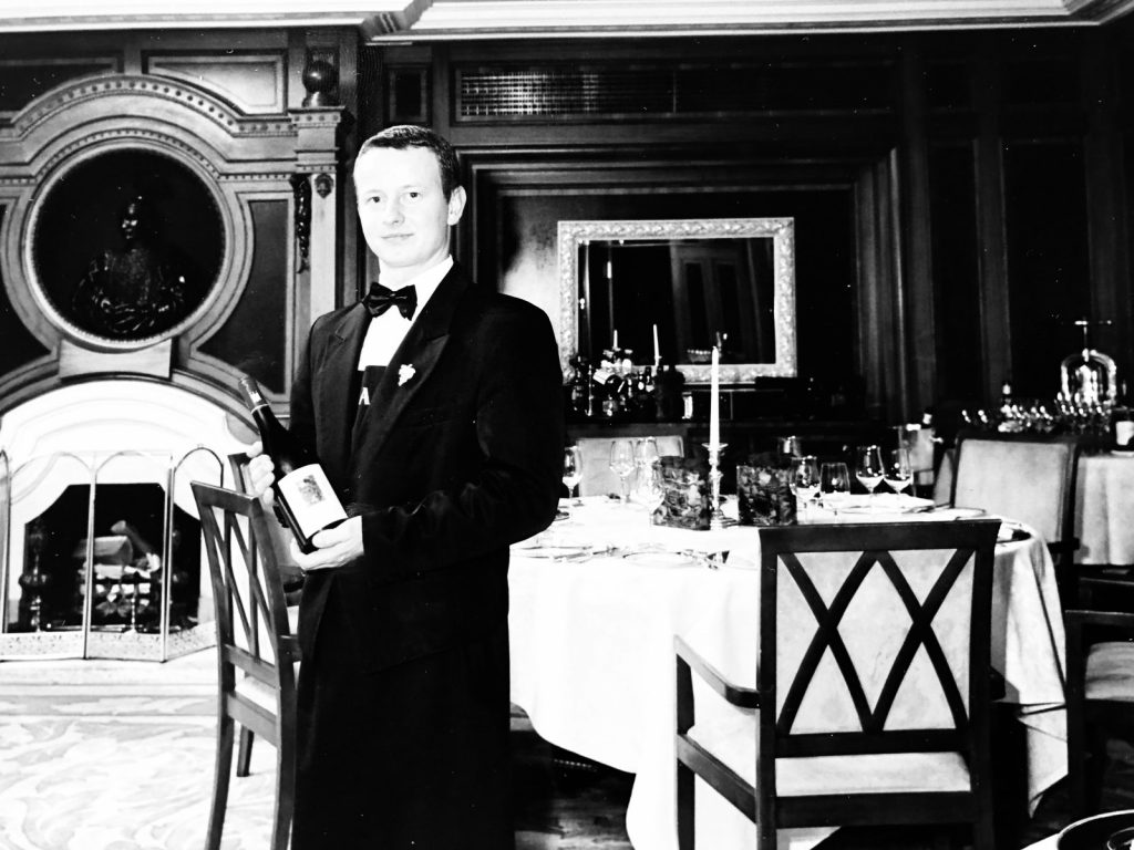 wein, weinsorte, rotwein, weißwein, roséwein, weingut, sommelier, sommellerie, weinprobe, weinverkostung, weinbewertung, weinwissen, weinbeschreibung, weincharakter, weinaromen, weinempfehlung, weinberatung, weintipp, weinpairing, foodpairing, weinbegleitung, wein und essen, wein zum fisch, wein zum steak, wein zu käse, wein zu pasta, wein zum dessert, weinmenü, fine dining, gastronomie, restaurantwein, haubenrestaurant, michelin, delice stuttgart, weinliste, weinkarte, weinauswahl, servicekultur, servicekunst, gastgeber, sommelierschule, sommelierschein, sommelierschulung, sensorik, weinsensorik, aromarad, geschmacksprofil, terroir, weinbau, weinrebe, rebsorte, weinberg, weinregion, herkunft, weinland, weinbaugebiet, deutschlandwein, italienwein, französischer wein, spanischer wein, österreichwein, schweizer wein, südafrika wein, kalifornien wein, napa valley, bordeaux, burgund, chianti, rioja, ribera del duero, moselwein, pfalzwein, rheingau, rheinhessen, frankenwein, badenwein, sachsenwein, saale-unstrut, elsasswein, piemontwein, barolo, barbaresco, brunello, amarone, valpolicella, prosecco, franciacorta, champagne, cremants, sekt, deutscher sekt, schaumwein, stillwein, natural wine, orange wine, biodynamischer wein, biowein, veganer wein, nachhaltiger wein, weinherstellung, kelterung, gärung, malolaktische gärung, ausbau, barrique, holzfass, edelstahltank, flaschenreife, dekantieren, karaffieren, weinservice, trinktemperatur, weinglas, zieher vision, zieher glass, burgunderglas, rieslingglas, universalglas, rotweinglas, weißweinglas, glasform, aromaentfaltung, glasempfehlung, weinlagerung, weinkeller, weinklimaschrank, weintemperierung, korken, schraubverschluss, naturkork, glasverschluss, korkfehler, oxidation, belüftung, sediment, depot, weinflecken, weinstein, weinfehler, schwefel, säure, restzucker, trocken, halbtrocken, feinherb, lieblich, süßwein, dessertwein, eiswein, beerenauslese, trockenbeerenauslese, spätlese, auslese, kabinett, pradikatswein, qualitätswein, tafelwein, landwein, weingesetz, appellation, docg, aoc, d.o., vdp, grosses gewächs, erste lage, weinbewertungssystem, parker punkte, falstaff punkte, vinum, wein plus, tasting note, verkostungsnotiz, farbe, bukett, duft, mundgefühl, struktur, körper, tannin, abgang, länge, komplexität, balance, mineralität, frucht, würze, florale noten, kräuter, vanille, toast, mokka, leder, erde, stein, graphite, salz, kalk, kirsche, pflaume, himbeere, brombeere, apfel, birne, zitrus, limette, grapefruit, ananas, mango, pfirsich, marille, honig, haselnuss, mandel, butter, karamell, rauch, pfeffer, balsamico, eukalyptus, menthol, kräuterwürze, kräuterduft, rosennote, veilchen, lavendel, wacholder, muskat, zimt, nelke, kumin, schokolade, kaffeebohne, toastbrot, hefe, brioche, kreide, mineralisch, floral, würzig, fruchtig, elegant, kräftig, rund, harmonisch, frisch, kühl, linear, lang, dicht, filigran, stoffig, samtig, cremig, lebendig, fein, komplex, tief, delikat, zart, salzig, kalkig, rauchig, reif, jugendlich, balanciert, animierend, expressiv, subtil, konzentriert, trinkreif, lagerfähig, jahrgang, jahrgangstiefe, jahrgangsvergleich, klimawandel, hitzejahrgang, weinqualität, erntezeitpunkt, handlese, selektion, weinlese, mostgewicht, oechsle, weinsäure, weinzucker, weinalkohol, alkoholgehalt, restzuckeranalyse, ph-wert, schwefelung, filtrierung, unfiltriert, weinbereitung, cuvée, reinsortig, assemblage, blend, fassprobe, bottling, degorgieren, dégorgement, dosage, brut, extra brut, sec, demi sec, doux, reserve, vintage, non vintage, jahrgangssekt, prestige cuvée, grand cru, premier cru, village, cru classé, estate, domaine, tenuta, bodega, château, weingutsführung, weinverkauf, weinhandlung, onlineweinhandel, weinshop, vinothek, weinmesse, weinevent, weinfestival, weingala, weinreise, weintourismus, tasting flight, masterclass, sommelierschule, weinakademie, weinseminar, sensoriktraining, degustation, blindverkostung, vergleichsprobe, horizontale verkostung, vertikale verkostung, weinbeschreibung schreiben, tasting note vorlage, aroma erkennen, wein bewerten, wein empfehlen, best wine germany, best sommeliers, deutscher sommelierverband, wset, court of master sommeliers, weinexperte, weinkritiker, weinjournalismus, weinblog, weinpodcast, weinmagazin, weinwissen online, gastrokultur, kulinarik, gourmet, fine dining szene, sterneküche, haubenküche, pairing idee, menübegleitung, amuse bouche, wein zum käse, wein zum dessert, aperitif, digestif, wein und sake, sakepairing, champagnerpairing, rosétrends, naturalwine trend, orange wine trend, zero dosage, low intervention, slow wine, nachhaltigkeit im weinbau, regenerative weinwirtschaft, biodynamik, demeter, ecovin, fair’n green, klimaneutraler wein, co2 bilanz wein, glas vs bag in box, wein innovation, alkoholfreier wein, entalkoholisierter wein, wein ohne alkohol, wein mit wenig alkohol, leichte weine, sommerwein, winterwein, festtagswein, weihnachtswein, osterwein, grillwein, terrassewein, picknickwein, aperitifwein, brunchwein, valentinstag wein, muttertag wein, geschenkwein, weingeschenk, firmengeschenk, personalisiertes etikett, flaschenetikett, etikettendesign, korkenzieher, sommeliermesser, dekantierkaraffe, weinausgießer, weinthermometer, flaschenverschluss, weinaccessoires, weinreinigung, glasreinigung, weinglaspolitur, weingläser kaufen, zieher gläser, zieher vision balance, zieher vision intense, zieher vision fresh, zieher vision straight, zieher vision graceful, zieher vision rich, zieher vision delicate, glastest, aromaentwicklung, gläservergleich, weinservice im restaurant, serviceprotokoll, mise en place wein, gastansprache, storytelling am tisch, weinphilosophie, emotion im service, gastzufriedenheit, feinsinn, wein und kultur, wein und kunst, wein und musik, wein und literatur, wein und reisen, weinregion italien, weinregion frankreich, weinregion deutschland, region stuttgart, wein aus württemberg, neckartal wein, remstal, heilbronner weinstraße, wein aus der pfalz, wein aus baden, wein aus franken, wein aus der mosel, rheingau riesling, pfälzer chardonnay, deutscher pinot noir, spätburgunder, grauburgunder, weissburgunder, silvaner, riesling, sauvignon blanc, muskateller, scheurebe, gewürztraminer, chardonnay, pinot blanc, pinot gris, pinot noir, nebbiolo, sangiovese, tempranillo, cabernet sauvignon, merlot, syrah, grenache, carignan, malbec, zinfandel, shiraz, touriga nacional, albariño, vermentino, verdejo, grüner veltliner, blaufränkisch, zweigelt, saint laurent, tannat, barbera, dolcetto, aglianico, nero d’avola, cortese, garganega, viognier, marsanne, roussanne, chenin blanc, rieslaner, muscadet, viura, clairette, semillon, weintrend, sommelierszene, weinkultur deutschland, europäische weinkultur, neue weinwelt, alte welt wein, moderne weininterpretation, weinphilosophie, serviceleidenschaft, gastgeberschaft, sinneswahrnehmung, geschmackstraining, feine aromatik, elegance im glas, balance im wein, weincharme, weinleidenschaft, genusskultur, lebensfreude, genussmoment, stilvoll trinken, wein erleben, wein entdecken, wein verstehen, wein teilen, wein genießen, wein erleben podcast, sommelier interview, evangelos pattas, delice restaurant, stuttgart fine dining, silvio nitzsche podcast, sommeliers erzählen, weinwissen teilen, deutsche sommellerie, weinleidenschaft deutschland, kultur des genusses, wein und leben, kunst des servierens, stille eleganz, wein als beziehung, genuss im glas, handwerk im service, achtsamkeit im wein, feine noten, große momente, leben mit wein, service und seele, wein als sprache, die kunst des pairings.